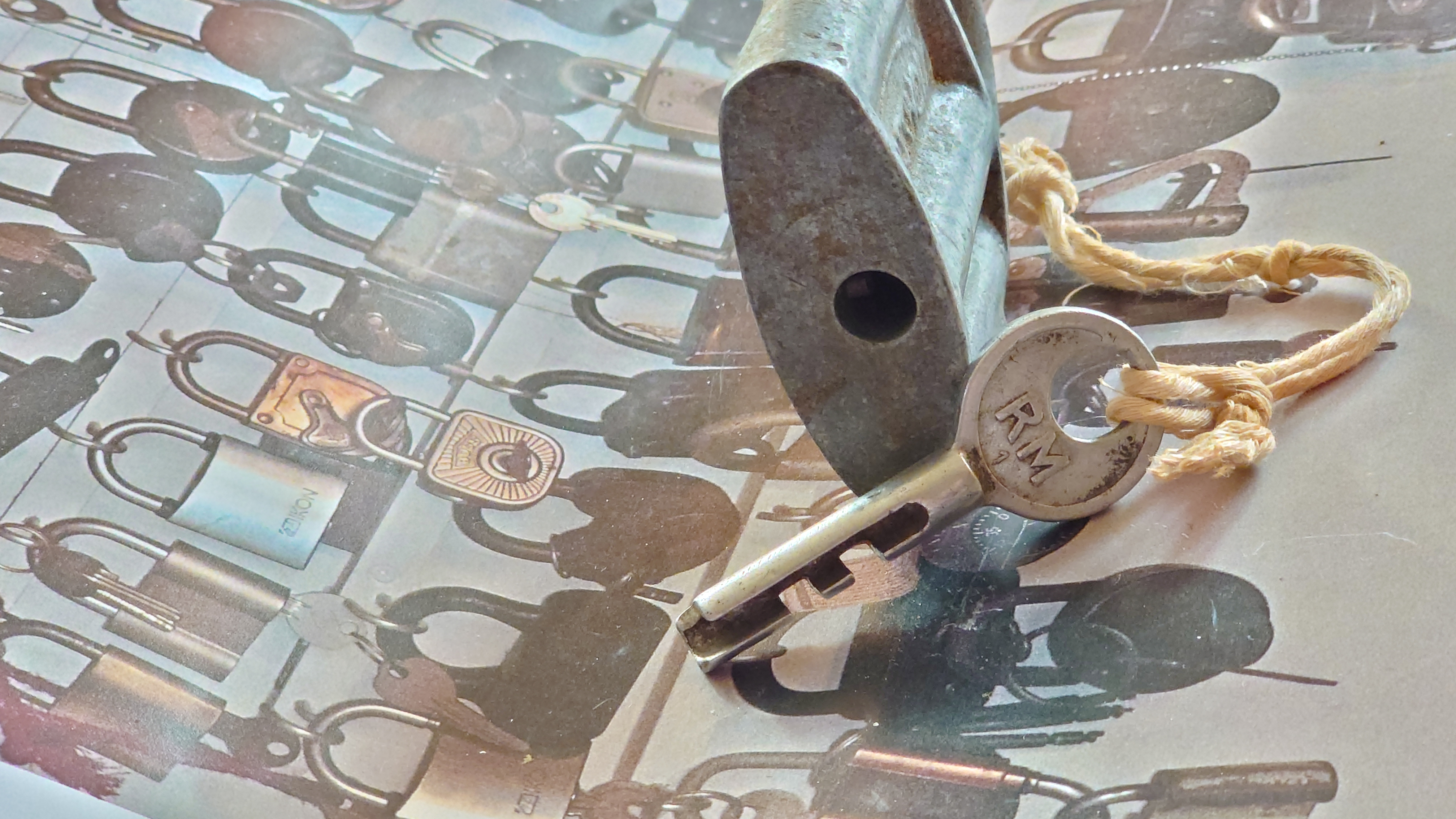 Velbert, Danke Dr. Ulrich Morgenrot, Schlüsselregion, Schlüsselfest in Velbert, Forum Niederberg, Schlossmuseum, Schlüsselfest, Schlossherz, Hans Schell Collection, Martina Pall, Graz, Austria, Park Hotel, Brauhaus, BKS, Heiligenhaus, Wilka Schließtechnik, Silca, IHK, KFV, Errebi, Beschlag, Hersteller, ABUS, Arthur Bühl, Arthurmeister ®, Schlosssammler, Bühl Wappen, Bühl Flagge, Bühl Urkunde Patent, BKS, Arthur Meister, Porno Meister, Wernèry, Profilzylinder, Juke Box Arthurmeister You Tube, Buehl Logo, Cutaway Cilinder, Pfaffenhain, Demonstration Lockpicking, Schliesszylinder, Holland, Toool, Rohlinge zur Impression, zerstörungsfrei ohne Schlüssel, Schlüsseldienst, Soultrain, Philysound, TSOP, Es fährt ein Zug nach nirgendwo ! Arthur Bühl.de, Sicherheit, Performance Künstler. TILT, Flipper, einarmiger Bandit, Bally Wulff, Rotamint, Mad Monkey - Slot Machine, Spielautomat Merkur, Casino, Monte Carlo, Jackpot, Merkur Sonne, Jubilee, ROL-A-TOP, Old slot machine, Love Meter, Jet play, Looping the Loop Fürst, Münzschleuder, Astoria, Orakel Automat, Multi, Super Multi, Booster, Toool Lockpicking, Australia, E - Bay, Mein E - Bay, Uliton, Profilzylinder, ABUS, Bremicker und Söhne, Vorhängeschloss, Vorhängeschlösser, Vorhangschloss, Einbausicherung Korf, Raucher, Jesusmaster, Hasenstübchen, bunter Nachmittag, SEO Geister, Web Tüv, Jägermeister, Bild et Uschi, Doublebrain, Präsident, KI Tüv, Stasi, DDR, Himmelsschlüssel, Urkunde, Katalog Stasi, Signatur Bühl, Token, Amerikaner, fälschungssicher, Sicherheitstechnik, DOM, Muster, Kneipe, Eckkneipe, Gastwirtschaft, Wirtschaft, Portacenere, Musterspuren.