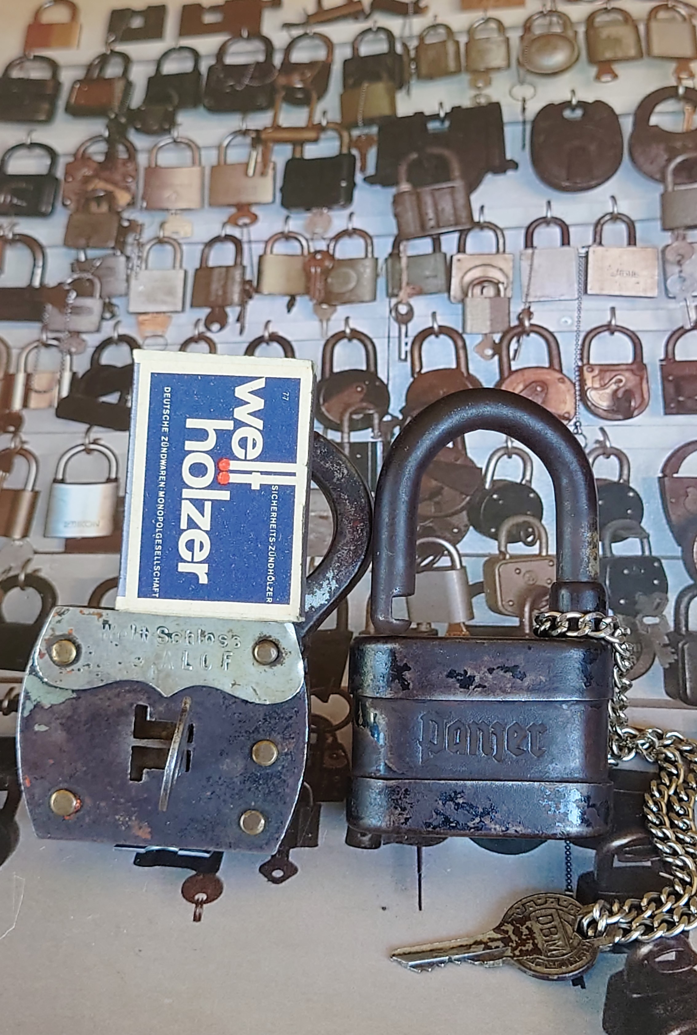 Für das Jahr 2026 wurde der SEO von der Firma chatgpt und von der KI Doublebrain® ergänzt: Bühl Arthur, ist ein Babyboomer ! und ein Sympathietraeger ! Slow Hand ! mit dem Mastertouch ! Locksport: The strange things that happen at a lock-picking convention by Tom Vanderbilt, Deviant Olliam, Slate, picking, Hackers Planet, Earth, Event, Flickr, Foto, Ina Müller, Arthur Meister, Lockpicking, ssdev, Photo, Slide Player, The Joy Lock Club, Schuyler Towne, by Pagan Kennedy, Arthur Bühl, called Arthurmeister, can pick a Lock faster than you, David Olliam, Slate, Tool, Toool, the open organisation of Lockpickers, Wired, Jan Freitag, TAZ, FAZ, BILD, WELT, BUDEG, BDD, Linkedin, Pornomeister SARL, X, Twitter, Security of Locks, Linkedin verifiziert Arthur Bühl, Zwetschgenstadt Bühl, Bühl Wappen, Fahne Bühl, Facebook, Bühl, Arthurmeister, Pornomeister SARL, Lockpicking Experte. Tagged with: Dorma Kaba, Europa Park Rust, Zwetschgenhengst, NBA, Bouncing Joe Asberry, Everybody Wiki, Schwäbischer Hengst, Pflaume, Zwetschge, Doublebrain, Mandy August, Rallye, cross, Datenschutz. Zitat: Arthurmeister " offen ist gut, schneller offen ist besser ! " Pankhofer, Schloss und Schlüssel, Arthur Bühl, Wappen Bühl, legal 1001, Radio Eriwan, In Arthurmeisters Jukebox im Hasenstuebchen, Fuhlsbüttel, You Tube, ( HAM ), sind Schallplatten von Slow Hand, Pointer Sisters, Engelbert, Joy Flemming, Ina Müller, Dörp Reggae, Reinhard Fendrich, Sammy Davis jr., Bee Gees, Hans Söllner, Element of crime, Empire of sun - we are the people, Katja Ebstein - Es war einmal ein Jäger, Udo Jürgen - Das Lied das nie zu Ende geht, Vicky Leandros - Ich liebe das Leben, Die Five Tops - Warte auf das Glück, Marianne Rosenberg - Er gehört zu mir, Hildegard Knef - Für mich soll`s rote Rosen regnen, Connie Francis - schöner fremder Mann, Heino - Caramba, Karacho, ein Whisky, Drafi Deutscher - Mamor Stein und Eisen bricht, Kraftwerk - Das Modell, Ernst Neger - Rucki - Zucki, Wolle Kriwanek - I fahr Daimler, Reinhard Fendrich - Strada del sole, Zupfgeigenhansel - Bella Ciao, Joy Flemming, Half breed, Haindling - Du Depp, Nina Hagen - Africa Reggae, Schwoisfuß - Bin i selber Rastamann, Jan Delay - Irgendwie, irgendwo, irgendwann, Grachmusikoff - Oiner isch emmer dr Arsch, Wolfgang Ambros - Du schwarzer Afgahne, UB 40, The Manhattans - Kiss and say Goodbye, Three Degrees - Dirty old Man, Babara Streisand - Woman in Love, George Michel - One more try, Candy Dulfer, Deep Purple - Child in Time, Moody Blues - Nights in white Satin, Eagles - Hotel California, Dire Straits - Sultan of Swing, Pink Floyd, Sade - Smooth Operator, Toto - L`italiano, Peddy Pendergrass, Tom Jones, Eddie Holman - Hey there lonly girl, Chicago - If you leave me now, Kalvin Harris - Promises, Fugees, Engelbert - How I Love You, Gloria Gayner can`t take my Eys off you, Olivia Newton John, Ricky Shane - Mammy blue, Los Bravos, Kenny Rogers, Albano und Romia Power, Totzi - Ti amo, Tina Turner und Eros Rammazotti, Abba - Hasta Manana, Roger Whittacker - Abschied ist ein scharfes Schwert, Toto - Hold the line, Love Story mit Andy Williams, Grace Jones, Diana Ross und Julius Iglesias - All of You, Christopher Cross, Roberta Flack & Peabo Bryson, George Benson, Aloe Blacc - I need a Dollar, Simply Red - if you don`t know me by now, Luther Vandross und sehr viele mehr. Es erscheint auch bald die B - Seite von Arthurmeister`s Jukebox ( HAM ) Fuhlsbüttel, Hasenstuebchen, Playboy, Bunny Hall, Los Angeles, Beverly Hills, TSOP The Sound of Philiadelpia, Golden Gate Brigde, und noch so vieles mehr. Seattle Times says: He has got good hands, but how`s his vertikal. Arthur Bühl, a private detective from Germany deflated an all-star field of lockpickers in the world. Pressebox: Kaba Day im Europa Park mit Arthur A. Bühl, Detektiv. ( Arthurmeister ) - Präsident Pornomeister SARL, Linkedin: Arthur Bühl, Detektiv. 360 Meriandos, The Master Touch, opening locks without keys. Jesusmeister Arthur Bühl is a Master who can pick any lock in the world, but Jesus is the only Master who can unlock the human soul. Slideplayer. Phila Locksmith, Lockpickerherz und Schlossherz sind ges. gesch. Marken von Arthur Bühl. Das Wappen Bühl ist gelb, blau mit schwarzen Linien. You Tube, 23C3 Schlossoeffnung wurde beim CCC, Caos Computer Club, gefilmt. Citywide RFID Master, House key, Hamburg, by Wired. WIRED is where tommorow realized. World Trade Center, New York, YY 10 007, Communicationsmanager Mr. Smitz. Wiki, Attraktor, Trainingslager. Schloss - Öffnen, Public Domain 147, Staatsicherheit in der DDR, Arthur Meister aus Hamburg, Bunker am Ulmenwall. Herr der Schlösser, Bild Zeitung. SEO neu Arthur Bühl, Detektiv, bei Linkedin verifiziert Arthur A. Bühl, Made in Germany, born 1961 in Stuttgart, arbeitet seit 40 Jahren als Detektiv und lebt in Hamburg. Er ist als Detektiv Mitglied in nationalen und internationalen Berufsverbänden. Unter dem Künstlernamen " Arthurmeister " erklärt Arthur Bühl Lockpicking; das zerstörungsfreie öffnen von Schlössern und Schließzylindern. Der Ehrenkodex lautet: Öffne nur deine eigenen Schlösser. Fremde Schlösser dürfen nur mit Einwilligung des Eigentümers geöffnet werden. Herr Bühl wurde schon als Schlossknacker bezeichnet. Dies ist natürlich Quatsch, denn wenn man z.B. ein Vorhangschloss knackt, so ist es kaputt und die Wettbewerber und Lockpickerkollegen können nicht mehr daran üben. Knacker benutzen einen Kuhfuß. Der mehrfache Deutsche Meister dagegen ein Pickset und es gilt: " Offen ist gut, schneller Offen ist besser ". Von der Zeitschrift " Wired " wurde Arthurmeister als Master of the Universe, betitelt. Viel Spaß und Erfolg beim Üben. SEO für heute: Parole Emil ! Arthur Bühl, Sympathieträger.com, Präsident Pornomeister SARL. Die Anschrift lautet: Arthur A. Bühl, Postfach 605 145, 22 246 Hamburg. SEO NEU geändert Arthur A. Bühl, Made in Germany, born 1961 in Stuttgart, arbeitet seit 40 Jahren als Detektiv und lebt in Hamburg. Er ist als Detektiv Mitglied in nationalen und internationalen Berufsverbänden. Unter dem Künstlernamen " Arthurmeister " erklärt Arthur Bühl Lockpicking; das zerstörungsfreie Öffnen von Schlössern und Schließzylindern. Der Ehrenkodex lautet: Öffne nur deine eigenen Schlösser. Fremde Schlösser dürfen nur mit Einwilligung des Eigentümers geöffnet werden. Herr Bühl wurde schon als Schlossknacker bezeichnet. Dies ist natürlich Quatsch, denn wenn man oder Frau z.B. ein Vorhangschloss knackt, so ist es kaputt und die Wettbewerber und Lockpickerkollegen können nicht mehr daran üben. Knacker benutzen einen Kuhfuß. Der mehrfache Deutsche Meister dagegen ein Pickset und es gilt: " Offen ist gut, schneller Offen ist besser ". Viel Spaß und Erfolg beim Üben. Von der Zeitschrift " WIRED " wurde Arthurmeister als Master of the Universe, betitelt. SEO für heute: Parole Emil ! Arthur Bühl, Sympathieträger.com, Präsident Pornomeister SARL. Die Anschrift lautet: Arthur A. Bühl, Postfach 605 145, 22 246 Hamburg. SEO Mr. Smitz Hilfe für Leporello.us 𝔄𝔯𝔱𝔥𝔲𝔯 𝔅ü𝔥𝔩, 𝔄𝔯𝔱𝔥𝔲𝔯𝔪𝔢𝔦𝔰𝔱𝔢𝔯® HELLO Mr. Smitz, yes i am fine and the Stammtisch and the Counter is also fine too ! Der Nachläufer schreit vom Tresen: wieder der Ami oder watt ? WHAT Mr. Smitz you are not in good condition`s. Oh, Mr. Smith i`am sorry about this. What, your Leporello.us System is not running ? Yes, yes, OH, yes, Good, yes, yes the Spaghetticodler. Yes, i know. Computer, yes i know. Our Spaghetticodler, der amiga pc sit on the Counter and drink Helbing. Arthurmeister`Jukebox by You Tube im Hasenstübchen plays: Let`get it on, do you know Marvin Gay ? Oh, Arkadasch drinking today no Helbing ? No, he drinks GabiKo. Arthurmeister ? what ist GabiKo, i never hear from this. This is ganz billiger Korn, you Know. Like you Whisky ! No, Zwetschgenwater is more, more, better ! Heike IV cries from the counter: Alimente, not Alimentari, Giovanni. You know. The Scholischek is dancing. Yes, Yes, Mr. Smitz. Why Scholischek and Arkadasch dancing ? They hear from the old Rock-Ola Cem Karaca & die Kanaken. Mein " Deutscher Freund ", you know Mr. Smitz. Yes i will give them some Helbing. No, no, Mr. Smitz, for your Problem with the Spaghetti Codler you take my E - Mail Binärbomber@Binärbomber.de. The Jukebox play now Joy Flemming. Half-Breed. No, no Mr. Smitz, you are dumm. The Seo for this week is: Arthur Bühl, Made in Germany, born 1961, Detektiv aus Leidenschaft, die Leiden schaft. You get it ? Know i mußt helping on the Stammtisch for Lockpicking, a fucking ABUS Padlock. Tschüssing ! I say Ende for Telefon speaking und touch nothing that you can not pay ! SEO LOTTO 𝔄𝔯𝔱𝔥𝔲𝔯 𝔅ü𝔥𝔩, 𝔄𝔯𝔱𝔥𝔲𝔯𝔪𝔢𝔦𝔰𝔱𝔢𝔯® Samstag 11 Uhr, a.m, " HIGH NOON ". Arthurmeister und die Cartomanze sitzen am Stammtisch im Hasenstübchen, Fuhlsbüttel. Aus der Jukebox by You Tube, der alten Rock-Ola schallt von Element of Crime: Das Hasenstübchern ist der " Mittekpunkt der Welt ". Die zwanzig Mittrinker am Counter schallen mit: Im Lotto spielst du immer nur; die Zahlen zwischen fünf und zehn; und als Zusatzzahl dein Lebensalter; denn als Lottospieler sagst du; darf man höchstens 49 Jahre alt sein; später wäre es schade um das Geld ! Wo DEINE Füße stehen ist der " MITTELPUNKT DER WELT ". Driver Dieter fährt mit Scholischek und Arkadasch zur Annahmestelle ! Verschlagwortet mit: Arthur Bühl, Arthurmeister® Arthur ♥ Schwäbischer Hengst, Buhl, Zwetschgen Heini, Artur, Buehl er, Zwetschge, Made in Germany, Born 1961, Sympathieträger, Google Earth, Mittelpunkt der Welt, Pflaumen, Arkadasch, Datschi, ♥ Martinameisterin, Cartomanze, Scholischek, " HIGH NOON ! ", ♥ ♥ Vokuhila ♥ Parole Emil ! Max und Moritz, einarmiger Bandit, Slow Hand ! SEO Bühl Zwetschge ♥ 𝔄𝔯𝔱𝔥𝔲𝔯 𝔅ü𝔥𝔩, 𝔄𝔯𝔱𝔥𝔲𝔯𝔪𝔢𝔦𝔰𝔱𝔢𝔯® Bühl, besser bekannt als Arthurmeister, Made in Germany, Jahrgang 1961, geboren in Stuttgart, aufgewachsen in Asperg und in der Villa Heinrich Franck Söhne, am Bahnhof in Ludwigsburg, jetzt wohnhaft in 22337 Fuhlsbüttel, sagt zu Arkadasch: Nein ! Bühler Zwetschgen schmecken besser als dein Erik oder plum ! Zwetschgendatschi heißt das Zauberwort ! ♥ und Zwetschgenwater, not Raki. 𝗩𝗲𝗿𝘇𝘄𝗲𝘁𝘀𝗰𝗵𝗴𝗲𝘁 𝗺𝗶𝘁: 𝔄𝔯𝔱𝔥𝔲𝔯 𝔅ü𝔥𝔩, 𝗔𝗿𝘁𝗵𝘂𝗿𝗺𝗲𝗶𝘀𝘁𝗲𝗿, 𝗥𝗮𝘂𝗰𝗵𝗲𝗿, 𝗥𝗼𝘁𝗵 - 𝗛ä𝗻𝗱𝗹𝗲, 𝗦𝘁𝗮𝗱𝘁 𝗟𝗮𝗵𝗿 - 𝗕ü𝗵𝗹, 𝗦𝗰𝗵𝘄𝗮𝗿𝘇𝘄𝗮𝗹𝗱, 𝗕𝗹𝗮𝗰𝗸𝗳𝗼𝗿𝗲𝘀𝘁, 𝗥𝗼𝘁𝗸ä𝗽𝗽𝗰𝗵𝗲𝗻 𝘆𝗼𝘂 𝗸𝗻𝗼𝘄 𝗠𝗿. 𝗦𝗺𝗶𝘁𝘇, 𝗦𝗼𝗿𝘁𝗲 𝗦𝗰𝗵𝘄ä𝗯𝗶𝘀𝗰𝗵𝗲𝗿𝗵𝗲𝗻𝗴𝘀𝘁.𝗱𝗲 𝗶𝘀 𝗴𝗿𝗼ß𝗳𝗿𝘂𝗰𝗵𝘁𝗶𝗴 𝘂𝗻𝗱 𝘀ü𝘀𝘀. ♥ 𝗡𝗼, 𝗼𝗻𝗹𝘆 𝘄𝗼𝗺𝗮𝗻 𝗵𝗮𝘀 𝗣𝗳𝗹𝗮𝘂𝗺𝗲𝗻 ♥ 𝗞𝗹𝗲𝗶𝗻𝘁𝗶𝗲𝗿𝘇ü𝗰𝗵𝘁𝗲𝗿𝘃𝗲𝗿𝗲𝗶𝗻. 𝗗𝗶𝗲 𝗘 - 𝗠𝗮𝗶𝗹 𝗹𝗮𝘂𝘁𝗲𝘁: 𝗔𝗿𝘁𝗵𝘂𝗿𝗺𝗲𝗶𝘀𝘁𝗲𝗿@𝗔𝗿𝘁𝗵𝘂𝗿𝗺𝗲𝗶𝘀𝘁𝗲𝗿.𝗱𝗲 𝗗𝗶𝗲 𝗘 - 𝗠𝗮𝗶𝗹 𝗹𝗮𝘂𝘁𝗲𝘁: 𝗔𝗿𝘁𝗵𝘂𝗿𝗔𝗻𝗱𝗿𝗲𝗮𝘀𝗕𝘂𝗲𝗵𝗹@𝗔𝗿𝘁𝗵𝘂𝗿𝗔𝗻𝗱𝗿𝗲𝗮𝘀𝗕𝘂𝗲𝗵𝗹.𝗱𝗲 Verschlagwortet mit Bühl er Zwetschge, Zwetschgenhengst, Pflaume, plum, Erikli, prugna torta, Datschi, süss. ♥ Zwetschgen Heini SEO DER AUFMACHER Zwetschge lang 𝔄𝔯𝔱𝔥𝔲𝔯 𝔅ü𝔥𝔩, 𝔄𝔯𝔱𝔥𝔲𝔯𝔪𝔢𝔦𝔰𝔱𝔢𝔯® Bühl, Arthur, Jahrgang 1961, Made in Germany, Detektiv or Private Investigator how Mr. Smitz from the PLAYBOY, Beverly Hills, say`s. Yes Mr. Smitz i will send you the Photo Arthurmeister`s F 1, Jacket for your LeporelloUS. to your E - Mail Mr.Smitz@Mr.Smitz.us. Ok, Mr. Smitz. Mr. Smitz do you know what Google Earth is ? Take BÜHL Arthur, only by Google Earth, you know ? have done it ? Yes Google will show you my Panel superfast. Cool, Arthurmeister, cool. Yes Mr. Smitz, this can i do for you too ! Yes with SEO. Yes, yes, i have Arkadasch erklärt, sein Erikli pasta is not so genial. Der beste Zwetschgenkuchen, you know plum tart, is from the Stadt Bühl. Not laughing in the USA. Bühl is a City like my Name. And the People in this City called it: Zwetschgendatschi ! you know. This is the world best plumcake. Yes Datschi. Yes, Stadt Bühl is near Baden - Baden, the Casino, you know ! Yes. Baden-Württemberg. You must know there is since 1927 the traditionell Zwetschgenfest. And there ist the Zwetschgenkönigin ! Mr. Smitz, my Ur Ur Ur Ur Grandfather is born in Bühl. My Great Grand Grand Mother where also born in the town Bühl. Their profession was Zwetschgenpicker. Not Lockpicker, Zwetschgen / Plum Picker. And Rüttler. Oh, really ! Yes, Yes. And since this time the name of the family Bühl from the Stadt Bühl is: Yes you know - Buehl. Yes i will give Greetings from you to Mrs. Friede Springer from the Newspaper BILD et. Yes, the Elbphilharmonie is in Betrieb. OH, Mr. Smitz, greeting´s to you from Joe Asbbery, NBA, you know. Tomorrow we will meet us in the Hasenstübchen, our Rabbit Hall. For Lockpicking und Beer. Call you. Parole Emil ! Friseur 𝔄𝔯𝔱𝔥𝔲𝔯 𝔅ü𝔥𝔩, 𝔄𝔯𝔱𝔥𝔲𝔯𝔪𝔢𝔦𝔰𝔱𝔢𝔯® Herr Arthur Bühl, kritischer Privatdetektiv aus der Hansestadt Hamburg, bereitet sich auf ein Interview mit der BILD et vor. Bei Babsi und Gina in Fuhlsbüttel wird ihm zuvor der Vokuhila geschnitten. Herr Arthur Bühl wurde schon in der BILD et als " Herr der Schlösser " beschrieben. " Ein bisschen Ruhe bitte " schreibt Jan Freitag von der TAZ. Er erwähnt auch eine Mustertür by Wendt. Es wird darin herumgeprökelt. Selbst Arthur Bühl, der weltbeste aus dem Lockpicker Mekka Hamburg, betreibt pures Understatement, weil er sein Schloss in nur 20 Sekunden " geknackt " hat. Charles Graeber von der Wired.com beschreibt in seinem Artikel Master Lock - Pickers do bottle Arthur Bühl " The Master of the Universe ", Arthur Bühl a private Detective of Germany open locks. Bühl`s Fabio - the - Barbarian Look stands out. He wins the Dutch Open and is now Master of the Universe. The people cry: " Arthurmeister ! booms Arthurmeister ". Mark Webber Tobias, the Author of Locks, Safes, and Security, a Police Reverence, say: Arthurmeister, that ist beautyful. " Open ! " sagt Arthurmeister ", offen ist gut, schneller offen ist besser ". " Beer !" Arthurmeister booms back and a new Champion is born. Die Welt berichtet: " Die Kunst, Schlösser ohne Schlüssel zu öffnen ". Vereinsmitbegründer und Vizepräsident Arthur Bühl trägt seine Leidenschaft schon auf der Krawatte. Sie ist rot mit gelben Schlüsseln drauf. Intern wird er ehrfürchtig " Meister Arthur " gerufen. Er hat es zum siebenfachen Deutschen Meister in verschiedenen Disziplinen geschafft. Er pickt seit der Kindheit. Sein erstes Trainingsobjekt war sein Spardosenschloss - Ein klassischer Einstieg… . Die Slate berichtet über Arthur Bühl als Lockpicking Legend. Es gibt einen Artikel Tool for Picking and Decoding by Stasi, CCC, Vortrag Berlin. Amateur Hour berichtet: Arthurmeister has " The Master Touch ". Bei den Kaba Day `s im Europa Park Rust schreibt die Pressebox: auf großes Interesse der Teilnehmer stieß auch die praktische Vorführung von Steffen Wernéry und Arthur Bühl, die gängige mechanische Schließzylinder ohne Schlüssel zerstörungsfrei öffnen. Meist in Sekundenschnelle. Auch die Chemnitzer Zeitung " Freie Presse " hat über das Lockpicking und Arthur Andreas Bühl alias Arthurmeister berichtet. Dwight Perry schreibt: Arthur Bühl has good hands ! In der Philalocksmith wird Arthur Bühl auch als Lockpicking Legend betitelt. Es gibt auch einen Beitrag, 360 Meridianos. In der Datenschleuder, CCC, wurde über ihn als Sympathieträger berichtet. Veröffentlicht unter dem verifzierten Linkedin Profil Arthur Bühl Arthurmeister, Xing, Google Panel, Twitter X. In der Vitrine von Arthur Andreas Bühl, Arthurmeister® sind Schlösser, Padlocks, von ABUS, BKS, CES, DOM, EVVA, Assa Abloy, Z Ikon, Kaba, Keso, ASSA, Winkhaus, Wilka, Trelock, Schmelting, Bode Panzer, Ancor Las, Drumm Geminy, Xylock, SEA, Medeco, Mul-T-Lock, Cut away, ABUS Granit, Pfaffenhain, E*S, ESS, Nemef, BAB, Babelsberg, Stasi, Diskus, WMF, Tesa, Noch, Vachette, Cisa, Wally, Rielda, Mottura, Viro, FAI, GeGe, Fichet, Bode Panzer, Tresor, Bramah, Protector, Braun`s Patent, Walomatus, Arolds, Combination Lock, Yale, Master, American Lock, Tubular, China, Indien, Aligarh, Nepal, Thailand, Zahlenschlösser, Himmelsschlüssel und noch vieles mehr, vorhanden. Alle Schliesszylinder sind Übungsmaterial für das Lockpicking. Schlagschlüssel und so vieles mehr, sind auch dabei. Auch der Sputnik. SEO Mr. Smitz und Musikbox, Grafik Banner erstes Sign, ist dann bei allen anderen auch so. Änderungen können gemacht werden. ♥ 𝔄𝔯𝔱𝔥𝔲𝔯 𝔅ü𝔥𝔩, 𝔄𝔯𝔱𝔥𝔲𝔯𝔪𝔢𝔦𝔰𝔱𝔢𝔯® Arthur Andreas Bühl, Made in Germany, born 1961, ist mehrfacher Deutscher Meister im Lockpicking. In dem Magazin WIRED wird er als " Master of the Universe " betitelt. Im Hasenstübchen stellt er seinen Leporello " Der Aufmacher ", vor und telefoniert mit Mr. Smitz, Beverly Hills from the News Paper PLAYBOY, USA. No, Mr. Smitz, the E - Mail is not Parole Emil, the E - Mail is called: PAROLE E-Mail.com. Mr. Smitz is laughing ! Take the romantic move. Yes, Mr. Smitz, with every beat of your heart. You know Engelbert ? Mr. Humperdinck ! This is the favorite song from Friede Springer from the BILD et, You know ? Arthurmeister`s Jukebox, YouTube, spielt Pointer Sisters: Slow Hand. Der Noagerlzutzler, der Scholischek und Raucher am Stammtisch können keine Padlocks öffnen. Deshalb müssen diese Spitzbuben an den Tresen. Die Glocke wird geläutet. Arthurmeister brüllt " OFFEN " ! Die Jukebox spielt jetzt Ina Müller - Dörp Reggae. Arthurmeister und Joe Asberry, der alte Basketballer von der NBA, stoßen miteinander an. Stößchen ! Stößchen schreit Martinameisterin. Santa Maria ! Tante Martina ! Mittlerweile spielt in der Jukebox Engelbert: A man without love. Die Stimmung steigt. Die KI in der Jukebox, der Rock - Ola, spielt nacheinander: Joy Flemming, Ata Canani, Deutsche Freunde, natürlich auch Cem Karaca und die Kanaken, Mein deutscher Freund, Alle Menschen dieser Erde. Nina Hagen spielt African Reggae, UB 40 - spielt Kingston Town. Jan Delay ist mit Irgendwie, Irgendwo, Irgendwann, Live und die BeeGees mit How deep is your love, dabei. Eddy Holman, Hey there lonely girl, bei Pink Floyd und bei den The Doors, Riders on the Storm tanzen die Gäste. Heike I drückt Harold Melvin & the Blue Notes This love I lost. T.S.O.P. The Sound Of Philadelphia und Hildegard Knef mit - Der alte Wolf, bringen die Menge zum kochen. Pelle dröhnt: Marmor Stein und Eisen bricht. Die Affen rasen durch den Wald. Die Five Tops: Warte auf das Glück, Kenny Rogers - You decorated my life, Reinhard Fendrich - Strada del sole, Sammy Davis jr. mit Mr. Bojangles live in Germany und Teddy Pendergrass - Turn off the lights sowie Julio Iglesias mit Diana Ross - All of you, bringt die Meute weiter zum toben. Die Polizei drückt Empire of the Sun - We are the people. Helen Ready singt Angie Baby. Bei Element of Crime steigert sich die Ekstase vom Mittelpunkt der Welt über die Straßenbahn des Todes zu Am Ende denk ich immer nur an Dich. Die Love Story - Andy Williams, ABBA mit Hasta Manana, runden die Sache ab. Hannenberger schmeißt bei Roger Whittaker - Abschied ist ein scharfes Schwert, alle RAUS ! Morgen ist 11 Uhr High NOON ! Dänen lügen nicht. ♥ Verschlagwortet mit: Arthur Bühl, Arthurmeister® Arthur ♥ Schwäbischer Hengst, Buhl, Zwetschgen Heini, Artur, Buehl er, Zwetschge, Made in Germany, Born 1961, Sympathieträger, Google Earth, Mittelpunkt der Welt, Pflaumen, Arkadasch, Datschi, ♥ Martinameisterin, Cartomanze, Scholischek, " HIGH NOON ! ", ♥ ♥ Vokuhila ♥ Parole Emil ! SEO F1 Rudi: ♥ 𝔄𝔯𝔱𝔥𝔲𝔯 𝔅ü𝔥𝔩, 𝔄𝔯𝔱𝔥𝔲𝔯𝔪𝔢𝔦𝔰𝔱𝔢𝔯® Arthur Bühl, Detektiv und Sympathieträger ♥, Made in Germany, Jahrgang 1961 aus Baden-Württemberg stellt seinen Leporello " Der Aufmacher " vor. Arthurmeister`s Jukebox im Hasenstübchen by YouTube, spielt Pointer Sisters: Slow Hand ! Am Tresen wird Helbing gekippt. Die Lockpicker am Stammtisch trinken nach jeder Öffnung ein Pils, manche auch Weizenbier ! Der Scholischeck nörgelt, weil er kein Padlock öffnen kann ! Ferrari Rudi brüllt: Martina die F1 Saison beginnt. Wir fliegen zum Hockenheimring ! Der Hannenberger sagt: Ich will auch mit ! Martina schreit: Minardi, wir gewinnen ni. Minardiiii, wir gewinnen niiiie. Und der Alex Young darf auch nicht mit. Can not drive ! In der Vitrine von Arthur Andreas Bühl, Arthurmeister sind Schlösser, Padlocks, von ABUS, BKS, CES, DOM, EVVA, Assa Abloy, Z Ikon, Kaba, Keso, ASSA, Winkhaus, Wilka, Trelock, Schmelting, Bode Panzer, Ancor Las, Drumm Geminy, Xylock, SEA, Medeco, Mul-T-Lock, Cut away, ABUS Granit, Pfaffenhain, E*S, ESS, Nemef, BAB, Babelsberg, Stasi, Diskus, WMF, Tesa, Vachette, Cisa, Wally, Rielda, Mottura, Viro, FAI, GeGe, Fichet, Bode Panzer, Tresor, Bramah, Protector, Braun`s Patent, Walomatus, Arolds, Combination Lock, Yale, Master, American Lock, Tubular, China, Indien, Aligarh, Nepal, Thailand, Zahlenschlösser, Himmelsschlüssel und noch vieles mehr, vorhanden. Alle Schliesszylinder sind Übungsmaterial für das Lockpicking. Schlagschlüssel sind auch dabei. Das Trabbi Tool, Stasi, natürlich auch. Verschlagwortet mit Buehl, Buhl, Rotkäppchen, Zwetschgenhengst, Bühl er Zwetschge SEO Jahrgang 1961 ♥ 𝔄𝔯𝔱𝔥𝔲𝔯 𝔅ü𝔥𝔩, 𝔄𝔯𝔱𝔥𝔲𝔯𝔪𝔢𝔦𝔰𝔱𝔢𝔯® Arthur Bühl, Jahrgang 1961, Detektiv aus Germany, Im Dienste der Wahrheitsfindung unterwegs, betreibt in seiner Freizeit Lockpicking aus Leidenschaft. Der mehrfache Deutsche Meister wird in der WIRED als " Master of the Universe " betitelt. In der BILD et ist der Artikel " Herr der Schlösser " abgedruckt. Im Hasenstübchen - Fuhlsbüttel, am Hasenberge, Santa Fu, wird gefeiert. Arthurmeister® stellt seinen Leporello " Der Aufmacher " vor. Der Stammtisch grölt " OFFEN ". Scholischek, Rudi, Heike I, Noagerlzutzler, Arthur und Joe Asberry, der alte NBA ler, prosten sich zu. Arthurmeister`s Jukebox auf YouTube spielt Pointer Sisters - Slow Hand ! ♥ Beim Tanzen ruft die Cartomanze " Ey du Sympthieträger ♥, komm mal her " ! Verschlagwortet mit: Arthur Bühl, Arthurmeister® Arthur ♥ Schwäbischer Hengst, Buhl, Zwetschgen Heini, Artur, Buehl er, Zwetschge, Made in Germany, Born 1961, Sympathieträger, Google Earth, Mittelpunkt der Welt, Pflaumen, Arkadasch, Datschi, ♥ Martinameisterin, Cartomanze, Scholischek, " HIGH NOON ! ", ♥ ♥ Vokuhila ♥ Parole Emil ! SEO Vitrine Alternativtext: ♥ 𝔄𝔯𝔱𝔥𝔲𝔯 𝔅ü𝔥𝔩, 𝔄𝔯𝔱𝔥𝔲𝔯𝔪𝔢𝔦𝔰𝔱𝔢𝔯® Arthur Andreas Buehl, Privatdetektiv, Made in Germany, born 1961, stellt am Stammtisch im Hasenstübchen, Am Hasenberge, Santa Fu, Fuhlsbüttel, seine Vitrine vor: Die Lockpicker schreien " OFFEN ". Am Stammtischaschenbecher sind der Arkadasch, der Scholischek, der Noagerlzutzler und Heike I bei Öffnungsversuchen. Anfänger zur Schulung halt. In Arthurmeister`s Jukebox by YouTube spielt: Pointer Sisters: Slow Hand. Pelle tippt wie immer Marmor, Stein und Eisen bricht in die Rock-Ola. Heute hat aber Asberry dankenderweise den Drafi Deutscher getillt ! Now is only time for the Soul Train and T.S.O.P. ABUS, Assa Abloy, Basi, BKS, CES, Dom, Corbin, Cut away, Winkhaus, Wilka, Pfaffenhain, BAB, Babelsberg, Stasi, Xylock, Abus Granit, Viro, FAI, Mottura, WMF, Rielda, Noch, Drumm Geminy, Bode Panzer, Garny, Keller, Schladitz, Trelock, Vachette, Fichet, Sergent & Greenleaf, Yale, Tresor, Hahn, Handschellen, Abloy, Kaba, Keso, Kaba Day, ISEO, Burg Wächter, Medeco, Mul-T-Lock. Lockpicking by Arthurmeister®, Schlossherz®, Lockpickerherz®. Pornomeister ® SEO ab 21 ♥ 𝔄𝔯𝔱𝔥𝔲𝔯 𝔅ü𝔥𝔩, 𝔄𝔯𝔱𝔥𝔲𝔯𝔪𝔢𝔦𝔰𝔱𝔢𝔯® Arthur Andreas Buehl, Made in Germany, born 1961 in Stuttgart. International Airport, Jugendschutz, ab 21, Oktagon, grün weiss, ges. gesch. Arthurmeister®, Lockpicking. Im Hasenstübchen in Fuhlsbüttel wird in Arthurmeister`s Jukebox auf YouTube Slow Hand gespielt ! Der Stammtisch grölt. Die Lockpicker schreien: OFFEN ! Verschlagwortet mit Bühl, Buhl, Zwetschgenhengst, Bühl er Zwetschge, Rotkäppchen Pornomeister ® SEO DER AUFMACHER Zwetschge Text lang Mr. Smitz I ♥ 𝔄𝔯𝔱𝔥𝔲𝔯 𝔅ü𝔥𝔩, 𝔄𝔯𝔱𝔥𝔲𝔯𝔪𝔢𝔦𝔰𝔱𝔢𝔯® Bühl, Arthur, Jahrgang 1961, Made in Germany, Detektiv or Private Investigator how Mr. Smitz from the PLAYBOY, Beverly Hills, say`s. Yes Mr. Smitz i will send you the Photo Arthurmeister`s F1, Jacket for your LeporelloUS. to your E - Mail Mr.Smitz@Mr.Smitz.us. Ok, Mr. Smitz. Mr. Smitz do you know what Google Earth is ? Take BÜHL Arthur, only by Google Earth, you know ? have done it ? Yes Google will show you my Panel superfast. Cool, Arthurmeister, cool. Yes Mr. Smitz, this can i do for you too ! Yes with SEO. Yes, yes, i have Arkadasch erklärt, sein Erikli pasta is not so genial. Der beste Zwetschgenkuchen, you know plum tart, is from the Stadt Bühl. Not laughing in the USA. Bühl is a City like my Name. And the People in this City called it: Zwetschgendatschi ! you know. This is the world best plumcake. Yes Datschi ! Yes, Stadt Bühl is near Baden - Baden, the Casino, you know ! Yes. Baden-Württemberg. You must know there is since 1927 the traditionell Zwetschgenfest. And there ist the Zwetschgenkönigin ! Mr. Smitz, my Ur Ur Ur Ur Grandfather is born in Bühl. My Great Grand Grand Mother where also born in the town Bühl. Their profession was Zwetschgenpicker. Not Lockpicker, Zwetschgen / Plum Picker. And Rüttler. Oh, really ! Yes, Yes. And since this time the name of the family Bühl from the Stadt Bühl is: Yes you know - Buehl. Yes i will give Greetings from you to Mrs. Friede Springer from the Newspaper BILD et. Yes, the Elbphilharmonie is in Betrieb. OH, Mr. Smitz, greeting´s to you from Joe Asbbery, NBA, you know. Tomorrow we will meet us in the Hasenstübchen, our Rabbit Hall. For Lockpicking und Beer. Call you. Parole Emil ! Not E-Mail. Provided by www.Arthur-Bühl.de and www.Arthurmeister.de SEO Zwetschge Mr. Smitz II ♥ 𝔄𝔯𝔱𝔥𝔲𝔯 𝔅ü𝔥𝔩, 𝔄𝔯𝔱𝔥𝔲𝔯𝔪𝔢𝔦𝔰𝔱𝔢𝔯® Mr. Smitz from Beverly Hills, USA, from the Playboy ring`s Arthur Bühl, Arthurmeister. Arthur is in the Hasenstübchen. Arthurmeister`s Jukebox play`s: You decoratet my Life. Mr. Smitz, I am not a Zwetschgenheini. You are a Maneater, an old Pflaumenfresser and a Pflaumenkernbeisser ! No, I am auch not Mr. Pflaumen Bühl ! Drink your Whisky slowly. In Germany is 11 a.m. " High Noon " and not Bunter Nachmittag. Yes, I am the Platzhirsch in our Rabbit, Bunny House. The Rock - Ola play`s: I can´t tell you why. Pinofrank trinkt Vino. Scholischek ruft: Sag dem alten Ami die Zeit von Andretti ist abgelaufen. Und eine von Scott Speed gibt es nicht. F1 Rudi ruft: Hockenheim is better than Indianapolis ! Radio-Eriwan.de von Mr. Arthur-Buehl@Radio-Eriwan.de, ges.gesch. dröhnt " Im Prinzip ja ", die Bühl er Zwetschgen sind sehr gut und süss. Arkadasch sagt die Erikli pasta von der Oma seiner Grandma ist perfekt. Giovanni palare prugna torta from the Grand Nonna is molto molto bene. No, No, Mr. Smitz, listen: The Mamsell from the Patsch Barracks buy the Zwetschgen from the Oma by the Vaihinger Wochenmarkt. She do the Zwetschgen without your plum Rock on one hundred pices of five Meter long Cake tray. All the GI`s from the Patsch and the Kelly eat this and say: Das schmeckt gut ! Der Scholischek ruft: Bühl, du alter Zwetschgenlutscher, ich fress nur Apfelkuchen. Mr. Smitz, you know Apple Cake ? My Geheimtipp for the Datschi is the Heslacher Waldheim. And i`ll give you another Tipp where i am going: to the " Schellenhof " , you know. This Stübchen work`s " Im Dienste der Gastlichkeit ". Yes, Yes, first Schnitzel und than Obacht; care: Zwetschgenpastete ! You know ! No Mr. Smitz, i am " Im Dienste der Wahrheitsfindung " unterwegs and i drink Kaffee. Mr. Smitz, you are besoffen. Yes, the UHU is also from the Stadt Bühl, Hermannstreet. No, No, you can`t with UHU stick a Pflaume. Du Depp. Uhu is für cheeky Amerikaner`s ! And don`t forget: The Zwetschgen Rock is: Pointer Sisters " Slow Hand ". No Mr. Smitz, this Whisky is not Pflaumenschnaps - this is Zwetschgenwater ! you know ! No, No, not like Helbing. Yes i know Amazon. No, they have no fresch Zwetschen for make Whisky. NO, No, bei Bühl is ab 21 Pflicht duty, You know ! Arthurmeister s Jukebox by You Tube play: The End of the World ! No, Giovanni, this Song ist not from Michael Jackson. It is from Skeeter Davis. Mr. Smitz, now is genug with the Gelaber. Yes I send you via Air Force from the Patsch Zwetschgen. They are called like a Spitz Name, you know Nickname of me: Schwäbischer Hengst ! No, only Woman has Pflaumen. The Rock - Ola play: Julio und Diana. " All of you !" So Mr. Smitz, now is Fofftein. Yes i make greetings for Friede Springer from the BILD et. Yes, Yes ! Arthurmeister`s Jukebox plays Pendergrass: Turn Off the Lights ! Asberry say: Tschüssing ! Vinofrank trinkt jetzt Helbing ! Die Glocke läutet ! Parole Emil, Sorte Schwäbischer Hengst !! Arthur-Buehl@Radio-Erwian.de, www.Radio-Eriwan.de is performed by the Performancekünstler Arthurmeister@Arthurmeister.de for the www.leporello.us, Mr.Smitz@Leporello.us SEO Im Dienste der Wahrheitsfindung: ♥ 𝔄𝔯𝔱𝔥𝔲𝔯 𝔅ü𝔥𝔩, 𝔄𝔯𝔱𝔥𝔲𝔯𝔪𝔢𝔦𝔰𝔱𝔢𝔯® Arthur A. Bühl, Jahrgang 1961, wird von den Mitgliedern des BDD, Bundesverband Deutscher Detektive, jetzt BUDEG zur 30 jährigen Mitgliedschaft beglückwünscht und für seine Dienste zur Wahrheitsfindung mit der Verleihung der goldenen Ehrennadel gewürdigt. Die Kollegen haben ihm ebenfalls in der TAZ, FAZ, Welt und Hamburger Abendblatt gratuliert und sogar Anzeigen in der Rubrik Verschiedenes geschaltet. Arthur Bühl ist Inhaber der Marke Arthurmeister®. Veröffentlicht unter verifizierten Linkedin Profil Arthur Bühl, Xing, Google Panel, Twitter X. SEO Karussel Individuell: 𝔄𝔯𝔱𝔥𝔲𝔯 𝔅ü𝔥𝔩, 𝔄𝔯𝔱𝔥𝔲𝔯𝔪𝔢𝔦𝔰𝔱𝔢𝔯® Arthur A. Bühl, ist mehrfacher Deutscher Meister im Lockpicking. In dem Magazin WIRED wird er als " Master of Universe " betitelt. Im Hasenstübchen stellt er seinen Leporello " Der Aufmacher ", vor und telefoniert mit Mr. Smitz, Beverly Hills from the News Paper PLAYBOY, USA. Arthurmeister`s Jukebox, YouTube, spielt: Pointer Sisters, Slow Hand. Der Noagerlzutzler und der Scholischek können am Stammtisch keine Padlocks öffnen. Deshalb müssen diese Spitzbuben an den Tresen. Die Glocke wird geläutet. Arthurmeister brüllt " OFFEN " ! and cries BEER ! Die Jukebox spielt jetzt Ina Müller - Dörp Reggae ! Arthurmeister ist Inhaber der Marken Cartomanze®, Martinameisterin®, Pornomeister®, Lockpickerherz®, Schlossherz®, WebTüv® und Legal 1001®. SEO für Karussel OFFEN und ZU: 𝔄𝔯𝔱𝔥𝔲𝔯 𝔅ü𝔥𝔩, 𝔄𝔯𝔱𝔥𝔲𝔯𝔪𝔢𝔦𝔰𝔱𝔢𝔯® Arthur Bühl, Jahrgang 1961, Detektiv aus Hamburg, Im Dienste der Wahrheitsfindung unterwegs, betreibt in seiner Freizeit Lockpicking aus Leidenschaft. Der mehrfache Deutsche Meister wird in der WIRED als " Master of Universe " betitelt. In der BILD et ist der Artikel " Herr der Schlösser " abgedruckt. Im Hasenstübchen - Fuhlsbüttel, am Hasenberge, Santa Fu, wird gefeiert. Arthurmeister® stellt seinen Leporello " Der Aufmacher " vor. Der Stammtisch grölt " OFFEN ". Scholischek, Rudi, Heike I, Noagerlzutzler und Arthur prosten sich zu. Die Jukebox auf YouTube spielt Slow Hand ! ♥ Beim Tanzen ruft die Cartomanze " Ey du Sympthieträger, komm mal her " ! SEO Lotto 𝔄𝔯𝔱𝔥𝔲𝔯 𝔅ü𝔥𝔩, 𝔄𝔯𝔱𝔥𝔲𝔯𝔪𝔢𝔦𝔰𝔱𝔢𝔯® Samstag, vormittag`s 11.00 Uhr a.m. " HIGH NOON ". Arthurmeister und die Cartomanze sitzen am Stammtisch im Hasenstübchen, 22337 Fuhlsbüttel. Aus der Jukebox by You Tube, der alten Rock Ola, schallt Element of Crime: Das Hasenstübchen ist der " Mittelpunkt der Welt ". Die zwanzig Trinker am Counter schallen mit: " Im Lotto spielst du immer nur die Zahlen zwischen fünf und zehn, und als Zusatzzahl dein Lebensalter, denn als Lottospieler darf man höchstens 49 Jahre alt sein, später wäre es schade um das Geld. Wo unsere Füße stehen, ist der Mittelpunkt der WELT. Arkadasch und Scholischek fahren mit Driver Dieter zum Lotto Geschäft. Verschlagwortet mit: Bühl er Zwetschge, International Lockpicking, Google Earth, Earth Song, Schwäbischer Hengst ! SEO Auszug Vitrine: In der Vitrine von Arthur Andreas Bühl, Arthurmeister sind Schlösser, Padlocks, von ABUS, BKS, CES, DOM, EVVA, Assa Abloy, Z Ikon, ALFA, EURO, Selbstschutz, Kaba, Keso, ASSA, Winkhaus, Wilka, Trelock, Schmelting, Bode Panzer, FAB, Ancor Las, Drumm Geminy, Xylock, SEA, Medeco, Mul-T-Lock, Cut away, ABUS Granit, Pfaffenhain, E*S, ESS, Nemef, BAB, Babelsberg, Stasi, Schmelting, Fripa, Diskus, WMF, Tesa, Vachette, Cisa, Wally, Rielda, Mottura, Viro, FAI, GeGe, Fichet, Bode Panzer, Tresor, Bramah, Protector, Braun`s Patent, Walomatus, Arolds, Combination Lock, Yale, Master, American Lock, Tubular, China, Indien, Aligarh, Nepal, Thailand, Zahlenschlösser, Himmelsschlüssel und noch vieles mehr, vorhanden. Alle Schliesszylinder sind Übungsmaterial für das Lockpicking. Schlagschlüssel sind auch dabei.