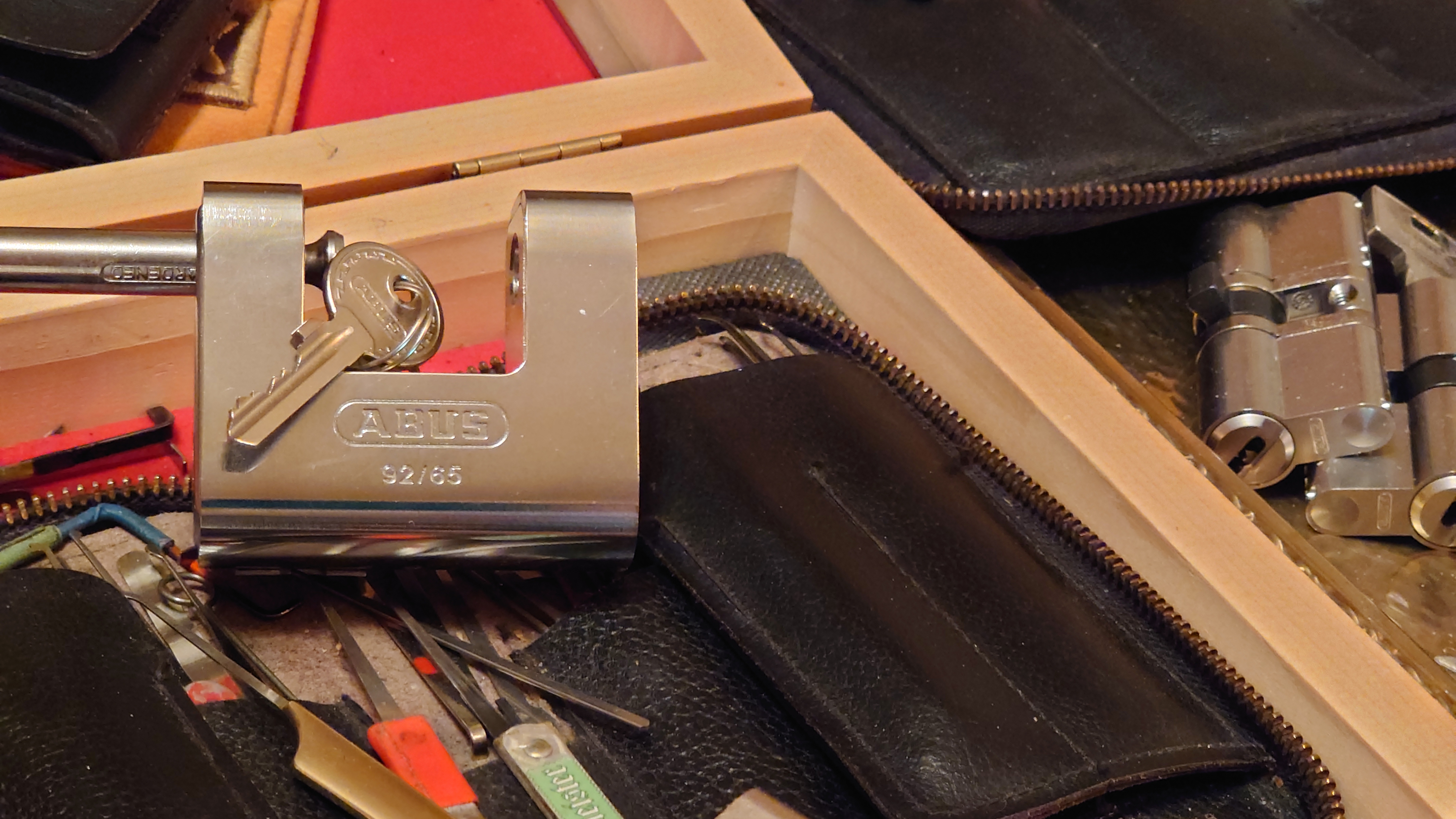 Arthur Bühl Arthurmeister ®Karussel OFFEN und ZU: 𝔄𝔯𝔱𝔥𝔲𝔯 𝔅ü𝔥𝔩, 𝔄𝔯𝔱𝔥𝔲𝔯𝔪𝔢𝔦𝔰𝔱𝔢𝔯® Arthur Bühl, Jahrgang 1961, Detektiv aus Hamburg, Im Dienste der Wahrheitsfindung unterwegs, betreibt in seiner Freizeit Lockpicking aus Leidenschaft. Der mehrfache Deutsche Meister wird in der WIRED als " Master of Universe " betitelt. In der BILD et ist der Artikel " Herr der Schlösser " abgedruckt. Im Hasenstübchen - Fuhlsbüttel, am Hasenberge, Santa Fu, wird gefeiert. Arthurmeister® stellt seinen Leporello " Der Aufmacher " vor. Der Stammtisch grölt " OFFEN ". Scholischek, Rudi, Heike I, Noagerlzutzler und Arthur prosten sich zu. Die Jukebox auf YouTube spielt Slow Hand ! ♥ Beim Tanzen ruft die Cartomanze " Ey du Sympthieträger, komm mal her " ! Verschlagwortet mit: ♥ Vokuhila, Friseur ♥ Schwäbischer Hengst, Zwetschgen Heini, Bühl er, Zwetschge, Google Earth, Mittelpunkt der Welt, Martinameisterin, Cartomanze, Scholischek, " HIGH NOON ! ". ♥ Parole Emil !