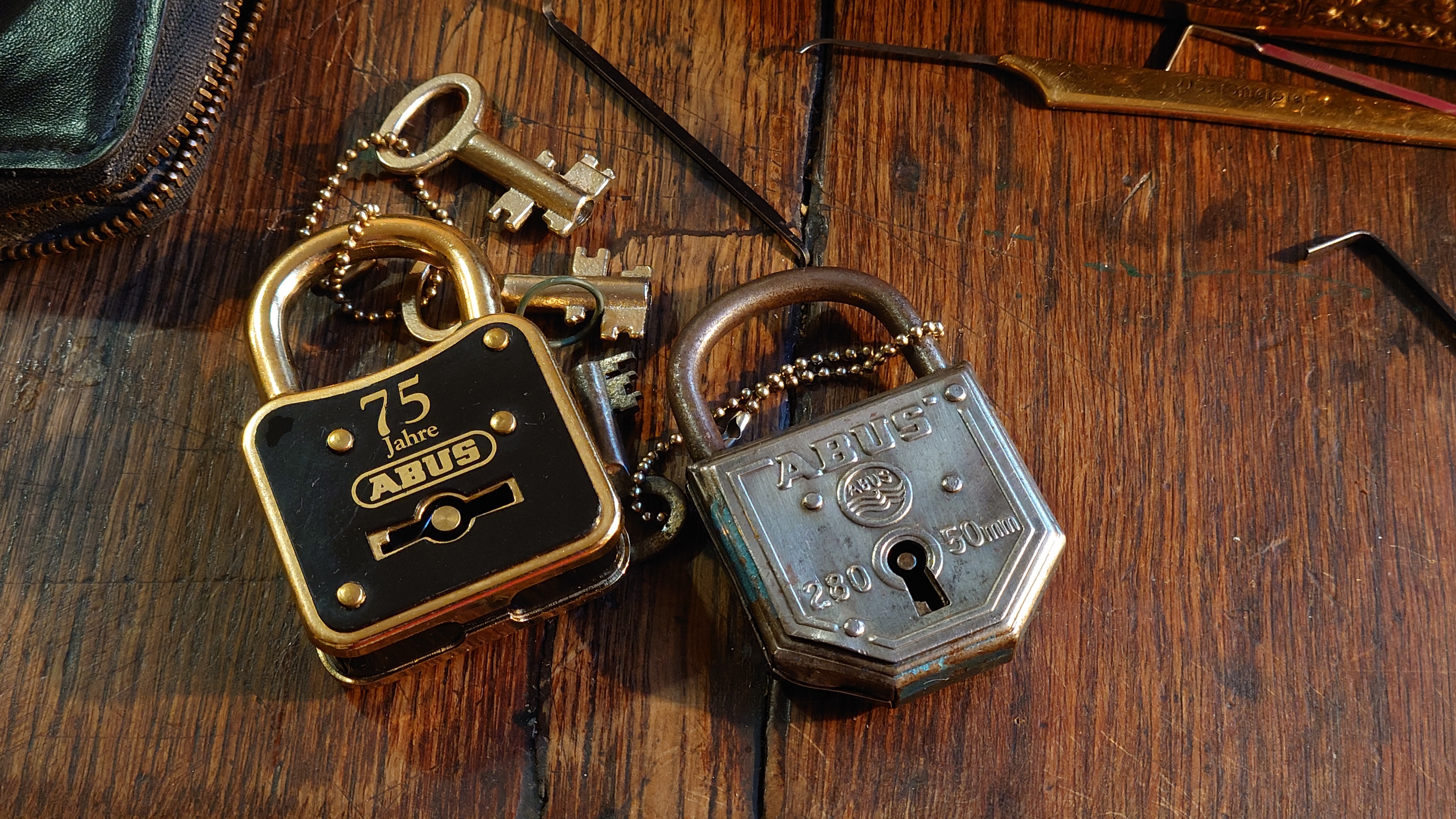 Arthur Bühl Arthurmeister ®Karussel OFFEN und ZU: 𝔄𝔯𝔱𝔥𝔲𝔯 𝔅ü𝔥𝔩, 𝔄𝔯𝔱𝔥𝔲𝔯𝔪𝔢𝔦𝔰𝔱𝔢𝔯® Arthur Bühl, Jahrgang 1961, Detektiv aus Hamburg, Im Dienste der Wahrheitsfindung unterwegs, betreibt in seiner Freizeit Lockpicking aus Leidenschaft. Der mehrfache Deutsche Meister wird in der WIRED als " Master of Universe " betitelt. In der BILD et ist der Artikel " Herr der Schlösser " abgedruckt. Im Hasenstübchen - Fuhlsbüttel, am Hasenberge, Santa Fu, wird gefeiert. Arthurmeister® stellt seinen Leporello " Der Aufmacher " vor. Der Stammtisch grölt " OFFEN ". Scholischek, Rudi, Heike I, Noagerlzutzler und Arthur prosten sich zu. Die Jukebox auf YouTube spielt Slow Hand ! ♥ Beim Tanzen ruft die Cartomanze " Ey du Sympthieträger, komm mal her " ! Verschlagwortet mit: ♥ Vokuhila, Friseur ♥ Schwäbischer Hengst, Zwetschgen Heini, Bühl er, Zwetschge, Google Earth, Mittelpunkt der Welt, Martinameisterin, Cartomanze, Scholischek, " HIGH NOON ! ". ♥ Parole Emil !