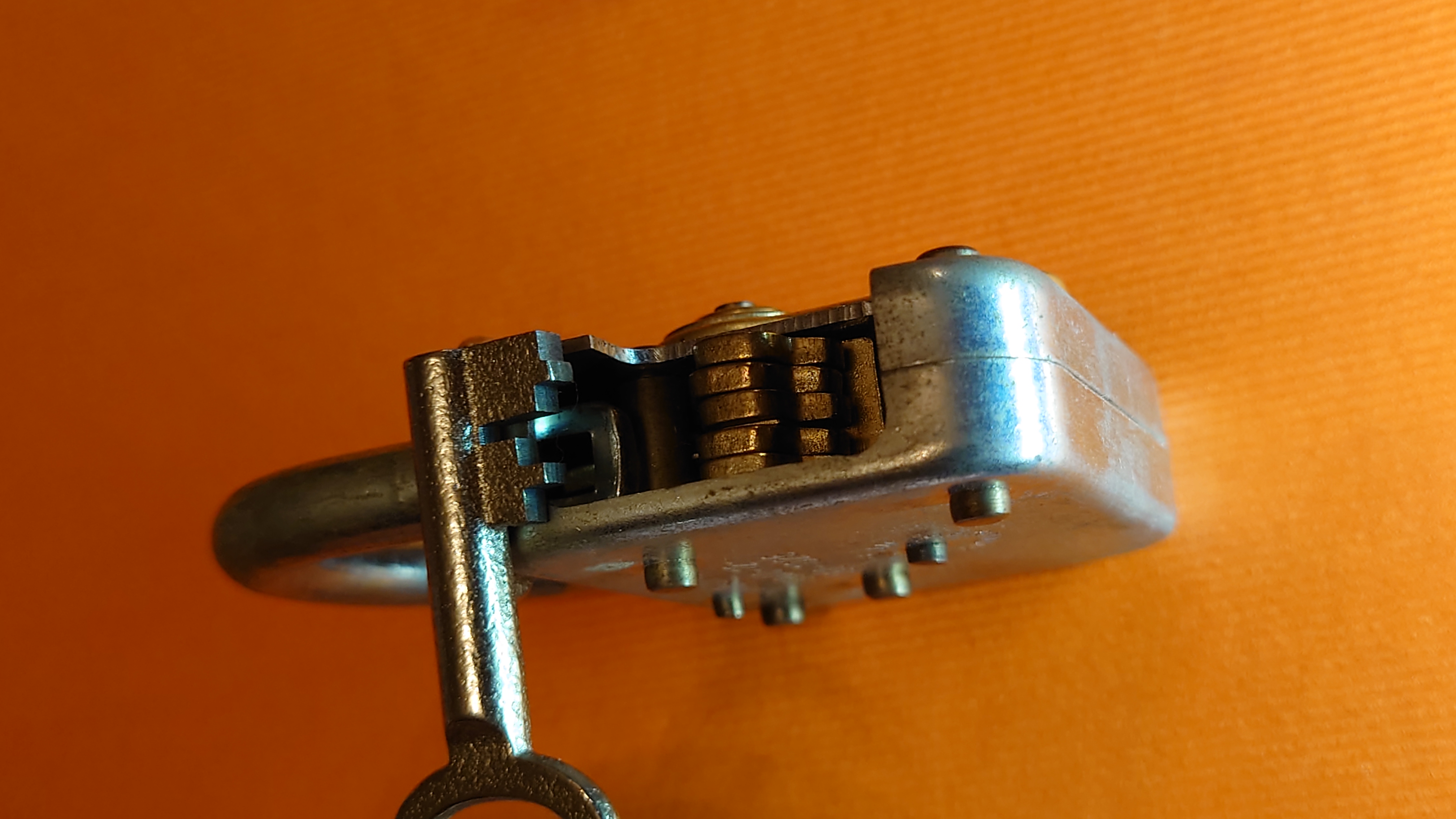 Arthur Bühl Arthurmeister ®𝔄𝔯𝔱𝔥𝔲𝔯 𝔅ü𝔥𝔩, 𝔄𝔯𝔱𝔥𝔲𝔯𝔪𝔢𝔦𝔰𝔱𝔢𝔯® Bei den Kaba Day `s im Europa Park Rust schreibt die Pressebox: auf großes Interesse der Teilnehmer stieß auch die praktische Vorführung von Steffen Wernéry und Arthur Bühl, die gängige mechanische Schließzylinder ohne Schlüssel zerstörungsfrei öffnen. Meist in Sekundenschnelle. Auch die Chemnitzer Zeitung " Freie Presse " hat über das Lockpicking und Arthur Andreas Bühl alias Arthurmeister berichtet. Dwight Perry schreibt: Arthur Bühl has good hands ! In der Philalocksmith wird Arthur Bühl auch als Lockpicking Legend betitelt. Es gibt auch einen Beitrag, 360 Meridianos. In der Datenschleuder, CCC, wurde über ihn als Sympathieträger berichtet. Veröffentlicht unter Linkedin, Xing, Google Panel, Twitter X. In der Vitrine von Arthur Bühl, Arthurmeister® sind Schlösser, Padlocks, von ABUS, BUGA, BKS, CES, DOM, EVVA, Assa Abloy, Z Ikon, Kaba, Keso, ASSA, Winkhaus, Wilka, GEZE, Trelock, Schmelting, Bode Panzer, Ancor Las, Drumm Geminy, Xylock, SEA, Medeco, Mul-T-Lock, Cut away, ABUS Granit, Pfaffenhain, E*S, ESS, Nemef, BAB, Babelsberg, Stasi, Diskus, WMF, Tesa, Noch, Vachette, Cisa, Wally, Rielda, Mottura, Viro, FAI, GeGe, Fichet, Bode Panzer, Tresor, Bramah, Protector, Braun`s Patent, Walomatus, Arolds, Combination Lock, Yale, MG, Master, American Lock, Tubular, China, Indien, Aligarh, Nepal, Thailand, Zahlenschlösser, Himmelsschlüssel und KNOCK`N LOCK, noch vieles mehr, vorhanden. Alle Schliesszylinder sind Übungsmaterial für das Lockpicking. Schlagschlüssel und so vieles mehr, sind auch dabei. Auch der Sputnik. Verschlagwortet mit: ♥ Vokuhila, Friseur ♥ Schwäbischer Hengst, Zwetschgen Heini, Bühl er, Zwetschge, Google Earth, Mittelpunkt der Welt, Martinameisterin, Cartomanze, Scholischek, " HIGH NOON ! ". ♥ Parole Emil !