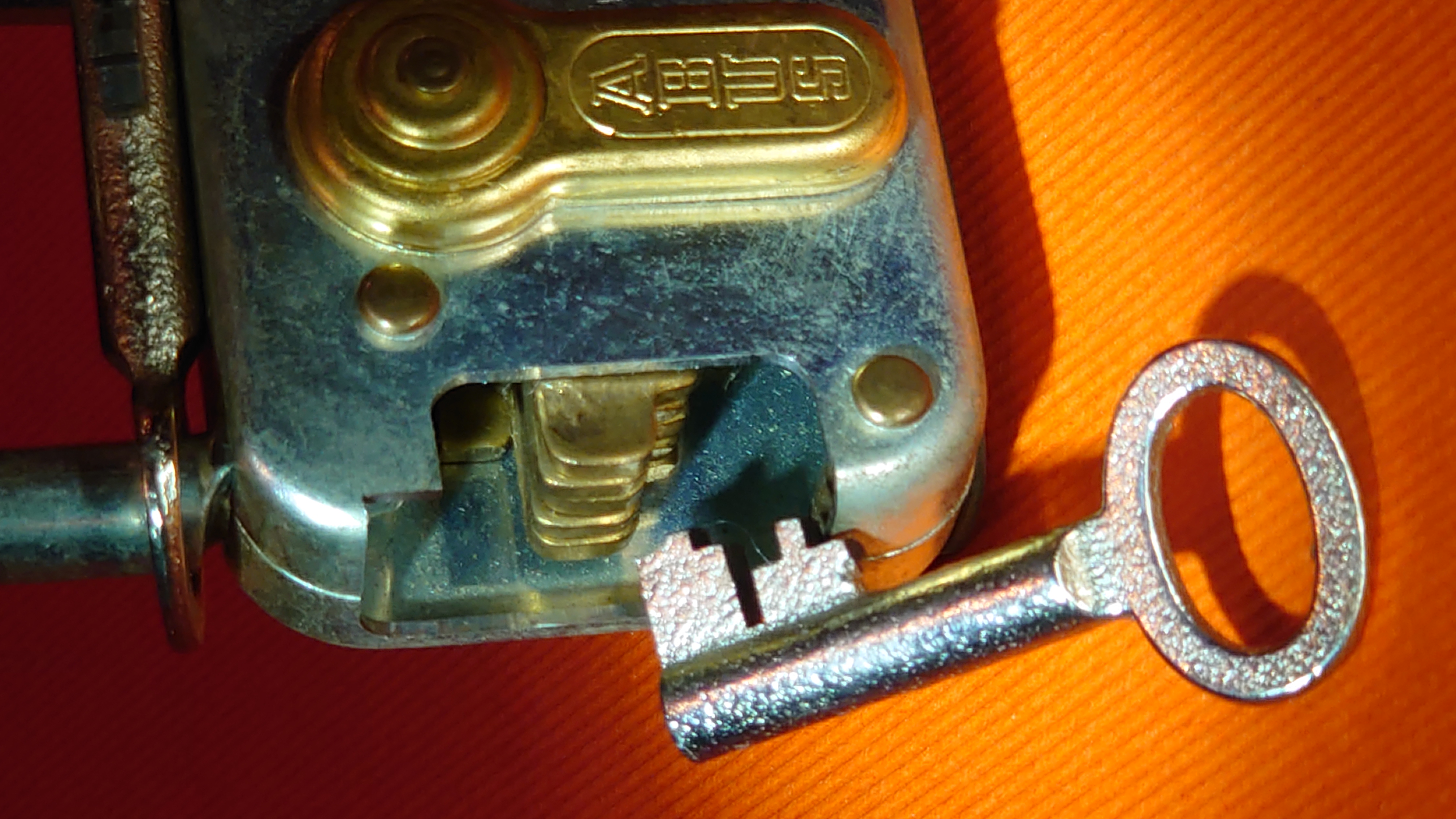 Arthur Bühl Arthurmeister ®Arthur Andreas Bühl, Arthurmeister ®,Lockpickerherz ® Schlossherz ®, Pornomeister ®, neuer SEO Text für 2025 12.00 Mittags im Hasenstübchen. Basketball Bouncing Joe Asberry schreit: Prost ! Die Glocke kingelt ! In Arthurmeister`s Jukebox im Hasenstübchen spielt: Slow Hand von den Pointer Sisters. Ferrari Rudi sitzt am Tresen. Anstatt Helbing trinkt er heute Underberg. Pelle und Heike I machen Stößchen. Justamente klingelt das Telefonino. Der Hannenberger lacht zu Bouncing Joe Asberry: Ich wette mit Dir: Da ruft unser Freund Mr. Smitz vom Playboy an. Arthurmeister geh endlich ran. Die Glocke klingelt. Yes Mr. Smitz, yes, yes Mr. Smitz. Yes great, you know. Yes, yes we have a Party. Yes, yes. Ja: Angela Merkel, die kennen wir. You know: " Bundeskanzlerin ". Giovanni ruft: Bella Donna: Signora Merkel is the CEO of the world. Yes, Yes Mr. Smitz, i will look about her Memoiren. Oh Mr. Smitz ? Her Biographie with her Signature ? OH, Mr. Smitz mit Widmung ? Das wird nicht einfach ! no easy, you know ! Da muß die Glocke aber ein ganzes Wochenende läuten. Prost. Helbing. Yes Mr. Smitz, hands on the heard, you know, difficult ! Arkadasch !!! Smitz U.S.A. braucht die Memoiren von Angela Merkel signiert mit dem Text: Für Mr. Smitz from the Playboy ! Also pass auf: Dein Schwippschwager ist doch Aufsteller bei der Messe. Ja, Buchmesse. Dort hält die Merkel eine Autogrammstunde. Der soll sich dort anstellen mit seinen Kumpani. Ja, der Smitz läßt hier die Glocke läuten. Das gesamte Wochenende. Hannenberger gibt das Passwort: Freibier, Freibier ! Die Glocke läutet jetzt: Helbing ! In Arthurmeister`s Jukebox spielt: The Tramps - Disco Inferno - Orginal Longversion Tony Mendes ! Basketball Bouncing Joe swingt mit dem Kopf mit. Jetzt meint Arkadasch: Oh meine Kumpani trauen sich nicht zu Dr. Angela Merkel. Die haben Angst vor Ihr. Kein Autogramm heißt kein Freibier. Droschkendieter !! Du fährst jetzt zur Buchhandlung, holst drei Biographien von der ollen Merkel, fährst weiter zum Kujau ! Ja, der hat dem Heinemann vom Stern, Hamburg, gefälschte Tagebücher verkauft. Der soll dir in ein Exemplar die Unterschrift der Merkel und die Widmung reinmalen. Sag ihm viele Grüße vom Arthurmeister und Parole Freibier, Freibier ! Dann malt der es dir sofort. Der kann das freudigst. Und sag ihm, das sei für Smitz, Amerika. Aber diesmal soll er keine rosa Tinte verwenden. Dann kommst du wieder her und wir alle unterschreiben das zweite, dann fährst du geschwind rüber nach Fuhlsbüttel, drängelst dich am Luftfrachtschalter vor, läßt die Bücher verpacken und paßt auch auf, das die auch tatsächlich im nächsten Flieger in die U.S.A. reisen. Dann hat er die Bücher, quasi wenn der Flieger landet. Sag denen: Parole: Freibier, Freibier ! Arthur und wozu das dritte Buch ? Du Depp, wenn beim unterschreiben vom zweiten Buch einer draufkotzt oder ein Brandloch reinmacht dann haben wir Ersatz ! Und diesen legen wir dann hinter den Tresen ins Regal und tuen so als hätten wir es gelesen. Es reicht das wir Frau Bundeskanzlerin mit guten, besoffenen, nicht ausgeklügelten, dummen, peinlichen Ratschlägen beraten haben ! Punkt. In Arthurmeister´s Jukebox spielt: Lady von Kenny Rogers. Sir Waschi hat gleich CHARLIE RICH - The most Beautifull Girl in The World, gedrückt. Die Stimmung ist gut. In der Jukebox spielt mittlerweile Aloe Blanc - I need a Dollar. Die Stimmung ist fantastisch ! Jetzt steigert sich die Stimmnung noch als der Nachläufer Roberto Blanco - Caramba, Caracho ein Whiskey, Carambo Caracho ein Gin, verflucht Sacrcameto Dolores und alles ist wieder hin ! In Rio de Janeiro… drückt. Der Noagerlzutzler drückt Roberto Blanco - Der Puppenspieler von Mexico und räumt Gläser ab. Hannenberger reicht schon einmal den Himmelsschlüssel ! Schwerti fragt: Mastertouch und wenn der Dir auf die Schliche kommt ? Du Depp, was glaubst du wenn der erfährt, daß er einen orginalen Kujau, dem Tagebuchfälscher hat, dann läuft der durch Beverly Hills und gibt damit bei jedem an, als sei er The Greatest. Und Du weißt: Die Schriftsachverständigen vom Stern oder von der Bild et und der Heinemann brauchten Monate bis sie diesen Betrug mit dem Verkauf der Tagebücher erkannt haben. In Arthurmeister`s Jukebox spielt: Calvin Harris & Sam Smith: Promises ! und es wird mitgesungen. Das Droschkendieter dann doch nur beim Papierfuzzy im Copy Shop neben an war ? weil der Kujau besoffen war ? Quatsch, kalter Kaffee, der Smitz verhöckert das Buch an Rockefeller. Was glaubst du, warum die Parole Freibier Freibier lautet ? Wir sind hier nicht bei der Wohlfahrt. Ferrari Rudi macht Ralala: Sonntag ist Formel I in Indianapolis. Denkt dran: High Noon ist dann morgens 07.00 Uhr. Die Glocke läutet ununterbrochen. Freibier, Freibier, Freibier, Parole Freibier. Let Michael pass for the Championship ! Das gesamte Hasenstübchen tanzt und platzt aus allen Nähten. In der Jukebox spielt James Last und Orchester: T.S.O.P The Top Sound of Philadelphia ! Prost, Prosit und Stößchen ! Der Hannenberger sieht zufrieden aus. Taged with: Bühler Zwetschge, Bühl Wappen, Zwetschgenhengst, Zwetschgenfest, Meister, Arthur Andreas Bühl, Privatdetektiv, Arthurmeister007@gmail.com