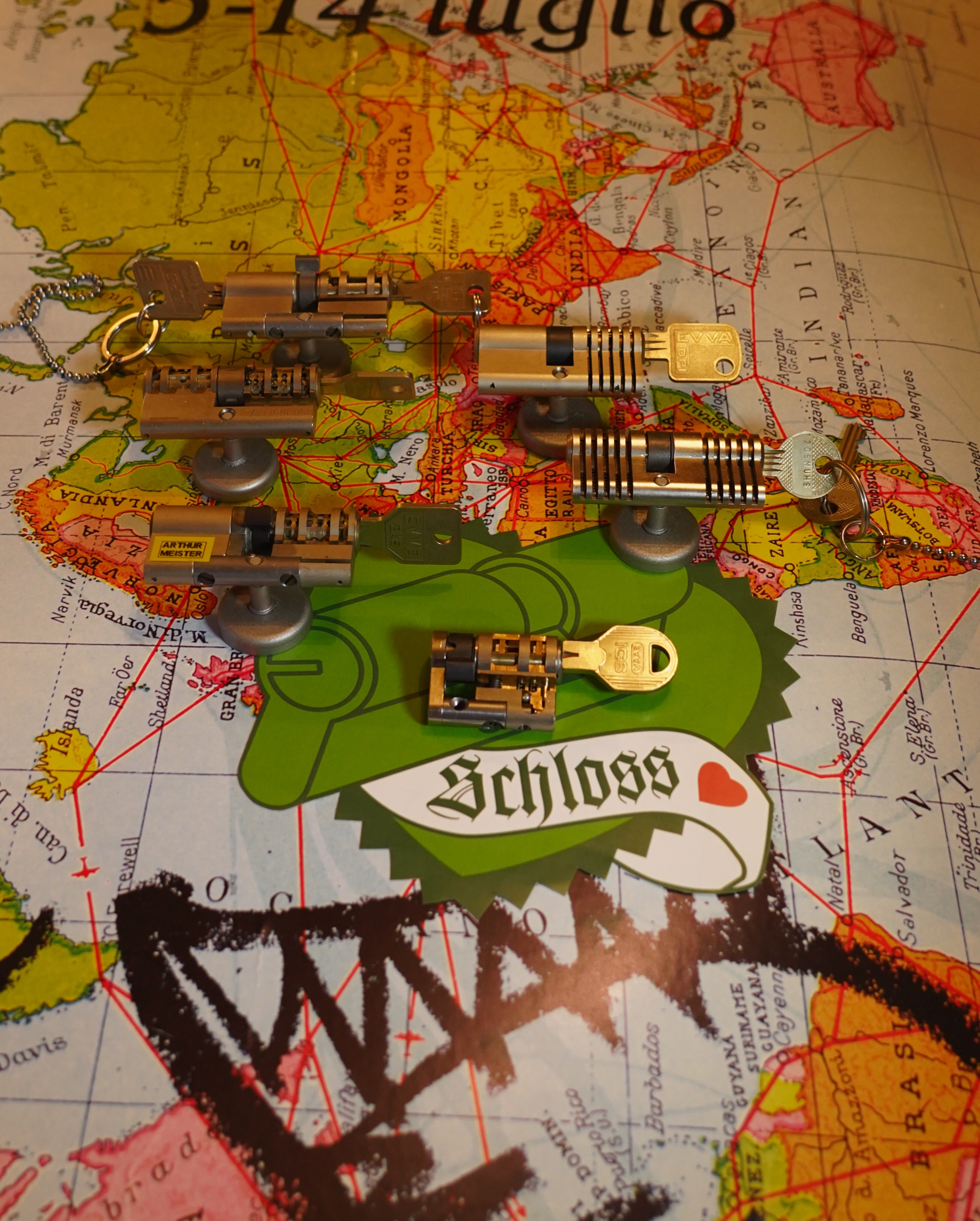 Julius Adolf Petersen (* 7. Oktober 1882 in Hamburg als Julius Adolph Petersen[1]; † 21. November 1933 ebenda[2]) war ein Berufsverbrecher und Kneipenwirt in Hamburg-Barmbek, genannt „Lord von Barmbeck“ (Barmbek wurde damals noch mit „ck“ geschrieben). Leben Im Keller dieses Hauses betrieb Petersen seine Kneipe Petersen stammte aus Hamm-Süd. Er wuchs in ärmlichen Verhältnissen auf und zog 1896 mit seinen Eltern in die Heitmannstraße im südlichen Barmbek. Ab 1904 betrieb er eine Kneipe an der Ecke Beim Alten Schützenhof und Bartholomäusstraße, in der Kohlearbeiter und Einbrecher verkehrten. Er wurde der Kopf einer Verbrecherbande, die bis zu 200 Mitglieder gehabt haben soll und die erst „Barmbecker Einbrechergesellschaft“, später „Petersen-Konzern“ genannt wurde. Einige seiner Mitganoven wurden „Lockenfietsche“, „Rabenmax“ oder „Schlachterkarl“ genannt. Seine Kneipe nannte Adolf gerne „Kaschemme“ und sein Werkzeug zum Aufbrechen der Geldschränke „Knabbergeschirr“. Sich selbst nannte er in seinen Lebenserinnerungen (1927 im Gefängnis Fuhlsbüttel geschrieben) einen „bockbeinigen Mephistojünger, dem Fluch der bösen Tat erlegen“. Die Hamburger Polizei legte im Laufe der Zeit 20 Meter Akten über ihn an, 200 Delikte wurden im Laufe der Jahre gegen ihn verhandelt, 400 Personen mussten dabei aussagen, 3000 Haftbefehle wurden nach seinen umfänglichen Geständnissen ausgestellt. Den Beinamen „Lord von Barmbeck“ erhielt er wegen seiner stets korrekten Kleidung und seiner Ganovenehre, nach der geschnappte Bandenmitglieder mit guten Verteidigern und ihre Familien mit Unterstützung versorgt wurden. Aus seiner Ehe mit Helmi Petersen (gleichnamig, aber nicht verwandt) ging sein Sohn Hatzel hervor. Nach seiner Scheidung lebte er mit Frieda Goedje zusammen. 1920 wurde er durch den Überfall auf das Postamt in der Susannenstraße, bei dem er und ein Komplize 221.000 Mark erbeuteten, stadtbekannt. Nach Verbüßung mehrerer mehrjähriger Haftstrafen wegen Einbruch, Diebstahl und Raub erhängte er sich 1933 im Untersuchungsgefängnis. Petersens Lebensgeschichte wurde 1973 von Ottokar Runze unter dem Titel Der Lord von Barmbeck verfilmt. Martin Lüttge spielte die Hauptrolle. Im Jahre 2005 wurde im Hamburger St. Pauli Theater das biographische Stück Der Lord von Barmbeck von Frank Göhre, Ulrich Tukur und Ulrich Waller aufgeführt. In den Jahren 2011 bis 2013 gab es Planungen, das Haus der ehemaligen Kneipe abzureißen. Nach Protesten aus der Anwohnerschaft wurde das Haus unter Denkmalschutz gestellt und ab dem Herbst 2013 aufwendig saniert. Die dabei entstehenden Eigentumswohnungen wurden unter „Lord-von-Barmbeck“ hochpreisig angeboten. Ein Café an der Kreuzung Beim Alten Schützenhof und Bartholomäusstraße ist in Anlehnung an Petersens Spitznamen benannt. Literatur • Petersen, Julius Adolf. In: Franklin Kopitzsch, Dirk Brietzke (Hrsg.): Hamburgische Biografie. Band 2. Christians, Hamburg 2003, ISBN 3-7672-1366-4, S. 319–320. • Julius Adolf Petersen und Helmut Ebeling (Hrsg.): Der Lord von Barmbeck : Das Leben des berüchtigten Ein- und Ausbrechers Julius Adolf Petersen, von ihm selbst erzählt, Rowohlt Verlag, Reinbek bei Hamburg 1973. Weblinks • Literatur von und über Julius Adolf Petersen im Katalog der Deutschen Nationalbibliothek • Marko Rösseler: Im Dezember 1927 - Der Einbrecher Adolf Petersen schreibt im Gefängnis seine Memoiren WDR ZeitZeichen vom 22. Dezember 2022. (Podcast)