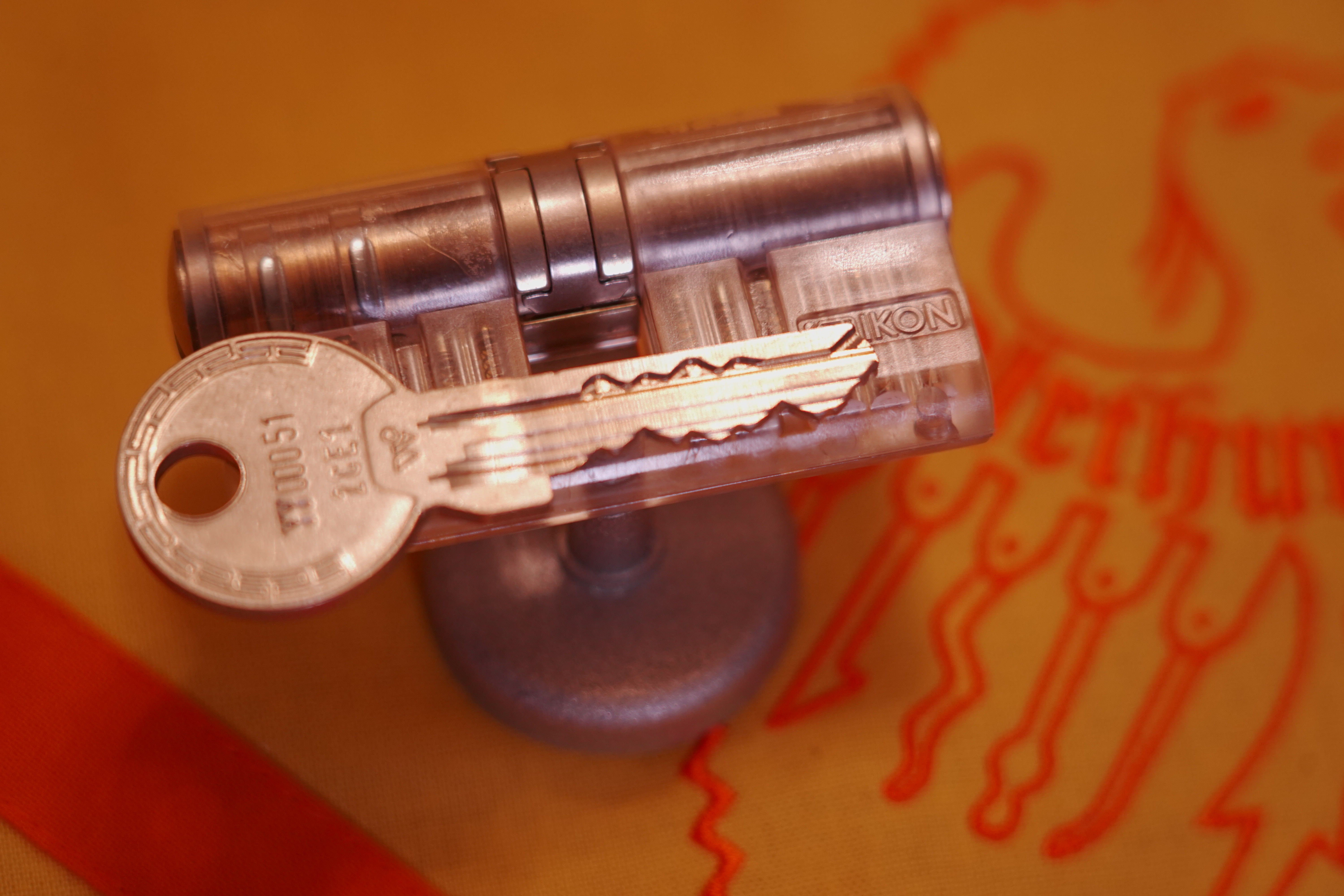 Julius Adolf Petersen (* 7. Oktober 1882 in Hamburg als Julius Adolph Petersen[1]; † 21. November 1933 ebenda[2]) war ein Berufsverbrecher und Kneipenwirt in Hamburg-Barmbek, genannt „Lord von Barmbeck“ (Barmbek wurde damals noch mit „ck“ geschrieben). Leben Im Keller dieses Hauses betrieb Petersen seine Kneipe Petersen stammte aus Hamm-Süd. Er wuchs in ärmlichen Verhältnissen auf und zog 1896 mit seinen Eltern in die Heitmannstraße im südlichen Barmbek. Ab 1904 betrieb er eine Kneipe an der Ecke Beim Alten Schützenhof und Bartholomäusstraße, in der Kohlearbeiter und Einbrecher verkehrten. Er wurde der Kopf einer Verbrecherbande, die bis zu 200 Mitglieder gehabt haben soll und die erst „Barmbecker Einbrechergesellschaft“, später „Petersen-Konzern“ genannt wurde. Einige seiner Mitganoven wurden „Lockenfietsche“, „Rabenmax“ oder „Schlachterkarl“ genannt. Seine Kneipe nannte Adolf gerne „Kaschemme“ und sein Werkzeug zum Aufbrechen der Geldschränke „Knabbergeschirr“. Sich selbst nannte er in seinen Lebenserinnerungen (1927 im Gefängnis Fuhlsbüttel geschrieben) einen „bockbeinigen Mephistojünger, dem Fluch der bösen Tat erlegen“. Die Hamburger Polizei legte im Laufe der Zeit 20 Meter Akten über ihn an, 200 Delikte wurden im Laufe der Jahre gegen ihn verhandelt, 400 Personen mussten dabei aussagen, 3000 Haftbefehle wurden nach seinen umfänglichen Geständnissen ausgestellt. Den Beinamen „Lord von Barmbeck“ erhielt er wegen seiner stets korrekten Kleidung und seiner Ganovenehre, nach der geschnappte Bandenmitglieder mit guten Verteidigern und ihre Familien mit Unterstützung versorgt wurden. Aus seiner Ehe mit Helmi Petersen (gleichnamig, aber nicht verwandt) ging sein Sohn Hatzel hervor. Nach seiner Scheidung lebte er mit Frieda Goedje zusammen. 1920 wurde er durch den Überfall auf das Postamt in der Susannenstraße, bei dem er und ein Komplize 221.000 Mark erbeuteten, stadtbekannt. Nach Verbüßung mehrerer mehrjähriger Haftstrafen wegen Einbruch, Diebstahl und Raub erhängte er sich 1933 im Untersuchungsgefängnis. Petersens Lebensgeschichte wurde 1973 von Ottokar Runze unter dem Titel Der Lord von Barmbeck verfilmt. Martin Lüttge spielte die Hauptrolle. Im Jahre 2005 wurde im Hamburger St. Pauli Theater das biographische Stück Der Lord von Barmbeck von Frank Göhre, Ulrich Tukur und Ulrich Waller aufgeführt. In den Jahren 2011 bis 2013 gab es Planungen, das Haus der ehemaligen Kneipe abzureißen. Nach Protesten aus der Anwohnerschaft wurde das Haus unter Denkmalschutz gestellt und ab dem Herbst 2013 aufwendig saniert. Die dabei entstehenden Eigentumswohnungen wurden unter „Lord-von-Barmbeck“ hochpreisig angeboten. Ein Café an der Kreuzung Beim Alten Schützenhof und Bartholomäusstraße ist in Anlehnung an Petersens Spitznamen benannt. Literatur • Petersen, Julius Adolf. In: Franklin Kopitzsch, Dirk Brietzke (Hrsg.): Hamburgische Biografie. Band 2. Christians, Hamburg 2003, ISBN 3-7672-1366-4, S. 319–320. • Julius Adolf Petersen und Helmut Ebeling (Hrsg.): Der Lord von Barmbeck : Das Leben des berüchtigten Ein- und Ausbrechers Julius Adolf Petersen, von ihm selbst erzählt, Rowohlt Verlag, Reinbek bei Hamburg 1973. Weblinks • Literatur von und über Julius Adolf Petersen im Katalog der Deutschen Nationalbibliothek • Marko Rösseler: Im Dezember 1927 - Der Einbrecher Adolf Petersen schreibt im Gefängnis seine Memoiren WDR ZeitZeichen vom 22. Dezember 2022. (Podcast)