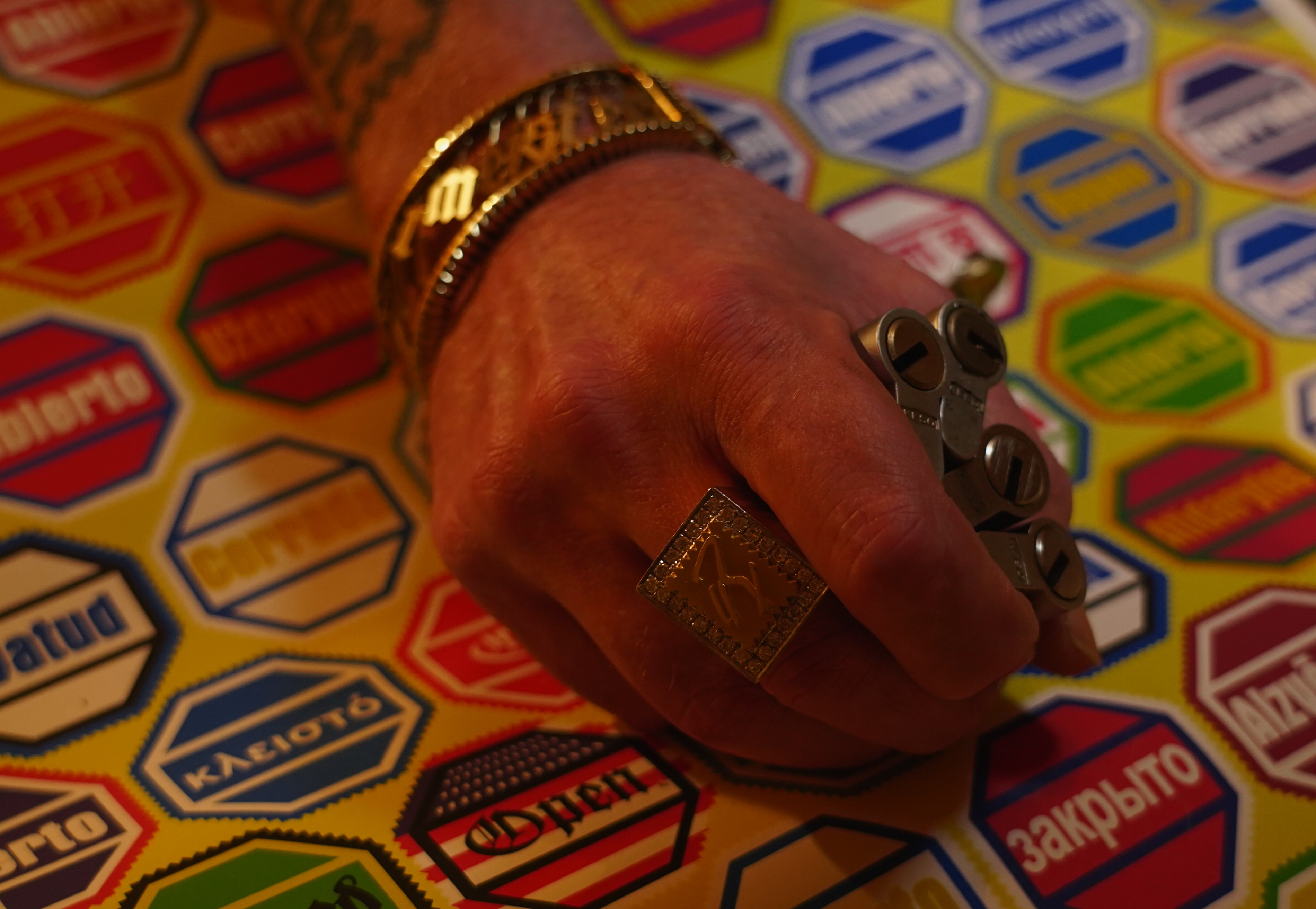 Siegelring Hook Gold Brillianten Raucher Arthurmeister Youtube Jukebox Pornomeister Kaffee Lockpicking Slow Hand Easy Touch. Ersatzseo Bild Friseur Flickr: Bühl, Arthur, Jahrgang 1961, Made in Germany, Detektiv or Private Investigator how Mr. Smitz from the PLAYBOY, Beverly Hills, say`s: Yes Mr. Smitz i will send you the Photo Arthurmeister`s F1 Jacket for your Leporello US. to your E - Mail Mr.Smitz@Mr.Smitz.us. Ok, Mr. Smitz. Mr. Smitz do you know what Google Earth is ? Take BÜHL Arthur, only by Google Earth, you know ? have done it ? Yes Google will show you my Panel superfast. Cool, Arthurmeister, cool. Yes Mr. Smitz, this can i do for you too ! Yes with SEO. Yes, yes, i have Arkadasch erklärt, sein Erikli pasta is not so genial. Der beste Zwetschgenkuchen, you know, plum tart, is from the Stadt Bühl. Not laughing in the USA. Bühl is a City like my Name. And the People in this City called it: Zwetschgendatschi ! you know. This is the world best plumcake. Yes Datschi ! Yes, Stadt Bühl is near Baden - Baden, the Casino, you know ! Yes. Baden-Württemberg. Black Forest, you know ! You must know there is since 1927 the traditionell Zwetschgenfest. And there ist the Zwetschgenkönigin ! Mr. Smitz, my Ur Ur Ur Ur Grandfather is born in Bühl. My Great Grand Grand Mother where also born in the town Bühl. Their profession was Zwetschgenpicker. Not Lockpicker, Zwetschgen / Plum Picker. And Rüttler. Oh, really ! Yes, Yes. And since this time the name of the family Bühl from the Stadt Bühl is: Yes you know - Buehl. Yes i will give Greetings from you to Mrs. Friede Springer from the Newspaper BILD et. Yes, the Elbphilharmonie is in Betrieb. OH, Mr. Smitz, greeting´s to you from Joe Asbbery, NBA, you know, our bouncing Joe. Tomorrow we will meet us in the Hasenstübchen, our Rabbit Hall. For Lockpicking und Beer. Call you. Parole Emil ! Not E-Mail. Provided by www.Arthur-Bühl.de and www.Arthurmeister.de In der Vitrine von Arthur Andreas Bühl, Arthurmeister sind Schlösser, Padlocks, von ABUS, Master, BKS, CES, DOM, EVVA, Assa Abloy, Z Ikon, Kaba, Keso, ASSA, Winkhaus, Wilka, Trelock, Schmelting, Bode Panzer, Ancor Las, Drumm Geminy, Xylock, SEA, Medeco, Mul-T-Lock, Cut away, ABUS Granit, Pfaffenhain, E*S, ESS, Nemef, BAB, Babelsberg, Stasi, Diskus, WMF, Tesa, Vachette, Cisa, Wally, Rielda, Mottura, Viro, FAI, GeGe, Fichet, Bode Panzer, Tresor, Bramah, Protector, Braun`s Patent, Walomatus, Arolds, Combination Lock, Yale, Master, American Lock, Tubular, China, Indien, Aligarh, Nepal, Thailand, Zahlenschlösser, Himmelsschlüssel und noch vieles mehr, vorhanden. Alle Schliesszylinder sind Übungsmaterial für das Lockpicking. Schlagschlüssel sind auch dabei. Das Wappen Bühl ist angebracht. Die Fahne hängt im Hasenstübchen. Arthurmeister`s Jukebox by YouTube spielt Pointer Sisters: Slow Hand, Arthurmeister with the Mastertouch ! ♥ SEO für heute: Parole Emil ! Bühl. Arthur A. Bühl. Der Sympathieträger ist in Stuttgart, Baden - Württemberg geboren. Der Detektiv lebt in HAM. H1 Text der SEO schreibt: 𝔄𝔯𝔱𝔥𝔲𝔯 𝔅ü𝔥𝔩, 𝔄𝔯𝔱𝔥𝔲𝔯𝔪𝔢𝔦𝔰𝔱𝔢𝔯 ® Bühl, Arthur, Jahrgang 1961, Made in Germany, Detektiv or Private Investigator how Mr. Smitz from the PLAYBOY, Beverly Hills, say`s. Yes Mr. Smitz i will send you the Photo Arthurmeister`s F 1, Jacket for your LeporelloUS. to your E - Mail Mr.Smitz@Mr.Smitz.us. Ok, Mr. Smitz. Mr. Smitz do you know what Google Earth is ? Take BÜHL Arthur, only by Google Earth, you know ? have done it ? Yes Google will show you my Panel superfast. Cool, Arthurmeister, cool. Yes Mr. Smitz, this can i do for you too ! Yes with SEO. Yes, yes, i have Arkadasch erklärt, sein Erikli pasta is not so genial. Der beste Zwetschgenkuchen, you know plum tart, is from the Stadt Bühl. Not laughing in the USA. Bühl is a City like my Name. And the People in this City called it: Zwetschgendatschi ! you know. This is the world best plumcake. Yes Datschi. Yes, Stadt Bühl is near Baden - Baden, the Casino, you know ! Yes. Baden-Württemberg. You must know there is since 1927 the traditionell Zwetschgenfest. And there ist the Zwetschgenkönigin ! Mr. Smitz, my Ur Ur Ur Ur Grandfather is born in Bühl. My Great Grand Grand Mother where also born in the town Bühl. Their profession was Zwetschgenpicker. Not Lockpicker, Zwetschgen / Plum Picker. And Rüttler. Oh, really ! Yes, Yes. And since this time the name of the family Bühl from the Stadt Bühl is: Yes you know - Buehl. Yes i will give Greetings from you to Mrs. Friede Springer from the Newspaper BILD et. Yes, the Elbphilharmonie is in Betrieb. OH, Mr. Smitz, greeting´s to you from Joe Asbbery, NBA, you know. Tomorrow we will meet us in the Hasenstübchen, our Rabbit Hall. For Lockpicking und Beer. Call you. Parole Emil ! H1 Text der SEO schreibt weiter: 𝔄𝔯𝔱𝔥𝔲𝔯 𝔅ü𝔥𝔩, 𝔄𝔯𝔱𝔥𝔲𝔯𝔪𝔢𝔦𝔰𝔱𝔢𝔯® Herr Arthur Bühl, kritischer Privatdetektiv aus der Hansestadt Hamburg, bereitet sich auf ein Interview mit der BILD et vor. Bei Babsi und Gina in Fuhlsbüttel wird ihm zuvor der Vokuhila geschnitten. Herr Arthur Bühl wurde schon in der BILD et als " Herr der Schlösser " beschrieben. " Ein bisschen Ruhe bitte " schreibt Jan Freitag von der TAZ. Er erwähnt auch eine Mustertür by Wendt. Es wird darin herumgeprökelt. Selbst Arthur Bühl, der weltbeste aus dem Lockpicker Mekka Hamburg, betreibt pures Understatement, weil er sein Schloss in nur 20 Sekunden " geknackt " hat. Charles Graeber von der Wired.com beschreibt in seinem Artikel Master Lock - Pickers do bottle Arthur Bühl " The Master of the Universe ", Arthur Bühl a private Detective of Germany open locks. Bühl`s Fabio - the - Barbarian Look stands out. He wins the Dutch Open and is now Master of the Universe. The people cry: " Arthurmeister ! booms Arthurmeister ". Mark Webber Tobias, the Author of Locks, Safes, and Security, a Police Reverence, say: Arthurmeister, that ist beautyful. " Open ! " sagt Arthurmeister ", offen ist gut, schneller offen ist besser ". " Beer !" Arthurmeister booms back and a new Champion is born. Die Welt berichtet: " Die Kunst, Schlösser ohne Schlüssel zu öffnen ". Vereinsmitbegründer und Vizepräsident Arthur Bühl trägt seine Leidenschaft schon auf der Krawatte. Sie ist rot mit gelben Schlüsseln drauf. Intern wird er ehrfürchtig " Meister Arthur " gerufen. Er hat es zum siebenfachen Deutschen Meister in verschiedenen Disziplinen geschafft. Er pickt seit der Kindheit. Sein erstes Trainingsobjekt war sein Spardosenschloss - Ein klassischer Einstieg… . Die Slate berichtet über Arthur Bühl als Lockpicking Legend. Es gibt einen Artikel Tool for Picking and Decoding by Stasi, CCC, Vortrag Berlin. Amateur Hour berichtet: Arthurmeister has " The Master Touch ". Bei den Kaba Day `s im Europa Park Rust schreibt die Pressebox: auf großes Interesse der Teilnehmer stieß auch die praktische Vorführung von Steffen Wernéry und Arthur Bühl, die gängige mechanische Schließzylinder ohne Schlüssel zerstörungsfrei öffnen. Meist in Sekundenschnelle. Auch die Chemnitzer Zeitung " Freie Presse " hat über das Lockpicking und Arthur Andreas Bühl alias Arthurmeister berichtet. Dwight Perry schreibt: Arthur Bühl has good hands ! In der Philalocksmith wird Arthur Bühl auch als Lockpicking Legend betitelt. Es gibt auch einen Beitrag, 360 Meridianos. In der Datenschleuder, CCC, wurde über ihn als Sympathieträger berichtet. Veröffentlicht unter Linkedin, Xing, Google Panel, Twitter X. In der Vitrine von Arthur Andreas Bühl, Arthurmeister® sind Schlösser, Padlocks, von ABUS, BKS, CES, DOM, EVVA, Assa Abloy, Z Ikon, Kaba, Keso, ASSA, Winkhaus, Wilka, Trelock, Schmelting, Bode Panzer, Ancor Las, Drumm Geminy, Xylock, SEA, Medeco, Mul-T-Lock, Cut away, ABUS Granit, Pfaffenhain, E*S, ESS, Nemef, BAB, Babelsberg, Stasi, Diskus, WMF, Tesa, Noch, Vachette, Cisa, Wally, Rielda, Mottura, Viro, FAI, GeGe, Fichet, Bode Panzer, Tresor, Bramah, Protector, Braun`s Patent, Walomatus, Arolds, Combination Lock, Yale, Master, American Lock, Tubular, China, Indien, Aligarh, Nepal, Thailand, Zahlenschlösser, Himmelsschlüssel und noch vieles mehr, vorhanden. Alle Schliesszylinder sind Übungsmaterial für das Lockpicking. Schlagschlüssel und so vieles mehr, sind auch dabei. Auch der Sputnik. Verschlagwortet mit: ♥ Vokuhila, Friseur ♥ Schwäbischer Hengst, Zwetschgen Heini, Bühl er, Zwetschge, Google Earth, Mittelpunkt der Welt, Martinameisterin, Cartomanze, Scholischek, " HIGH NOON ! ". ♥ Parole Emil ! SEO NEU Twitter X 11.06.24 Bilder Budeg ( Bold serif ) Arthur Andreas Bühl, Detektiv, made in Germany, born 1961 in Stuttgart, Baden - Württemberg, living in HAM, Im Dienste der Wahrheitsfindung unterwegs, betreibt in seiner Freizeit Lockpicking aus Leidenschaft. Der mehrfache Deutsche Meister wird in der WIRED als " Master of the Universe " betitelt. In der BILD et ist der Artikel " Herr der Schlösser " abgedruckt. Im Hasenstübchen - Fuhlsbüttel, am Hasenberge, Santa Fu, wird gefeiert. Arthurmeister® stellt seinen Leporello " Der Aufmacher " vor. Der Stammtisch grölt " OFFEN ". Scholischek, Rudi, Heike I, Noagerlzutzler, Arthur und Joe Asberry, der alte NBA ler, prosten sich zu. Arthurmeister`s Jukebox auf YouTube spielt Pointer Sisters - Slow Hand ! ♥ Beim Tanzen ruft die Cartomanze " Ey du Sympthieträger ♥, komm mal her " ! SEO für heute: DETEKTIV, Arthur Bühl, Lockpicker, Deutscher Meister, pickt ABUS Padlock. 𝐀𝐫𝐭𝐡𝐮𝐫 𝐀. 𝐁ü𝐡𝐥, 𝐃𝐞𝐭𝐞𝐤𝐭𝐢𝐯, 𝐦𝐚𝐝𝐞 𝐢𝐧 𝐆𝐞𝐫𝐦𝐚𝐧𝐲, 𝐛𝐨𝐫𝐧 𝟏𝟗𝟔𝟏 𝐢𝐧 𝐒𝐭𝐮𝐭𝐭𝐠𝐚𝐫𝐭, 𝐁𝐚𝐝𝐞𝐧 - 𝐖ü𝐫𝐭𝐭𝐞𝐦𝐛𝐞𝐫𝐠, 𝐥𝐢𝐯𝐢𝐧𝐠 𝐢𝐧 𝐇𝐀𝐌, 𝐈𝐦 𝐃𝐢𝐞𝐧𝐬𝐭𝐞 𝐝𝐞𝐫 𝐖𝐚𝐡𝐫𝐡𝐞𝐢𝐭𝐬𝐟𝐢𝐧𝐝𝐮𝐧𝐠 𝐮𝐧𝐭𝐞𝐫𝐰𝐞𝐠𝐬, 𝐛𝐞𝐭𝐫𝐞𝐢𝐛𝐭 𝐢𝐧 𝐬𝐞𝐢𝐧𝐞𝐫 𝐅𝐫𝐞𝐢𝐳𝐞𝐢𝐭 𝐋𝐨𝐜𝐤𝐩𝐢𝐜𝐤𝐢𝐧𝐠 𝐚𝐮𝐬 𝐋𝐞𝐢𝐝𝐞𝐧𝐬𝐜𝐡𝐚𝐟𝐭. 𝐃𝐞𝐫 𝐦𝐞𝐡𝐫𝐟𝐚𝐜𝐡𝐞 𝐃𝐞𝐮𝐭𝐬𝐜𝐡𝐞 𝐌𝐞𝐢𝐬𝐭𝐞𝐫 𝐰𝐢𝐫𝐝 𝐢𝐧 𝐝𝐞𝐫 𝐖𝐈𝐑𝐄𝐃 𝐚𝐥𝐬 " 𝐌𝐚𝐬𝐭𝐞𝐫 𝐨𝐟 𝐭𝐡𝐞 𝐔𝐧𝐢𝐯𝐞𝐫𝐬𝐞 " 𝐛𝐞𝐭𝐢𝐭𝐞𝐥𝐭. 𝐈𝐧 𝐝𝐞𝐫 𝐁𝐈𝐋𝐃 𝐞𝐭 𝐢𝐬𝐭 𝐝𝐞𝐫 𝐀𝐫𝐭𝐢𝐤𝐞𝐥 " 𝐇𝐞𝐫𝐫 𝐝𝐞𝐫 𝐒𝐜𝐡𝐥ö𝐬𝐬𝐞𝐫 " 𝐚𝐛𝐠𝐞𝐝𝐫𝐮𝐜𝐤𝐭. 𝐈𝐦 𝐇𝐚𝐬𝐞𝐧𝐬𝐭ü𝐛𝐜𝐡𝐞𝐧 - 𝐅𝐮𝐡𝐥𝐬𝐛ü𝐭𝐭𝐞𝐥, 𝐚𝐦 𝐇𝐚𝐬𝐞𝐧𝐛𝐞𝐫𝐠𝐞, 𝐒𝐚𝐧𝐭𝐚 𝐅𝐮, 𝐰𝐢𝐫𝐝 𝐠𝐞𝐟𝐞𝐢𝐞𝐫𝐭. 𝐀𝐫𝐭𝐡𝐮𝐫𝐦𝐞𝐢𝐬𝐭𝐞𝐫® 𝐬𝐭𝐞𝐥𝐥𝐭 𝐬𝐞𝐢𝐧𝐞𝐧 𝐋𝐞𝐩𝐨𝐫𝐞𝐥𝐥𝐨 " 𝐃𝐞𝐫 𝐀𝐮𝐟𝐦𝐚𝐜𝐡𝐞𝐫 " 𝐯𝐨𝐫. 𝐃𝐞𝐫 𝐒𝐭𝐚𝐦𝐦𝐭𝐢𝐬𝐜𝐡 𝐠𝐫ö𝐥𝐭 " 𝐎𝐅𝐅𝐄𝐍 ". 𝐒𝐜𝐡𝐨𝐥𝐢𝐬𝐜𝐡𝐞𝐤, 𝐑𝐮𝐝𝐢, 𝐇𝐞𝐢𝐤𝐞 𝐈, 𝐍𝐨𝐚𝐠𝐞𝐫𝐥𝐳𝐮𝐭𝐳𝐥𝐞𝐫, 𝐀𝐫𝐭𝐡𝐮𝐫 𝐮𝐧𝐝 𝐉𝐨𝐞 𝐀𝐬𝐛𝐞𝐫𝐫𝐲, 𝐝𝐞𝐫 𝐚𝐥𝐭𝐞 𝐍𝐁𝐀 𝐥𝐞𝐫, 𝐩𝐫𝐨𝐬𝐭𝐞𝐧 𝐬𝐢𝐜𝐡 𝐳𝐮. 𝐀𝐫𝐭𝐡𝐮𝐫𝐦𝐞𝐢𝐬𝐭𝐞𝐫`𝐬 𝐉𝐮𝐤𝐞𝐛𝐨𝐱 𝐚𝐮𝐟 𝐘𝐨𝐮𝐓𝐮𝐛𝐞 𝐬𝐩𝐢𝐞𝐥𝐭 𝐏𝐨𝐢𝐧𝐭𝐞𝐫 𝐒𝐢𝐬𝐭𝐞𝐫𝐬 - 𝐒𝐥𝐨𝐰 𝐇𝐚𝐧𝐝 ! ♥ 𝐁𝐞𝐢𝐦 𝐓𝐚𝐧𝐳𝐞𝐧 𝐫𝐮𝐟𝐭 𝐝𝐢𝐞 𝐂𝐚𝐫𝐭𝐨𝐦𝐚𝐧𝐳𝐞 " 𝐄𝐲 𝐝𝐮 𝐒𝐲𝐦𝐩𝐭𝐡𝐢𝐞𝐭𝐫ä𝐠𝐞𝐫 ♥, 𝐤𝐨𝐦𝐦 𝐦𝐚𝐥 𝐡𝐞𝐫 " ! 𝐒𝐄𝐎 𝐟ü𝐫 𝐡𝐞𝐮𝐭𝐞: 𝐃𝐄𝐓𝐄𝐊𝐓𝐈𝐕, 𝐀𝐫𝐭𝐡𝐮𝐫 𝐁ü𝐡𝐥, 𝐋𝐨𝐜𝐤𝐩𝐢𝐜𝐤𝐞𝐫, 𝐃𝐞𝐮𝐭𝐬𝐜𝐡𝐞𝐫 𝐌𝐞𝐢𝐬𝐭𝐞𝐫, 𝐩𝐢𝐜𝐤𝐭 𝐀𝐁𝐔𝐒 𝐏𝐚𝐝𝐥𝐨𝐜𝐤. 𝗩𝗲𝗿𝘇𝘄𝗲𝘁𝘀𝗰𝗵𝗴𝗲𝘁 𝗺𝗶𝘁: 𝔄𝔯𝔱𝔥𝔲𝔯 𝔅ü𝔥𝔩, 𝗔𝗿𝘁𝗵𝘂𝗿𝗺𝗲𝗶𝘀𝘁𝗲𝗿, 𝗥𝗮𝘂𝗰𝗵𝗲𝗿, 𝗥𝗼𝘁𝗵 - 𝗛ä𝗻𝗱𝗹𝗲, 𝗦𝘁𝗮𝗱𝘁 𝗟𝗮𝗵𝗿, 𝗕ü𝗵𝗹, 𝗦𝗰𝗵𝘄𝗮𝗿𝘇𝘄𝗮𝗹𝗱, 𝗕𝗹𝗮𝗰𝗸𝗳𝗼𝗿𝗲𝘀𝘁, 𝗥𝗼𝘁𝗸ä𝗽𝗽𝗰𝗵𝗲𝗻 𝘆𝗼𝘂 𝗸𝗻𝗼𝘄 𝗠𝗿. 𝗦𝗺𝗶𝘁𝘇, 𝗦𝗼𝗿𝘁𝗲 𝗦𝗰𝗵𝘄ä𝗯𝗶𝘀𝗰𝗵𝗲𝗿𝗵𝗲𝗻𝗴𝘀𝘁.𝗱𝗲 𝗶𝘀 𝗴𝗿𝗼ß𝗳𝗿𝘂𝗰𝗵𝘁𝗶𝗴 𝘂𝗻𝗱 𝘀ü𝘀𝘀. ♥ 𝗡𝗼, 𝗼𝗻𝗹𝘆 𝘄𝗼𝗺𝗮𝗻 𝗵𝗮𝘀 𝗣𝗳𝗹𝗮𝘂𝗺𝗲𝗻 ♥ 𝗞𝗹𝗲𝗶𝗻𝘁𝗶𝗲𝗿𝘇ü𝗰𝗵𝘁𝗲𝗿𝘃𝗲𝗿𝗲𝗶𝗻. 𝗗𝗶𝗲 𝗘 - 𝗠𝗮𝗶𝗹 𝗹𝗮𝘂𝘁𝗲𝘁: 𝗔𝗿𝘁𝗵𝘂𝗿𝗺𝗲𝗶𝘀𝘁𝗲𝗿@𝗔𝗿𝘁𝗵𝘂𝗿𝗺𝗲𝗶𝘀𝘁𝗲𝗿.𝗱𝗲 𝗗𝗶𝗲 𝗘 - 𝗠𝗮𝗶𝗹 𝗹𝗮𝘂𝘁𝗲𝘁: 𝗔𝗿𝘁𝗵𝘂𝗿𝗔𝗻𝗱𝗿𝗲𝗮𝘀𝗕𝘂𝗲𝗵𝗹@𝗔𝗿𝘁𝗵𝘂𝗿𝗔𝗻𝗱𝗿𝗲𝗮𝘀𝗕𝘂𝗲𝗵𝗹.𝗱𝗲 SEO neu Linkedin Arthur A. Bühl, Made in Germany, born 1961 in Stuttgart, arbeitet seit 40 Jahren als Privatdetektiv und lebt in Hamburg. Er ist als Detektiv Mitglied in nationalen und internationalen Berufsverbänden. Unter dem Künstlernamen " Arthurmeister " erklärt Arthur Bühl Lockpicking; das zerstörungsfreie öffnen von Schlössern und Schließzylindern. Der Ehrenkodex lautet: Öffne nur deine eigenen Schlösser. Fremde Schlösser dürfen nur mit Einwilligung des Eigentümers geöffnet werden. Herr Bühl wurde schon als Schlossknacker bezeichnet. Dies ist natürlich Quatsch, denn wenn man z.B. ein Vorhangschloss knackt, so ist es kaputt und die Wettbewerber und Lockpickerkollegen können nicht mehr daran üben. Knacker benutzen einen Kuhfuß. Der mehrfache Deutsche Meister dagegen ein Pickset und es gilt: " Offen ist gut, schneller Offen ist besser ". Von der Zeitschrift " Wired " wurde Arthurmeister als Master of the Universe, betitelt. Viel Spaß und Erfolg beim Üben. SEO für heute: Parole Emil ! Arthur Bühl, Sympathieträger.com, Präsident Pornomeister SARL. Die Anschrift lautet: Arthur A. Bühl, Postfach 605 145, 22 246 Hamburg. SEO NEU geändert Arthur Bühl, Arthur Andreas Bühl, Made in Germany, born 1961 in Stuttgart, arbeitet seit 40 Jahren als Privatdetektiv und lebt in Hamburg. Er ist als Detektiv Mitglied in nationalen und internationalen Berufsverbänden. Unter dem Künstlernamen " Arthurmeister " erklärt Arthur Bühl Lockpicking; das zerstörungsfreie öffnen von Schlössern und Schließzylindern. Der Ehrenkodex lautet: Öffne nur deine eigenen Schlösser. Fremde Schlösser dürfen nur mit Einwilligung des Eigentümers geöffnet werden. Herr Bühl wurde schon als Schlossknacker bezeichnet. Dies ist natürlich Quatsch, denn wenn man oder Frau z.B. ein Vorhangschloss knackt, so ist es kaputt und die Wettbewerber und Lockpickerkollegen können nicht mehr daran üben. Knacker benutzen einen Kuhfuß. Der mehrfache Deutsche Meister dagegen ein Pickset und es gilt: " Offen ist gut, schneller Offen ist besser ". Viel Spaß und Erfolg beim Üben. Von der Zeitschrift " WIRED " wurde Arthurmeister als Master of the Universe, betitelt. SEO für heute: Parole Emil ! Arthur Bühl, Sympathieträger.com, Präsident Pornomeister SARL. Die Anschrift lautet: Arthur A. Bühl, Postfach 605 145, 22 246 Hamburg. SEO Mr. Smitz Hilfe für Leporello.us 𝔄𝔯𝔱𝔥𝔲𝔯 𝔅ü𝔥𝔩, 𝔄𝔯𝔱𝔥𝔲𝔯𝔪𝔢𝔦𝔰𝔱𝔢𝔯® HELLO Mr. Smitz, yes i am fine and the Stammtisch and the Counter is also fine too ! Der Nachläufer schreit vom Tresen: wieder der Ami oder watt ? WHAT Mr. Smitz you are not in good condition`s. Oh, Mr. Smith i`am sorry about this. What, your Leporello.us System is not running ? Yes, yes, OH, yes, Good, yes, yes the Spaghetticodler. Yes, i know. Computer, yes i know. Our Spaghetticodler, der amiga pc sit on the Counter and drink Helbing. Arthurmeister`Jukebox by You Tube im Hasenstübchen plays: Let`get it on, do you know Marvin Gay ? Oh, Arkadasch drinking today no Helbing ? No, he drinks GabiKo. Arthurmeister ? what ist GabiKo, i never hear from this. This is ganz billiger Korn, you Know. Like you Whisky ! No, Zwetschgenwater is more, more, better ! Heike IV cries from the counter: Alimente, not Alimentari, Giovanni. You know. The Scholischek is dancing. Yes, Yes, Mr. Smitz. Why Scholischek and Arkadasch dancing ? They hear from the old Rock-Ola Cem Karaca & die Kanaken. Mein " Deutscher Freund ", you know Mr. Smitz. Yes i will give them some Helbing. No, no, Mr. Smitz, for your Problem with the Spaghetti Codler you take my E - Mail Binärbomber@Binärbomber.de. The Jukebox play now Joy Flemming. Half-Breed. No, no Mr. Smitz, you are dumm. The Seo for this week is: Arthur Bühl, Made in Germany, born 1961, Detektiv aus Leidenschaft, die Leiden schaft. You get it ? Know i mußt helping on the Stammtisch for Lockpicking, a fucking ABUS Padlock. Tschüssing ! I say Ende for Telefon speaking und touch nothing that you can not pay ! Verzwetschget mit: ♥ Vokuhila, Friseur ♥ Schwäbischer Hengst, Zwetschgen Heini, Bühl er, Zwetschge, Google Earth, Mittelpunkt der Welt, Martinameisterin, Cartomanze, Scholischek, " HIGH NOON ! ". ♥ Parole Emil ! SEO LOTTO 𝔄𝔯𝔱𝔥𝔲𝔯 𝔅ü𝔥𝔩, 𝔄𝔯𝔱𝔥𝔲𝔯𝔪𝔢𝔦𝔰𝔱𝔢𝔯® Samstag 11 Uhr, a.m, " HIGH NOON ". Arthurmeister und die Cartomanze sitzen am Stammtisch im Hasenstübchen, Fuhlsbüttel. Aus der Jukebox by You Tube, der alten Rock-Ola schallt von Element of Crime: Das Hasenstübchern ist der " Mittekpunkt der Welt ". Die zwanzig Mittrinker am Counter schallen mit: Im Lotto spielst du immer nur; die Zahlen zwischen fünf und zehn; und als Zusatzzahl dein Lebensalter; denn als Lottospieler sagst du; darf man höchstens 49 Jahre alt sein; später wäre es schade um das Geld ! Wo DEINE Füße stehen ist der " MITTELPUNKT DER WELT ". Driver Dieter fährt mit Scholischek und Arkadasch zur Annahmestelle ! Verschlagwortet mit: Arthur Bühl, Arthurmeister® Arthur ♥ Schwäbischer Hengst, Buhl, Zwetschgen Heini, Artur, Buehl er, Zwetschge, Made in Germany, Born 1961, Sympathieträger, Google Earth, Mittelpunkt der Welt, Pflaumen, Arkadasch, Datschi, ♥ Martinameisterin, Cartomanze, Scholischek, " HIGH NOON ! ", ♥ ♥ Vokuhila ♥ Parole Emil ! SEO LOTTO II 𝔄𝔯𝔱𝔥𝔲𝔯 𝔅ü𝔥𝔩, 𝔄𝔯𝔱𝔥𝔲𝔯𝔪𝔢𝔦𝔰𝔱𝔢𝔯® Samstag 11 Uhr, a.m. " HIGH NOON ". Arthurmeister und die Cartomanze sitzen am Stammtisch im Hasenstübchen, Hamburg - Fuhlsbüttel. Aus Arthurmeister`s Jukebox by You Tube, der alten Rock -Ola schallt von Element of Crime: Das Hasenstübchen ist der " Mittelpunkt der Welt ". Die zwanzig Trinker am Counter schallen mit: " Im Lotto spielst du immer nur die Zahlen zwischen fünf und zehn, und als Zusatzzahl dein Lebensalter, denn als Lottospieler darf man höchstens 49 Jahre alt sein, später wäre es schade um das Geld ! Wo unsere Füße stehen, ist der Mittelpunkt der Welt ! Arkadasch und Scholischek fahren mit Driver Dieter zum Lottogeschäft ! Verschlagwortet mit: Arthur Bühl, Arthurmeister®. Die SEO - Geister.de rufen: Buhl er Zwetschge, International Lockpicking, Google Earth, Earth Song, Schwäbischer Hengst und Sympathietraeger ! Verzwetschget mit: Arthur A. Bühl, Lockpicking, Deutscher Meister, Made in Germany, born 1961, in Stuttgart, Baden - Württemberg, is picking ABUS - Padlock, am Stammtisch ♥. Arthur Buehl, Arthurmeister raucht Roth - Händle Cigaretten aus der Stadt Lahr - Bühl, Schwarzwald, Black Forest. Die Damen trinken Rotkäppchen. Stößchen ! Mr. Smitz from Beverly Hills is calling. Arthurmeister speek to Mr. Smitz from the Playboy: Sorte Schwäbischer - Hengst.de is großfruchtig und süss ♥. No, only woman has Pflaumen. Yes, I will send greetings to your friend Friede Springer from the BILD et News, Hamburg. SEO für heute: Hasenstübchen, S - Bahn, Ohlsdorf, Am Hasenberge, Stanta Fu, Friedhof ! Vokuhila ♥ Zwetschgen - Heini, Parole Emil ! Arthur ♥ Schwäbischer Hengst, Buhl, Zwetschgen Heini, Artur, Buehl er, Zwetschge, Made in Germany, Born 1961, Sympathieträger, Google Earth, Mittelpunkt der Welt, Pflaumen, Arkadasch, Datschi, ♥ Martinameisterin, Cartomanze, Scholischek, " HIGH NOON ! ", ♥ ♥ Vokuhila ♥ Parole Emil ! SEO Bühl Zwetschge ♥ 𝔄𝔯𝔱𝔥𝔲𝔯 𝔅ü𝔥𝔩, 𝔄𝔯𝔱𝔥𝔲𝔯𝔪𝔢𝔦𝔰𝔱𝔢𝔯® Bühl, besser bekannt als Arthurmeister, Made in Germany, Jahrgang 1961, geboren in Stuttgart, aufgewachsen in Asperg und in der Villa Heinrich Franck Söhne, am Bahnhof in Ludwigsburg, jetzt wohnhaft in 22335 Hamburg - Fuhlsbüttel, sagt zu Arkadasch: Nein ! Bühler Zwetschgen schmecken besser als dein Erik oder plum ! Zwetschgendatschi heißt das Zauberwort ! ♥ und Zwetschgenwater, not Raki. 𝗩𝗲𝗿𝘇𝘄𝗲𝘁𝘀𝗰𝗵𝗴𝗲𝘁 𝗺𝗶𝘁: 𝔄𝔯𝔱𝔥𝔲𝔯 𝔅ü𝔥𝔩, 𝗔𝗿𝘁𝗵𝘂𝗿𝗺𝗲𝗶𝘀𝘁𝗲𝗿, 𝗥𝗮𝘂𝗰𝗵𝗲𝗿, 𝗥𝗼𝘁𝗵 - 𝗛ä𝗻𝗱𝗹𝗲, 𝗦𝘁𝗮𝗱𝘁 𝗟𝗮𝗵𝗿 - 𝗕ü𝗵𝗹, 𝗦𝗰𝗵𝘄𝗮𝗿𝘇𝘄𝗮𝗹𝗱, 𝗕𝗹𝗮𝗰𝗸𝗳𝗼𝗿𝗲𝘀𝘁, 𝗥𝗼𝘁𝗸ä𝗽𝗽𝗰𝗵𝗲𝗻 𝘆𝗼𝘂 𝗸𝗻𝗼𝘄 𝗠𝗿. 𝗦𝗺𝗶𝘁𝘇, 𝗦𝗼𝗿𝘁𝗲 𝗦𝗰𝗵𝘄ä𝗯𝗶𝘀𝗰𝗵𝗲𝗿𝗵𝗲𝗻𝗴𝘀𝘁.𝗱𝗲 𝗶𝘀 𝗴𝗿𝗼ß𝗳𝗿𝘂𝗰𝗵𝘁𝗶𝗴 𝘂𝗻𝗱 𝘀ü𝘀𝘀. ♥ 𝗡𝗼, 𝗼𝗻𝗹𝘆 𝘄𝗼𝗺𝗮𝗻 𝗵𝗮𝘀 𝗣𝗳𝗹𝗮𝘂𝗺𝗲𝗻 ♥ 𝗞𝗹𝗲𝗶𝗻𝘁𝗶𝗲𝗿𝘇ü𝗰𝗵𝘁𝗲𝗿𝘃𝗲𝗿𝗲𝗶𝗻. 𝗗𝗶𝗲 𝗘 - 𝗠𝗮𝗶𝗹 𝗹𝗮𝘂𝘁𝗲𝘁: 𝗔𝗿𝘁𝗵𝘂𝗿𝗺𝗲𝗶𝘀𝘁𝗲𝗿@𝗔𝗿𝘁𝗵𝘂𝗿𝗺𝗲𝗶𝘀𝘁𝗲𝗿.𝗱𝗲 𝗗𝗶𝗲 𝗘 - 𝗠𝗮𝗶𝗹 𝗹𝗮𝘂𝘁𝗲𝘁: 𝗔𝗿𝘁𝗵𝘂𝗿𝗔𝗻𝗱𝗿𝗲𝗮𝘀𝗕𝘂𝗲𝗵𝗹@𝗔𝗿𝘁𝗵𝘂𝗿𝗔𝗻𝗱𝗿𝗲𝗮𝘀𝗕𝘂𝗲𝗵𝗹.𝗱𝗲 Verschlagwortet mit Bühl er Zwetschge, Zwetschgenhengst, Pflaume, plum, Erikli, prugna torta, Datschi, süss. ♥ Zwetschgen Heini SEO DER AUFMACHER Zwetschge lang 𝔄𝔯𝔱𝔥𝔲𝔯 𝔅ü𝔥𝔩, 𝔄𝔯𝔱𝔥𝔲𝔯𝔪𝔢𝔦𝔰𝔱𝔢𝔯® Bühl, Arthur, Jahrgang 1961, Made in Germany, Detektiv or Private Investigator how Mr. Smitz from the PLAYBOY, Beverly Hills, say`s. Yes Mr. Smitz i will send you the Photo Arthurmeister`s F 1, Jacket for your LeporelloUS. to your E - Mail Mr.Smitz@Mr.Smitz.us. Ok, Mr. Smitz. Mr. Smitz do you know what Google Earth is ? Take BÜHL Arthur, only by Google Earth, you know ? have done it ? Yes Google will show you my Panel superfast. Cool, Arthurmeister, cool. Yes Mr. Smitz, this can i do for you too ! Yes with SEO. Yes, yes, i have Arkadasch erklärt, sein Erikli pasta is not so genial. Der beste Zwetschgenkuchen, you know plum tart, is from the Stadt Bühl. Not laughing in the USA. Bühl is a City like my Name. And the People in this City called it: Zwetschgendatschi ! you know. This is the world best plumcake. Yes Datschi. Yes, Stadt Bühl is near Baden - Baden, the Casino, you know ! Yes. Baden-Württemberg. You must know there is since 1927 the traditionell Zwetschgenfest. And there ist the Zwetschgenkönigin ! Mr. Smitz, my Ur Ur Ur Ur Grandfather is born in Bühl. My Great Grand Grand Mother where also born in the town Bühl. Their profession was Zwetschgenpicker. Not Lockpicker, Zwetschgen / Plum Picker. And Rüttler. Oh, really ! Yes, Yes. And since this time the name of the family Bühl from the Stadt Bühl is: Yes you know - Buehl. Yes i will give Greetings from you to Mrs. Friede Springer from the Newspaper BILD et. Yes, the Elbphilharmonie is in Betrieb. OH, Mr. Smitz, greeting´s to you from Joe Asbbery, NBA, you know. Tomorrow we will meet us in the Hasenstübchen, our Rabbit Hall. For Lockpicking und Beer. Call you. Parole Emil ! SEO Friseur 𝔄𝔯𝔱𝔥𝔲𝔯 𝔅ü𝔥𝔩, 𝔄𝔯𝔱𝔥𝔲𝔯𝔪𝔢𝔦𝔰𝔱𝔢𝔯® Herr Arthur Bühl, kritischer Privatdetektiv aus der Hansestadt Hamburg, bereitet sich auf ein Interview mit der BILD et vor. Bei Babsi und Gina in Fuhlsbüttel wird ihm zuvor der Vokuhila geschnitten. Herr Arthur Bühl wurde schon in der BILD et als " Herr der Schlösser " beschrieben. " Ein bisschen Ruhe bitte " schreibt Jan Freitag von der TAZ. Er erwähnt auch eine Mustertür by Wendt. Es wird darin herumgeprökelt. Selbst Arthur Bühl, der weltbeste aus dem Lockpicker Mekka Hamburg, betreibt pures Understatement, weil er sein Schloss in nur 20 Sekunden " geknackt " hat. Charles Graeber von der Wired.com beschreibt in seinem Artikel Master Lock - Pickers do bottle Arthur Bühl " The Master of the Universe ", Arthur Bühl a private Detective of Germany open locks. Bühl`s Fabio - the - Barbarian Look stands out. He wins the Dutch Open and is now Master of the Universe. The people cry: " Arthurmeister ! booms Arthurmeister ". Mark Webber Tobias, the Author of Locks, Safes, and Security, a Police Reverence, say: Arthurmeister, that ist beautyful. " Open ! " sagt Arthurmeister ", offen ist gut, schneller offen ist besser ". " Beer !" Arthurmeister booms back and a new Champion is born. Die Welt berichtet: " Die Kunst, Schlösser ohne Schlüssel zu öffnen ". Vereinsmitbegründer und Vizepräsident Arthur Bühl trägt seine Leidenschaft schon auf der Krawatte. Sie ist rot mit gelben Schlüsseln drauf. Intern wird er ehrfürchtig " Meister Arthur " gerufen. Er hat es zum siebenfachen Deutschen Meister in verschiedenen Disziplinen geschafft. Er pickt seit der Kindheit. Sein erstes Trainingsobjekt war sein Spardosenschloss - Ein klassischer Einstieg… . Die Slate berichtet über Arthur Bühl als Lockpicking Legend. Es gibt einen Artikel Tool for Picking and Decoding by Stasi, CCC, Vortrag Berlin. Amateur Hour berichtet: Arthurmeister has " The Master Touch ". Bei den Kaba Day `s im Europa Park Rust schreibt die Pressebox: auf großes Interesse der Teilnehmer stieß auch die praktische Vorführung von Steffen Wernéry und Arthur Bühl, die gängige mechanische Schließzylinder ohne Schlüssel zerstörungsfrei öffnen. Meist in Sekundenschnelle. Auch die Chemnitzer Zeitung " Freie Presse " hat über das Lockpicking und Arthur Andreas Bühl alias Arthurmeister berichtet. Dwight Perry schreibt: Arthur Bühl has good hands ! In der Philalocksmith wird Arthur Bühl auch als Lockpicking Legend betitelt. Es gibt auch einen Beitrag, 360 Meridianos. In der Datenschleuder, CCC, wurde über ihn als Sympathieträger berichtet. Veröffentlicht unter Linkedin, Xing, Google Panel, Twitter X. In der Vitrine von Arthur Andreas Bühl, Arthurmeister® sind Schlösser, Padlocks, von ABUS, BKS, CES, DOM, EVVA, Assa Abloy, Z Ikon, Kaba, Keso, ASSA, Winkhaus, Wilka, Trelock, Schmelting, Bode Panzer, Ancor Las, Drumm Geminy, Xylock, SEA, Medeco, Mul-T-Lock, Cut away, ABUS Granit, Pfaffenhain, E*S, ESS, Nemef, BAB, Babelsberg, Stasi, Diskus, WMF, Tesa, Noch, Vachette, Cisa, Wally, Rielda, Mottura, Viro, FAI, GeGe, Fichet, Bode Panzer, Tresor, Bramah, Protector, Braun`s Patent, Walomatus, Arolds, Combination Lock, Yale, Master, American Lock, Tubular, China, Indien, Aligarh, Nepal, Thailand, Zahlenschlösser, Himmelsschlüssel und noch vieles mehr, vorhanden. Alle Schliesszylinder sind Übungsmaterial für das Lockpicking. Schlagschlüssel und so vieles mehr, sind auch dabei. Auch der Sputnik. Verschlagwortet mit: ♥ Vokuhila, Friseur ♥ Schwäbischer Hengst, Zwetschgen Heini, Bühl er, Zwetschge, Google Earth, Mittelpunkt der Welt, Martinameisterin, Cartomanze, Scholischek, " HIGH NOON ! ". ♥ Parole Emil ! SEO Mr. Smitz und Jukebox, Grafik Banner erstes Sign, ist dann bei allen anderen auch so. Änderungen können gemacht werden. ♥ 𝔄𝔯𝔱𝔥𝔲𝔯 𝔅ü𝔥𝔩, 𝔄𝔯𝔱𝔥𝔲𝔯𝔪𝔢𝔦𝔰𝔱𝔢𝔯® Arthur Andreas Bühl, Made in Germany, born 1961, ist mehrfacher Deutscher Meister im Lockpicking. In dem Magazin WIRED wird er als " Master of the Universe " betitelt. Im Hasenstübchen stellt er seinen Leporello " Der Aufmacher ", vor und telefoniert mit Mr. Smitz, Beverly Hills from the News Paper PLAYBOY, USA. No, Mr. Smitz, the E - Mail is not Parole Emil, the E - Mail is called: PAROLE E-Mail.com. Mr. Smitz is laughing ! Take the romantic move. Yes, Mr. Smitz, with every beat of your heart. You know Engelbert ? Mr. Humperdinck ! This is the favorite song from Friede Springer from the BILD et, You know ? Arthurmeister`s Jukebox, YouTube, spielt Pointer Sisters: Slow Hand. Der Noagerlzutzler, der Scholischek und Raucher am Stammtisch können keine Padlocks öffnen. Deshalb müssen diese Spitzbuben an den Tresen. Die Glocke wird geläutet. Arthurmeister brüllt " OFFEN " ! Die Jukebox spielt jetzt Ina Müller - Dörp Reggae. Arthurmeister und Joe Asberry, der alte Basketballer von der NBA, stoßen miteinander an. Stößchen ! Stößchen schreit Martinameisterin. Santa Maria ! Tante Martina ! Mittlerweile spielt in der Jukebox Engelbert: A man without love. Die Stimmung steigt. Die KI in der Jukebox, der Rock - Ola, spielt nacheinander: Joy Flemming, Ata Canani, Deutsche Freunde, natürlich auch Cem Karaca und die Kanaken, Mein deutscher Freund, Alle Menschen dieser Erde. Nina Hagen spielt African Reggae, UB 40 - spielt Kingston Town. Jan Delay ist mit Irgendwie, Irgendwo, Irgendwann, Live und die BeeGees mit How deep is your love, dabei. Eddy Holman, Hey there lonely girl, bei Pink Floyd und bei den The Doors, Riders on the Storm tanzen die Gäste. Heike I drückt Harold Melvin & the Blue Notes This love I lost. T.S.O.P. The Sound Of Philadelphia und Hildegard Knef mit - Der alte Wolf, bringen die Menge zum kochen. Pelle dröhnt: Marmor Stein und Eisen bricht. Die Affen rasen durch den Wald. Die Five Tops: Warte auf das Glück, Kenny Rogers - You decorated my life, Reinhard Fendrich - Strada del sole, Sammy Davis jr. mit Mr. Bojangles live in Germany und Teddy Pendergrass - Turn off the lights sowie Julio Iglesias mit Diana Ross - All of you, bringt die Meute weiter zum toben. Die Polizei drückt Empire of the Sun - We are the people. Helen Ready singt Angie Baby. Bei Element of Crime steigert sich die Ekstase vom Mittelpunkt der Welt über die Straßenbahn des Todes zu Am Ende denk ich immer nur an Dich. Die Love Story - Andy Williams, ABBA mit Hasta Manana, runden die Sache ab. Hannenberger schmeißt bei Roger Whittaker - Abschied ist ein scharfes Schwert, alle RAUS ! Morgen ist 11 Uhr High NOON ! Dänen lügen nicht. ♥ Verschlagwortet mit: Arthur Bühl, Arthurmeister® Arthur ♥ Schwäbischer Hengst, Buhl, Zwetschgen Heini, Artur, Buehl er, Zwetschge, Made in Germany, Born 1961, Sympathieträger, Google Earth, Mittelpunkt der Welt, Pflaumen, Arkadasch, Datschi, ♥ Martinameisterin, Cartomanze, Scholischek, " HIGH NOON ! ", ♥ ♥ Vokuhila ♥ Parole Emil ! SEO F1 Rudi: ♥ 𝔄𝔯𝔱𝔥𝔲𝔯 𝔅ü𝔥𝔩, 𝔄𝔯𝔱𝔥𝔲𝔯𝔪𝔢𝔦𝔰𝔱𝔢𝔯® Arthur Andreas Bühl, Detektiv und Sympathieträger ♥, Made in Germany, Jahrgang 1961 aus Baden - Württemberg stellt seinen Leporello " Der Aufmacher " vor. Arthurmeister`s Jukebox im Hasenstübchen by YouTube, spielt Pointer Sisters: Slow Hand ! Am Tresen wird Helbing gekippt. Die Lockpicker am Stammtisch trinken nach jeder Öffnung ein Pils, manche auch Weizenbier ! Der Scholischeck nörgelt, weil er kein Padlock öffnen kann ! Ferrari Rudi brüllt: Martina die F1 Saison beginnt. Wir fliegen zum Hockenheimring ! Der Hannenberger sagt: Ich will auch mit ! Martina schreit: Minardi, wir gewinnen nie. Minardiiii, wir gewinnen niiiie. Und der Alex Young darf auch nicht mit. Can not drive ! Verschlagwortet mit Buehl, Buhl, Rotkäppchen, Zwetschgenhengst, Bühl er Zwetschge SEO Jahrgang 1961 ♥ 𝔄𝔯𝔱𝔥𝔲𝔯 𝔅ü𝔥𝔩, 𝔄𝔯𝔱𝔥𝔲𝔯𝔪𝔢𝔦𝔰𝔱𝔢𝔯® Arthur Bühl, Jahrgang 1961, Detektiv aus Germany, Im Dienste der Wahrheitsfindung unterwegs, betreibt in seiner Freizeit Lockpicking aus Leidenschaft. Der mehrfache Deutsche Meister wird in der WIRED als " Master of the Universe " betitelt. In der BILD et ist der Artikel " Herr der Schlösser " abgedruckt. Im Hasenstübchen - Fuhlsbüttel, am Hasenberge, Santa Fu, wird gefeiert. Arthurmeister® stellt seinen Leporello " Der Aufmacher " vor. Der Stammtisch grölt " OFFEN ". Scholischek, Rudi, Heike I, Noagerlzutzler, Arthur und Joe Asberry, der alte NBA ler, prosten sich zu. Arthurmeister`s Jukebox auf YouTube spielt Pointer Sisters - Slow Hand ! ♥ Beim Tanzen ruft die Cartomanze " Ey du Sympthieträger ♥, komm mal her " ! Verschlagwortet mit: Arthur Bühl, Arthurmeister® Arthur ♥ Schwäbischer Hengst, Buhl, Zwetschgen Heini, Artur, Buehl er, Zwetschge, Made in Germany, Born 1961, Sympathieträger, Google Earth, Mittelpunkt der Welt, Pflaumen, Arkadasch, Datschi, ♥ Martinameisterin, Cartomanze, Scholischek, " HIGH NOON ! ", ♥ ♥ Vokuhila ♥ Parole Emil ! SEO Vitrine Alternativtext: ♥ 𝔄𝔯𝔱𝔥𝔲𝔯 𝔅ü𝔥𝔩, 𝔄𝔯𝔱𝔥𝔲𝔯𝔪𝔢𝔦𝔰𝔱𝔢𝔯® Arthur Andreas Buehl, Privatdetektiv, Made in Germany, born 1961, stellt am Stammtisch im Hasenstübchen, Am Hasenberge, Santa Fu, Fuhlsbüttel, seine Vitrine vor: Die Lockpicker schreien " OFFEN ". Am Stammtischaschenbecher sind der Arkadasch, der Scholischek, der Noagerlzutzler und Heike I bei Öffnungsversuchen. Anfänger zur Schulung halt. In Arthurmeister`s Jukebox by YouTube spielt: Pointer Sisters: Slow Hand. Pelle tippt wie immer Marmor, Stein und Eisen bricht in die Rock-Ola. Heute hat aber Asberry dankenderweise den Drafi Deutscher getillt ! Now is only time for the Soul Train and T.S.O.P. Verschlagwortet mit: Arthur Bühl, Arthurmeister® Arthur ♥ Schwäbischer Hengst, Heini, Zwetschgen Hengst, Buhl er, Artur, Zwetschge, Made in Germany, Born 1961, Sympathieträger, Google Earth, Mittelpunkt der Welt, Pflaumen, Arkadasch, Datschi, ♥ Martinameisterin, Cartomanze, Scholischek, " HIGH NOON ! ", ♥ ♥ Vokuhila, Friseur ♥ Parole Emil ! ABUS, Assa Abloy, Basi, BKS, CES, Dom, Corbin, Cut away, Winkhaus, Wilka, Pfaffenhain, BAB, Babelsberg, Stasi, Xylock, Abus Granit, Viro, FAI, Mottura, WMF, Rielda, Noch, Drumm Geminy, Bode Panzer, Garny, Keller, Schladitz, Trelock, Vachette, Fichet, Sergent & Greenleaf, Yale, Tresor, Hahn, Handschellen, Abloy, Kaba, Keso, Kaba Day, ISEO, Burg Wächter, Medeco, Mul-T-Lock. Lockpicking by Arthurmeister®, Schlossherz®, Lockpickerherz®. SEO ab 21 ♥ 𝔄𝔯𝔱𝔥𝔲𝔯 𝔅ü𝔥𝔩, 𝔄𝔯𝔱𝔥𝔲𝔯𝔪𝔢𝔦𝔰𝔱𝔢𝔯® Arthur Andreas Buehl, Made in Germany, born 1961 in Stuttgart. International Airport, Jugendschutz, ab 21, Oktagon, grün weiss, ges. gesch. Arthurmeister®, Lockpicking. Im Hasenstübchen in Fuhlsbüttel wird in Arthurmeister`s Jukebox auf YouTube Slow Hand gespielt ! Der Stammtisch grölt. Die Lockpicker schreien: OFFEN ! Verschlagwortet mit Bühl, Buhl, Zwetschgenhengst, Bühl er Zwetschge, Rotkäppchen SEO DER AUFMACHER Zwetschge Text lang Mr. Smitz I ♥ 𝔄𝔯𝔱𝔥𝔲𝔯 𝔅ü𝔥𝔩, 𝔄𝔯𝔱𝔥𝔲𝔯𝔪𝔢𝔦𝔰𝔱𝔢𝔯® Bühl, Arthur, Jahrgang 1961, Made in Germany, Detektiv or Private Investigator how Mr. Smitz from the PLAYBOY, Beverly Hills, say`s. Yes Mr. Smitz i will send you the Photo Arthurmeister`s F1, Jacket for your LeporelloUS. to your E - Mail Mr.Smitz@Mr.Smitz.us. Ok, Mr. Smitz. Mr. Smitz do you know what Google Earth is ? Take BÜHL Arthur, only by Google Earth, you know ? have done it ? Yes Google will show you my Panel superfast. Cool, Arthurmeister, cool. Yes Mr. Smitz, this can i do for you too ! Yes with SEO. Yes, yes, i have Arkadasch erklärt, sein Erikli pasta is not so genial. Der beste Zwetschgenkuchen, you know plum tart, is from the Stadt Bühl. Not laughing in the USA. Bühl is a City like my Name. And the People in this City called it: Zwetschgendatschi ! you know. This is the world best plumcake. Yes Datschi ! Yes, Stadt Bühl is near Baden - Baden, the Casino, you know ! Yes. Baden-Württemberg. You must know there is since 1927 the traditionell Zwetschgenfest. And there ist the Zwetschgenkönigin ! Mr. Smitz, my Ur Ur Ur Ur Grandfather is born in Bühl. My Great Grand Grand Mother where also born in the town Bühl. Their profession was Zwetschgenpicker. Not Lockpicker, Zwetschgen / Plum Picker. And Rüttler. Oh, really ! Yes, Yes. And since this time the name of the family Bühl from the Stadt Bühl is: Yes you know - Buehl. Yes i will give Greetings from you to Mrs. Friede Springer from the Newspaper BILD et. Yes, the Elbphilharmonie is in Betrieb. OH, Mr. Smitz, greeting´s to you from Joe Asbbery, NBA, you know. Tomorrow we will meet us in the Hasenstübchen, our Rabbit Hall. For Lockpicking und Beer. Call you. Parole Emil ! Not E-Mail. Provided by www.Arthur-Bühl.de and www.Arthurmeister.de SEO Zwetschge Mr. Smitz II ♥ 𝔄𝔯𝔱𝔥𝔲𝔯 𝔅ü𝔥𝔩, 𝔄𝔯𝔱𝔥𝔲𝔯𝔪𝔢𝔦𝔰𝔱𝔢𝔯® Mr. Smitz from Beverly Hills, USA, from the Playboy ring`s Arthur Bühl, Arthurmeister. Arthur is in the Hasenstübchen. Arthurmeister`s Jukebox play`s: You decoratet my Life. Mr. Smitz, I am not a Zwetschgenheini. You are a Maneater, an old Pflaumenfresser and a Pflaumenkernbeisser ! No, I am auch not Mr. Pflaumen Bühl ! Drink your Whisky slowly. In Germany is 11 a.m. " High Noon " and not Bunter Nachmittag. Yes, I am the Platzhirsch in our Rabbit, Bunny House. The Rock - Ola play`s: I can´t tell you why. Pinofrank trinkt Vino. Scholischek ruft: Sag dem alten Ami die Zeit von Andretti ist abgelaufen. Und eine von Scott Speed gibt es nicht. F1 Rudi ruft: Hockenheim is better than Indianapolis ! Radio-Eriwan.de von Mr. Arthur-Buehl@Radio-Eriwan.de, ges.gesch. dröhnt " Im Prinzip ja ", die Bühl er Zwetschgen sind sehr gut und süss. Arkadasch sagt die Erikli pasta von der Oma seiner Grandma ist perfekt. Giovanni palare prugna torta from the Grand Nonna is molto molto bene. No, No, Mr. Smitz, listen: The Mamsell from the Patsch Barracks buy the Zwetschgen from the Oma by the Vaihinger Wochenmarkt. She do the Zwetschgen without your plum Rock on one hundred pices of five Meter long Cake tray. All the GI`s from the Patsch and the Kelly eat this and say: Das schmeckt gut ! Der Scholischek ruft: Bühl, du alter Zwetschgenlutscher, ich fress nur Apfelkuchen. Mr. Smitz, you know Apple Cake ? My Geheimtipp for the Datschi is the Heslacher Waldheim. And i`ll give you another Tipp where i am going: to the " Schellenhof " , you know. This Stübchen work`s " Im Dienste der Gastlichkeit ". Yes, Yes, first Schnitzel und than Obacht; care: Zwetschgenpastete ! You know ! No Mr. Smitz, i am " Im Dienste der Wahrheitsfindung " unterwegs and i drink Kaffee. Mr. Smitz, you are besoffen. Yes, the UHU is also from the Stadt Bühl, Hermannstreet. No, No, you can`t with UHU stick a Pflaume. Du Depp. Uhu is für cheeky Amerikaner`s ! And don`t forget: The Zwetschgen Rock is: Pointer Sisters " Slow Hand ". No Mr. Smitz, this Whisky is not Pflaumenschnaps - this is Zwetschgenwater ! you know ! No, No, not like Helbing. Yes i know Amazon. No, they have no fresch Zwetschen for make Whisky. NO, No, bei Bühl is ab 21 Pflicht duty, You know ! Arthurmeister s Jukebox by You Tube play: The End of the World ! No, Giovanni, this Song ist not from Michael Jackson. It is from Skeeter Davis. Mr. Smitz, now is genug with the Gelaber. Yes I send you via Air Force from the Patsch Zwetschgen. They are called like a Spitz Name, you know Nickname of me: Schwäbischer Hengst ! No, only Woman has Pflaumen. The Rock - Ola play: Julio und Diana. " All of you !" So Mr. Smitz, now is Fofftein. Yes i make greetings for Friede Springer from the BILD et. Yes, Yes ! Arthurmeister`s Jukebox plays Pendergrass: Turn Off the Lights ! Asberry say: Tschüssing ! Vinofrank trinkt jetzt Helbing ! Die Glocke läutet ! Parole Emil, Sorte Schwäbischer Hengst !! Arthur-Buehl@Radio-Erwian.de, www.Radio-Eriwan.de is performed by the Performancekünstler Arthurmeister@Arthurmeister.de for the www.leporello.us, Mr.Smitz@Leporello.us SEO für heute: Arthur Bühl, Arthurmeister® Arthur ♥ Schwäbischer Hengst, Heini, Zwetschgen Hengst, Buhl, Artur, Buehl er, Zwetschge, Made in Germany, Born 1961, Sympathieträger, Google Earth, Mittelpunkt der Welt, Pflaumen, Arkadasch, Datschi, ♥ Martinameisterin, Cartomanze, Scholischek, " HIGH NOON ! ", ♥ ♥ Vokuhila, Friseur ♥ Parole Emil ! SEO Im Dienste der Wahrheitsfindung: ♥ 𝔄𝔯𝔱𝔥𝔲𝔯 𝔅ü𝔥𝔩, 𝔄𝔯𝔱𝔥𝔲𝔯𝔪𝔢𝔦𝔰𝔱𝔢𝔯® Arthur A. Bühl, Jahrgang 1961, wird von den Mitgliedern des BDD, Bundesverband Deutscher Detektive, jetzt BUDEG zur 30 jährigen Mitgliedschaft beglückwünscht und für seine Dienste zur Wahrheitsfindung mit der Verleihung der goldenen Ehrennadel gewürdigt. Die Kollegen haben ihm ebenfalls in der TAZ, FAZ, Welt und Hamburger Abendblatt gratuliert und sogar Anzeigen in der Rubrik Verschiedenes geschaltet. Arthur Bühl ist Inhaber der Marke Arthurmeister®. Veröffentlicht unter Linkedin, Xing, Google Panel, Twitter X. SEO Karussel Individuell: 𝔄𝔯𝔱𝔥𝔲𝔯 𝔅ü𝔥𝔩, 𝔄𝔯𝔱𝔥𝔲𝔯𝔪𝔢𝔦𝔰𝔱𝔢𝔯® Arthur A. Bühl, ist mehrfacher Deutscher Meister im Lockpicking. In dem Magazin WIRED wird er als " Master of Universe " betitelt. Im Hasenstübchen stellt er seinen Leporello " Der Aufmacher ", vor und telefoniert mit Mr. Smitz, Beverly Hills from the News Paper PLAYBOY, USA. Arthurmeister`s Jukebox, YouTube, spielt: Pointer Sisters, Slow Hand. Der Noagerlzutzler und der Scholischek können am Stammtisch keine Padlocks öffnen. Deshalb müssen diese Spitzbuben an den Tresen. Die Glocke wird geläutet. Arthurmeister brüllt " OFFEN " ! and cries BEER ! Die Jukebox spielt jetzt Ina Müller - Dörp Reggae ! Arthurmeister ist Inhaber der Marken Cartomanze®, Martinameisterin®, Pornomeister®, Lockpickerherz®, Schlossherz®, WebTüv® und Legal 1001®. Veröffentlicht unter Linkedin, Xing, Google Panel, Twitter X. SEO für Karussel OFFEN und ZU: 𝔄𝔯𝔱𝔥𝔲𝔯 𝔅ü𝔥𝔩, 𝔄𝔯𝔱𝔥𝔲𝔯𝔪𝔢𝔦𝔰𝔱𝔢𝔯® Arthur Bühl, Jahrgang 1961, Detektiv aus Hamburg, Im Dienste der Wahrheitsfindung unterwegs, betreibt in seiner Freizeit Lockpicking aus Leidenschaft. Der mehrfache Deutsche Meister wird in der WIRED als " Master of Universe " betitelt. In der BILD et ist der Artikel " Herr der Schlösser " abgedruckt. Im Hasenstübchen - Fuhlsbüttel, am Hasenberge, Santa Fu, wird gefeiert. Arthurmeister® stellt seinen Leporello " Der Aufmacher " vor. Der Stammtisch grölt " OFFEN ". Scholischek, Rudi, Heike I, Noagerlzutzler und Arthur prosten sich zu. Die Jukebox auf YouTube spielt Slow Hand ! ♥ Beim Tanzen ruft die Cartomanze " Ey du Sympthieträger, komm mal her " ! Verschlagwortet mit: ♥ Vokuhila, Friseur ♥ Schwäbischer Hengst, Zwetschgen Heini, Bühl er, Zwetschge, Google Earth, Mittelpunkt der Welt, Martinameisterin, Cartomanze, Scholischek, " HIGH NOON ! ". ♥ Parole Emil ! SEO Lotto 𝔄𝔯𝔱𝔥𝔲𝔯 𝔅ü𝔥𝔩, 𝔄𝔯𝔱𝔥𝔲𝔯𝔪𝔢𝔦𝔰𝔱𝔢𝔯® Samstag, vormittag`s 11.00 Uhr a.m. " HIGH NOON ". Arthurmeister und die Cartomanze sitzen am Stammtisch im Hasenstübchen, 22335 Hamburg - Fuhlsbüttel. Aus der Jukebox by You Tube, der alten Rock Ola, schallt Element of Crime: Das Hasenstübchen ist der " Mittelpunkt der Welt ". Die zwanzig Trinker am Counter schallen mit: " Im Lotto spielst du immer nur die Zahlen zwischen fünf und zehn, und als Zusatzzahl dein Lebensalter, denn als Lottospieler darf man höchstens 49 Jahre alt sein, später wäre es schade um das Geld. Wo unsere Füße stehen, ist der Mittelpunkt der WELT. Arkadasch und Scholischek fahren mit Driver Dieter zum Lotto Geschäft. Verschlagwortet mit: Bühl er Zwetschge, International Lockpicking, Google Earth, Earth Song, Schwäbischer Hengst !