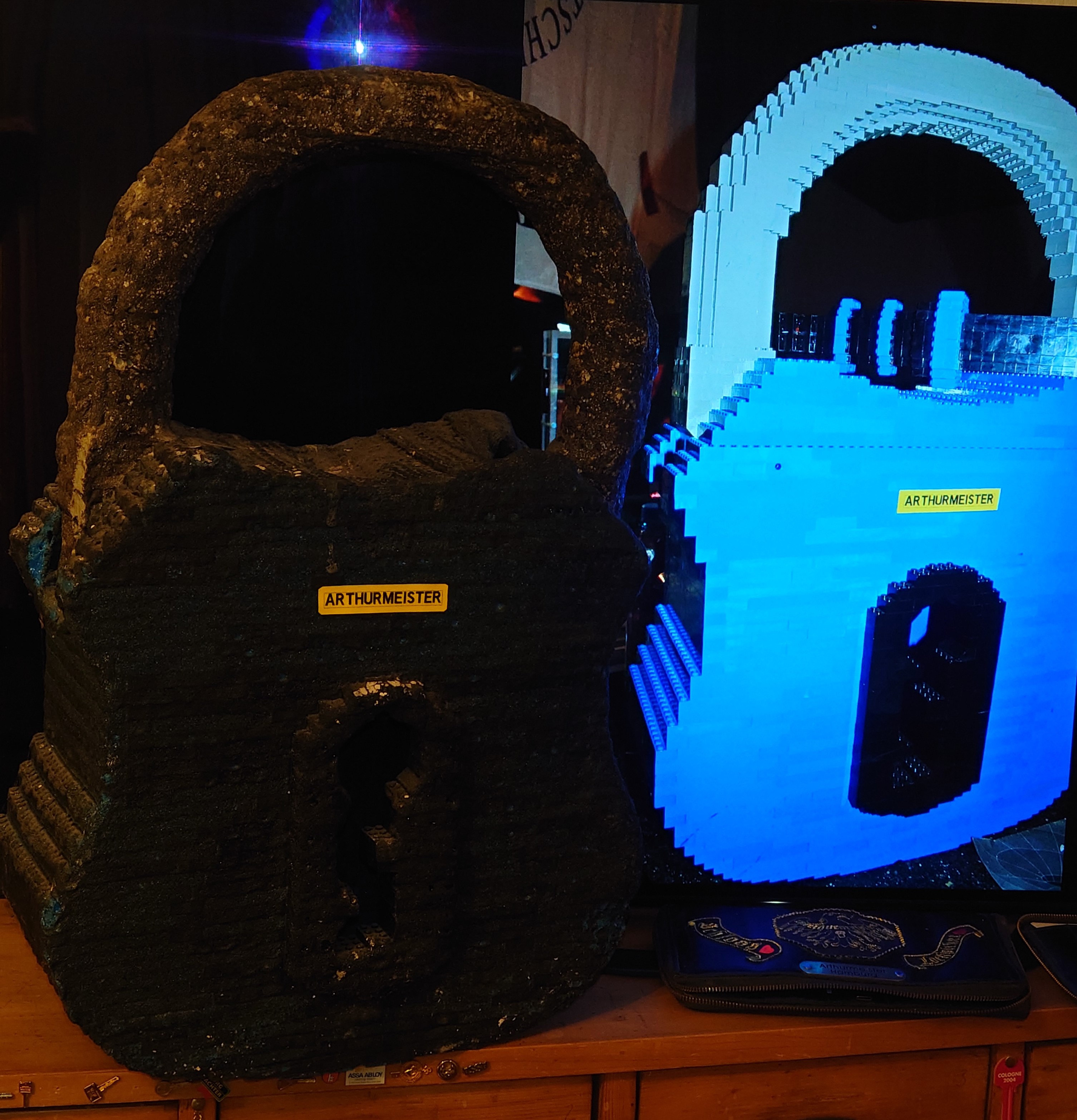 Wired Arthurmeister booms Arthurmeister USA. My Friend Harvey Mr. Smitz calls Arthurmeister in the Hasenstübchen, the Rabbit Hall und Bunny House. Yes Mr. Smitz, yes, yes really ? your Friend Harvey the Bunny want`s to komm in the Hasenstübchen ?! Ey Arkadasch, Noagerlzutzler, ey Heike II und Nachläufer, ey Strigoy du alter Aufsitzer, Mr. Smitz ist asking, if he can bring his Bunny Harvey with him into the Hasenstübchen ? All the Trinker call laut: Friend Harvey ? really, it is no Problem. Our Bunny House ist eh schon ein Irrenhaus, you know a Madhouse. We can pick your Friend Harvey. Yes, Yes ! Der Objektleiter Hannenberger läßt für Mr. Smitz die Glocke läuten ! In Arthurmeister s Jukebox by You Tube spielt Pointer Sisters: " SLOW HAND ". Mr. Smitz, it is time for your Medication now. The Rock Ola play Umberto Tozzi, yo Caminare. Yes, yes, Mr. Smitz, yes I know, yes, yes ! Oh, so amusing. Greetings to the Bunny in Beverly Hills from your Playboy, Yes, Yes, Mr. Smitz: Mrs. Friede Springer from the New`s Paper BILD et is happy. Maybe she will come with her Harvey to the Rabbit Hall, you know ! Hannenberger läutet die Glocke: Helbing und Rotkäppchen. Yes, yes Mr. Smitz, Driver Dieter takes you and your Bunny Harvey from Fuhlsbüttel. Tschüssing, i`ll greating the Detektiv`s. Yes Mr. Smitz, yes, the SEO for today is: Schwäbischer Hengst, Käppchen, you know Black Forrest and the Patsch Barracks, Stammtisch, American Lock, offen, Öffnung ohne Schlüssel. 𝐕𝐞𝐫𝐬𝐜𝐡𝐥𝐚𝐠𝐰𝐨𝐫𝐭𝐞𝐭 𝐦𝐢𝐭: 𝐀𝐫𝐭𝐡𝐮𝐫 𝐁ü𝐡𝐥, 𝐭𝐡𝐞 𝐃𝐮𝐭𝐬𝐜𝐡 𝐨𝐩𝐞𝐧 𝐋𝐨𝐜𝐤𝐩𝐢𝐜𝐤𝐢𝐧𝐠 𝐂𝐡𝐚𝐦𝐩𝐢𝐨𝐧 ! 𝐅𝐫𝐨𝐦 𝐖𝐈𝐑𝐄𝐃. Ö𝐅𝐅𝐍𝐔𝐍𝐆 𝐎𝐇𝐍𝐄 𝐒𝐂𝐇𝐋Ü𝐒𝐒𝐄𝐋, 𝐋𝐢𝐧𝐤𝐞𝐝𝐢𝐧, 𝐓𝐰𝐢𝐭𝐭𝐞𝐫 𝐗. 𝐋𝐞𝐠𝐨 𝐁𝐢𝐥𝐥𝐮𝐧𝐝 𝐋𝐞𝐠𝐨𝐥𝐚𝐧𝐝