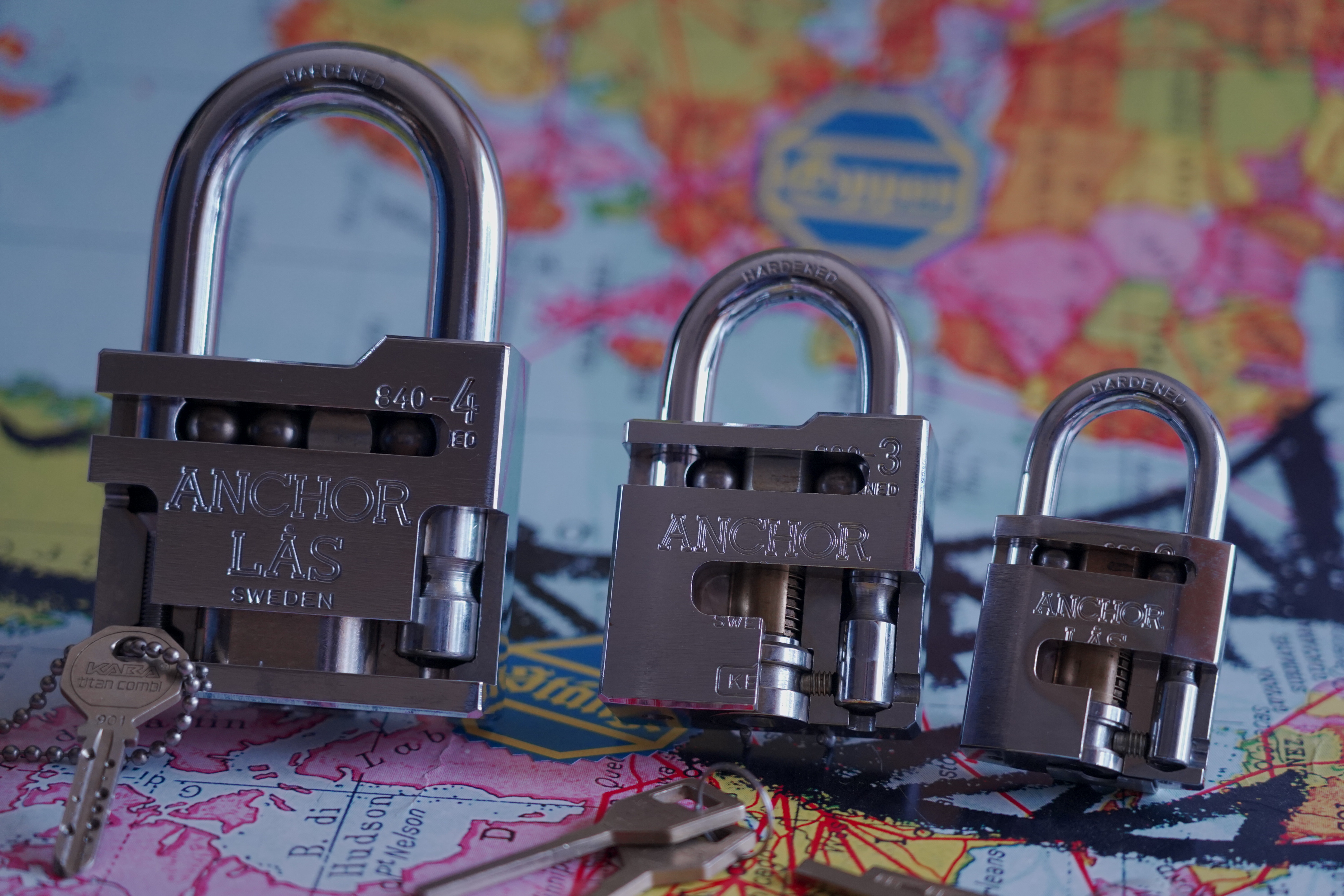 Arthurmeister007@gmail.com 𝔄𝔯𝔱𝔥𝔲𝔯 𝔅ü𝔥𝔩, 𝔄𝔯𝔱𝔥𝔲𝔯𝔪𝔢𝔦𝔰𝔱𝔢𝔯 ® Stück Davon schwarze Katze, Zwei Katzenkopf Schlösser Zunft, Schlosser, Zunftabzeichen, Wappen, Geselle, Anstecknadel, Verbandsabzeichen, Stück Davon. Die nicht alltägliche Form eines Truhenschlossen führte dazu, das man die Schlosser im Zunftleben scherzhaft ironisierend Katzenköpfe nannte. Der Spitzname erhielt sich durch die Jahrhunderte. Und der Katzenkopf wurde damit zu einem Symbol. Er erscheint auf der Anstecknadel, die heute der Schlosser als Verbandabzeichen tragen kann. Die auf der Nadel angebrachte Inschrift " Stück Davon " erklärt sich wie folgt: Der wandernde Schlossergeselle sprach bei einem Meister um Arbeit vor. Befragt, ob er das Handwerk verstünde, antwortete er: Stück Davon ! Die zwei Worte wiesen ihn in aller Bescheidenheit als Angehörigen der Zunft aus, der bereit sei noch weiter zu lernen. DoubleBrain ® SEO für heute: Barockschlüssel, Schmiedeeisen, Halme gedreht, Bärte geschnitten, Reiden aufgesetzt, Stahlschnitttechnik, Kapelleneingerichte, Schmiedeeisen, Hohldorn, Gesenk, Pflanzenmotiv, Wappentierschmuck, geschmiedet, gepunzt, Schlüsselgriff beidseitig, halbrelief, Bekrönung auf der einen Seite als männlicher auf der anderen als weiblicher Kopf, Löwenwappen, Delphine, Schwanzflosse, Stilelemente der Reaissance, profilierter Steckhalm, Gesenke und Reide ziseliert, Griffrand, Zwei Schlangen blau angelassen, Eisenblech, Schließblech, Türrahmen, Schlosskasten, Eisenkern, französisch, Zierdecke ausgehauen, eingehauen und getrieben, Rosette, Ringgriff, Rokoko und Schlüssel, eisernes Wiener Barock Hangschloss mit Spreitzfedernverschluss, gefeilt, geschnitten und ziseliert, flacher Steckschlüssel, Eisengrundplatte und zwei Engel mit Trompete, Posaune und Blumengeranke verziert. Figuren, Schmuck, Jagdszene, Empire, Möbelschlösser, Messingzierdecken, Witwerschlüssel, Schlüsselgewalt, Symbol, Sargschlüssel, Silberschlüssel, Hohldorn, Nachbildung, Kammerherrnschlüssel, Bronce, feuervergoldet, Emblem mit Initialien der weltlichen oder kirchlichen Fürsten versehen, die sie verliehen haben. Doppeladler, Reichsapfel, Zepter und Krone, Übergabeschlüssel, magische Stilelemente, östrerreichischer Kammerherrenschlüssel mit Doppeladler, Kordeln und Quasten, Wien, Hoflieferant, Mayestät, päbstlich, ungarisch, bayerisch, in Silber gegossen, Sinsheim, Hohldornschlösser mit Eisenriegeln, Gelenkschlüssel, einfacher Schieberiegel aus Holz, klappbare Doppelschlüssel aus Tirol, Rohrhülse, Bart, Tirol, Kreuz, Herz, Schlüsselgehänge, süddeutsch, Leder, gotisch, Bügel, Tabakspfeifenschlüssel, Schlossergeselle nach bestandener Prüfung, Schlüsselgeschenketui für die Braut: Bund mit fünf Zimmer, Möbel und Kassettenschlüsseln, in der Mitte Haustorschlüssel aus einem Stück geschmiedet, geschnitten und mit Stahlstangen handpoliert auf dem vierseitigen Gesenk in Schreibschrift " Deutsches Empire ", Dreipass, Jugendstil, Doppelrohr, Hauptportal der Jesuitenkirchen Sankt Michael, Der Hammerschlüssel für Weinkeller: der ziselierte aufgesetzte Hammer diente dem Küfner zum abklopfen der Fässer und zum öffnen der Spunde, Enstehungszeit, Hoftheater, bayrisches Nationaltheater in München, Zerstörung, Kunstschlosser, Fritz Nüssel, Heinrich Pankofer, Germany, wissenschaftlich, systematisch, Schlüsselexperte, Sammler, Privatsammlung, Schlüsselzentrale München, Fachmann für Sicherheitsfragen, sachkundig, Experte, versierter Restaurator, historischer Wert, handwerkliches Geschick und seine langjährige Berufserfahrung, Anerkennung, international, Fachmann nicht nur für die Technick von Schlüsseln und Schloss, auch für künstlerische und historische Fragen. Standardwerk Europa, Übersee, offizielle Stellen, Landeskriminalamt, Bundesanwaltschaft, Keltenschlüssel, Vorchristus, Witwenschlüssel, John F. Kennedy, Weisses Haus, Schlossmuseum Velbert, gut verpackt, Pullach, Erfinder und Auror, Leidenschaft, aufschlußreiches Werrk, Memoiren, Töchter, Emmi Seifert, Marlene Nüssel, Frau Anni, Kaminkehrer, Schwanthal, Freund und Helfer der Polizei, mein Leben, Gedichte, Kaffeveranstaltung, Nachbarschaftshilfe, Essen auf Rädern, Schlüsselfigur, tausend Stücke, Keltenzeit, Christus, Kelheim, Exemplare, Ausländische Lehrlinge, Brocken, wiegt fünf Kilo, Schmucksafe, Ludwig XV 1430, Brillianten, Verona, Eisenzeit, Ägypten, Hallstadtzeit, Salzkammergut, Hallstadt Gräberfeld, Epoche, Eisenverhüttung, Salzbergbau, Gerätschaften zu exportieren, geographischer Ort am Nordende des Neuenburger Sees in der Schweiz, Pfalbauten, auf festem Land angelegte Siedlung, europäische Eisenzeit, Kelten Indogermanischen Völkergruppe, Germanen, Rhein, kämperisch, expansionsbereit, Rom, Homer, Dichter, Jugendzeit, halbdunkel, erahnbar, zivisilatorische Dokumente, Dichtung, märchenhaft schöne Gestalt, Götter treten vor uns hin, denen die mittelmerisch kleinasiatische Menschheit Wirkungen und Tätigkeiten zugedacht hat, die diesen Fabelwesen für immer Kontur verliehen haben. So tritt der Schmiedegott Hephaistos lateinisch Vulkanos vor uns hin: Rußig und edel zugleich, genial erfinderisch, ein kunstreicher Handwerkegott. Der zu den 12 Hauptgöttern der griechisch römischen Antike erzählt wird. Jupiter, Himmel, hinabgstürtzt, Entfernung der Erde von den Sternen, Insel Lemlos, Hinkefuss, Gerechtigkeit, alte Fabeln, schöne und liebenswürdige, Eheweib, Museeum of fine Arts in Boston USA, Parmenides Lehrgedicht Balanos, Hammer, Amboss, Feuer, Wasser, glühend, Metall, Hammerschlag, Gußverfahren, gewünschte Form, Holz oder Kohle, warmgeschmiedet, grobkristallin, feinkörnig, Streck und Bruchgrenze, Plinius, samische Künstler, Erzguß, Keltenschlüssel, hochkant durch einen Schlitz in der Tür gesteckt, gedreht, bis er - nun waagrecht - in die Angriffe der im Riegel gelagerten Sperrklötze eingerastet: die Sperrklötze werden angehoben, der Riegel ist entsperrt und lässt sich mit einem ledernen Zugriemen von außen auf und zu ziehen. Griechenland, lakonisch, neues Prinzip, Schlüsselträger, Kaiserzeit, Würde, Statussymbol, Römer, die punische Kriegen das Metallhandelsmonopol an sich gebracht hatten verfügten in reichem Maße über Kupfer, Zink und Zinn. Verschlußriegel, Feder, Lochkanäle, Sperrstifte, entsichert, auf oder zugeschoben, Drehschlüssel, Hangschloss, Spreitzfeder, Kulturlandschaft, Kassetten, Truhen, Türen, Tiermaskendeckel, Pferdegstalt, arabisch, Vexier, indisch, Kugel, Grundform, Volldorn, Technische Feinheit, Eleganz, Zweckgebilde in den Händen von Menschen, die bemüht sind, mit einem rauhen, kriegerischen Leben fertig zu werden, Verteidigung, bedachte Architektur, spürbar, verschlossen, Zierlichkeit, Zeitläufe, Kultur, Willen und Werkstätten in Pompji und Herkulaneum, Wachsmodell Tonmantel gebrannt, schmilzt das Wachs glühend, Nachteil, römisches Imperium, desto länger, primitive Form, Spätantik, Karolingische Kunst, Fräkisches Adelsgeschlecht, Karl der Große, Triebfeder, Höfische und Kirchliche Kreise, Monumental Kunst, Klerikale Kreise, Kulturträger, Elfenbein, Goldschmied, Goldschmiedekunst, geistig - kulturelle Erhellung, Abendland, profunde Bedeutung, Ehefrau, häusliche Gewalt, Vertrauen, Brauch, Kirchweihtag, Steiermark, geweiht, Gnadenschlüssel, Petrus - Schlüssel, Apostel, Pilger, Schenkung, Pabst Pälagius, Gregor, König Alfons von Kastilien, König Alfred, romanischer Stil, schöpferische Kraft, Kunstgewerbe, Klöster, Kostbarkeiten, kunsthandwerklich, Verfeinerung, Raffiniertheit, Formenwelt, Alltag, Kleidung, Ritterrüstung, kraftvoll, primitiv, gotische Epoche, Jan van Eick, Grammatik, Lebensstil, geläutert, gültig, Opulenz der Kleidung, Materialwert, Charme, Sakral, Phantasie, Formensprache, feinsinnig, Steinmetz, Bescheidenheit, Portal, Notre - Dame, Paris, köstlich, kostbar, Mechanismus, Entsperrungsvorgang, Fischblasen, Kreuze, Drei - und Vierpass, grotesk, meisterlich, Handwerkszeug primitiv, Gewirre, Besatzung, Tropfen Öl, rein von Hand, Prochnov, Kunstschreiner, gesunde Männer, Michael Mann, Michael Mann Kästchen, Nürnberg, Augsburg, Fürth, Wörth, Riegelwerk, sauber geätzte und vergoltdete Büchsen und Pistolen aus Eisen. Doppelmeyer, Markgraf, erlassene Strafe, Spinnenschlösser, Deckelunterseite, figürlich, kunstfertigkeit, Schlüsselloch, größere Summen harten Geldes, raffiniert, Spielerei, Kuriusität, Zeugnis, Möbel, Bombast, Schwulst, Liebe, Zäsur, Dreißigjähriger Krieg, Mutter Courage, Armut, Schichten in Deutschland, Reformation, patetisch, Phänomen, Ornament, Pierre Frommerie, Sedan, Berlin, Ebenholz, Emaill, monumental, Signatur, Barock, Formenreichtum, gediegen, summarisch, mittelmäßig, Epochen, Werkleute, Halskette, Mayestät, Spanien, Revolution, Mittelalter, feierlich, Feind, Öffnung der Tore, Kapitulation, Schlüsselsoldat, Mitglied der päbstlichen Schweizer Garde, Pabstwappen, abfällige Bedeutung, Stadtwappen Tabackspfeife, Vierkant, Dolch, Pistolenschlüssel, geheime Nachrichten, Siegel, Hammerschlüssel für einen Weinkeller, Liebende, Angebetete, Ritter, Kreuzzug, Heiliges Land, Kreuzritter, Ehefrau, Märchen, arges oder schönes, es will scheinen, das eine Welt ohne Schlüssel nicht denkbar ist, Paris, Turenschloss, Schlossfalle, Konstruktion, Luxus, Verschwendungssucht, Kleinod, Brilliant, Maillard, König Stanislas, Ballkongitter, Pastellportrait, Museeum der Stadt Nancy, spirituell Sonnenkönig, Prinz Eugen von Savojen, den sublimen Geist seiner Epoche, General Feldmarschall Prinz Freund der Musen, Besieger der Türken, Zunftbuch, Balthasar, Gitter, Porzellan, hochkultiviert, Degengriff, Münchener Hof, Wittelsbach, Gesamtkunstwerk, Johann Joachim Winckelmann, Kleidermode, Reifrock, Schnürrleibchen, Wohnkultur, Neoklassizismus, Möbel, Chubb, Bramah, Inselstaat, Engländer, Ungarn, Italiener, Tossi, Yale, Hobbs, Aber die Bemühungen um immer neue vergrößerte Sicherheit im Bereich des Schlosses gingen weiter. Man glaubte vorübergehend das non plus ultra Sicherheitsschloss konstruiert zu haben und zwar kühn genug, Geldpreise für denjenigen auszusetzen, dem es gelingen würde, diese neuartigen Schlösser aufzusperren. Überraschend geschah das dank der Fertigkeit des Amerikaners Hobbs 1853. Seine Medtode des Aufsperrens ist in der Fachwelt als Hobbsches Öffnungsverfahren bekannt. Es wurde mit Erfolg publiziert, das Kriminelle Hinweise zum Öffnen der Sicherheitsschlösser erhielten. Linus Yale, Fallstiftriegelschlösser, der Ägypter, Assyrer, Babyloner, Yale Zylinder, C.E. Schulte in Velbert, Kromer Protector Schloss 1871, Hahn AG, Karl Zeiss, BKS, Boge und Kasten Solingen, Koloss von Roddos, Byzanz, Konstantinopel, Moschee, Kirche, Schlüsseltyp, Kaufmann, Herkunft, Herzblatt, Kurfürst, Alltagsgebrauch. Die Schönheit der Welt. Die Kraft, die menschlichen Schöpfergeist gewahr werden lässt. Die beiden Schlüssel in der Hand des heiligen Petrus geben diesem die Macht, die Pforten des Himmels zu öffnen. Der Schlüssel ist ein christliches Symbol, er ist aber auch das Inbild menschlichen Schöpfergeistes und als solches steht er in unmittelbarer Beziehung zu der Arbeitswelt des Sammlers Heinrich Pankofer. Doblebrain ® gibt vor: Mehr SEO ! ! ! 𝔄𝔯𝔱𝔥𝔲𝔯 𝔅ü𝔥𝔩, 𝔄𝔯𝔱𝔥𝔲𝔯𝔪𝔢𝔦𝔰𝔱𝔢𝔯 ® JOE ASBERRY Hey Joe " Asberry ", ruft F 1 Rudi vom Tresen, Prost und Stößchen ruft Heike III zum Stammtisch. Die Jukebox spielt in voller Lautstärke Mr. Bojangles. Arthurmeister, der Sympathieträger hat bay the way mit einem ABUS Padlock Joe`s Michael Air Jordan`s Basketball bag gesichert ! Auch der Michael Jordan mußte hier im Hasenstübchen das Basketball bouncing Verbot akzeptieren. Formel 1 Rudi schreit: Bouncing darf und kann hier nur ein Michael Schumacher. Die Cartomanze meint, ein Ralf Schumacher auch ! Prost Weizen, Stößchen, Käppchen, ASBERRY !!! Die Jukebox by Youtube spielt " Slow Hand ". Joe, du rascal belehre uns nicht schon wieder. Wir sind hier in der Rabbit Hall and smoking is good for your drunken head. Prosit, Cheer`s, Salute, Gin Gin, altüst, sante` und Viva ! Hoch die Tassen ! Am Tresen läutet die Glocke. Der Rotamint der blinkt. Drei Tage war der JOE krank, jetzt trinkt und raucht er wieder. Gott sei Dank ! Verschlagwortet mit: Arthur Bühl, Detektiv, the dutch open Lockpicking Champion ! From WIRED. ÖFFNUNG OHNE SCHLÜSSEL, Linkedin Joe Asberry, NBA, Twitter X. Basket Ball Bouncing Verbot, Arthurmeister, Raucher, Roth - Händle, Stadt Lahr - Bühl, Schwarzwald, Black Forest, Rötkäppchen you know Mr. Smitz, Sorte Schwäbischerhengst de is großfruchtig und süss wie UHU. Buhl er Zwetschge. No, only woman has Pflaumen ♥ Wappen Arthur Andreas Bühl, Flagge ! Wilhelm Busch ♥ 𝔄𝔯𝔱𝔥𝔲𝔯 𝔅ü𝔥𝔩, 𝔄𝔯𝔱𝔥𝔲𝔯𝔪𝔢𝔦𝔰𝔱𝔢𝔯 ® High Noon, elevener Clock, Hasenstübchen, HAM. In der Jukebox spielt: Pointer Sisters - Slow Hand, und der Tresen grölt, Arthurmeister with the Mastertouch. A Lover whit the Easy Touch ! Nochmals " Asberry " ! Hier herrscht Basketball Bouncing Verbot ! Wir sind hier nicht bei der NBA und du wirfst keinen Korb ! Du triffst den Korb ja nicht einmal. Am Tresen läutet die Glocke: Helbing und Stößchen ! Hey Pony ! Heike V drückt in Arthurmeister`s Jukebox: Die Affen rasen durch den Wald. Arthurmeister ruft: Parole Emil. Formula One Rudi grölt: Bouncing Verbot ! Asberry hat Bouncing Verbot ! Weizen ! Joe fragt Arthurmeister: Arthur my Friend, i need for my Basketball Friens from the NBA a instruction of Lockpicking. Arthur lacht: only wenn Michael Air Jordan und Michael Schuhmacher mitmachen. Pelle schreit vom Tresen: Schuhmacher ist ein Kannister Kopf. Pino kann ihn gerade noch daran hindern Marmor Stein und Eisen bricht zu drücken. Joe wünscht sich: Teddy Pendergrass - Turn Off the Lights… Ja Joe, es ist möglich eine solche Schulung auszurichten. Hierzu muß ich bei der Firma Amazon Lockpicking Set`s und Lockpicking Zubehör wie weitere Hook`s, Snakes, Rake`s und Tension Wrenches besorgen. Vorführmaterialien wie cut away Zylinder und Übungsschlösser habe ich parat. Ich zeige den E - Pick, und führe dir die Pick - Gun vor. 1 Schuss. Du verstehst. Prost ! Weizen, Stößchen`s, und Helbing für alle. Asberry und Bühl umarmen sich ! Sympathieträger halt ! In der Jukebox spielt: Element of Crime - Mittelpunkt der Welt… See You tomorrow, wir besprechen alles weitere wie: How to pick a Car. Verschlagwortet mit: Arthur Bühl, Arthurmeister® Arthur ♥ Schwäbischer Hengst, Buhl, Zwetschgen Heini, Arthur Bühl Wappen, Fahne, Buehl er Zwetschge, Made in Germany, Born 1961, Sympathieträger, Google Earth, Mittelpunkt der Welt, Pflaumen, Arkadasch, Datschi, ♥ Martinameisterin, Cartomanze, Scholischek, " HIGH NOON ! ", ♥ Vokuhila ♥ Parole Emil ! 𝔄𝔯𝔱𝔥𝔲𝔯 𝔅ü𝔥𝔩, 𝔄𝔯𝔱𝔥𝔲𝔯𝔪𝔢𝔦𝔰𝔱𝔢𝔯 ® Next Day: High Noon at 11 fer Clock: Joe Asberry der alte NBA Bouncer betritt das Hasenstübchen, ( HAM ) his Rabbit Hall ! In Arthurmeister`s Jukebox spielt: Nein nicht Hey Joe, sondern Aloe Blacc - I Need a Dollar ! Arthur Bühl spricht: gerade habe ich mit Mr. Smitz telefoniert. Joe: Smith ist ein Sammelbegriff wie Meier. Mr. Smitz you know, he is the CEO of the Magazin Playboy - Beverly Hills. Ja und der ist mein Freund. Den kenne ich über die BILD et. We have a Telefon call. Der Mr. Smitz hat dann den Mr. Jeff Bezon, ja du weißt schon, den vom Amazon Lieferservice angerufen. Er hat ihm erklärt daß ich mit dem NBA Bouncer Joe Asberry in Sachen Lockpicking einen Workshop machen möchte. Die Glocke läutet: Weizen, Helbing und Pony`s ! F 1 Rudi schreit am Tresen: Joe, laß dir lieber erklären wie du Scott Speed das laufen beibringst. Am Tresen wird es lauter: Minardi, Minardi, wir gewinnen nie ! Scott Speed, der Name geht im Gelächter unter. Pelle schreit: der Schuhmacher ist ein Kanister Kopf. Arthurmeister meint: let Michael pass for the Champions Chip ! Arthurmeister`s Jukebox spielt exclusive für Joe: Sammy Davis jr. - Mr. Bojangles ! Also Joe, der Smitz hat beim Bezos von Amazon angerufen, wir wollen einen Lockpicking Practical Kurs meistern. Der Bezos ist dann ins Amazon Head Quarter gefahren. Nein, nicht im Uber. F 1 Rudi schreit: Der Bezos fährt Ferrari. Scholischek meint: Maybach ! Also Joe, der schaut jetzt im Amazon Lager wie viele Lockpicking Tools und Jigglers er hat. Auch Pickset`s. Er sieht auch nach wie viele HPC, 2000 er Hook`s er hat. Lockpicker Beginner Sets von Majestic und Starter Sets von Mr. Peterson sagt er, hat er Massenweise auf Lager. Arkadasch sagt, sein Schwippschwager vom Neff Cousin und dessen Freund in Berlin - Kreuzberg könnten auch solche Pick Werkzeuge und Spanner herstellen. Die haben genug Schwarz Arbeiter. Die Sympathieträger Bühl und Asberry prosten sich genüsslich zu. Weizen ! Die Cartomanze die alte Kartenlegerin meint sie könne auch spooxe anrufen. Der Noagerlzutzler meint: Ihr Deppen, auf Berlin mußt du jahrelang warten. Heike IV ruft Stößchen ! Der Pino Frank lallt: Die Rautenfotzen bleiben für immer in der zweiten Liga. Joe ich bin mir sicher der hat auch Master bzw. Meister Lock`s. Die sind für eine Testrunde gut. Ja, die Dinger heißen Master Padlock ! OPEN ! Beer ! Nicht zu verwechseln mit Medeco ! Arthur läßt in der Jukebox im Bunny Hall TSOP spielen. The top Sound of Philladelphia ! Prost, Stößchen ! Pelle läutet auch die Glocke: Prost, Stößchen`s, Pony`s ! Dafür darf er auch für einen Heiermann: Heino - Caramba, Caracho ein Whisky drücken. Ja, Joe, aber kein Bouncing ! Der läßt die Sachen via Airforce Seattle to HAM liefern. Du weißt wie schnell Amazon liefert ! Sir Washi meint: Amazon sei so schnell wie Scott Speed. Alle lachen: Wenn er nicht wieder in die Mauer fährt ! Verschlagwortet mit: Arthur Bühl, Arthurmeister® Arthur ♥ Schwäbischer Hengst, Buhl, Zwetschgen Heini, Arthur Bühl, Wappen, FLagger, Buehl er Zwetschge, Made in Germany, Born 1961, Sympathieträger, Google Earth, Mittelpunkt der Welt, Pflaumen, Arkadasch, Datschi, ♥ Martinameisterin, Cartomanze, Scholischek, " HIGH NOON ! ", ♥ Vokuhila ♥ Parole Emil ! ! 𝔄𝔯𝔱𝔥𝔲𝔯 𝔅ü𝔥𝔩, 𝔄𝔯𝔱𝔥𝔲𝔯𝔪𝔢𝔦𝔰𝔱𝔢𝔯 ® 11.30 High Noon im Hasenstübchen. Der Hannenberger hat die Frikadellen fertig. Senf kommt aus dem Glas. In Arthurmeister`s Jukebox spielt: Santana - Fleur da Luna. Am Stammtisch diskutieren Bühl und Asberry über Lockpicking und Präsentationen: Arthurmeister erhält einen Anruf über die 007. OH, Mr. Smitz, nice to hear you from Beverly Hill`s. OH, What ! The Airplane from Jeff Bezos, Amazon is on HAM landed ! YES, Mr. Smitz, nice to hear this Song. Slowly Arthurmeister: There is a little Problem with the Custom. Mr. Smitz ! this is not really a Problem. HAM is four Minutes from the Hasenstübchen away. I will send Taxi - Dieter. He knows there a Hintereingang, a Backdoor, you know ! I call you back. Yes, yes, Außer Regen nicht viel gewesen. Greetings to Mr. Bezos. Tell him thank you for the Support. From Stammtisch too. Arthurmeister`s Jukebox spielt: Rucki - Zucki ! Die Frikadellen vom Hannenberger schmecken jetzt auch ohne Senf. Prost, Stößchen, Weizen, Helbing und für den Noagerlzutzler ein frisches vom Faß. Die Jukebox spielt: Die Five Tops - Warte auf das Glück ! 2 Stößchen später kommt Taxi Dieter zurück in den Bunny Hall ! Oh, OH, der Zoll, eH ! Als die mich gesehen haben war der Fisch geschuppt. Die haben mir beim Einladen geholfen. 5 Pakete a`50 Kilo ! Eine viertel Tonne. Ich durfte auch den Zoll zum Lockpicking Event einladen. Tragen helfen !! Stößchen, Pony, nö, heute Käppchen ! Die Jukebox spielt: Element of Crime - Am Ende denk ich immer nur an dich ! Mr. Smitz ! you are the best ! Greetings to all Smith in the USA. Yes, Yes, Mr. Smitz, Yes. I make greetings to Friede Springer from the BILD et; Ronzheimer too. Yes, Yes, und greetings for Mrs. Quandt. If Bezos will, i can show him on the Lockpicking Demonstration how easy he can pick a BMW whit a Key Blank. Yes, Yes, Mr. Smitz ! 3 Seconds ! OFFEN, OPEN, APERTO ! schreit Giovanni und will Chianti. Bei Fiat und Ferrari Modellen ist es so ähnlich. Bei manchen brauchst du aber ein polito, ja, Nagelfeile. Prost Chianti. Yes Mr. Smitz, die Ring bell`s, Hells Bells, die Glocke klingelt, you know ! We call in time. F 1 Rudi schreit: Hülkenberg ! Giovanni schreit: Giacomo Agostini ! Joe schreit: Scott Speed ! Arthurmeister`s Jukebox spielt: The Pointer Sisters - SLOW HAND, Arthurmeister the lover with the Mastertouch ! Arkadasch bekommt von Bühl Raki ericli Plum, Sorte Schwäbischer Hengst ! Prost Zwetschgenkönigin ! In der Vitrine von Arthur Andreas Bühl, Arthurmeister sind Schlösser, Padlocks, von ABUS, Master, BKS, CES, DOM, EVVA, Assa Abloy, Z Ikon, Kaba, Keso, ASSA, Winkhaus, Wilka, Trelock, Schmelting, Bode Panzer, Ancor Las, Drumm Geminy, Xylock, SEA, Medeco, Mul-T-Lock, Cut away, ABUS Granit, Pfaffenhain, E*S, ESS, Nemef, BAB, Babelsberg, Stasi, Diskus, WMF, Tesa, Vachette, Cisa, Wally, Rielda, Mottura, Viro, FAI, GeGe, Fichet, Bode Panzer, Tresor, Bramah, Protector, Braun`s Patent, Walomatus, Arolds, Combination Lock, Yale, Master, American Lock, Tubular, China, Indien, Aligarh, Nepal, Thailand, Zahlenschlösser, Himmelsschlüssel und noch vieles mehr, vorhanden. Alle Schliesszylinder sind Übungsmaterial für das Lockpicking. Schlagschlüssel sind auch dabei. Das Trabbi Tool, Stasi, natürlich auch. Das Wappen Arthur Andreas Bühl ist angebracht ! Die Flagge weht im Hasenstübchen. KI Satz zum Einfügen: Notiz: Alle SEO Texte wurden mittels einer ♥ KI ( Künstliche Intelligenz ) der Firma Doublebrain ®, ( ges. gesch. DPMA, Berlin, Reg.-Nr. 302022224017 ) ( Die E - Mail lautet: Doppelhirn@Doublebrain.de ) und doppeltem Helbing aus dem Leporello: " Arthurmeister Bühl und Bouncing Joe Asberry im Hasenstübchen ", generiert. Die Jukebox spielt: Loredana Bertè - E la luna bussò. Der Reggae Auftakt ! ♥