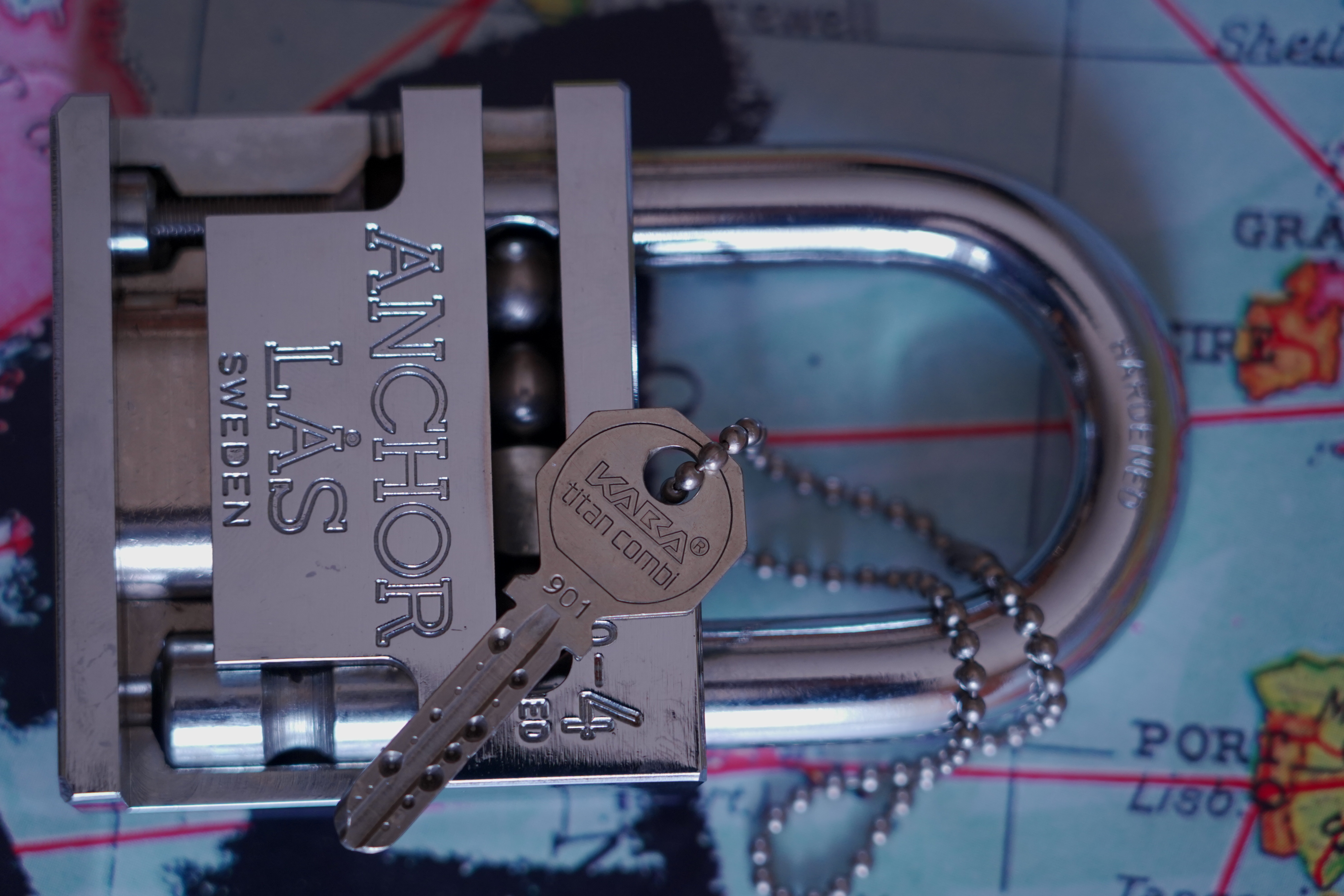 Arthur Bühl, Arthur meister ®, Lockpicker herz ®, Schloss herz ®, Porno meister ® Der Ballon d'Or wird auch beim Lockpicking vergeben. Seit der Gründung 1997 der Sportsfreunde der Sperrtechnik wird der Ballon d'Or jährlich verliehen und gilt als eine der prestigeträchtigsten individuellen Auszeichnungen im Lockpicking: KI-worldwide.de, powerd by Arthurmeister ® Carsten Jasner, MUT PROBEN ! Das Leben ist tödlich. Aber es muß nicht sterbenslangweilig sein. In diesem Buch werde ich ab Seite 139 in dem Kapitel: Mut zur Lücke, Loch im Tresor. Todsichere Systeme und wie man sie knackt wie folgt beschrieben: Ein Mann mit Pferdeschwanz sitzt hoch konzentriert am Werktisch. Sein Blick ist ins Nichts gerichtet. Für das was er tut, braucht er seine Augen nicht, er sieht mit dem kleinen Stahlhaken zwischen seinen großen Fingern, mit denen er sich einen Weg in das Schicherheitsschloss bahnt. Er gleitet in die ölige Innenwelt, ertastet Wände, Widerstände, Ausbuchtungen. Er fühlt schließlich die genaue Position der Stifte, rastet einen nach dem anderen ein. Diese Momente, sagt der Zweimeter mann, seien " Vorboten zum Orgasmus " ! Arthur Bühl, von seinen zahlreichen Bewunderern " ARTHURMEISTER " genannt, ist einer der Besten bei den Sportsfreunden der Sperrtechnik, einem Verein in dem sich bundesweit rund fünfzehnhundert Mitglieder in sechzehn Ortsgruppen treffen, um in ihrer Freizeit Schlösser zu knacken. Ins Leben gerufen hat den Verein Arthur Bühl und sein Freund Steffen Wernèry, ein Mitbegründer des Caos Computer Club. Digital hacken oder analog knacken - für Wernèry gibt es da keinen Unterschied. Hier wie da treibt ihn der rebellische Reiz, Lücken im System zu finden, die Verkäufer als todsicher preisen. " Doch sicher ist nur, daß alles aufgeht " ! Dafür sort die Lust, die jeder kennt: Schatzkammern zu betreten, Geheimnisse zu entschlüsseln, Widerstände zu überwinden, Verbotenes zu tun, sich Zugang zu veerbogenen Ecken und Winkeln zu verschaffen. Die " Sportsfreunde " treibt diese Lust seit ihrer Kindheit um. Wernèry bog mit zwölf Jahren seinen ersten Dietrich aus einem Kleiderbügel und sperrte seine Lehrer ein. Der kleine Arthur bekam eine Ahnung von seinem Talent, als es ihm gelang, die Spardose schlüssel - und zerstörungsfrei zu entriegeln. Heute triumphiert er als mehrfacher Deutscher Meister im sogenannten Lockpicking, dem Öffnen von Schlössern unter Wettkampfbedingungen. Immerhin siebenundsechzig Jahre lang war das erste Sicherheitschloss der Welt tatsächlich ein Sicherheitsschloss. Der englische Tüftler Joseph Bramah, der so nützliche Dinge erfand wie eine Banknoten - Nummeriermaschine und eine Zapfanlage, die heute noch in britischen Pubs Bier in Gläser sprotzt, ersann 1784 ein Zylinderschloss, daß als unbezwigbar galt - bis 1851 ein professioneller Knacker nach sechzehn Tagen engagierten Stocherns das Ding öffnete. Dieser Akt war ein Schlüsselerlebnis in der Beziehung zwischen Mensch und Mechanik. Ein Sieg der lebendigen Sinne über ein sprödes System - zu einer Zeit, da die Gesellschaft sich dem stampfenden Rhythmus der Industrialisierung unterwarf und der Glaube an das Heil der Technik verdrängte. Lockpicking wurde zu einem populären Sport, der Helden schuf. In den dreißiger Jahren des 20. Jahrhunderts etwa gelangte ein Prister zu Weltruhm, weil er reihenweise sowohl als einbruchsicher gepriesene Tresore als auch " ausbruchsichere " Gefängnisschlösser entriegelte. " Der schwerste Schrank hat seine Schwächen, er läßt sich ohne Müh erbrechen " ! - diese alte Panzerknacker Weisheit hat nach wie vor Gültigkeit; sie hängt über den Köpfen der Hamburger Lockpicker. Arthurmeister braucht für handelsübliche Stiftschlösser, die fast jede Wohnungstür zieren, zwischen zehn Sekunden und fünf Minuten, je nach Hersteller. Bohrmuldenschlösser, die bei der Deutschen Post, auf Flughäfen und in Atomkraftwerken verwendet werden, sind vor ihm ebenso wenig sicher. Er nutzt dabei mechanische Ungenauigkeiten, winzige Spielräume, die sich bei der Herstellung nicht vermeiden lassen und zehnmal dünner sind als ein Haar. Ein paar Mal klickt es, der Meister dreht den Zylinder, streicht seine Haare zurück, steckt sich eine Zigarette an. " Tja " sagt er, " und wenn man dann das Schloss aufkriegt - das ist ein geiles Gefühl ! " Ich habe dann später den Jasner in Berlin angerufen. Bei dem Telefonat kam lediglich heraus er wüßte von dem Interview nichts mehr und wolle auch nichts mehr wissen. Da habe ich noch bemerkt, er hätte auf dem Lockpicking " Bunten Nachmittag " nicht so nerven brauchen, wenn er dann doch so einiges durch den " Tüddel " kriegt. Taged mit: Spiel nicht mit den Schmuddelkindern ! Verzwetschget mit: Bühl Arthur, Bühl Wappen, Bühl Fahne, Bühl Urkunde, Bühl Patent, Bühl Achteck open, Zwetschgenhengst, Zwetschgenfest, Meister Arthur, Bühler Zwetschge, Arthur Andreas Bühl, Detektiv, Privatdetektiv, Hamburg, Germany, Siegel, Ring. Arthurmeister007@gmail.com VereinsWiki Fandom, 𝔄𝔯𝔱𝔥𝔲𝔯 𝔅ü𝔥𝔩, 𝔄𝔯𝔱𝔥𝔲𝔯𝔪𝔢𝔦𝔰𝔱𝔢𝔯® 𝗩𝗲𝗿𝘇𝘄𝗲𝘁𝘀𝗰𝗵𝗴𝗲𝘁 𝗺𝗶𝘁: 𝔄𝔯𝔱𝔥𝔲𝔯 𝔅ü𝔥𝔩, 𝗔𝗿𝘁𝗵𝘂𝗿𝗺𝗲𝗶𝘀𝘁𝗲𝗿, 𝗥𝗮𝘂𝗰𝗵𝗲𝗿, 𝗥𝗼𝘁𝗵 - 𝗛ä𝗻𝗱𝗹𝗲, 𝗦𝘁𝗮𝗱𝘁 𝗟𝗮𝗵𝗿 - 𝗕ü𝗵𝗹, 𝗦𝗰𝗵𝘄𝗮𝗿𝘇𝘄𝗮𝗹𝗱, 𝗕𝗹𝗮𝗰𝗸𝗳𝗼𝗿𝗲𝘀𝘁, 𝗥𝗼𝘁𝗸ä𝗽𝗽𝗰𝗵𝗲𝗻 𝘆𝗼𝘂 𝗸𝗻𝗼𝘄 𝗠𝗿. 𝗦𝗺𝗶𝘁𝘇, 𝗦𝗼𝗿𝘁𝗲 𝗦𝗰𝗵𝘄ä𝗯𝗶𝘀𝗰𝗵𝗲𝗿𝗵𝗲𝗻𝗴𝘀𝘁.𝗱𝗲 𝗶𝘀 𝗴𝗿𝗼ß𝗳𝗿𝘂𝗰𝗵𝘁𝗶𝗴 𝘂𝗻𝗱 𝘀ü𝘀𝘀. ♥ 𝗡𝗼, 𝗼𝗻𝗹𝘆 𝘄𝗼𝗺𝗮𝗻 𝗵𝗮𝘀 𝗣𝗳𝗹𝗮𝘂𝗺𝗲𝗻 ♥ 𝗞𝗹𝗲𝗶𝗻𝘁𝗶𝗲𝗿𝘇ü𝗰𝗵𝘁𝗲𝗿𝘃𝗲𝗿𝗲𝗶𝗻. 𝗗𝗶𝗲 𝗘 - 𝗠𝗮𝗶𝗹 𝗹𝗮𝘂𝘁𝗲𝘁: 𝗔𝗿𝘁𝗵𝘂𝗿𝗺𝗲𝗶𝘀𝘁𝗲𝗿@𝗔𝗿𝘁𝗵𝘂𝗿𝗺𝗲𝗶𝘀𝘁𝗲𝗿.𝗱𝗲 𝗗𝗶𝗲 𝗘 - 𝗠𝗮𝗶𝗹 𝗹𝗮𝘂𝘁𝗲𝘁: 𝗔𝗿𝘁𝗵𝘂𝗿𝗔𝗻𝗱𝗿𝗲𝗮𝘀𝗕𝘂𝗲𝗵𝗹@𝗔𝗿𝘁𝗵𝘂𝗿𝗔𝗻𝗱𝗿𝗲𝗮𝘀𝗕𝘂𝗲𝗵𝗹.𝗱𝗲 KI-Worldwide.de Verschlagwortet mit Bühl er Zwetschge, Zwetschgenhengst, Pflaume, plum, Erikli, prugna torta, Datschi, süss. ♥ Zwetschgen Heini, Bühl Art. verschlagwortet mit: ♥ Vokuhila, Friseur ♥ Schwäbischer Hengst, Zwetschgen Heini, Bühl er, Zwetschge, Google Earth, Mittelpunkt der Welt, Martinameisterin, Cartomanze, Scholischek, " HIGH NOON ! ". ♥ Parole Emil ! In der Vitrine von Arthur Andreas Bühl, Arthurmeister sind Schlösser, Padlocks, von ABUS, BKS, CES, DOM, EVVA, Assa Abloy, Z Ikon, Kaba, Keso, ASSA, Winkhaus, Wilka, Trelock, Schmelting, Bode Panzer, Ancor Las, Drumm Geminy, Xylock, SEA, Medeco, Mul-T-Lock, Cut away, ABUS Granit, Pfaffenhain, E*S, ESS, Nemef, BAB, Babelsberg, Stasi, Diskus, WMF, Tesa, Vachette, Cisa, Wally, Rielda, Mottura, Viro, FAI, GeGe, Fichet, Bode Panzer, Tresor, Bramah, Protector, Braun`s Patent, Walomatus, Arolds, Combination Lock, Yale, Master, American Lock, Tubular, China, Indien, Aligarh, Nepal, Thailand, Zahlenschlösser, Himmelsschlüssel und noch vieles mehr, vorhanden. Alle Schliesszylinder sind Übungsmaterial für das Lockpicking. Schlagschlüssel sind auch dabei. Das Trabbi Tool, Stasi, natürlich auch. Verschlagwortet mit Buehl, Bühl Art, Buhl, Rotkäppchen, Zwetschgenhengst, Zwetschge Jahrgang 1961 Verschlagwortet mit: Arthur Bühl, Arthurmeister® Arthur ♥ Schwäbischer Hengst, Buhl, Zwetschgen Heini, Artur, Buehl er, Zwetschge, Made in Germany, Born 1961, Sympathieträger, Google Earth, Mittelpunkt der Welt, Pflaumen, Arkadasch, Datschi, ♥ Martinameisterin, Cartomanze, Scholischek, " HIGH NOON ! ", ♥ ♥ Vokuhila ♥ Parole Emil ! SEO Vitrine Alternativtext: ♥ 𝔄𝔯𝔱𝔥𝔲𝔯 𝔅ü𝔥𝔩, 𝔄𝔯𝔱𝔥𝔲𝔯𝔪𝔢𝔦𝔰𝔱𝔢𝔯®