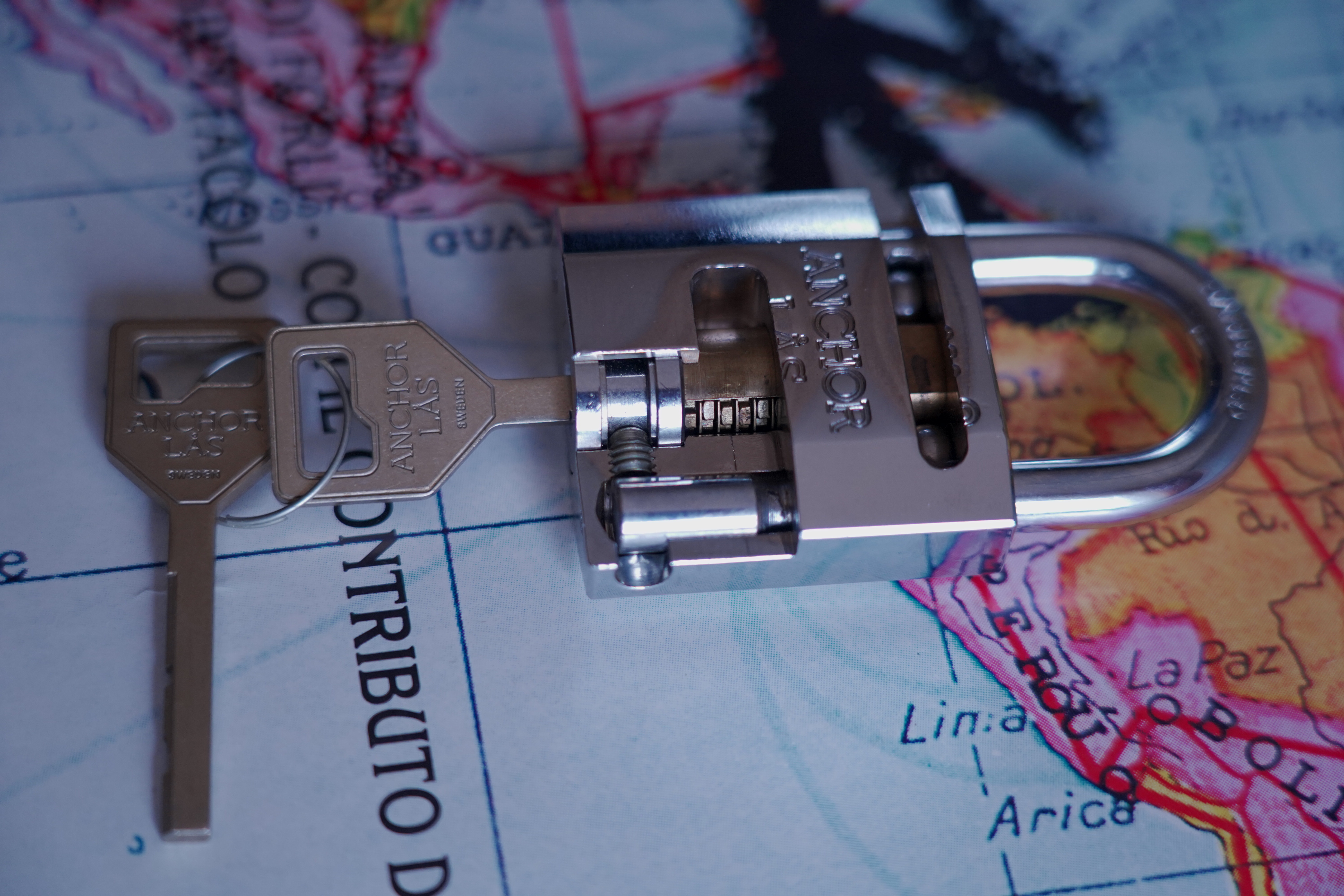 Max und Moritz – Eine Bubengeschichte in sieben Streichen Max und Moritz machten beide, Als sie lebten, keinem Freude: Bildlich siehst du jetzt die Possen, Die in Wirklichkeit verdrossen, Mit behaglichem Gekicher, Weil du selbst vor ihnen sicher. Aber das bedenke stets: Wie man’s treibt, mein Kind, so geht’s. Vorwort Ach was muß man oft von bösen Kindern hören oder lesen! Wie zum Beispiel hier von diesen,Welche Max und Moritz hießen. Die, anstatt durch weise Lehren Sich zum Guten zu bekehren, Oftmals noch darüber lachten Und sich heimlich lustig machten. Ja, zur Übeltätigkeit, Ja, dazu ist man bereit! Menschen necken, Tiere quälen, Äpfel, Birnen, Zwetschen stehlen Das ist freilich angenehmer Und dazu auch viel bequemer, Als in Kirche oder Schule Festzusitzen auf dem Stuhle. Aber wehe, wehe, wehe, Wenn ich auf das Ende sehe!! Aber wehe, wehe, wehe, Wenn ich auf das Ende sehe!! Ach, das war ein schlimmes Ding, Wie es Max und Moritz ging. Drum ist hier, was sie getrieben, Abgemalt und aufgeschrieben. Max und Moritz - Erster Streich - Witwe Bolte Mancher gibt sich viele Müh Mit dem lieben Federvieh: Einesteils der Eier wegen, Welche diese Vögel legen, Zweitens, weil man dann und wann Einen Braten essen kann; Drittens aber nimmt man auch Ihre Federn zum Gebrauch In die Kissen und die Pfühle, Denn man liegt nicht gerne kühle. " Seht, da ist die Witwe Bolte, Die das auch nicht gerne wollte. " Seht, da ist die Witwe Bolte, Die das auch nicht gerne wollte. Ihrer Hühner waren drei Und ein stolzer Hahn dabei. Max und Moritz dachten nun: Was ist hier jetzt wohl zu tun? Ganz geschwinde, eins, zwei, drei, Schneiden sie sich Brot entzwei, In vier Teile, jedes Stück Wie ein kleiner Finger dick. Diese binden sie an Fäden, Übers Kreuz, ein Stück an jeden, Und verlegen sie genau In den Hof der guten Frau. Kaum hat dies der Hahn gesehen, fängt er auch schon an zu krähen: Kikeriki, kikikerikih!! Tak, tak, tak, da kommen sie! Hahn und Hühner schlucken munter Jedes ein Stück Brot hinunter; Aber als sie sich besinnen, Konnte keines recht von hinnen. In die Kreuz und in die Quer Reißen sie sich hin und her, Flattern auf und in die Höh, Ach herrje, herrjemine! Ach, sie bleiben an dem langen, Dürren Ast des Baumes hangen. Und ihr Hals wird lang und länger, Ihr Gesang wird bang und bänger, Jedes legt noch schnell ein Ei, Und dann kommt der Tod herbei. Witwe Bolte in der Kammer Hört im Bette diesen Jammer; Ahnungsvoll tritt sie heraus: Ach, was war das für ein Graus! "Fließet aus dem Aug, ihr Tränen! All mein Hoffen, all mein Sehnen, Meines Lebens schönster Traum Hängt an diesem Apfelbaum!“ Tiefbetrübt und sorgenschwer Kriegt sie jetzt das Messer her, Nimmt die Toten von den Strängen, Daß sie so nicht länger hängen, Und mit stummem Trauerblick Kehrt sie in ihr Haus zurück. Dieses war der erste Streich, Doch der zweite folgt sogleich. Max und Moritz - Zweiter Streich Als die gute Witwe Bolte Sich von ihrem Schmerz erholte, Dachte sie so hin und her, Daß es wohl das beste wär, Die Verstorbnen, die hienieden Schon so frühe abgeschieden, Ganz im stillen und in Ehren Gut gebraten zu verzehren. Freilich war die Trauer groß, Als sie nun so nackt und bloß Abgerupft am Herde lagen, Sie, die einst in schönen Tagen Bald im Hofe, bald im Garten Lebensfroh im Sande scharrten. Ach, Frau Bolte weint aufs neu, Und der Spitz steht auch dabei. Max und Moritz rochen dieses: "Schnell aufs Dach gekrochen!“ hieß es. Durch den Schornstein mit Vergnügen Sehen sie die Hühner liegen, Die schon ohne Kopf und Gurgeln Lieblich in der Pfanne schmurgeln. " Eben geht mit einem Teller Witwe Bolte in den Keller " Eben geht mit einem Teller Witwe Bolte in den Keller, Daß sie von dem Sauerkohle Eine Portion sich hole, Wofür sie besonders schwärmt, Wenn er wieder aufgewärmt. Unterdessen auf dem Dache Ist man tätig bei der Sache. Max hat schon mit Vorbedacht Eine Angel mitgebracht. Schnupdiwup, da wird nach oben Schon ein Huhn heraufgehoben! Schnupdiwup, jetzt Numro zwei! Schnupdiwup, jetzt Numro drei! Und jetzt kommt noch Numro vier: Schnupdiwup, dich haben wir! Zwar der Spitz sah es genau Und er bellt: Rawau, rawau! Aber schon sind sie ganz munter Fort und von dem Dach herunter. Na, das wird Spektakel geben, Denn Frau Bolte kommt soeben; Angewurzelt stand sie da, Als sie nach der Pfanne sah. Alle Hühner waren fort, "Spitz!“ das war ihr erstes Wort. "O du Spitz, du Ungetüm! Aber wart, ich komme ihm!“ Mit dem Löffel groß und schwer Geht es über Spitzen her; Laut ertönt sein Wehgeschrei, Denn er fühlt sich schuldenfrei. Max und Moritz im Verstecke Schnarchen aber an der Hecke. Und vom ganzen Hühnerschmaus Guckt nur noch ein Bein heraus. Dieses war der zweite Streich, Doch der dritte folgt sogleich. Max und Moritz - Dritter Streich Jedermann im Dorfe kannte Einen, der sich Böck benannte. " Alle diese Kleidungssachen Wußte Schneider Böck zu machen. " Alltagsröcke, Sonntagsröcke, Lange Hosen, spitze Fräcke, Westen mit bequemen Taschen, Warme Mäntel und Gamaschen, Alle diese Kleidungssachen Wußte Schneider Böck zu machen. Oder wäre was zu flicken, Abzuschneiden, anzustücken, Oder gar ein Knopf der Hose Abgerissen oder lose Wie und wo und was es sei, Hinten, vorne, einerlei Alles macht der Meister Böck, Denn das ist sein Lebenszweck. Drum so hat in der Gemeinde Jedermann ihn gern zum Freunde. Aber Max und Moritz dachten, Wie sie ihn verdrießlich machten. Nämlich vor des Meisters Hause Floß ein Wasser mit Gebrause. Übers Wasser führt ein Steg Und darüber geht der Weg. Max und Moritz, gar nicht träge, Sägen heimlich mit der Säge, Ritzeratze! voller Tücke, In die Brücke eine Lücke. Als nun diese Tat vorbei, Hört man plötzlich ein Geschrei: "He, heraus, du Ziegen-Böck! Scheider Schneider, meck, meck, meck!“ Alles konnte Böck ertragen, Ohne nur ein Wort zu sagen; Aber wenn er dies erfuhr, Ging“s ihm wider die Natur. " Denn schon wieder ihm zum Schreck Tönt ein lautes: ‚Meck, meck, meck! " Schnelle springt er mit der Elle Über seines Hauses Schwelle, Denn schon wieder ihm zum Schreck Tönt ein lautes: "Meck, meck, meck!“ Und schon ist er auf der Brücke. Kracks, die Brücke bricht in Stücke! Wieder tönt es: "Meck, meck, meck!“ Plumps, da ist der Schneider weg! Grad als dieses vorgekommen, Kommt ein Gänsepaar geschwommen, Welches Böck in Todeshast Krampfhaft bei den Beinen faßt. Beide Gänse in der Hand, Flattert er auf trocknes Land. Übrigens bei alledem Ist so etwas nicht bequem! Wie denn Böck von der Geschichte Auch das Magendrücken kriegte. Hoch ist hier Frau Böck zu preisen! Denn ein heißes Bügeleisen, Auf den kalten Leib gebracht, Hat es wiedergutgemacht. Bald im Dorf hinauf, hinunter Hieß es: Böck ist wieder munter. Dieses war der dritte Streich, Doch der vierte folgt sogleich. Max und Moritz - Vierter Streich Also lautet ein Beschluß: Daß der Mensch was lernen muß. Nicht allein das Abc Bringt den Menschen in die Höh, Nicht allein im Schreiben, Lesen Übt sich ein vernünftig Wesen; Nicht allein in Rechnungssachen Soll der Mensch sich Mühe machen; Sondern auch der Weisheit Lehren Muß man mit Vergnügen hören. " Daß dies mit Verstand geschah War Herr Lehrer Lämpel da. " Daß dies mit Verstand geschah War Herr Lehrer Lämpel da. Max und Moritz, diese beiden, Mochten ihn darum nicht leiden. Denn wer böse Streiche macht, Gibt nicht auf den Lehrer acht. Nun war dieser brave Lehrer Von dem Tobak ein Verehrer, Was man ohne alle Frage Nach des Tages Müh und Plage Einem guten, alten Mann Auch von Herzen gönnen kann. Max und Moritz, unverdrossen, Sinnen aber schon auf Possen, Ob vermittelst seiner Pfeifen Dieser Mann nicht anzugreifen. Einstens, als es Sonntag wieder Und Herr Lämpel brav und bieder In der Kirche mit Gefühle Saß vor seinem Orgelspiele, Schlichen sich die bösen Buben In sein – Haus und seine Stuben, Wo die Meerschaumpfeife stand; Max hält sie in seiner Hand; Aber Moritz aus der Tasche Zieht die Flintenpulverflasche, Und geschwinde – stopf, stopf, stopf – Pulver in den Pfeifenkopf. Jetzt nur still und schnell nach Haus, Denn schon ist die Kirche aus! Eben schließt in sanfter Ruh Lämpel seine Kirche zu; Und mit Buch und Notenheften, Nach besorgten Amtsgeschäften, Lenkt er freudig seine Schritte Zu der heimatlichen Hütte, Und voll Dankbarkeit sodann Zündet er sein Pfeifchen an. "Ach!“ spricht er, "die größte Freud Ist doch die Zufriedenheit!“ Rums, da geht die Pfeife los Mit Getöse, schrecklich groß! Kaffeetopf und Wasserglas, Tabaksdose, Tintenfaß, Ofen, Tisch und Sorgensitz Alles fliegt im Pulverblitz. Als der Dampf sich nun erhob, Sieht man Lämpel, der – gottlob! – Lebend auf dem Rücken liegt; Doch er hat was abgekriegt. Nase, Hand, Gesicht und Ohren Sind so schwarz als wie die Mohren, Und des Haares letzter Schopf Ist verbrannt bis auf den Kopf. Wer soll nun die Kinder lehren Und die Wissenschaft vermehren Wer soll nun für Lämpel leiten Seine Amtestätigkeiten Woraus soll der Lehrer rauchen, Wenn die Pfeife nicht zu brauchen Mit der Zeit wird alles heil, Nur die Pfeife hat ihr Teil. Dieses war der vierte Streich, Doch der fünfte folgt sogleich. Max und Moritz - Fünfter Streich Wer in Dorfe oder Stadt Einen Onkel wohnen hat, Der sei höflich und bescheiden; Denn das mag der Onkel leiden. Morgens sagt man: "Guten Morgen! Haben Sie was zu besorgen?“ Bringt ihm, was er haben muß: Zeitung, Pfeife, Fidibus. Oder sollt“ es wo im Rücken Drücken, beißen oder zwicken, Gleich ist man mit Freudigkeit Dienstbeflissen und bereit. Oder sei“s nach einer Prise, Daß der Onkel heftig niese, Ruft man: "Prosit!“ alsogleich. "Danke!“ – "Wohl bekomm es Euch!“ Oder kommt er spät nach Haus, Zieht man ihm die Stiefel aus, Holt Pantoffel, Schlafrock, Mütze, Daß er nicht im Kalten sitze. Kurz, man ist darauf bedacht, Was dem Onkel Freude macht. Max und Moritz ihrerseits Fanden darin keinen Reiz. Denkt euch nur, welch schlechten Witz Machten sie mit Onkel Fritz! Jeder weiß, was so ein Mai- Käfer für ein Vogel sei. In den Bäumen hin und her Fliegt und kriecht und krabbelt er. Max und Moritz, immer munter, Schütteln sie vom Baum herunter. In die Tüte von Papiere Sperren sie die Krabbeltiere. Fort damit und in die Ecke Unter Onkel Fritzens Decke! Bald zu Bett geht Onkel Fritze In der spitzen Zipfelmütze; Seine Augen macht er zu Hüllt sich ein und schläft in Ruh. Doch die Käfer - kritze, kratze ! - Kommen schnell aus der Matratze. Schon faßt einer, der voran, Onkel Fritzens Nase an. " Bau! " schreit er“,was ist das hier ? " Und erfaßt das Ungetier. Und den Onkel voller Grausen Sieht man aus dem Bette sausen. "Autsch!“ – schon wieder hat er einen lm Genicke, an den Beinen; Hin und her und rundherum Kriecht es, fliegt es mit Gebrumm. " Onkel Fritz, in dieser Not, Haut und trampelt alles tot. " Onkel Fritz, in dieser Not, Haut und trampelt alles tot. Guckste wohl, jetzt ist“s vorbei Mit der Käferkrabbelei! Onkel Fritz hat wieder Ruh Und macht seine Augen zu. Dieses war der fünfte Streich, Doch der sechste folgt sogleich. Max und Moritz - Sechster Streich In der schönen Osterzeit, Wenn die frommen Bäckersleut Viele süße Zuckersachen Backen und zurechtemachen, Wünschen Max und Moritz auch Sich so etwas zum Gebrauch. Doch der Bäcker, mit Bedacht, Hat das Backhaus zugemacht, Also, will hier einer stehlen, Muß er durch den Schlot sich quälen. Ratsch! . da kommen die zwei Knaben Durch den Schornstein,schwarz wie Raben. Puff. sie fallen in die Kist, Wo das Mehl darinnen ist! Da! nun sind sie alle beide Rundherum so weiß wie Kreide Aber schon mit viel Vergnügen Sehen sie die Brezeln liegen. Knacks! da bricht der Stuhl entzwei; Schwapp! da liegen sie im Brei. Ganz von Kuchenteig umhüllt, Stehn sie da als Jammerbild. " Gleich erscheint der Meister Bäcker Und bemerkt die Zuckerlecker. " Gleich erscheint der Meister Bäcker Und bemerkt die Zuckerlecker. Eins, zwei, drei, eh man“s gedacht, Sind zwei Brote draus gemacht! In dem Ofen glüht es noch Ruff! damit ins Ofenloch! Ruff! man zieht sie aus der Glut; Denn nun sind sie braun und gut! Jeder denkt: die sind perdü! Aber nein – noch leben sie. Knusper, knasper! wie zwei Mäuse Fressen sie durch das Gehäuse; Und der Meister Bäcker schrie: "Ach herrje, da laufen sie!“ Dieses war der sechste Streich, Doch der letzte folgt sogleich. Max und Moritz - Letzter Streich Max und Moritz, wehe euch! Jetzt kommt euer letzter Streich! Wozu müssen auch die beiden Löcher in die Säcke schneiden? " Seht, da trägt der Bauer Mecke Einen seiner Maltersäcke. " Seht, da trägt der Bauer Mecke Einen seiner Maltersäcke. Aber kaum, daß er von hinnen, Fängt das Korn schon an zu rinnen. Und verwundert steht und spricht er: " Zapperment! Dat Ding werd lichter ! " Hei! Da sieht er voller Freude Max und Moritz im Getreide. Rabs! - In seinen großen Sack Schaufelt er das Lumpenpack. Max und Moritz wird es schwüle; Denn nun geht es nach der Mühle. " Meister Müller, he, heran ! Mahl er das, so schnell er kann ! " " Her damit ! " und in den Trichter Schüttelt er die Bösewichter. Rickeracke! Rickeracke! Geht die Mühle mit Geknacke. Hier kann man sie noch erblicken Fein geschroten und in Stücken. Doch sogleich verzehret sie Meister Müllers Federvieh. Schluß Als man dies im Dorf erfuhr, War von Trauer keine Spur. Witwe Bolte, mild und weich, Sprach: " Sieh da, ich dacht es gleich ! " " Jajaja ! " rief Meister Böck, " Bosheit ist kein Lebenszweck! " Drauf so sprach Herr Lehrer Lämpel: "Dies ist wieder ein Exempel!“ "Freilich“, meint der Zuckerbäcker, "Warum ist der Mensch so lecker!“ Selbst der gute Onkel Fritze Sprach: "Das kommt von dumme Witze!“ Doch der brave Bauersmann Dachte: "Wat geiht meck dat an!“ Kurz, im ganzen Ort herum Ging ein freudiges Gebrumm "Gott sei Dank! Nun ist“s vorbei Mit der Übeltäterei!!“