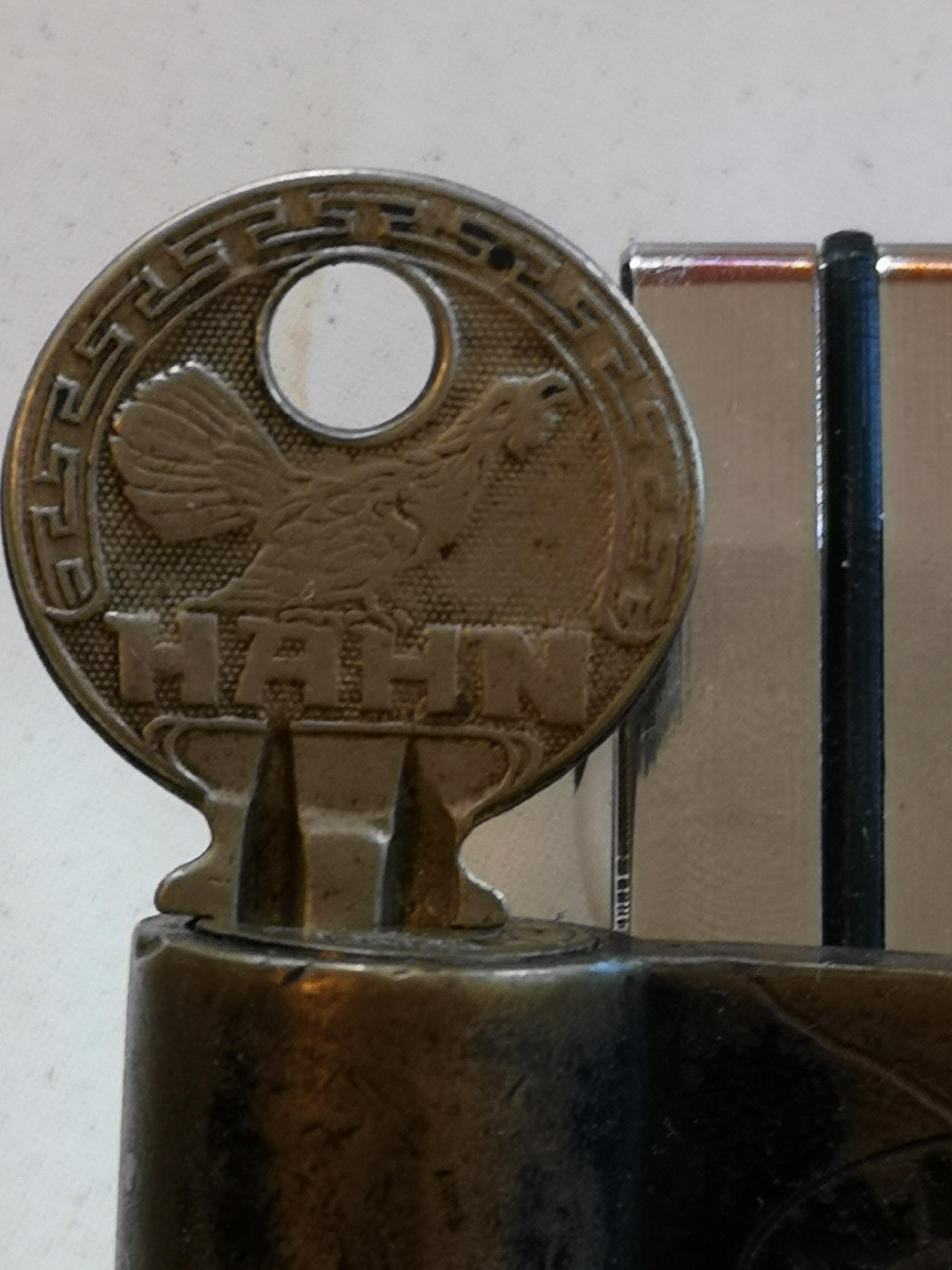 Fandom Wiki Arthur A. Bühl, Detektiv aus Hamburg, Profilbild, Lockpicking, Danke Dr. Ulrich Morgenrot, Velbert, Schlüsselregion, Schlüsselfest in Velbert, Forum Niederberg, Schlossmuseum, Schlüsselfest, Schlossherz, Hans Schell Collection, Martina Pall, Graz, Austria, Park Hotel, Brauhaus, BKS, Heiligenhaus, Wilka Schließtechnik, Silca, IHK, KFV, Errebi, Beschlag, Hersteller, ABUS, Arthur Bühl, Arthurmeister ®, Schlosssammler, Bühl Wappen, Bühl Flagge, Bühl Urkunde Patent, BKS, Arthur Meister, Porno Meister, Wernèry, Profilzylinder, Juke Box Arthurmeister You Tube, Buehl Logo, Cutaway Cilinder, Pfaffenhain, Demonstration Lockpicking, Schliesszylinder, Holland, Toool, Rohlinge zur Impression, zerstörungsfrei ohne Schlüssel, Schlüsseldienst, Soultrain, Philysound, TSOP, Es fährt ein Zug nach nirgendwo ! Arthur Bühl.de, Sicherheit, Performance Künstler. TILT, Flipper, einarmiger Bandit, Bally Wulff, Rotamint, Mad Monkey - Slot Machine, Spielautomat Merkur, Casino, Monte Carlo, Jackpot, Merkur Sonne, Jubilee, ROL-A-TOP, Old slot machine, Love Meter, Jet play, Looping the Loop Fürst, Münzschleuder, Astoria, Orakel Automat, Multi, Super Multi, Booster, Toool Lockpicking, Australia, E - Bay, Mein E - Bay, Uliton, Profilzylinder, ABUS, Bremicker und Söhne, Vorhängeschloss, Vorhängeschlösser, Vorhangschloss, Einbausicherung Korf, Raucher, Jesusmaster, Hasenstübchen, bunter Nachmittag, SEO Geister, Web Tüv, Jägermeister, Bild et Uschi, Doublebrain, Präsident, KI Tüv, Stasi, DDR, Himmelsschlüssel, Urkunde, Katalog Stasi, Signatur Bühl, Token, Amerikaner, fälschungssicher, Sicherheitstechnik, DOM, Muster, Kneipe, Eckkneipe, Gastwirtschaft, Wirtschaft, Portacenere, Musterspuren, Tresor, Jord Knaap, Tresoröffnung zerstörungsfrei, KJS, Schlossherz, Lockpickerherz, Pornomeister, Lockpicking Herz, Notöffnung beim Bunten Nachmittag, Arthur Bühl und die Jukebox im Hasenstübchen, einarmiger Bandit, Merkur, Sonne, Nachtjäger, 08 15, Der Goldene Schuss, Ali Baba und die Wunderschlösser, Wunderino, Padlock Collector, Rotalok, Protector junior, Bühl, Art, Kunst, Künstler, Kataloge, BÜHL, Kunstwerke Deutschland, Kunstprojekt Artothek, Arte, Meisterarte, Artworks, Conny Veit, Zwetschgenstadt Bühl, Tipico Games, Casino, online, Spielothek, Slotmagie, Susi Live, Gutscheincode, Erwin, Freispiele, Novolino, FSK ab 18, Gewinnerlos, 0800 ruf nicht an, Spielautomatenwelt, Rock Ola, Wurlitzer, Seeburg, Bluray, Stingray.