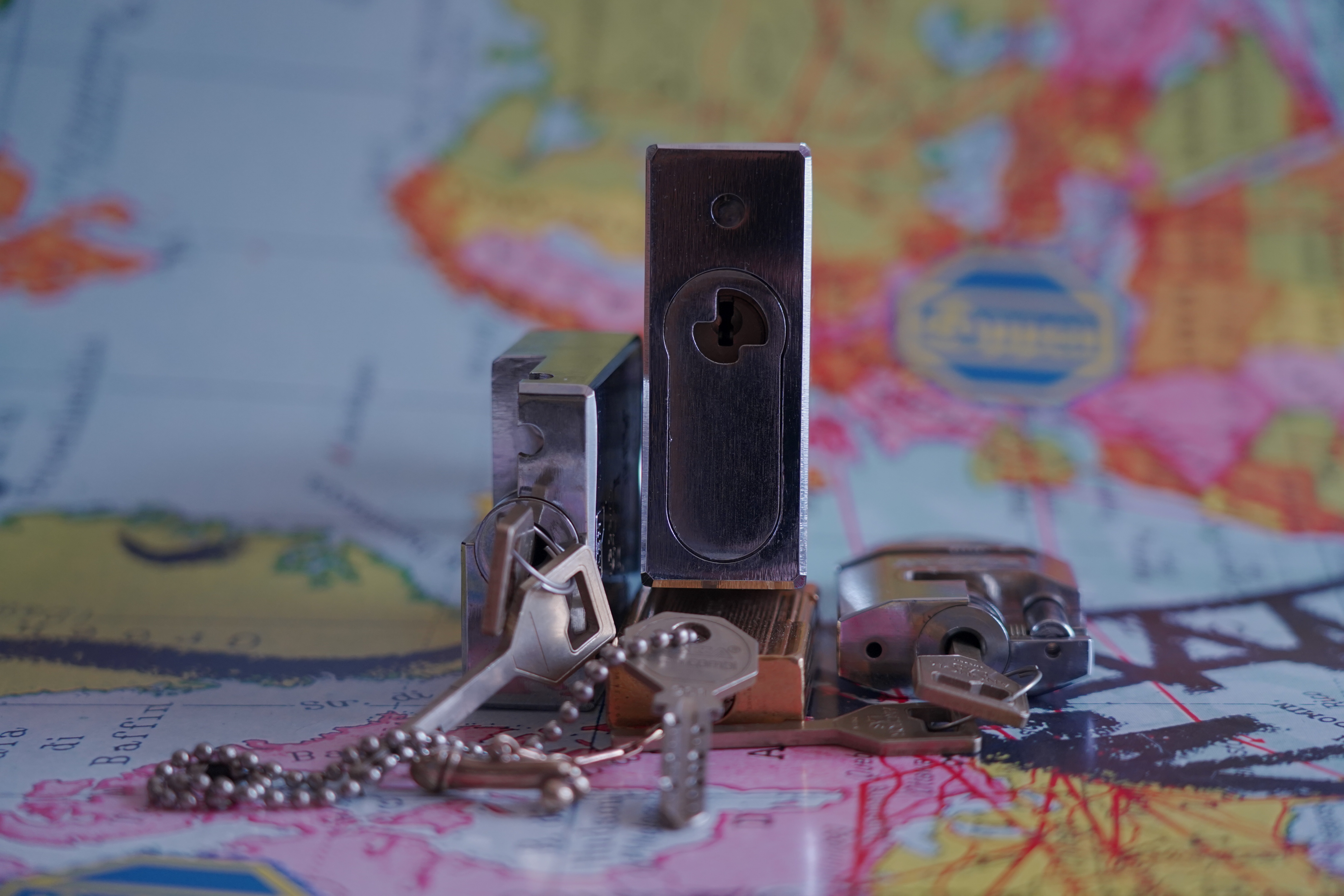 Arthur Bühl, Arthur meister ®, Lockpicker herz ®, Schloss herz ®, Porno meister ® Der Ballon d'Or wird auch beim Lockpicking vergeben. Seit der Gründung 1997 der Sportsfreunde der Sperrtechnik wird der Ballon d'Or jährlich verliehen und gilt als eine der prestigeträchtigsten individuellen Auszeichnungen im Lockpicking: KI-worldwide.de, powerd by Arthurmeister ® Carsten Jasner, MUT PROBEN ! Das Leben ist tödlich. Aber es muß nicht sterbenslangweilig sein. In diesem Buch werde ich ab Seite 139 in dem Kapitel: Mut zur Lücke, Loch im Tresor. Todsichere Systeme und wie man sie knackt wie folgt beschrieben: Ein Mann mit Pferdeschwanz sitzt hoch konzentriert am Werktisch. Sein Blick ist ins Nichts gerichtet. Für das was er tut, braucht er seine Augen nicht, er sieht mit dem kleinen Stahlhaken zwischen seinen großen Fingern, mit denen er sich einen Weg in das Schicherheitsschloss bahnt. Er gleitet in die ölige Innenwelt, ertastet Wände, Widerstände, Ausbuchtungen. Er fühlt schließlich die genaue Position der Stifte, rastet einen nach dem anderen ein. Diese Momente, sagt der Zweimeter mann, seien " Vorboten zum Orgasmus " ! Arthur Bühl, von seinen zahlreichen Bewunderern " ARTHURMEISTER " genannt, ist einer der Besten bei den Sportsfreunden der Sperrtechnik, einem Verein in dem sich bundesweit rund fünfzehnhundert Mitglieder in sechzehn Ortsgruppen treffen, um in ihrer Freizeit Schlösser zu knacken. Ins Leben gerufen hat den Verein Arthur Bühl und sein Freund Steffen Wernèry, ein Mitbegründer des Caos Computer Club. Digital hacken oder analog knacken - für Wernèry gibt es da keinen Unterschied. Hier wie da treibt ihn der rebellische Reiz, Lücken im System zu finden, die Verkäufer als todsicher preisen. " Doch sicher ist nur, daß alles aufgeht " ! Dafür sort die Lust, die jeder kennt: Schatzkammern zu betreten, Geheimnisse zu entschlüsseln, Widerstände zu überwinden, Verbotenes zu tun, sich Zugang zu veerbogenen Ecken und Winkeln zu verschaffen. Die " Sportsfreunde " treibt diese Lust seit ihrer Kindheit um. Wernèry bog mit zwölf Jahren seinen ersten Dietrich aus einem Kleiderbügel und sperrte seine Lehrer ein. Der kleine Arthur bekam eine Ahnung von seinem Talent, als es ihm gelang, die Spardose schlüssel - und zerstörungsfrei zu entriegeln. Heute triumphiert er als mehrfacher Deutscher Meister im sogenannten Lockpicking, dem Öffnen von Schlössern unter Wettkampfbedingungen. Immerhin siebenundsechzig Jahre lang war das erste Sicherheitschloss der Welt tatsächlich ein Sicherheitsschloss. Der englische Tüftler Joseph Bramah, der so nützliche Dinge erfand wie eine Banknoten - Nummeriermaschine und eine Zapfanlage, die heute noch in britischen Pubs Bier in Gläser sprotzt, ersann 1784 ein Zylinderschloss, daß als unbezwigbar galt - bis 1851 ein professioneller Knacker nach sechzehn Tagen engagierten Stocherns das Ding öffnete. Dieser Akt war ein Schlüsselerlebnis in der Beziehung zwischen Mensch und Mechanik. Ein Sieg der lebendigen Sinne über ein sprödes System - zu einer Zeit, da die Gesellschaft sich dem stampfenden Rhythmus der Industrialisierung unterwarf und der Glaube an das Heil der Technik verdrängte. Lockpicking wurde zu einem populären Sport, der Helden schuf. In den dreißiger Jahren des 20. Jahrhunderts etwa gelangte ein Prister zu Weltruhm, weil er reihenweise sowohl als einbruchsicher gepriesene Tresore als auch " ausbruchsichere " Gefängnisschlösser entriegelte. " Der schwerste Schrank hat seine Schwächen, er läßt sich ohne Müh erbrechen " ! - diese alte Panzerknacker Weisheit hat nach wie vor Gültigkeit; sie hängt über den Köpfen der Hamburger Lockpicker. Arthurmeister braucht für handelsübliche Stiftschlösser, die fast jede Wohnungstür zieren, zwischen zehn Sekunden und fünf Minuten, je nach Hersteller. Bohrmuldenschlösser, die bei der Deutschen Post, auf Flughäfen und in Atomkraftwerken verwendet werden, sind vor ihm ebenso wenig sicher. Er nutzt dabei mechanische Ungenauigkeiten, winzige Spielräume, die sich bei der Herstellung nicht vermeiden lassen und zehnmal dünner sind als ein Haar. Ein paar Mal klickt es, der Meister dreht den Zylinder, streicht seine Haare zurück, steckt sich eine Zigarette an. " Tja " sagt er, " und wenn man dann das Schloss aufkriegt - das ist ein geiles Gefühl ! " Ich habe dann später den Jasner in Berlin angerufen. Bei dem Telefonat kam lediglich heraus er wüßte von dem Interview nichts mehr und wolle auch nichts mehr wissen. Da habe ich noch bemerkt, er hätte auf dem Lockpicking " Bunten Nachmittag " nicht so nerven brauchen, wenn er dann doch so einiges durch den " Tüddel " kriegt. Taged mit: Spiel nicht mit den Schmuddelkindern ! Verzwetschget mit: Bühl Arthur, Bühl Wappen, Bühl Fahne, Bühl Urkunde, Bühl Patent, Bühl Achteck open, Zwetschgenhengst, Zwetschgenfest, Meister Arthur, Bühler Zwetschge, Arthur Andreas Bühl, Detektiv, Privatdetektiv, Hamburg, Germany, Siegel, Ring. Arthurmeister007@gmail.com VereinsWiki Fandom Bühl, Arthur Andreas Bühl, WIKI Fandom, Arthur meister ®,Lockpickerherz ® Schlossherz ®, Porno meister ®, Bühl, Arthurmeister ist Lockpicker aus Leidenschaft. Der erste Erfolg: Das zerstörungsfreie Öffnen seiner Spardose. Sobald er einen Draht biegen konnte, öffnete er auch Bartschlösser. Bei Fahradschlössern: Es ist einfach ein lüsternes Gefühl wenn es schnappt. Bühl fing nun an eigene Dietriche zu biegen. Mit Hilfe vom Nachbarn Mendel, Tischler aus Asperg, lernte er auch Tricks wie Türen generell schnell geöffnet werden können. Der Mendel half Arthur weitere, härtere Dietriche herzustellen. Diese Sperrzeuge wurden dann im Burggraben der Festung Hohenasperg auf ihre Tauglichkeit getestet. Und auch beim Lockpicking verhält es sich so wie der Amy in den Patsch Barracks schwätzt: learning bei doing und verschenkte ein Pickset. Mit solchen Pick`s lassen sich Zylinderschlösser zerstörungsfrei öffnen und auch flippern. Gerne ließen sich Vorhangschlösser picken; nein besser pflücken. Seit dieser Zeit häuft Bühl, Arthurmeister Schließzylinder und Vorhängeschlösser an. Er sammelt Schlösser der Marken ABUS und BKS. Auch besondere Öffnungswerkzeuge, auch einige von der Stasi lassen sich hier bewundern. Später schulte er dann zusammen mit Steffen Wernèry, ehemaliger Pressesprecher vom Chaos Computer Club, Behörden, Industrievertreter, Feuerwehren und natürlich auch Leute im Hasenstübchen am Stammtisch. Taged mit: Spiel nicht mit den Schmuddelkindern ! Zieh-Fix knacken E-Pick Porno Meister Schlossporno Taged with: Bühl Wappen, Bühl Fahne, Bühl Aufnäher, Bühl Patent Urkunde, Arthurmeister Patent Urkunde, Zwetschgenhengst, Zwetschgenfest, Meister Arthur, Bühler Zwetschge Arthur Bühl, Detektiv aus Hamburg, Parole Emil ♥ Erich Kästner, Max und Moritz ♥ Wilhelm Busch.