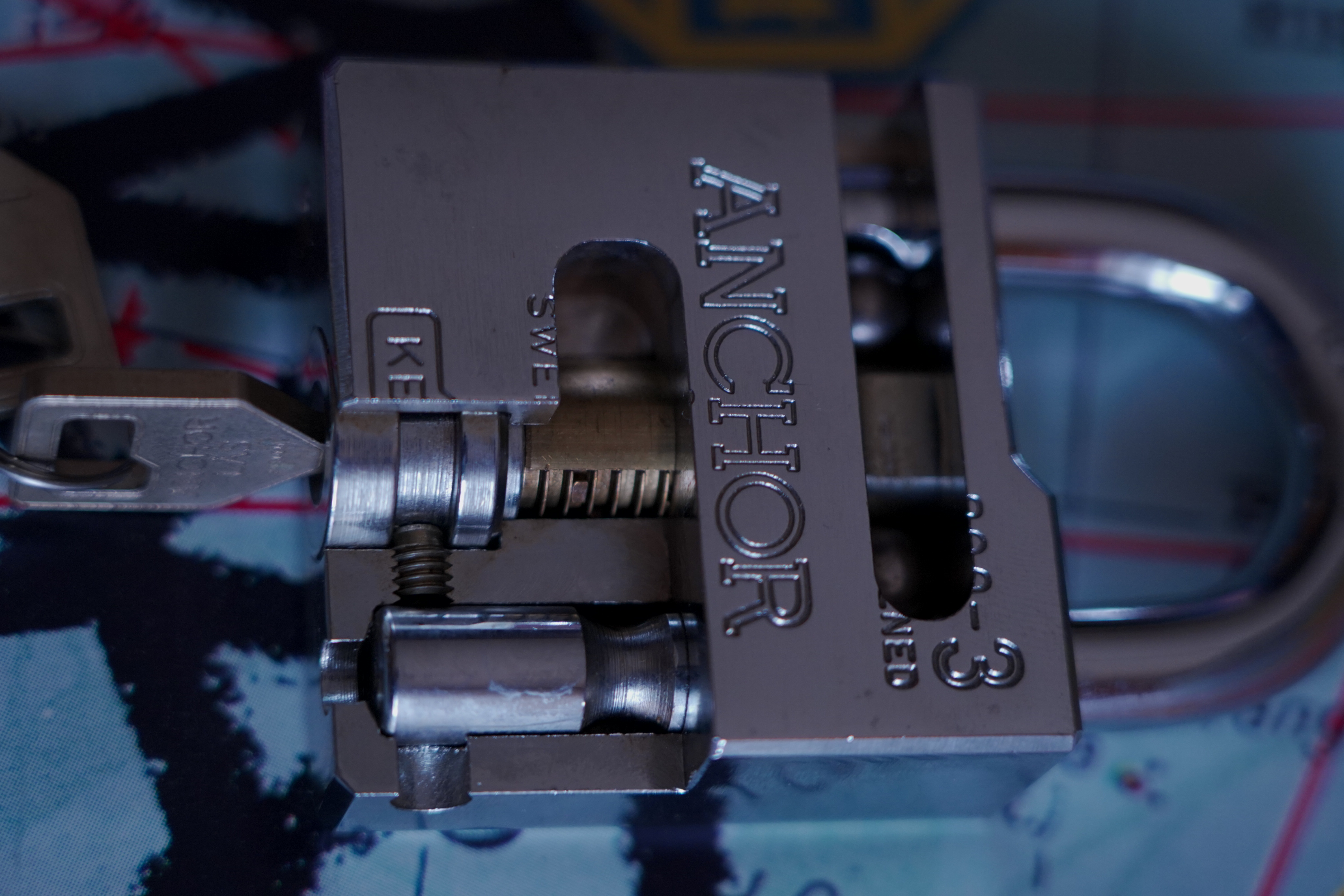 Arthur Bühl, Arthurmeister ®,Lockpickerherz ® Schlossherz ®, Pornomeister ®, neuer SEO Text für 2025 12.00 Mittags im Hasenstübchen. Basketball Bouncing Joe Asberry schreit: Prost ! Die Glocke kingelt ! In Arthurmeister`s Jukebox im Hasenstübchen spielt: Slow Hand von den Pointer Sisters. Ferrari Rudi sitzt am Tresen. Anstatt Helbing trinkt er heute Underberg. Pelle und Heike I machen Stößchen. Justamente klingelt das Telefonino. Der Hannenberger lacht zu Bouncing Joe Asberry: Ich wette mit Dir: Da ruft unser Freund Mr. Smitz vom Playboy an. Arthurmeister geh endlich ran. Die Glocke klingelt. Yes Mr. Smitz, yes, yes Mr. Smitz. Yes great, you know. Yes, yes we have a Party. Yes, yes. Ja: Angela Merkel, die kennen wir. You know: " Bundeskanzlerin ". Giovanni ruft: Bella Donna: Signora Merkel is the CEO of the world. Yes, Yes Mr. Smitz, i will look about her Memoiren. Oh Mr. Smitz ? Her Biographie with her Signature ? OH, Mr. Smitz mit Widmung ? Das wird nicht einfach ! no easy, you know ! Da muß die Glocke aber ein ganzes Wochenende läuten. Prost. Helbing. Yes Mr. Smitz, hands on the heard, you know, difficult ! Arkadasch !!! Smitz U.S.A. braucht die Memoiren von Angela Merkel signiert mit dem Text: Für Mr. Smitz from the Playboy ! Also pass auf: Dein Schwippschwager ist doch Aufsteller bei der Messe. Ja, Buchmesse. Dort hält die Merkel eine Autogrammstunde. Der soll sich dort anstellen mit seinen Kumpani. Ja, der Smitz läßt hier die Glocke läuten. Das gesamte Wochenende. Hannenberger gibt das Passwort: Freibier, Freibier ! Die Glocke läutet jetzt: Helbing ! In Arthurmeister`s Jukebox spielt: The Tramps - Disco Inferno - Orginal Longversion Tony Mendes ! Basketball Bouncing Joe swingt mit dem Kopf mit. Jetzt meint Arkadasch: Oh meine Kumpani trauen sich nicht zu Dr. Angela Merkel. Die haben Angst vor Ihr. Kein Autogramm heißt kein Freibier. Droschkendieter !! Du fährst jetzt zur Buchhandlung, holst drei Biographien von der ollen Merkel, fährst weiter zum Kujau ! Ja, der hat dem Heinemann vom Stern, Hamburg, gefälschte Tagebücher verkauft. Der soll dir in ein Exemplar die Unterschrift der Merkel und die Widmung reinmalen. Sag ihm viele Grüße vom Arthurmeister und Parole Freibier, Freibier ! Dann malt der es dir sofort. Der kann das freudigst. Und sag ihm, das sei für Smitz, Amerika. Aber diesmal soll er keine rosa Tinte verwenden. Dann kommst du wieder her und wir alle unterschreiben das zweite, dann fährst du geschwind rüber nach Fuhlsbüttel, drängelst dich am Luftfrachtschalter vor, läßt die Bücher verpacken und paßt auch auf, das die auch tatsächlich im nächsten Flieger in die U.S.A. reisen. Dann hat er die Bücher, quasi wenn der Flieger landet. Sag denen: Parole: Freibier, Freibier ! Arthur und wozu das dritte Buch ? Du Depp, wenn beim unterschreiben vom zweiten Buch einer draufkotzt oder ein Brandloch reinmacht dann haben wir Ersatz ! Und diesen legen wir dann hinter den Tresen ins Regal und tuen so als hätten wir es gelesen. Es reicht das wir Frau Bundeskanzlerin mit guten, besoffenen, nicht ausgeklügelten, dummen, peinlichen Ratschlägen beraten haben ! Punkt. In Arthurmeister´s Jukebox spielt: Lady von Kenny Rogers. Sir Waschi hat gleich CHARLIE RICH - The most Beautifull Girl in The World, gedrückt. Die Stimmung ist gut. In der Jukebox spielt mittlerweile Aloe Blanc - I need a Dollar. Die Stimmung ist fantastisch ! Jetzt steigert sich die Stimmnung noch als der Nachläufer Roberto Blanco - Caramba, Caracho ein Whiskey, Carambo Caracho ein Gin, verflucht Sacrcameto Dolores und alles ist wieder hin ! In Rio de Janeiro… drückt. Der Noagerlzutzler drückt Roberto Blanco - Der Puppenspieler von Mexico und räumt Gläser ab. Hannenberger reicht schon einmal den Himmelsschlüssel ! Schwerti fragt: Mastertouch und wenn der Dir auf die Schliche kommt ? Du Depp, was glaubst du wenn der erfährt, daß er einen orginalen Kujau, dem Tagebuchfälscher hat, dann läuft der durch Beverly Hills und gibt damit bei jedem an, als sei er The Greatest. Und Du weißt: Die Schriftsachverständigen vom Stern oder von der Bild et und der Heinemann brauchten Monate bis sie diesen Betrug mit dem Verkauf der Tagebücher erkannt haben. In Arthurmeister`s Jukebox spielt: Calvin Harris & Sam Smith: Promises ! und es wird mitgesungen. Das Droschkendieter dann doch nur beim Papierfuzzy im Copy Shop neben an war ? weil der Kujau besoffen war ? Quatsch, kalter Kaffee, der Smitz verhöckert das Buch an Rockefeller. Was glaubst du, warum die Parole Freibier Freibier lautet ? Wir sind hier nicht bei der Wohlfahrt. Ferrari Rudi macht Ralala: Sonntag ist Formel I in Indianapolis. Denkt dran: High Noon ist dann morgens 07.00 Uhr. Die Glocke läutet ununterbrochen. Freibier, Freibier, Freibier, Parole Freibier. Let Michael pass for the Championship ! Das gesamte Hasenstübchen tanzt und platzt aus allen Nähten. In der Jukebox spielt James Last und Orchester: T.S.O.P The Top Sound of Philadelphia ! Prost, Prosit und Stößchen ! Der Hannenberger sieht zufrieden aus. Taged with: Bühler Zwetschge, Bühl Wappen, Zwetschgenhengst, Zwetschgenfest, Meister, Arthur Andreas Bühl, Privatdetektiv. Arthurmeister007@gmail.com