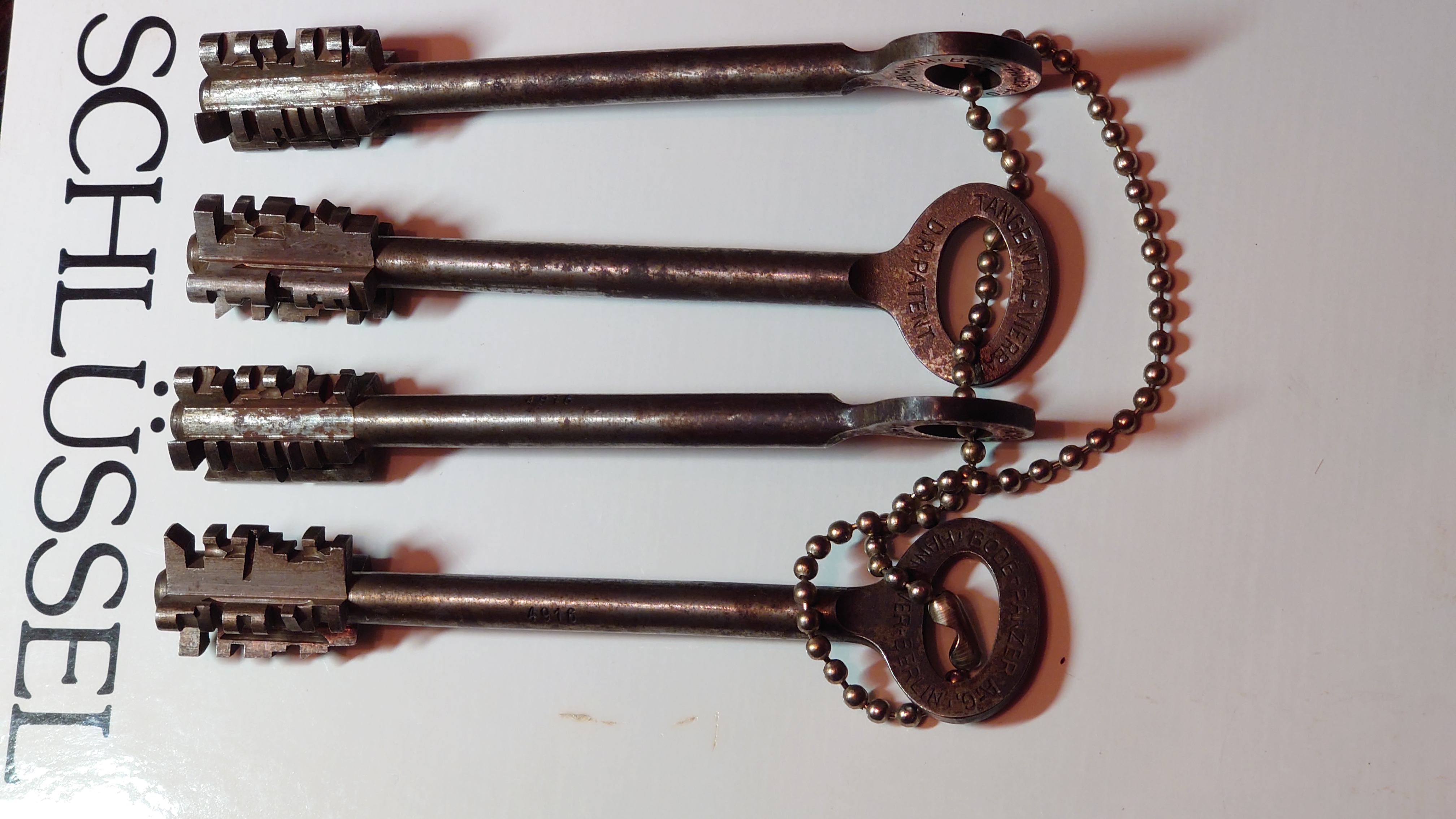 Bühl. Arthur Andreas Bühl. Hier ist die rasende Uschi von der Bild et und schreibt mit der neuen KI Arthurmeister den neuen SEO Text für 2026, denn die SEO GEISTER werden von Google gerufen. Der Sympathieträger ist in Stuttgart, Baden - Württemberg geboren. Der Detektiv lebt in Fuhlsbüttel, HAM, und ist im Dienste der Wahrheitsfindung unterwegs, BUDEG. H1 Text der SEO schreibt: Hamburger knackte 1000 ( tausend ) Schlösser, Bild Zeitung, Performancekünstler, Xing, Arthurmeister `s Jukebox im Hasenstuebchen, You Tube, Slow Hand - Pointer Sisters, Joy Flemming. 𝔄𝔯𝔱𝔥𝔲𝔯 𝔅ü𝔥𝔩, 𝔄𝔯𝔱𝔥𝔲𝔯𝔪𝔢𝔦𝔰𝔱𝔢𝔯® VereinsWiki / Fandom, Arthur Bühl. Bühl, Arthur, Jahrgang 1961, Made in Germany, Detektiv or Private Investigator, Performancekünstler und Lockpicker aus Hamburg erzählt in seinem Leporello wahre Geschichten aus dem Hasenstuebchen, Bunny Hall, Stammtisch, Fuhlsbüttel. Kaba Days Im Europa Park Rust: Unternehmensschutz im Fokus, dorma kaba, Deutschland, praktische Vorführung von Arthur Buehl, Sportsfreunde. Koksa Vereinsauflösung taz Ein bisschen Ruhe bitte ! Arthur Bühl, der Weltbeste aus Stuttgart mit Wohnsitz im Lockpickermekka Hamburg ist auch Deutscher Meister. slideplayer: but Jesus is the only Masterwho can unlock the human soul. But there is another obvious difference between Arthurmeister and the " Jesusmeister " that connects today´s story to our lives. The tools that Arthur Bühl collected are mostly from the Stasi. Schlossherz, Lockpickererz, Pornomeister, Bühl Fahne, Bühl Wappen, UHU Linkedin Arthur Bühl, Arthurmeister, Präsident, Performance, Bundesverband für Detektive und Ermittler, Budeg. Arthur Andreas Bühl, EverybodyWiki Bios&Wiki, 27.03.61,Stuttgart, auch unter dem Pseudonym Arthurmeister bekannt, ist mehrfacher Deutscher Meister im Lockpicking. Koksa.Org Vereinsauflösung, Arthur Bühl, Arthurmeister, Tagesordnung, Mitgliederversammlung Arthurmeister`s Jukebox im Hasenstübchen by You Tube arthurmeister007, Schloßöffnung. Arthurbuehl@Arthurbuehl, X, Erfreulich ! Schlossindustrie und Elite rücken zusammen ! Verein, Sportsfreunde, Arthur Bühl, Erfahrung. FAZ.net Freizeit: Lockpickern bleibt nichts verschlossen - Doch der Beste der Besten hat alle schon besiegt: Der 42 jährige Kaufmann sitzt in Trachtenkleidung vor einer verrosteten alten Kiste. Preview Jesusmeister Homileticsonline, At the Dutsch open Lock Picking Championship, Arthur Bühl emerged as the champion. No one picks locks as well as he does. Arthurmeister Phila-Locksmith Arthur Bühl Lock Picking Legend, Mr. Bühl, tool, nl, Sneek. Unter Knackern, jungle.world. Welt.de Die Kunst Sclösser ohne Schlüssel zu öffnen, Vereins-Mitbegründer und Vize Präsident trägt seine Leidenschaft schon auf der Krawatte: Sie ist blau mit gelben Schlüsseln drauf. The Master Touch: Lockpicker in the world Arthur Bühl. He`s this six-seven German private Investigator. He has this. The international Competition Whre Master Lock-Pickers… Arthur Bühl, the Dutsch Open Lock-picking champion. Charles Graeber … Arthurmeister standing above them all, with a beer stein in one hand and a cigarette in …. Wired.com Securitylaboratories.org, Arthur Bühl. Phila-locksmith.com - Arthur Bühl Lock Picking Legend, can see intimidating man. Toool, LockCon. Arthurmeister. Hailing from Hamburg, he is among a legion of German lock picker who have estabished their country as one of the top producers of master lock pickers. Slate.com Lock Picking: a arte de arrombar cadeados - Nascido em Hamburgo, o alemao Arthur Bühl é provavelmente um dos nomes mais conhecidos do submundo do lock picking. Conhecido nesse Círculo… Sportsfreunde Slik hacka vi i Norge pa 90-tallet Arthur Bühl PlusPedia, Arthur Andreas Bühl, Legend taz.de Ein bisschen Ruhe bitte Arthur Bühl, der Weltbeste aus Stuttgart mit Wohnsitz im Lockpickermekka Hamburg .. Telefonbuch, Meisterschaften. Jungle.World - Da hat auch Arthur Bühl, genannt " Arthurmeister ", durchaus Chancen auf weitere Titel für seine große Sammlung. " Scheiße ", brüllt der aus … The Lock Busters, Charles Graeber, Schließzylinder, Lock Picking, metallpinnen. Spiegel, Lockpicker: Die schnellsten Schlossknacker Deutschlands. Arthur Meister Bühl, Arthurmeister, ist amtierender Deutscher Meister der Lockpicker. Sein Hobby: Schlösser öffnen - ohne Schlüssel natürlich. media.ccc.de Schlossöffnung bei der Staatssicherheit der DDR ArthurMeister erläutert das operative Vorgehen und die speziellen Werkzeuge zur Schlossöffnung, die von der Staatssicherheit der DDR ……. Flickr Arthurmeister / Oberalster VfW Meisterschaft, Ina Müller, Lockpicking Meister Arthur Picktools.de FoeBud.org Schloß-Öffnen ArthurMeister aus Hamburg, erläutert, wie die Staatssicherheit…. Vortrag Bielefeld. Schlösser knacken: So einfach geht es!!! Gemäß Arthur Meister legt der Verein großen Wert auf den selbstauferlegten Kodex, der sich so… ZDF Lockpicking Reportage Boston Magazine.com The joy Lock Club The Arthurmeister was one of the top lock pickers in the world, and Towne was just a kid,but to everyone`s surprise - most especially to… Lock Picking 101 toool.us live I did vote arthurmeister when i first saw the site bevor the discussion on it startet but only……. Zieh-Fix, E-Pick. Public Domain 147 Schloß-Öffnen ArthurMeister Bühl aus Hamburg, Gründungsmitglied…. Impressioning games Jos and Arthurmeister KOKSA Vereinsauflösung, Elite rückt zusammen. Aufsperrstunde ArthurMeister, ein Riesenkerl mit süddeutschem Akzent…. blogs.com Jesus, the Lock-Picker! - HOMILETICS - That might be a bit much, but nonetheless they call him the Arthurmeister! and then ther`s the JesusMaster, or Meister, if you will. if you….. Citywide RFID Master Arthurmeister Dezember / 2012 / SSDev Arthurmeister, Workshop, Barry Wels Herr Bühl sagt Danke ! xn-Arthur-bhl-heb.de Arthur Bühl, Detektiv aus Hamburg, Buehl, Siegel. Lockpickerherz.de Pornomeister.de Schlossherz.de Arthurmeister.de Linkedin Arthur Andreas Bühl ( Arthurmeister ) - Präsident - Von rechts nach links, Glück bringt`s. X. verifiziertes Linkedin Profil Bühl, Detektiv aus Hamburg Acclaimed Lock Picker Explain the Art of Competive Locksport, Schyler Towne, Youtube, Arthurmeister, Gadget Hack. Key Cutting. Master Lock. Datenschleuder. Boston. Jägermeister. Demonstration not for Sale, Muster ohne Wert. Joe Asberry, Bouncing Joe. Angezettelt vom Fanclub. Radio-Eriwan.de Bildbeschreibung, Modula, SEO. Sympathietraeger. Im Prinzip ja, aber…. der Detektiv sei der Gärtner. Bunny Hall, B - Seite Jukebox. Schwarz, rot, gold. Bild Zeitung: Herr der tausend Schlösser. Zeiträuber. Streng vertraulich ! Fandom ! Boston. ABUS, Lock, security. Schlösser und Tresore von Ed Willis, The National Locksmith® - Guide to Modern Safe Locks by Mark Bates Tobias Locks, Safes and Security Markenanmeldung-Pornomeister-®-Praesident-Arthur-Buehl.jpeg Arthur-Buehl-Germany-Wappen-Arthurmeister007@gmail.com-Detektiv-Babyboomer-Sympathietraeger.png 𝔄𝔯𝔱𝔥𝔲𝔯-𝔅ue𝔥𝔩-Wappen-𝔄𝔯𝔱𝔥𝔲𝔯𝔪𝔢𝔦𝔰𝔱𝔢𝔯-®-Von-rechts-nach-links-Glueck-bringts-♥.gif 𝔄𝔯𝔱𝔥𝔲𝔯-𝔅ue𝔥𝔩-𝔄𝔯𝔱𝔥𝔲𝔯𝔪𝔢𝔦𝔰𝔱𝔢𝔯®-Arthur-Buehl-WebTuev®-ges.-gesch.-Die-E-Mail-lautet-Webtuev@WebTuev.de.png Arthur-A.-Buehl-Detektiv-aus-Hamburg-Arthurmeister®-Vitrine-Cut-Lock-veroeffentlicht-Xing-verifiziertes Linkedin PROFIL ARTHUR BÜHL Detektiv aus Hamburg-Facebook-Twitter-X.jpg Carsten Jasner, MUT PROBEN ! Das Leben ist tödlich. Aber es muß nicht sterbenslangweilig sein. In diesem Buch werde ich ab Seite 139 in dem Kapitel: Mut zur Lücke, Loch im Tresor. Todsichere Systeme und wie man sie knackt wie folgt beschrieben: Ein Mann mit Pferdeschwanz sitzt hoch konzentriert am Werktisch. Sein Blick ist ins Nichts gerichtet. Für das was er tut, braucht er seine Augen nicht, er sieht mit dem kleinen Stahlhaken zwischen seinen großen Fingern, mit denen er sich einen Weg in das Schicherheitsschloss bahnt. Er gleitet in die ölige Innenwelt, ertastet Wände, Widerstände, Ausbuchtungen. Er fühlt schließlich die genaue Position der Stifte, rastet einen nach dem anderen ein. Diese Momente, sagt der Zweimeter mann, seien " Vorboten zum Orgasmus " ! Arthur Bühl, von seinen zahlreichen Bewunderern " ARTHURMEISTER " genannt, ist einer der Besten bei den Sportsfreunden der Sperrtechnik, einem Verein in dem sich bundesweit rund fünfzehnhundert Mitglieder in sechzehn Ortsgruppen treffen, um in ihrer Freizeit Schlösser zu knacken. Ins Leben gerufen hat den Verein Arthur Bühl und sein Freund Steffen Wernèry, ein Mitbegründer des Caos Computer Club. Digital hacken oder analog knacken - für Wernèry gibt es da keinen Unterschied. Hier wie da treibt ihn der rebellische Reiz, Lücken im System zu finden, die Verkäufer als todsicher preisen. " Doch sicher ist nur, daß alles aufgeht " ! Dafür sort die Lust, die jeder kennt: Schatzkammern zu betreten, Geheimnisse zu entschlüsseln, Widerstände zu überwinden, Verbotenes zu tun, sich Zugang zu veerbogenen Ecken und Winkeln zu verschaffen. Die " Sportsfreunde " treibt diese Lust seit ihrer Kindheit um. Wernèry bog mit zwölf Jahren seinen ersten Dietrich aus einem Kleiderbügel und sperrte seine Lehrer ein. Der kleine Arthur bekam eine Ahnung von seinem Talent, als es ihm gelang, die Spardose schlüssel - und zerstörungsfrei zu entriegeln. Heute triumphiert er als mehrfacher Deutscher Meister im sogenannten Lockpicking, dem Öffnen von Schlössern unter Wettkampfbedingungen. Immerhin siebenundsechzig Jahre lang war das erste Sicherheitschloss der Welt tatsächlich ein Sicherheitsschloss. Der englische Tüftler Joseph Bramah, der so nützliche Dinge erfand wie eine Banknoten - Nummeriermaschine und eine Zapfanlage, die heute noch in britischen Pubs Bier in Gläser sprotzt, ersann 1784 ein Zylinderschloss, daß als unbezwigbar galt - bis 1851 ein professioneller Knacker nach sechzehn Tagen engagierten Stocherns das Ding öffnete. Dieser Akt war ein Schlüsselerlebnis in der Beziehung zwischen Mensch und Mechanik. Ein Sieg der lebendigen Sinne über ein sprödes System - zu einer Zeit, da die Gesellschaft sich dem stampfenden Rhythmus der Industrialisierung unterwarf und der Glaube an das Heil der Technik verdrängte. Lockpicking wurde zu einem populären Sport, der Helden schuf. In den dreißiger Jahren des 20. Jahrhunderts etwa gelangte ein Prister zu Weltruhm, weil er reihenweise sowohl als einbruchsicher gepriesene Tresore als auch " ausbruchsichere " Gefängnisschlösser entriegelte. " Der schwerste Schrank hat seine Schwächen, er läßt sich ohne Müh erbrechen " ! - diese alte Panzerknacker Weisheit hat nach wie vor Gültigkeit; sie hängt über den Köpfen der Hamburger Lockpicker. Arthurmeister braucht für handelsübliche Stiftschlösser, die fast jede Wohnungstür zieren, zwischen zehn Sekunden und fünf Minuten, je nach Hersteller. Bohrmuldenschlösser, die bei der Deutschen Post, auf Flughäfen und in Atomkraftwerken verwendet werden, sind vor ihm ebenso wenig sicher. Er nutzt dabei mechanische Ungenauigkeiten, winzige Spielräume, die sich bei der Herstellung nicht vermeiden lassen und zehnmal dünner sind als ein Haar. Ein paar Mal klickt es, der Meister dreht den Zylinder, streicht seine Haare zurück, steckt sich eine Zigarette an. " Tja " sagt er, " und wenn man dann das Schloss aufkriegt - das ist ein geiles Gefühl ! " Ich habe dann später den Jasner in Berlin angerufen. Bei dem Telefonat kam lediglich heraus er wüßte von dem Interview nichts mehr und wolle auch nichts mehr wissen. Da habe ich noch bemerkt, er hätte auf dem Lockpicking " Bunten Nachmittag " nicht so nerven brauchen, wenn er dann doch so einiges durch den " Tüddel " kriegt. Taged mit: Spiel nicht mit den Schmuddelkindern ! Verzwetschget mit: Bühl Arthur, Bühl Wappen, Bühl Fahne, Bühl Urkunde, Bühl Patent, Bühl achteck, Zwetschgenhengst, Zwetschgenfest, Meister Arthur, Bühler Zwetschge Arthur Andreas Bühl, Detektiv, Privatdetektiv, Hamburg,Germany, Siegel Ring. Legoland Billund SEO neu: Lockpicker im Einsatz, ASSA ABLOY. Lockpicker Herz patented by Arthur Bühl, Detektiv aus Hamburg öffnet zerstörungsfrei Assa Abloy. Kanaken, sägen, Künstlerin knackt Liebesschlösser, Jesus Master, Homiletics, Jesusmeister. Arthurmeister007@gmail.com Arthurmeister-Mastertouch@Arthurmeister-Mastertouch.de Arthurmeister-Slowhand@Arthurmeister-Slowhand.de ArthurBuehl@ArthurBuehl.de Arthurmeister@Arthurmeister.de Pornomeister@Pornomeister.de Schlossherz@Schlossherz.de Lockpickerherz@Lockpickerherz.de Mr.Smitz@Mr.Smitz.us Sympathietraeger@Sympathietraeger.com Arthur-Buehl@Arthur-Buehl.de Unzenziert@Unzenziert.de Hasenstuebchen@Hasenstuebchen.de Cartomanze@Cartomanze.de Martinameisterin@Martinameisterin.de Seogeister@Seogeister.de Seo-Geister@Seo-Geister.de Scholischek@Scholischek.de Web-Tuev@Web-Tuev.de Webseitentuev@Webseitentuev.de Zwetschgenhengst@Zwetschgenhengst.de Tresorherz@Tresorherz.de Legal1001@Legal1001.de Meisterkatze@Meisterkatze.de Endlich-Raucher@Endlich-Raucher.de EndlichRaucher@EndlichRaucher.de DoubleBrain@DoubleBrain.de Rappermeister@Rappermeister.de meisterArte@meisterArte.de Der-Aufmacher@Der-Aufmacher.de The-Opener@The-Opener.de Geiler-Schwanz@Geiler-Schwanz.de GeileVotze@GeileVotze.de ArthurAndreasBuehl@ArthurAndreasBuehl.de Arthur-Andreas-Buehl@Arthur-Andreas-Buehl.de Katzenveit@Katzenveit.de Schlosstaster@Schlosstaster.de Schnellauf@Schnellauf.de Securator@Securator.org Raucherherz@Raucherherz.de Leporello@Leporello.us Frauenwirt@Frauenwirt.de