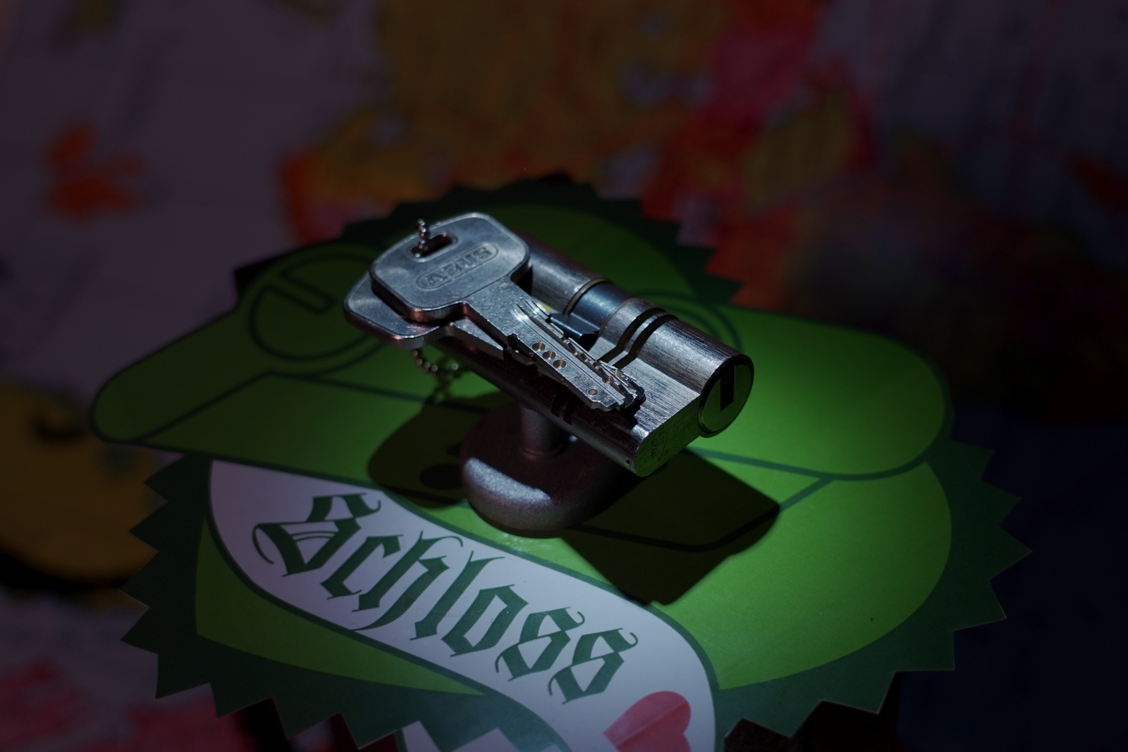 SEO Vitrine Alternativtext: ♥ 𝔄𝔯𝔱𝔥𝔲𝔯 𝔅ü𝔥𝔩, 𝔄𝔯𝔱𝔥𝔲𝔯𝔪𝔢𝔦𝔰𝔱𝔢𝔯® Arthur Andreas Buehl, Privatdetektiv, Made in Germany, born 1961, stellt am Stammtisch im Hasenstübchen, Am Hasenberge, Santa Fu, Fuhlsbüttel, seine Vitrine vor: Die Lockpicker schreien " OFFEN ". Am Stammtischaschenbecher sind der Arkadasch, der Scholischek, der Noagerlzutzler und Heike I bei Öffnungsversuchen. Anfänger zur Schulung halt. In Arthurmeister`s Jukebox by YouTube spielt: Pointer Sisters: Slow Hand. Pelle tippt wie immer Marmor, Stein und Eisen bricht in die Rock-Ola. Heute hat aber Asberry dankenderweise den Drafi Deutscher getillt ! Now is only time for the Soul Train and T.S.O.P. Verschlagwortet mit: Arthur Bühl, Arthurmeister® Arthur ♥ Schwäbischer Hengst, Heini, Zwetschgen Hengst, Buhl er, Artur, Zwetschge, Made in Germany, Born 1961, Sympathieträger, Google Earth, Mittelpunkt der Welt, Pflaumen, Arkadasch, Datschi, ♥ Martinameisterin, Cartomanze, Scholischek, " HIGH NOON ! ", ♥ ♥ Vokuhila, Friseur ♥ Parole Emil ! ABUS, Assa Abloy, Basi, BKS, CES, Dom, Corbin, Cut away, Winkhaus, Wilka, Pfaffenhain, BAB, Babelsberg, Stasi, Xylock, Abus Granit, Viro, FAI, Mottura, WMF, Rielda, Noch, Drumm Geminy, Bode Panzer, Garny, Keller, Schladitz, Trelock, Vachette, Fichet, Sergent & Greenleaf, Yale, Tresor, Hahn, Handschellen, Abloy, Kaba, Keso, Kaba Day, ISEO, Burg Wächter, Medeco, Mul-T-Lock. Lockpicking by Arthurmeister ®, Schlossherz ®, Lockpickerherz ®, Pornomeister ®