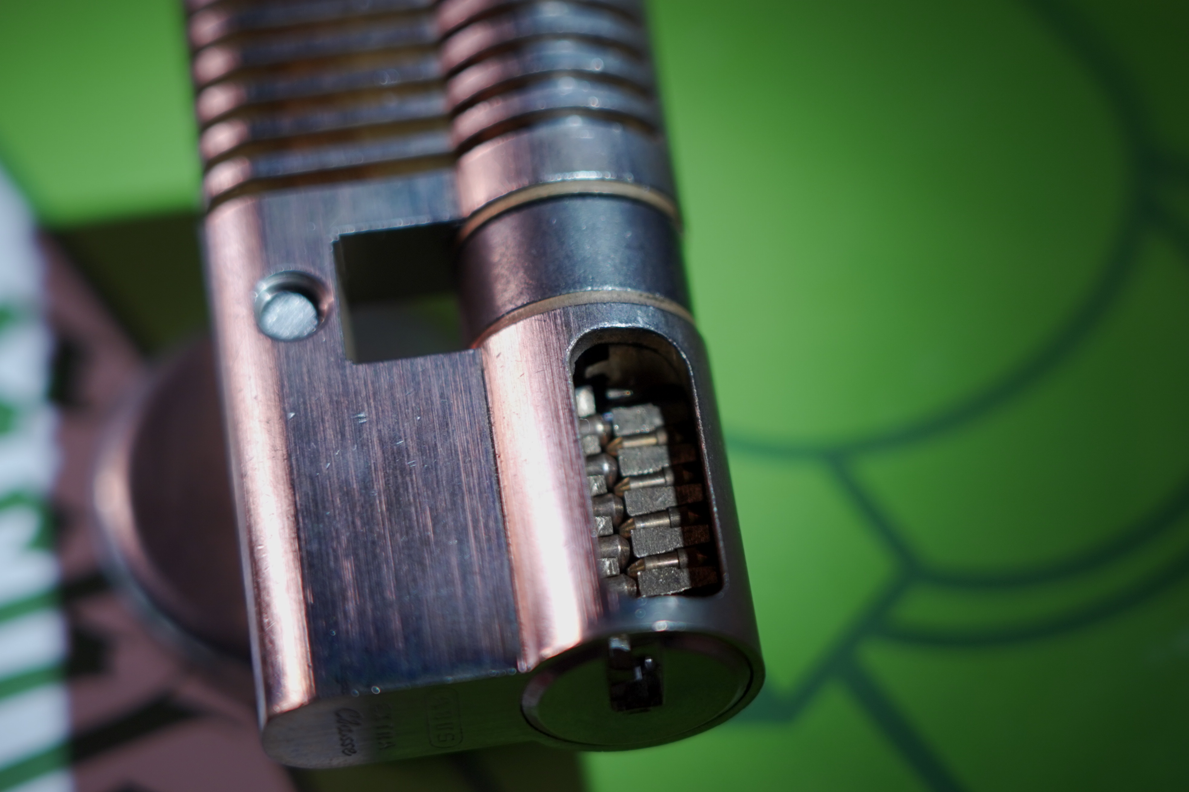 𝔄𝔯𝔱𝔥𝔲𝔯 𝔅ü𝔥𝔩, 𝔄𝔯𝔱𝔥𝔲𝔯𝔪𝔢𝔦𝔰𝔱𝔢𝔯 ® Stück Davon schwarze Katze, Zwei Katzenkopf Schlösser Zunft, Schlosser, Zunftabzeichen, Wappen, Geselle, Anstecknadel, Verbandsabzeichen, Stück Davon. Die nicht alltägliche Form eines Truhenschlossen führte dazu, das man die Schlosser im Zunftleben scherzhaft ironisierend Katzenköpfe nannte. Der Spitzname erhielt sich durch die Jahrhunderte. Und der Katzenkopf wurde damit zu einem Symbol. Er erscheint auf der Anstecknadel, die heute der Schlosser als Verbandabzeichen tragen kann. Die auf der Nadel angebrachte Inschrift " Stück Davon " erklärt sich wie folgt: Der wandernde Schlossergeselle sprach bei einem Meister um Arbeit vor. Befragt, ob er das Handwerk verstünde, antwortete er: Stück Davon ! Die zwei Worte wiesen ihn in aller Bescheidenheit als Angehörigen der Zunft aus, der bereit sei noch weiter zu lernen. DoubleBrain ® SEO für heute: Barockschlüssel, Schmiedeeisen, Halme gedreht, Bärte geschnitten, Reiden aufgesetzt, Stahlschnitttechnik, Kapelleneingerichte, Schmiedeeisen, Hohldorn, Gesenk, Pflanzenmotiv, Wappentierschmuck, geschmiedet, gepunzt, Schlüsselgriff beidseitig, halbrelief, Bekrönung auf der einen Seite als männlicher auf der anderen als weiblicher Kopf, Löwenwappen, Delphine, Schwanzflosse, Stilelemente der Reaissance, profilierter Steckhalm, Gesenke und Reide ziseliert, Griffrand, Zwei Schlangen blau angelassen, Eisenblech, Schließblech, Türrahmen, Schlosskasten, Eisenkern, französisch, Zierdecke ausgehauen, eingehauen und getrieben, Rosette, Ringgriff, Rokoko und Schlüssel, eisernes Wiener Barock Hangschloss mit Spreitzfedernverschluss, gefeilt, geschnitten und ziseliert, flacher Steckschlüssel, Eisengrundplatte und zwei Engel mit Trompete, Posaune und Blumengeranke verziert. Figuren, Schmuck, Jagdszene, Empire, Möbelschlösser, Messingzierdecken, Witwerschlüssel, Schlüsselgewalt, Symbol, Sargschlüssel, Silberschlüssel, Hohldorn, Nachbildung, Kammerherrnschlüssel, Bronce, feuervergoldet, Emblem mit Initialien der weltlichen oder kirchlichen Fürsten versehen, die sie verliehen haben. Doppeladler, Reichsapfel, Zepter und Krone, Übergabeschlüssel, magische Stilelemente, östrerreichischer Kammerherrenschlüssel mit Doppeladler, Kordeln und Quasten, Wien, Hoflieferant, Mayestät, päbstlich, ungarisch, bayerisch, in Silber gegossen, Sinsheim, Hohldornschlösser mit Eisenriegeln, Gelenkschlüssel, einfacher Schieberiegel aus Holz, klappbare Doppelschlüssel aus Tirol, Rohrhülse, Bart, Tirol, Kreuz, Herz, Schlüsselgehänge, süddeutsch, Leder, gotisch, Bügel, Tabakspfeifenschlüssel, Schlossergeselle nach bestandener Prüfung, Schlüsselgeschenketui für die Braut: Bund mit fünf Zimmer, Möbel und Kassettenschlüsseln, in der Mitte Haustorschlüssel aus einem Stück geschmiedet, geschnitten und mit Stahlstangen handpoliert auf dem vierseitigen Gesenk in Schreibschrift " Deutsches Empire ", Dreipass, Jugendstil, Doppelrohr, Hauptportal der Jesuitenkirchen Sankt Michael, Der Hammerschlüssel für Weinkeller: der ziselierte aufgesetzte Hammer diente dem Küfner zum abklopfen der Fässer und zum öffnen der Spunde, Enstehungszeit, Hoftheater, bayrisches Nationaltheater in München, Zerstörung, Kunstschlosser, Fritz Nüssel, Heinrich Pankofer, Germany, wissenschaftlich, systematisch, Schlüsselexperte, Sammler, Privatsammlung, Schlüsselzentrale München, Fachmann für Sicherheitsfragen, sachkundig, Experte, versierter Restaurator, historischer Wert, handwerkliches Geschick und seine langjährige Berufserfahrung, Anerkennung, international, Fachmann nicht nur für die Technick von Schlüsseln und Schloss, auch für künstlerische und historische Fragen. Standardwerk Europa, Übersee, offizielle Stellen, Landeskriminalamt, Bundesanwaltschaft, Keltenschlüssel, Vorchristus, Witwenschlüssel, John F. Kennedy, Weisses Haus, Schlossmuseum Velbert, gut verpackt, Pullach, Erfinder und Auror, Leidenschaft, aufschlußreiches Werrk, Memoiren, Töchter, Emmi Seifert, Marlene Nüssel, Frau Anni, Kaminkehrer, Schwanthal, Freund und Helfer der Polizei, mein Leben, Gedichte, Kaffeveranstaltung, Nachbarschaftshilfe, Essen auf Rädern, Schlüsselfigur, tausend Stücke, Keltenzeit, Christus, Kelheim, Exemplare, Ausländische Lehrlinge, Brocken, wiegt fünf Kilo, Schmucksafe, Ludwig XV 1430, Brillianten, Verona, Eisenzeit, Ägypten, Hallstadtzeit, Salzkammergut, Hallstadt Gräberfeld, Epoche, Eisenverhüttung, Salzbergbau, Gerätschaften zu exportieren, geographischer Ort am Nordende des Neuenburger Sees in der Schweiz, Pfalbauten, auf festem Land angelegte Siedlung, europäische Eisenzeit, Kelten Indogermanischen Völkergruppe, Germanen, Rhein, kämperisch, expansionsbereit, Rom, Homer, Dichter, Jugendzeit, halbdunkel, erahnbar, zivisilatorische Dokumente, Dichtung, märchenhaft schöne Gestalt, Götter treten vor uns hin, denen die mittelmerisch kleinasiatische Menschheit Wirkungen und Tätigkeiten zugedacht hat, die diesen Fabelwesen für immer Kontur verliehen haben. So tritt der Schmiedegott Hephaistos lateinisch Vulkanos vor uns hin: Rußig und edel zugleich, genial erfinderisch, ein kunstreicher Handwerkegott. Der zu den 12 Hauptgöttern der griechisch römischen Antike erzählt wird. Jupiter, Himmel, hinabgstürtzt, Entfernung der Erde von den Sternen, Insel Lemlos, Hinkefuss, Gerechtigkeit, alte Fabeln, schöne und liebenswürdige, Eheweib, Museeum of fine Arts in Boston USA, Parmenides Lehrgedicht Balanos, Hammer, Amboss, Feuer, Wasser, glühend, Metall, Hammerschlag, Gußverfahren, gewünschte Form, Holz oder Kohle, warmgeschmiedet, grobkristallin, feinkörnig, Streck und Bruchgrenze, Plinius, samische Künstler, Erzguß, Keltenschlüssel, hochkant durch einen Schlitz in der Tür gesteckt, gedreht, bis er - nun waagrecht - in die Angriffe der im Riegel gelagerten Sperrklötze eingerastet: die Sperrklötze werden angehoben, der Riegel ist entsperrt und lässt sich mit einem ledernen Zugriemen von außen auf und zu ziehen. Griechenland, lakonisch, neues Prinzip, Schlüsselträger, Kaiserzeit, Würde, Statussymbol, Römer, die punische Kriegen das Metallhandelsmonopol an sich gebracht hatten verfügten in reichem Maße über Kupfer, Zink und Zinn. Verschlußriegel, Feder, Lochkanäle, Sperrstifte, entsichert, auf oder zugeschoben, Drehschlüssel, Hangschloss, Spreitzfeder, Kulturlandschaft, Kassetten, Truhen, Türen, Tiermaskendeckel, Pferdegstalt, arabisch, Vexier, indisch, Kugel, Grundform, Volldorn, Technische Feinheit, Eleganz, Zweckgebilde in den Händen von Menschen, die bemüht sind, mit einem rauhen, kriegerischen Leben fertig zu werden, Verteidigung, bedachte Architektur, spürbar, verschlossen, Zierlichkeit, Zeitläufe, Kultur, Willen und Werkstätten in Pompji und Herkulaneum, Wachsmodell Tonmantel gebrannt, schmilzt das Wachs glühend, Nachteil, römisches Imperium, desto länger, primitive Form, Spätantik, Karolingische Kunst, Fräkisches Adelsgeschlecht, Karl der Große, Triebfeder, Höfische und Kirchliche Kreise, Monumental Kunst, Klerikale Kreise, Kulturträger, Elfenbein, Goldschmied, Goldschmiedekunst, geistig - kulturelle Erhellung, Abendland, profunde Bedeutung, Ehefrau, häusliche Gewalt, Vertrauen, Brauch, Kirchweihtag, Steiermark, geweiht, Gnadenschlüssel, Petrus - Schlüssel, Apostel, Pilger, Schenkung, Pabst Pälagius, Gregor, König Alfons von Kastilien, König Alfred, romanischer Stil, schöpferische Kraft, Kunstgewerbe, Klöster, Kostbarkeiten, kunsthandwerklich, Verfeinerung, Raffiniertheit, Formenwelt, Alltag, Kleidung, Ritterrüstung, kraftvoll, primitiv, gotische Epoche, Jan van Eick, Grammatik, Lebensstil, geläutert, gültig, Opulenz der Kleidung, Materialwert, Charme, Sakral, Phantasie, Formensprache, feinsinnig, Steinmetz, Bescheidenheit, Portal, Notre - Dame, Paris, köstlich, kostbar, Mechanismus, Entsperrungsvorgang, Fischblasen, Kreuze, Drei - und Vierpass, grotesk, meisterlich, Handwerkszeug primitiv, Gewirre, Besatzung, Tropfen Öl, rein von Hand, Prochnov, Kunstschreiner, gesunde Männer, Michael Mann, Michael Mann Kästchen, Nürnberg, Augsburg, Fürth, Wörth, Riegelwerk, sauber geätzte und vergoltdete Büchsen und Pistolen aus Eisen. Doppelmeyer, Markgraf, erlassene Strafe, Spinnenschlösser, Deckelunterseite, figürlich, kunstfertigkeit, Schlüsselloch, größere Summen harten Geldes, raffiniert, Spielerei, Kuriusität, Zeugnis, Möbel, Bombast, Schwulst, Liebe, Zäsur, Dreißigjähriger Krieg, Mutter Courage, Armut, Schichten in Deutschland, Reformation, patetisch, Phänomen, Ornament, Pierre Frommerie, Sedan, Berlin, Ebenholz, Emaill, monumental, Signatur, Barock, Formenreichtum, gediegen, summarisch, mittelmäßig, Epochen, Werkleute, Halskette, Mayestät, Spanien, Revolution, Mittelalter, feierlich, Feind, Öffnung der Tore, Kapitulation, Schlüsselsoldat, Mitglied der päbstlichen Schweizer Garde, Pabstwappen, abfällige Bedeutung, Stadtwappen Tabackspfeife, Vierkant, Dolch, Pistolenschlüssel, geheime Nachrichten, Siegel, Hammerschlüssel für einen Weinkeller, Liebende, Angebetete, Ritter, Kreuzzug, Heiliges Land, Kreuzritter, Ehefrau, Märchen, arges oder schönes, es will scheinen, das eine Welt ohne Schlüssel nicht denkbar ist, Paris, Turenschloss, Schlossfalle, Konstruktion, Luxus, Verschwendungssucht, Kleinod, Brilliant, Maillard, König Stanislas, Ballkongitter, Pastellportrait, Museeum der Stadt Nancy, spirituell Sonnenkönig, Prinz Eugen von Savojen, den sublimen Geist seiner Epoche, General Feldmarschall Prinz Freund der Musen, Besieger der Türken, Zunftbuch, Balthasar, Gitter, Porzellan, hochkultiviert, Degengriff, Münchener Hof, Wittelsbach, Gesamtkunstwerk, Johann Joachim Winckelmann, Kleidermode, Reifrock, Schnürrleibchen, Wohnkultur, Neoklassizismus, Möbel, Chubb, Bramah, Inselstaat, Engländer, Ungarn, Italiener, Tossi, Yale, Hobbs, Aber die Bemühungen um immer neue vergrößerte Sicherheit im Bereich des Schlosses gingen weiter. Man glaubte vorübergehend das non plus ultra Sicherheitsschloss konstruiert zu haben und zwar kühn genug, Geldpreise für denjenigen auszusetzen, dem es gelingen würde, diese neuartigen Schlösser aufzusperren. Überraschend geschah das dank der Fertigkeit des Amerikaners Hobbs 1853. Seine Medtode des Aufsperrens ist in der Fachwelt als Hobbsches Öffnungsverfahren bekannt. Es wurde mit Erfolg publiziert, das Kriminelle Hinweise zum Öffnen der Sicherheitsschlösser erhielten. Linus Yale, Fallstiftriegelschlösser, der Ägypter, Assyrer, Babyloner, Yale Zylinder, C.E. Schulte in Velbert, Kromer Protector Schloss 1871, Hahn AG, Karl Zeiss, BKS, Boge und Kasten Solingen, Koloss von Roddos, Byzanz, Konstantinopel, Moschee, Kirche, Schlüsseltyp, Kaufmann, Herkunft, Herzblatt, Kurfürst, Alltagsgebrauch. Die Schönheit der Welt. Die Kraft, die menschlichen Schöpfergeist gewahr werden lässt. Die beiden Schlüssel in der Hand des heiligen Petrus geben diesem die Macht, die Pforten des Himmels zu öffnen. Der Schlüssel ist ein christliches Symbol, er ist aber auch das Inbild menschlichen Schöpfergeistes und als solches steht er in unmittelbarer Beziehung zu der Arbeitswelt des Sammlers Heinrich Pankofer. Doblebrain ® gibt vor: Mehr SEO ! ! !