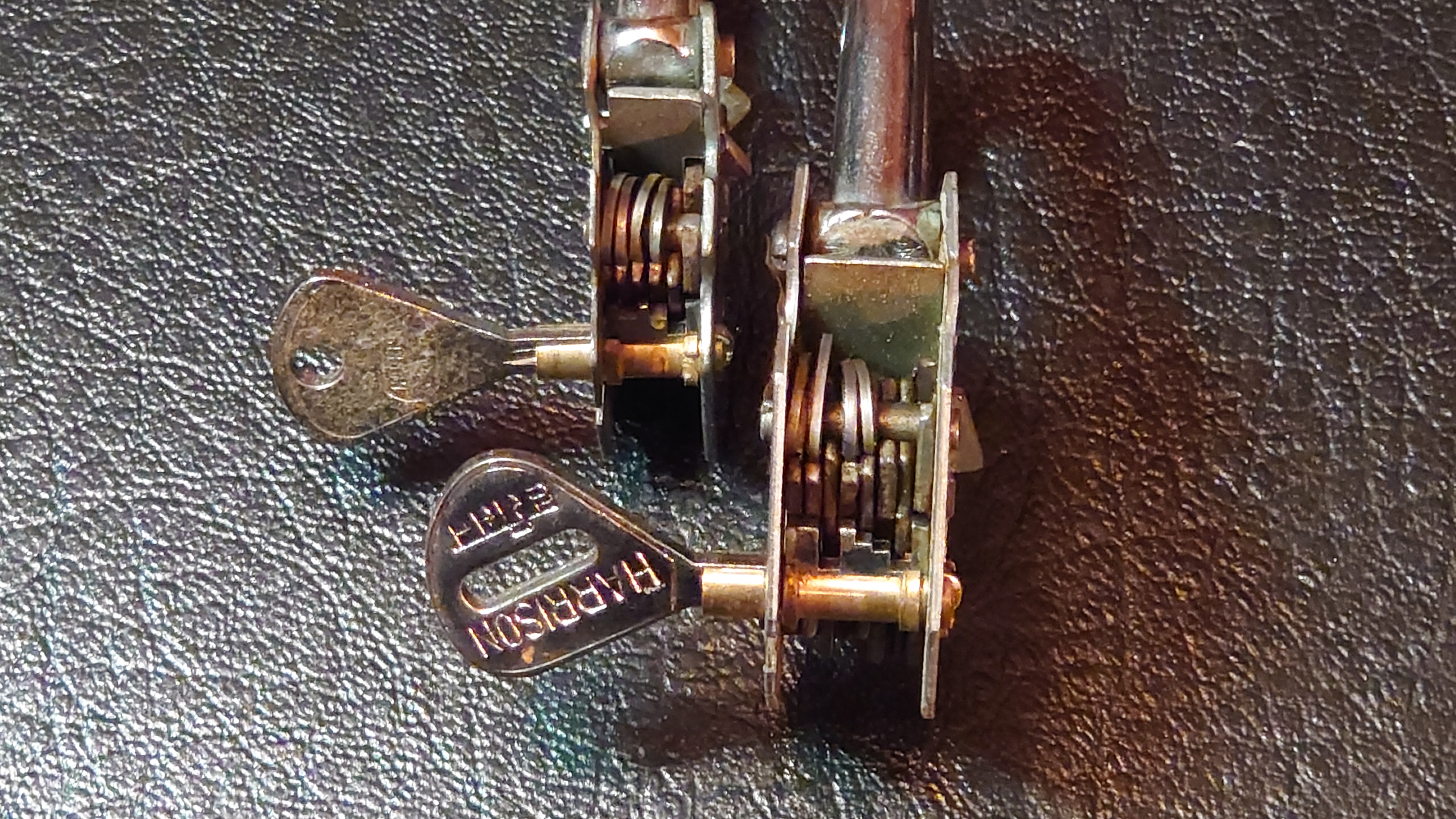 SEO Friseur 𝔄𝔯𝔱𝔥𝔲𝔯 𝔅ü𝔥𝔩, 𝔄𝔯𝔱𝔥𝔲𝔯𝔪𝔢𝔦𝔰𝔱𝔢𝔯® Herr Arthur Bühl, kritischer Detektiv aus der Hansestadt Hamburg, bereitet sich auf ein Interview mit der BILD et vor. Bei Babsi und Gina in Fuhlsbüttel wird ihm zuvor der Vokuhila geschnitten. Herr Arthur Bühl wurde schon in der BILD et als " Herr der Schlösser " beschrieben. " Ein bisschen Ruhe bitte " schreibt Jan Freitag von der TAZ. Er erwähnt auch eine Mustertür by Wendt. Es wird darin herumgeprökelt. Selbst Arthur Bühl, der weltbeste aus dem Lockpicker Mekka Hamburg, betreibt pures Understatement, weil er sein Schloss in nur 20 Sekunden " geknackt " hat. Charles Graeber von der Wired.com beschreibt in seinem Artikel Master Lock - Pickers do bottle Arthur Bühl " The Master of the Universe ", Arthur Bühl a private Detective of Germany open locks. Bühl`s Fabio - the - Barbarian Look stands out. He wins the Dutch Open and is now Master of the Universe. The people cry: " Arthurmeister ! booms Arthurmeister ". Mark Webber Tobias, the Author of Locks, Safes, and Security, a Police Reverence, say: Arthurmeister, that ist beautyful. " Open ! " sagt Arthurmeister ", offen ist gut, schneller offen ist besser ". " Beer !" Arthurmeister booms back and a new Champion is born. Die Welt berichtet: " Die Kunst, Schlösser ohne Schlüssel zu öffnen ". Vereinsmitbegründer und Vizepräsident Arthur Bühl trägt seine Leidenschaft schon auf der Krawatte. Sie ist rot mit gelben Schlüsseln drauf. Intern wird er ehrfürchtig " Meister Arthur " gerufen. Er hat es zum siebenfachen Deutschen Meister in verschiedenen Disziplinen geschafft. Er pickt seit der Kindheit. Sein erstes Trainingsobjekt war sein Spardosenschloss - Ein klassischer Einstieg… . Die Slate berichtet über Arthur Bühl als Lockpicking Legend. Es gibt einen Artikel Tool for Picking and Decoding by Stasi, CCC, Vortrag Berlin. Amateur Hour berichtet: Arthurmeister has " The Master Touch ". Bei den Kaba Day `s im Europa Park Rust schreibt die Pressebox: auf großes Interesse der Teilnehmer stieß auch die praktische Vorführung von Steffen Wernéry und Arthur Bühl, die gängige mechanische Schließzylinder ohne Schlüssel zerstörungsfrei öffnen. Meist in Sekundenschnelle. Auch die Chemnitzer Zeitung " Freie Presse " hat über das Lockpicking und Arthur Andreas Bühl alias Arthurmeister berichtet. Dwight Perry schreibt: Arthur Bühl has good hands ! In der Philalocksmith wird Arthur Bühl auch als Lockpicking Legend betitelt. Es gibt auch einen Beitrag, 360 Meridianos. In der Datenschleuder, CCC, wurde über ihn als Sympathieträger berichtet. Veröffentlicht unter dem verifizierten Linkedin Profil Arthur Bühl, Arthurmeister, Xing, Google Panel, Twitter X. In der Vitrine von Arthur Andreas Bühl, Arthurmeister® sind Schlösser, Padlocks, von ABUS, BKS, CES, DOM, EVVA, Assa Abloy, Z Ikon, Kaba, Keso, ASSA, Winkhaus, Wilka, Trelock, Schmelting, Bode Panzer, Ancor Las, Drumm Geminy, Xylock, SEA, Medeco, Mul-T-Lock, Cut away, ABUS Granit, Pfaffenhain, E*S, ESS, Nemef, BAB, Babelsberg, Stasi, Diskus, WMF, Tesa, Noch, Vachette, Cisa, Wally, Rielda, Mottura, Viro, FAI, GeGe, Fichet, Bode Panzer, Tresor, Selbstschutz, Bramah, JÜNGST, MARS, FLORA, Steckschlösser, Protector, Braun`s Patent, Walomatus, Arolds, Combination Lock, Yale, Master, American Lock, Tubular, China, Indien, Aligarh, Nepal, Thailand, Zahlenschlösser, Himmelsschlüssel und noch vieles mehr, vorhanden. Alle Schliesszylinder sind Übungsmaterial für das Lockpicking. Schlagschlüssel und so vieles mehr, sind auch dabei. Auch der Sputnik. Verschlagwortet mit: ♥ Vokuhila, Friseur ♥ Schwäbischer Hengst, Zwetschgen Heini, Bühl er, Zwetschge, Google Earth, Mittelpunkt der Welt, Martinameisterin, Cartomanze, Scholischek, " HIGH NOON ! ". ♥ Parole Emil ! SEO Mr. Smitz und Jukebox, Grafik Banner erstes Sign, ist dann bei allen anderen auch so. Änderungen können gemacht werden.