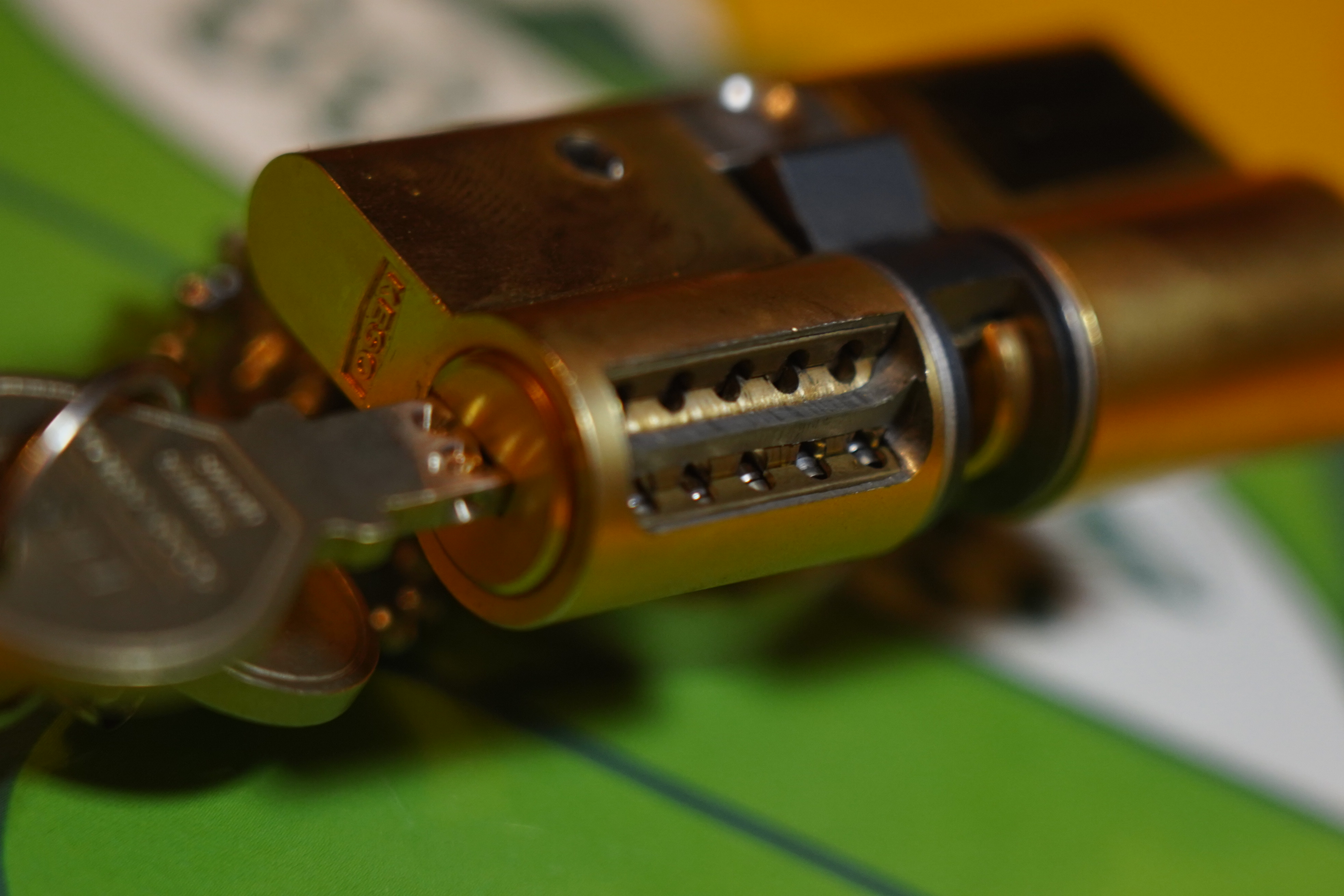 Arthur Bühl, Arthurmeister ®,Lockpickerherz ® Schlossherz ®, Pornomeister ®, neuer SEO Text für 2025 12.00 Mittags im Hasenstübchen. Basketball Bouncing Joe Asberry schreit: Prost ! Die Glocke kingelt ! In Arthurmeister`s Jukebox im Hasenstübchen spielt: Slow Hand von den Pointer Sisters. Ferrari Rudi sitzt am Tresen. Anstatt Helbing trinkt er heute Underberg. Pelle und Heike I machen Stößchen. Justamente klingelt das Telefonino. Der Hannenberger lacht zu Bouncing Joe Asberry: Ich wette mit Dir: Da ruft unser Freund Mr. Smitz vom Playboy an. Arthurmeister geh endlich ran. Die Glocke klingelt. Yes Mr. Smitz, yes, yes Mr. Smitz. Yes great, you know. Yes, yes we have a Party. Yes, yes. Ja: Angela Merkel, die kennen wir. You know: " Bundeskanzlerin ". Giovanni ruft: Bella Donna: Signora Merkel is the CEO of the world. Yes, Yes Mr. Smitz, i will look about her Memoiren. Oh Mr. Smitz ? Her Biographie with her Signature ? OH, Mr. Smitz mit Widmung ? Das wird nicht einfach ! no easy, you know ! Da muß die Glocke aber ein ganzes Wochenende läuten. Prost. Helbing. Yes Mr. Smitz, hands on the heard, you know, difficult ! Arkadasch !!! Smitz U.S.A. braucht die Memoiren von Angela Merkel signiert mit dem Text: Für Mr. Smitz from the Playboy ! Also pass auf: Dein Schwippschwager ist doch Aufsteller bei der Messe. Ja, Buchmesse. Dort hält die Merkel eine Autogrammstunde. Der soll sich dort anstellen mit seinen Kumpani. Ja, der Smitz läßt hier die Glocke läuten. Das gesamte Wochenende. Hannenberger gibt das Passwort: Freibier, Freibier ! Die Glocke läutet jetzt: Helbing ! In Arthurmeister`s Jukebox spielt: The Tramps - Disco Inferno - Orginal Longversion Tony Mendes ! Basketball Bouncing Joe swingt mit dem Kopf mit. Jetzt meint Arkadasch: Oh meine Kumpani trauen sich nicht zu Dr. Angela Merkel. Die haben Angst vor Ihr. Kein Autogramm heißt kein Freibier. Droschkendieter !! Du fährst jetzt zur Buchhandlung, holst drei Biographien von der ollen Merkel, fährst weiter zum Kujau ! Ja, der hat dem Heinemann vom Stern, Hamburg, gefälschte Tagebücher verkauft. Der soll dir in ein Exemplar die Unterschrift der Merkel und die Widmung reinmalen. Sag ihm viele Grüße vom Arthurmeister und Parole Freibier, Freibier ! Dann malt der es dir sofort. Der kann das freudigst. Und sag ihm, das sei für Smitz, Amerika. Aber diesmal soll er keine rosa Tinte verwenden. Dann kommst du wieder her und wir alle unterschreiben das zweite, dann fährst du geschwind rüber nach Fuhlsbüttel, drängelst dich am Luftfrachtschalter vor, läßt die Bücher verpacken und paßt auch auf, das die auch tatsächlich im nächsten Flieger in die U.S.A. reisen. Dann hat er die Bücher, quasi wenn der Flieger landet. Sag denen: Parole: Freibier, Freibier ! Arthur und wozu das dritte Buch ? Du Depp, wenn beim unterschreiben vom zweiten Buch einer draufkotzt oder ein Brandloch reinmacht dann haben wir Ersatz ! Und diesen legen wir dann hinter den Tresen ins Regal und tuen so als hätten wir es gelesen. Es reicht das wir Frau Bundeskanzlerin mit guten, besoffenen, nicht ausgeklügelten, dummen, peinlichen Ratschlägen beraten haben ! Punkt. In Arthurmeister´s Jukebox spielt: Lady von Kenny Rogers. Sir Waschi hat gleich CHARLIE RICH - The most Beautifull Girl in The World, gedrückt. Die Stimmung ist gut. In der Jukebox spielt mittlerweile Aloe Blanc - I need a Dollar. Die Stimmung ist fantastisch ! Jetzt steigert sich die Stimmnung noch als der Nachläufer Roberto Blanco - Caramba, Caracho ein Whiskey, Carambo Caracho ein Gin, verflucht Sacrcameto Dolores und alles ist wieder hin ! In Rio de Janeiro… drückt. Der Noagerlzutzler drückt Roberto Blanco - Der Puppenspieler von Mexico und räumt Gläser ab. Hannenberger reicht schon einmal den Himmelsschlüssel ! Schwerti fragt: Mastertouch und wenn der Dir auf die Schliche kommt ? Du Depp, was glaubst du wenn der erfährt, daß er einen orginalen Kujau, dem Tagebuchfälscher hat, dann läuft der durch Beverly Hills und gibt damit bei jedem an, als sei er The Greatest. Und Du weißt: Die Schriftsachverständigen vom Stern oder von der Bild et und der Heinemann brauchten Monate bis sie diesen Betrug mit dem Verkauf der Tagebücher erkannt haben. In Arthurmeister`s Jukebox spielt: Calvin Harris & Sam Smith: Promises ! und es wird mitgesungen. Das Droschkendieter dann doch nur beim Papierfuzzy im Copy Shop neben an war ? weil der Kujau besoffen war ? Quatsch, kalter Kaffee, der Smitz verhöckert das Buch an Rockefeller. Was glaubst du, warum die Parole Freibier Freibier lautet ? Wir sind hier nicht bei der Wohlfahrt. Ferrari Rudi macht Ralala: Sonntag ist Formel I in Indianapolis. Denkt dran: High Noon ist dann morgens 07.00 Uhr. Die Glocke läutet ununterbrochen. Freibier, Freibier, Freibier, Parole Freibier. Let Michael pass for the Championship ! Das gesamte Hasenstübchen tanzt und platzt aus allen Nähten. In der Jukebox spielt James Last und Orchester: T.S.O.P The Top Sound of Philadelphia ! Prost, Prosit und Stößchen ! Der Hannenberger sieht zufrieden aus. Taged with: Bühler Zwetschge, Bühl Wappen, Zwetschgenhengst, Zwetschgenfest, Meister, Arthur Andreas Bühl, Privatdetektiv. Arthur Bühl, Deutscher Meister, nur Lockpicking, OFFEN, Arthur Bühl Arthurmeister ® Pornomeister ® Lockpickerherz ® Schlossherz ® Sympathieträger ®