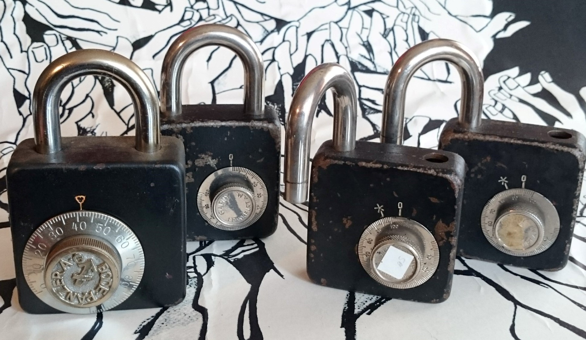 Arthur Andreas Bühl, Arthurmeister ®,Lockpickerherz ® Schlossherz ®, Pornomeister ®, neuer SEO Text für 2025 12.00 Mittags im Hasenstübchen. Basketball Bouncing Joe Asberry schreit: Prost ! Die Glocke kingelt ! In Arthurmeister`s Jukebox im Hasenstübchen spielt: Slow Hand von den Pointer Sisters. Ferrari Rudi sitzt am Tresen. Anstatt Helbing trinkt er heute Underberg. Pelle und Heike I machen Stößchen. Justamente klingelt das Telefonino. Der Hannenberger lacht zu Bouncing Joe Asberry: Ich wette mit Dir: Da ruft unser Freund Mr. Smitz vom Playboy an. Arthurmeister geh endlich ran. Die Glocke klingelt. Yes Mr. Smitz, yes, yes Mr. Smitz. Yes great, you know. Yes, yes we have a Party. Yes, yes. Ja: Angela Merkel, die kennen wir. You know: " Bundeskanzlerin ". Giovanni ruft: Bella Donna: Signora Merkel is the CEO of the world. Yes, Yes Mr. Smitz, i will look about her Memoiren. Oh Mr. Smitz ? Her Biographie with her Signature ? OH, Mr. Smitz mit Widmung ? Das wird nicht einfach ! no easy, you know ! Da muß die Glocke aber ein ganzes Wochenende läuten. Prost. Helbing. Yes Mr. Smitz, hands on the heard, you know, difficult ! Arkadasch !!! Smitz U.S.A. braucht die Memoiren von Angela Merkel signiert mit dem Text: Für Mr. Smitz from the Playboy ! Also pass auf: Dein Schwippschwager ist doch Aufsteller bei der Messe. Ja, Buchmesse. Dort hält die Merkel eine Autogrammstunde. Der soll sich dort anstellen mit seinen Kumpani. Ja, der Smitz läßt hier die Glocke läuten. Das gesamte Wochenende. Hannenberger gibt das Passwort: Freibier, Freibier ! Die Glocke läutet jetzt: Helbing ! In Arthurmeister`s Jukebox spielt: The Tramps - Disco Inferno - Orginal Longversion Tony Mendes ! Basketball Bouncing Joe swingt mit dem Kopf mit. Jetzt meint Arkadasch: Oh meine Kumpani trauen sich nicht zu Dr. Angela Merkel. Die haben Angst vor Ihr. Kein Autogramm heißt kein Freibier. Droschkendieter !! Du fährst jetzt zur Buchhandlung, holst drei Biographien von der ollen Merkel, fährst weiter zum Kujau ! Ja, der hat dem Heinemann vom Stern, Hamburg, gefälschte Tagebücher verkauft. Der soll dir in ein Exemplar die Unterschrift der Merkel und die Widmung reinmalen. Sag ihm viele Grüße vom Arthurmeister und Parole Freibier, Freibier ! Dann malt der es dir sofort. Der kann das freudigst. Und sag ihm, das sei für Smitz, Amerika. Aber diesmal soll er keine rosa Tinte verwenden. Dann kommst du wieder her und wir alle unterschreiben das zweite, dann fährst du geschwind rüber nach Fuhlsbüttel, drängelst dich am Luftfrachtschalter vor, läßt die Bücher verpacken und paßt auch auf, das die auch tatsächlich im nächsten Flieger in die U.S.A. reisen. Dann hat er die Bücher, quasi wenn der Flieger landet. Sag denen: Parole: Freibier, Freibier ! Arthur und wozu das dritte Buch ? Du Depp, wenn beim unterschreiben vom zweiten Buch einer draufkotzt oder ein Brandloch reinmacht dann haben wir Ersatz ! Und diesen legen wir dann hinter den Tresen ins Regal und tuen so als hätten wir es gelesen. Es reicht das wir Frau Bundeskanzlerin mit guten, besoffenen, nicht ausgeklügelten, dummen, peinlichen Ratschlägen beraten haben ! Punkt. In Arthurmeister´s Jukebox spielt: Lady von Kenny Rogers. Sir Waschi hat gleich CHARLIE RICH - The most Beautifull Girl in The World, gedrückt. Die Stimmung ist gut. In der Jukebox spielt mittlerweile Aloe Blanc - I need a Dollar. Die Stimmung ist fantastisch ! Jetzt steigert sich die Stimmnung noch als der Nachläufer Roberto Blanco - Caramba, Caracho ein Whiskey, Carambo Caracho ein Gin, verflucht Sacrcameto Dolores und alles ist wieder hin ! In Rio de Janeiro… drückt. Der Noagerlzutzler drückt Roberto Blanco - Der Puppenspieler von Mexico und räumt Gläser ab. Hannenberger reicht schon einmal den Himmelsschlüssel ! Schwerti fragt: Mastertouch und wenn der Dir auf die Schliche kommt ? Du Depp, was glaubst du wenn der erfährt, daß er einen orginalen Kujau, dem Tagebuchfälscher hat, dann läuft der durch Beverly Hills und gibt damit bei jedem an, als sei er The Greatest. Und Du weißt: Die Schriftsachverständigen vom Stern oder von der Bild et und der Heinemann brauchten Monate bis sie diesen Betrug mit dem Verkauf der Tagebücher erkannt haben. In Arthurmeister`s Jukebox spielt: Calvin Harris & Sam Smith: Promises ! und es wird mitgesungen. Das Droschkendieter dann doch nur beim Papierfuzzy im Copy Shop neben an war ? weil der Kujau besoffen war ? Quatsch, kalter Kaffee, der Smitz verhöckert das Buch an Rockefeller. Was glaubst du, warum die Parole Freibier Freibier lautet ? Wir sind hier nicht bei der Wohlfahrt. Ferrari Rudi macht Ralala: Sonntag ist Formel I in Indianapolis. Denkt dran: High Noon ist dann morgens 07.00 Uhr. Die Glocke läutet ununterbrochen. Freibier, Freibier, Freibier, Parole Freibier. Let Michael pass for the Championship ! Das gesamte Hasenstübchen tanzt und platzt aus allen Nähten. In der Jukebox spielt James Last und Orchester: T.S.O.P The Top Sound of Philadelphia ! Prost, Prosit und Stößchen ! Der Hannenberger sieht zufrieden aus. Taged with: Bühler Zwetschge, Bühl Wappen, Zwetschgenhengst, Zwetschgenfest, Meister, Arthur Andreas Bühl, Privatdetektiv, Arthurmeister007@gmail.com