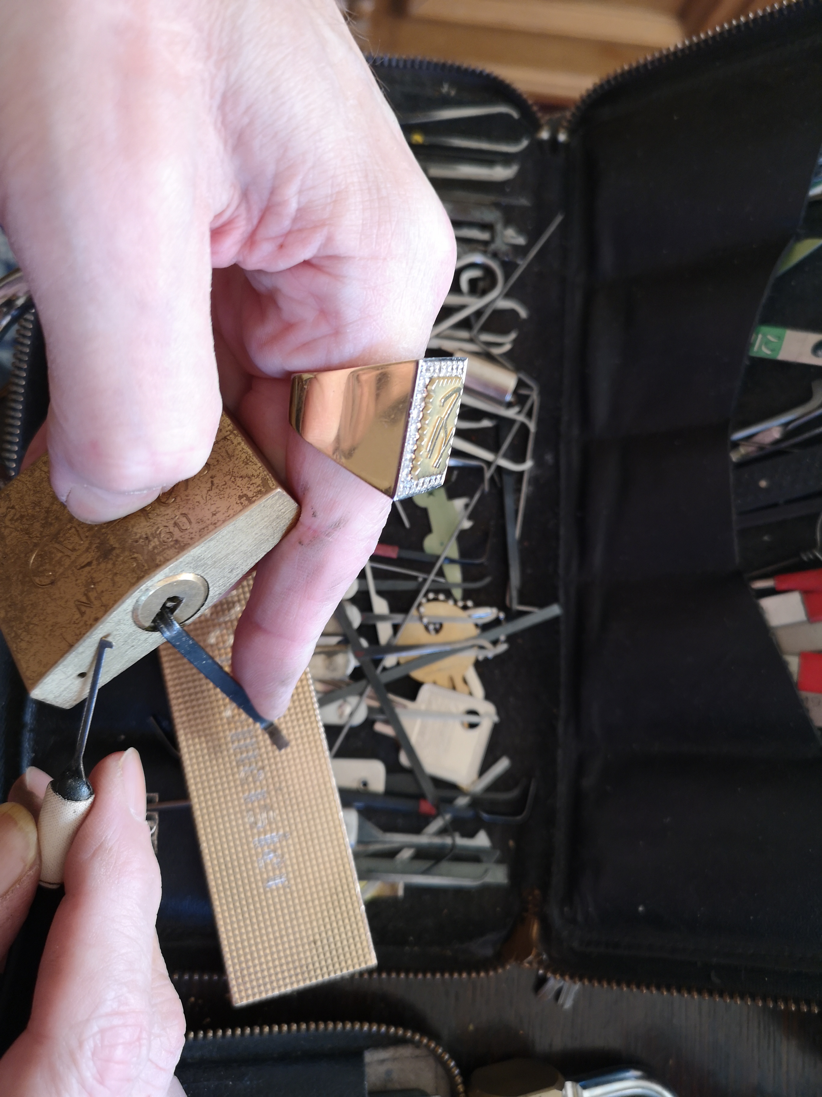 Arthur Bühl Arthurmeister ®Arthur Bühl, Arthurmeister, Bühl Wappen Der Sympathieträger ist in Stuttgart, Baden - Württemberg geboren. Der Detektiv lebt in HAM. H1 Text der SEO gibt Texte aus Arthurmeister`s Leporello frei. 𝔄𝔯𝔱𝔥𝔲𝔯 𝔅ü𝔥𝔩, 𝔄𝔯𝔱𝔥𝔲𝔯𝔪𝔢𝔦𝔰𝔱𝔢𝔯 Bühl, Arthur, Jahrgang 1961, Made in Germany, Babyboomer, Detektiv or Private Investigator how Mr. Smitz from the PLAYBOY, Beverly Hills, say`s. Yes Mr. Smitz i will send you the Photo Arthurmeister`s F 1, Jacket for your LeporelloUS. to your E - Mail Mr.Smitz@Mr.Smitz.us. Ok, Mr. Smitz. Mr. Smitz do you know what Google Earth is ? Take BÜHL Arthur, only by Google Earth, you know ? have done it ? Yes Google will show you my Panel superfast. Cool, Arthurmeister, cool. Yes Mr. Smitz, this can i do for you too ! Yes with SEO. Yes, yes, i have Arkadasch erklärt, sein Erikli pasta is not so genial. Der beste Zwetschgenkuchen, you know plum tart, is from the Stadt Bühl. Not laughing in the USA. Bühl is a City like my Name. And the People in this City called it: Zwetschgendatschi ! you know. This is the world best plumcake. Yes Datschi. Yes, Stadt Bühl is near Baden - Baden, the Casino, you know ! Yes. Baden-Württemberg. You must know there is since 1927 the traditionell Zwetschgenfest. And there ist the Zwetschgenkönigin ! Mr. Smitz, my Ur Ur Ur Ur Grandfather is born in Bühl. My Great Grand Grand Mother where also born in the town Bühl. Their profession was Zwetschgenpicker. Not Lockpicker, Zwetschgen / Plum Picker. And Rüttler. Oh, really ! Yes, Yes. And since this time the name of the family Bühl from the Stadt Bühl is: Yes you know - Buehl. Yes i will give Greetings from you to Mrs. Friede Springer from the Newspaper BILD et. Yes, the Elbphilharmonie is in Betrieb. OH, Mr. Smitz, greeting´s to you from Joe Asbbery, NBA, you know. Tomorrow we will meet us in the Hasenstübchen, our Rabbit Hall. For Lockpicking und Beer. Call you. Parole Emil ! H1 Text der SEO schreibt weiter: 𝔄𝔯𝔱𝔥𝔲𝔯 𝔅ü𝔥𝔩, 𝔄𝔯𝔱𝔥𝔲𝔯𝔪𝔢𝔦𝔰𝔱𝔢𝔯® Herr Arthur Bühl, kritischer Privatdetektiv aus der Hansestadt Hamburg, bereitet sich auf ein Interview mit der BILD et vor. Bei Babsi und Gina in Fuhlsbüttel wird ihm zuvor der Vokuhila geschnitten. Herr Arthur Bühl wurde schon in der BILD et als " Herr der Schlösser " beschrieben. " Ein bisschen Ruhe bitte " schreibt Jan Freitag von der TAZ. Er erwähnt auch eine Mustertür by Wendt. Es wird darin herumgeprökelt. Selbst Arthur Bühl, der weltbeste aus dem Lockpicker Mekka Hamburg, betreibt pures Understatement, weil er sein Schloss in nur 20 Sekunden " geknackt " hat. Charles Graeber von der Wired.com beschreibt in seinem Artikel Master Lock - Pickers do bottle Arthur Bühl " The Master of the Universe ", Arthur Bühl a private Detective of Germany open locks. Bühl`s Fabio - the - Barbarian Look stands out. He wins the Dutch Open and is now Master of the Universe. The people cry: " Arthurmeister ! booms Arthurmeister ". Mark Webber Tobias, the Author of Locks, Safes, and Security, a Police Reverence, say: Arthurmeister, that ist beautyful. " Open ! " sagt Arthurmeister ", offen ist gut, schneller offen ist besser ". " Beer !" Arthurmeister booms back and a new Champion is born. Die Welt berichtet: " Die Kunst, Schlösser ohne Schlüssel zu öffnen ". Vereinsmitbegründer und Vizepräsident Arthur Bühl trägt seine Leidenschaft schon auf der Krawatte. Sie ist rot mit gelben Schlüsseln drauf. Intern wird er ehrfürchtig " Meister Arthur " gerufen. Er hat es zum siebenfachen Deutschen Meister in verschiedenen Disziplinen geschafft. Er pickt seit der Kindheit. Sein erstes Trainingsobjekt war sein Spardosenschloss - Ein klassischer Einstieg… . Die Slate berichtet über Arthur Bühl als Lockpicking Legend. Es gibt einen Artikel Tool for Picking and Decoding by Stasi, CCC, Vortrag Berlin. Amateur Hour berichtet: Arthurmeister has " The Master Touch ". Bei den Kaba Day `s im Europa Park Rust schreibt die Pressebox: auf großes Interesse der Teilnehmer stieß auch die praktische Vorführung von Steffen Wernéry und Arthur Bühl, die gängige mechanische Schließzylinder ohne Schlüssel zerstörungsfrei öffnen. Meist in Sekundenschnelle. Auch die Chemnitzer Zeitung " Freie Presse " hat über das Lockpicking und Arthur Andreas Bühl alias Arthurmeister berichtet. Dwight Perry schreibt: Arthur Bühl has good hands ! In der Philalocksmith wird Arthur Bühl auch als Lockpicking Legend betitelt. Es gibt auch einen Beitrag, 360 Meridianos. In der Datenschleuder, CCC, wurde über ihn als Sympathieträger berichtet. Veröffentlicht unter Linkedin, Xing, Google Panel, Twitter X. In der Vitrine von Arthur Andreas Bühl, Arthurmeister ® sind Schlösser, Padlocks, von ABUS, BKS, CES, DOM, EVVA, Assa Abloy, Z Ikon, Kaba, Keso, ASSA, Winkhaus, Wilka, Trelock, Schmelting, Bode Panzer, Ancor Las, Drumm Geminy, Xylock, SEA, Medeco, Mul-T-Lock, Cut away, ABUS Granit, Pfaffenhain, E*S, ESS, Nemef, BAB, Babelsberg, Stasi, Diskus, WMF, Tesa, Noch, Vachette, Cisa, Wally, Rielda, Mottura, Viro, FAI, GeGe, Fichet, Bode Panzer, Tresor, Bramah, Protector, Braun`s Patent, Walomatus, Arolds, Combination Lock, Yale, Master, American Lock, Tubular, China, Indien, Aligarh, Nepal, Thailand, Zahlenschlösser, Himmelsschlüssel und noch vieles mehr, vorhanden. Alle Schliesszylinder sind Übungsmaterial für das Lockpicking. Schlagschlüssel und so vieles mehr, sind auch dabei. Auch der Sputnik. Verschlagwortet mit: ♥ Vokuhila, Friseur ♥ Schwäbischer Hengst, Zwetschgen Heini, Bühl er, Zwetschge, Google Earth, Mittelpunkt der Welt, Martinameisterin, Cartomanze, Scholischek, " HIGH NOON ! ". ♥ Parole Emil ! SEO NEU Twitter X 11.06.24 Bilder Budeg ( Bold serif ) Arthur Andreas Bühl, Detektiv, made in Germany, born 1961 in Stuttgart, Baden - Württemberg, living in HAM, Im Dienste der Wahrheitsfindung unterwegs, betreibt in seiner Freizeit Lockpicking aus Leidenschaft. Der mehrfache Deutsche Meister wird in der WIRED als " Master of the Universe " betitelt. In der BILD et ist der Artikel " Herr der Schlösser " abgedruckt. Im Hasenstübchen - Fuhlsbüttel, am Hasenberge, Santa Fu, wird gefeiert. Arthurmeister® stellt seinen Leporello " Der Aufmacher " vor. Der Stammtisch grölt " OFFEN ". Scholischek, Rudi, Heike I, Noagerlzutzler, Arthur und Joe Asberry, der alte NBA ler, prosten sich zu. Arthurmeister`s Jukebox auf YouTube spielt Pointer Sisters - Slow Hand ! ♥ Beim Tanzen ruft die Cartomanze " Ey du Sympthieträger ♥, komm mal her " ! SEO für heute: DETEKTIV, Arthur Bühl, Lockpicker, Deutscher Meister, pickt ABUS Padlock.