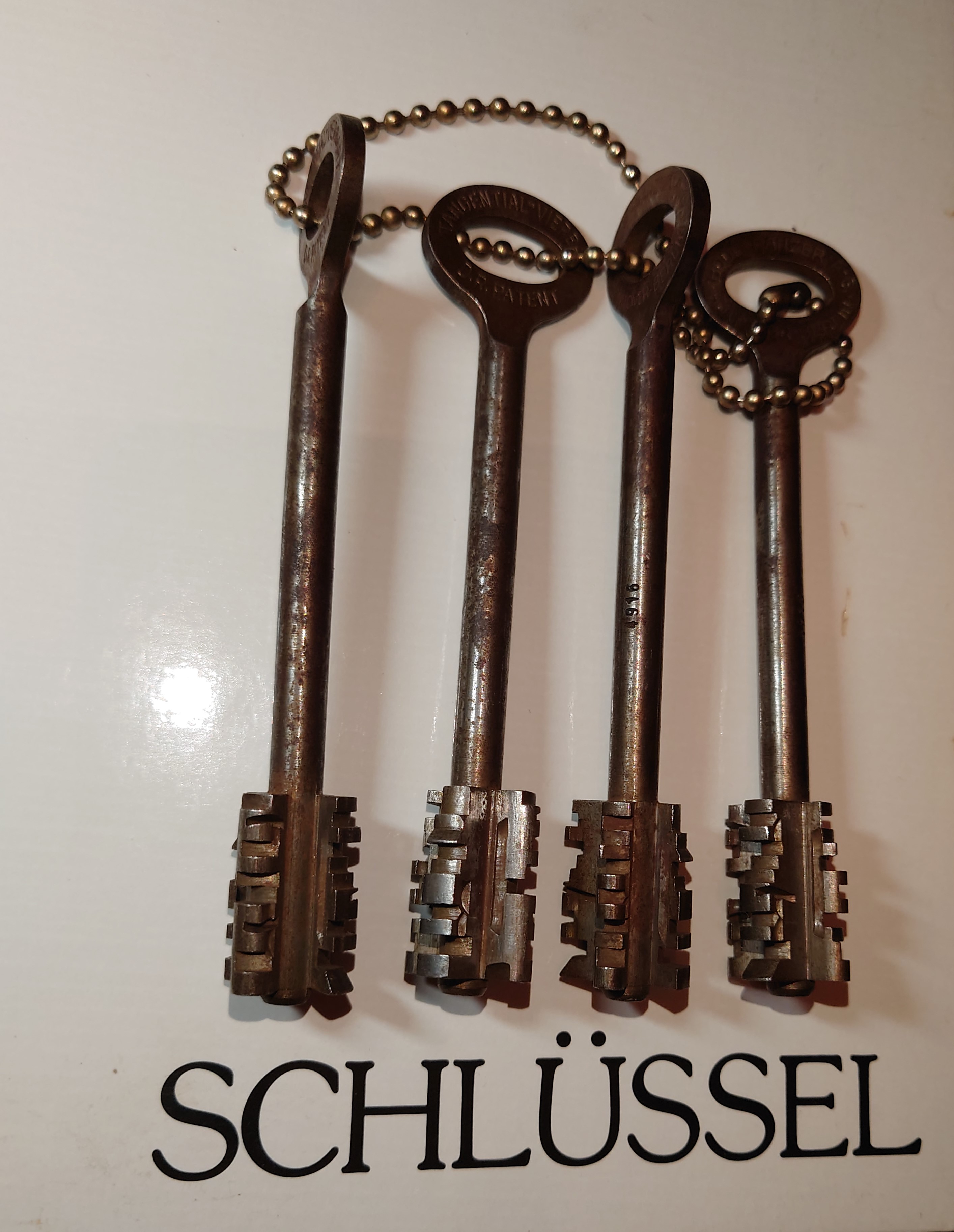 10.30 Uhr, High Noon im Hasenstübchen. Herr Arthur A. Bühl betritt das Hasenstübchen. Alle sind da. Martina, Heike II, Bouncing Joe Asberry und Schwerti sitzen am Stammtisch. Moin Arthurmeister, du alter einarmiger ®. Am Tresen sitzen Brilli - Ralf, Behördenmanni, Roswitha von Freitag, noch, Schneiderheinze und Schlosserklaus mit Heike I, Formel 1 Rudi, Boogie, Sir Waschi und der Gelenkbusfuzzy. Ganz hinten im Eck sitzen noch der HSV Ute, BMW Dedl und der Malermeister " Och ". Am Nebentisch stehen der Nachläufer, der Noagerlzuzzler, der Scholischek, der Stasi Meier mit seinem Freund Strigoy. Aus dem Hinterzimmer sind der Zigeunerschorsch, Giovanni, Lupo der alte Schmierlappen, Pino Frank, Maxam, auch ein deutscher Meister im Lockpicking, Ingo der Wirt von der Oberalster und Sammy der Wirt aus dem Dithmarscher, Schlüsselmichi und der Tschi, lautstark zu hören. In Arthurmeister`s Jukebox spielt " Slow Hand " von den Pointer Sisters. Hannenberger fragt: wie immer ! Arkadasch kommt vom Pissoir und schreit: Arthurmeister, du alter Sympathieträger und Aufmacher, mein alter Freund: wo hast Du denn den einarmigen ® her ? Sag es mir schnell ! Der Automatenpeter gibt eine Lokalrunde nach der anderen ! Er hat am einarmigen Banditen ® gewonnen und jetzt eine Glückssträhne ! Ich will auch solch ein Glück haben. Der ist vom Automaten nicht weg zu kriegen. Aber er solange einen ausgibt ! Den hatte ich noch vom Kujau stehen. Den zweiten einarmigen Banditen ® habe ich zu Mr. Smitz nach Beverly Hill`s, Hollywood, U.S.A. via Luftfracht in deren Bunny Hall liefern lassen. Das hat der Droschkendieter mit seinem Taxi bewerkstelligt. Prost, Stößchen, Salute ! Automatenpeter schreit lallend: Helbing für alle ! Das Hasenstübchen bebt. Sektchen, Stößchen, Prosit und Trallala ! Arthurmeister`s Jukebox spielt Dance Monkey. Der Hannenberger hat sich Heike I in Sachen Logistik Getränke nachlegen, hinter den Tresen geholt. Automatenpeter sitzt immer noch vor dem einarmigen Banditen ® und schreit: Glückssträhne ! Helbing für alle. Hannenberger läßt die Sektkorken knallen. Käppchen ! Die Jukebox spielt sheila B. Devotion, Spacer. Giovanni will aber Gianna Nannini hören. Mittlerweile sind Silkie, Marion und Ingrid hereinspatziert. Damengedeck und Ponyrunde ! Automatenpeter schreit: Helbing für alle ! Plötzlich tut es einen Schlag: Automatenpeter ist mitsamt seiner Helbingflasche vom Hocker auf den Hinterkopf geflogen. Hannenberger, der Objektleiter versucht zu helfen. Sofort geht ein Gerangel los: Der Strigoy, der Noagerlzuzzler und der Nachläufer schubsen sich gegenseitig weg. Automatenpeter stöhnt " Helbing ", versucht auf zu stehen. Alle drei wollen an den einarmigen ®. Da kommt Pelle Pelz von hinten und schreit: Bielefeld, Bier bestellt, Bielefeld, Bier bestellt, schnappt sich den Hocker und schafft es mit einer schlanken Drehung an den Banditen ®. Bielefeld, Bier bestellt. Ich will auch mal gewinnen. Arthurmeister`s Jukebox spielt lautstark sexy von French Affair. Be my lover, be my inspiration. You are so sexy, sex sex sexy, physical und logical temtation. No, no, no higher, higher, Bayby higher. Der Hannenberger und Heike I kommen mit dem nachschenken kaum nach. Jetzt hilft Niekole beim Abwasch. Angela hilft auch. Sammy vom Dithmarscher leert die Aschenbecher. Ingo kotzt in den Schirmständer. Das Hasenstübchen bebt. Schwerti der alte Versicherungsmathematiker aus der City Nord schreit: HMI, wir bezahlen nie ! ERGO heißen wir heute und bescheißen weiter die Leute. Sein Hocker wackelt bedenklich. Formel 1 Rudi krallt sich am Tresen fest. Der einarmige ® blinkt und Pelle gewinnt. HMI, wir bezahlen nie ! ERGO heißen wir heute und bekotzen die Leute ! Pelle schreit: Bielefeld, Bier bestellt. Der Rotamint, der blinkt. Rudi lallt: Scott Speed ! Die Ponyrunde macht Stößchen und Käppchen ! Arkadasch drückt sich an den Stammtisch und fängt ungefragt zu labern an: Arthurmeister, mein Schwippschwager hat eine Schwester und deren Freunds Cousin 2 ten Grades hat mir diesen Profilzylinder von Kale Kilit aus Istanbul mitgebracht. Kannst Du den zerstörungsfrei öffnen ? Der hat nämlich einen Wendeschlüssel wie Keso oder Kaba ! Arthurmeister spricht: Wie immer ! wenn der Schließzylinder von mir geöffnet wird, bleibt er hier am Stammtischaschenbecher ! Arkadasch murmelt. Arthurmeister entnimmt seinem Pick Set seinen deutschen Meister Taster und einen Spanner. Ruck Zuck ist das wehrlose Schloss geöffnet und liegt jetzt zerstörungsfrei auf dem Stammtisch. Arfthurmeister jells: OPEN ! Giovanni meint: aperto. Tschi schreit Ouzo. Bielefeld schreit: Helbing. Pelles Hocker beginnt bedenklich zu wackeln. Schwerti fängt wieder an zu pöbeln: HMI, wir bezahlen nie ! ERGO heißen wir heute und machen weiter fette Beute. Helbing für alle. Stößchen und Prosit. Joe, hier herscht auch heute Bouncing Verbot. Wir sind hier nicht in der NBA. Airball wirfst du zu Hause ! Giovanni hat sich durchgesetzt. Gianna Nannini dröhnt aus der Jukebox und zeigt ihre Titten. Tja, im Hasenstübchen achtet der Hannenberger auf 3 D. Justamente ruft Mr. Smitz aus dem Bunny Hall, Beverly Hills, Hollywood im Hasenstübchen am Hasenberge, an. Hannenberger ruft: Arthurmeister ! Mr. Smitz für dich am Telefon. High Noon Mr. Smitz, are you on party ? Yes, Yes, Arthurmeister. The einarmiger Bandit ®, the Slotmachine is arrived in our Rabbit House. All the Peoble will play the one armed ! What a fun. They are winning sempre. Fun, Fun ! What`s about with the Helbing Brother`s ? Oh, Mr. Smitz, there are a little drunk. What`s about the BILD et Uschi ? Uschi is on Reporter Tour on the Reeperbahn, the Kiez, you know ! I think Droschkendieter bring`s her later in the Hasenstübchen. He has tell, he will play the einarmiger ®. Uschi will have a Glücksträhne. What is Glücksträhne ? If you are winning sempre. The Jukebox is playing: Fading. Yes Mr. Smitz, i have the einarmiger Bandit ® patented by the Gouverment DPMA registerd ! Yes, Yes, for Arthur Bühl, President Pornomeister S.A.R.L. Im Hintergrund ist ein umkippender Barhocker und ein schreiender Pelle zu hören. Helbing, Freibier, Freibier ! Das Gerangel wer am einarmigen ® spielen darf geht von vorne los. Jetzt läßt Schneiderheinze die Glocken läuten. Käppchen, Stößchen, Prösterchen ! Im Hasenstübchen wird getanzt: Dance Monkey ertönt erneut. Pronto ! So Mr. Smitz: Good luck with the einarmiger ® and have a great winning time. And take greating to Harvey and to your President. No Mr. Smitz, I haven`t time, hier is party. Ende des Telefonats ! Das Hasenstübchen feiert. In der Jukebox erklingt: Haindling, Du Depp ! Fortsetzung folgt. Fandom Wiki Arthur A. Bühl, Detektiv aus Hamburg, Profilbild, Lockpicking, Danke Dr. Ulrich Morgenrot, Velbert, Schlüsselregion, Schlüsselfest in Velbert, Forum Niederberg, Schlossmuseum, Schlüsselfest, Schlossherz, Hans Schell Collection, Martina Pall, Graz, Austria, Park Hotel, Brauhaus, BKS, Heiligenhaus, Wilka Schließtechnik, Silca, IHK, KFV, Errebi, Beschlag, Hersteller, ABUS, Arthur Bühl, Arthurmeister ®, Schlosssammler, Bühl Wappen, Bühl Flagge, Bühl Urkunde Patent, BKS, Arthur Meister, Porno Meister, Wernèry, Profilzylinder, Juke Box Arthurmeister You Tube, Buehl Logo, Cutaway Cilinder, Pfaffenhain, Demonstration Lockpicking, Schliesszylinder, Holland, Toool, Rohlinge zur Impression, zerstörungsfrei ohne Schlüssel, Schlüsseldienst, Soultrain, Philysound, TSOP, Es fährt ein Zug nach nirgendwo ! Arthur Bühl.de, Sicherheit, Performance Künstler. TILT, Flipper, einarmiger Bandit, Bally Wulff, Rotamint, Mad Monkey - Slot Machine, Spielautomat Merkur, Casino, Monte Carlo, Jackpot, Merkur Sonne, Jubilee, ROL-A-TOP, Old slot machine, Love Meter, Jet play, Looping the Loop Fürst, Münzschleuder, Astoria, Orakel Automat, Multi, Super Multi, Booster, Toool Lockpicking, Australia, E - Bay, Mein E - Bay, Uliton, Profilzylinder, ABUS, Bremicker und Söhne, Vorhängeschloss, Vorhängeschlösser, Vorhangschloss, Einbausicherung Korf, Raucher, Jesusmaster, Hasenstübchen, bunter Nachmittag, SEO Geister, Web Tüv, Jägermeister, Bild et Uschi, Doublebrain, Präsident, KI Tüv, Stasi, DDR, Himmelsschlüssel, Urkunde, Katalog Stasi, Signatur Bühl, Token, Amerikaner, fälschungssicher, Sicherheitstechnik, DOM, Muster, Kneipe, Eckkneipe, Gastwirtschaft, Wirtschaft, Portacenere, Musterspuren, Tresor, Jord Knaap, Tresoröffnung zerstörungsfrei, KJS, Schlossherz, Lockpickerherz, Pornomeister, Lockpicking Herz, Notöffnung beim Bunten Nachmittag, Arthur Bühl und die Jukebox im Hasenstübchen, einarmiger Bandit, Merkur, Sonne, Nachtjäger, 08 15, Der Goldene Schuss, Ali Baba und die Wunderschlösser, Wunderino, Padlock Collector, Rotalok, Protector junior, Bühl, Art, Kunst, Künstler, Kataloge, BÜHL, Kunstwerke Deutschland, Kunstprojekt Artothek, Arte, Meisterarte, Artworks, Conny Veit, Zwetschgenstadt Bühl, Tipico Games, Casino, online, Spielothek, Slotmagie, Susi Live, Gutscheincode, Erwin, Freispiele, Novolino, FSK ab 18, Gewinnerlos, 0800 ruf nicht an, Spielautomatenwelt, Rock Ola, Wurlitzer, Seeburg, Bluray, Stingray.