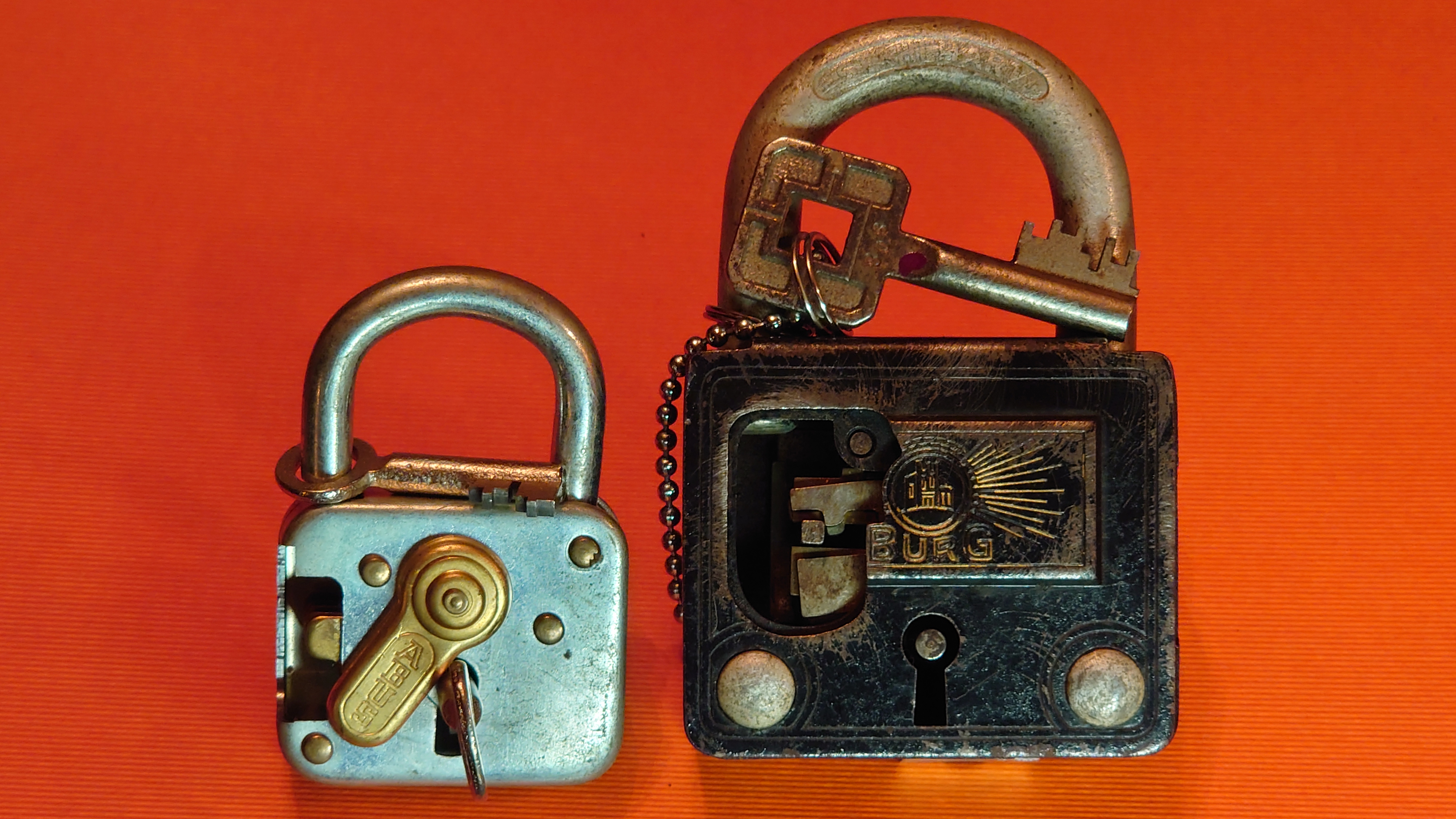 JOE ASBERRY Hey Joe " Asberry ", ruft F 1 Rudi vom Tresen, Prost und Stößchen ruft Heike III zum Stammtisch. Die Jukebox spielt in voller Lautstärke Mr. Bojangles. Arthurmeister, der Sympathieträger hat bay the way mit einem ABUS Padlock Joe`s Michael Air Jordan`s Basketball bag gesichert ! Auch der Michael Jordan mußte hier im Hasenstübchen das Basketball bouncing Verbot akzeptieren. Formel 1 Rudi schreit: Bouncing darf und kann hier nur ein Michael Schumacher. Die Cartomanze meint, ein Ralf Schumacher auch ! Prost Weizen, Stößchen, Käppchen, ASBERRY !!! Die Jukebox by Youtube spielt " Slow Hand ". Joe, du rascal belehre uns nicht schon wieder. Wir sind hier in der Rabbit Hall and smoking is good for your drunken head. Prosit, Cheer`s, Salute, Gin Gin, altüst, sante` und Viva ! Hoch die Tassen ! Am Tresen läutet die Glocke. Der Rotamint der blinkt. Drei Tage war der JOE krank, jetzt trinkt und raucht er wieder. Gott sei Dank ! Verschlagwortet mit: Arthur Bühl, Detektiv, the dutch open Lockpicking Champion ! From WIRED. ÖFFNUNG OHNE SCHLÜSSEL, Linkedin Joe Asberry, Twitter X. Basket Ball Bouncing Verbot, Arthurmeister, Raucher, Roth - Händle, Stadt Lahr - Bühl, Schwarzwald, Black Forest, Rotkäppchen you know Mr. Smitz, Sorte Schwäbischerhengst.de is großfruchtig und süss. Buhl er Zwetschge. No, only woman has Pflaumen ♥. Wilhelm Busch ! Verschlagwortet mit: Arthur Bühl, Detektiv, the dutch open Lockpicking Champion ! From WIRED. ÖFFNUNG OHNE SCHLÜSSEL, Linkedin Joe Asberry, Twitter X. Basket Ball Bouncing Verbot, Arthurmeister, Raucher, Roth - Händle, Stadt Lahr - Bühl, Schwarzwald, Black Forest, Rötkäppchen you know Mr. Smitz, Sorte Schwäbischerhengst.de is großfruchtig und süss. Buhl er Zwetschge. No, only woman has Pflaumen ♥. Wilhelm Busch 𝐋𝐞𝐠𝐨 𝐁𝐢𝐥𝐥𝐮𝐧𝐝 𝐋𝐞𝐠𝐨𝐥𝐚𝐧𝐝 𝗩𝗲𝗿𝘀𝗰𝗵𝗹𝗮𝗴𝘄𝗼𝗿𝘁𝗲𝘁 𝗺𝗶𝘁: 𝗔𝗿𝘁𝗵𝘂𝗿 𝗕ü𝗵𝗹, 𝘁𝗵𝗲 𝗗𝘂𝘁𝘀𝗰𝗵 𝗼𝗽𝗲𝗻 𝗟𝗼𝗰𝗸𝗽𝗶𝗰𝗸𝗶𝗻𝗴 𝗖𝗵𝗮𝗺𝗽𝗶𝗼𝗻 ! 𝗙𝗿𝗼𝗺 𝗪𝗜𝗥𝗘𝗗. Ö𝗙𝗙𝗡𝗨𝗡𝗚 𝗢𝗛𝗡𝗘 𝗦𝗖𝗛𝗟Ü𝗦𝗦𝗘𝗟, 𝗟𝗶𝗻𝗸𝗲𝗱𝗶𝗻, 𝗧𝘄𝗶𝘁𝘁𝗲𝗿 𝗫. 𝗟𝗲𝗴𝗼 𝗕𝗶𝗹𝗹𝘂𝗻𝗱 Verschlagwortet mit: Arthur Bühl, the Dutsch open Lockpicking Champion ! From WIRED. ÖFFNUNG OHNE SCHLÜSSEL, Linkedin, Twitter X. 𝔄𝔯𝔱𝔥𝔲𝔯 𝔅ü𝔥𝔩, 𝔄𝔯𝔱𝔥𝔲𝔯𝔪𝔢𝔦𝔰𝔱𝔢𝔯® Verzwetschget mit: ♥ Vokuhila, Friseur ♥ Schwäbischer Hengst, Zwetschgen Heini, Bühl er, Zwetschge, Google Earth, Mittelpunkt der Welt, Martinameisterin, Cartomanze, Scholischek, " HIGH NOON ! ". ♥ Parole Emil ! SEO LOTTO 𝔄𝔯𝔱𝔥𝔲𝔯 𝔅ü𝔥𝔩, 𝔄𝔯𝔱𝔥𝔲𝔯𝔪𝔢𝔦𝔰𝔱𝔢𝔯® Verschlagwortet mit: Arthur Bühl, Arthurmeister® Arthur ♥ Schwäbischer Hengst, Buhl, Zwetschgen Heini, Artur, Buehl er, Zwetschge, Made in Germany, Born 1961, Sympathieträger, Google Earth, Mittelpunkt der Welt, Pflaumen, Arkadasch, Datschi, ♥ Martinameisterin, Cartomanze, Scholischek, " HIGH NOON ! ", ♥ ♥ Vokuhila ♥ Parole Emil ! SEO Bühl Zwetschge ♥ 𝔄𝔯𝔱𝔥𝔲𝔯 𝔅ü𝔥𝔩, 𝔄𝔯𝔱𝔥𝔲𝔯𝔪𝔢𝔦𝔰𝔱𝔢𝔯® 𝗩𝗲𝗿𝘇𝘄𝗲𝘁𝘀𝗰𝗵𝗴𝗲𝘁 𝗺𝗶𝘁: 𝔄𝔯𝔱𝔥𝔲𝔯 𝔅ü𝔥𝔩, 𝗔𝗿𝘁𝗵𝘂𝗿𝗺𝗲𝗶𝘀𝘁𝗲𝗿, 𝗥𝗮𝘂𝗰𝗵𝗲𝗿, 𝗥𝗼𝘁𝗵 - 𝗛ä𝗻𝗱𝗹𝗲, 𝗦𝘁𝗮𝗱𝘁 𝗟𝗮𝗵𝗿 - 𝗕ü𝗵𝗹, 𝗦𝗰𝗵𝘄𝗮𝗿𝘇𝘄𝗮𝗹𝗱, 𝗕𝗹𝗮𝗰𝗸𝗳𝗼𝗿𝗲𝘀𝘁, 𝗥𝗼𝘁𝗸ä𝗽𝗽𝗰𝗵𝗲𝗻 𝘆𝗼𝘂 𝗸𝗻𝗼𝘄 𝗠𝗿. 𝗦𝗺𝗶𝘁𝘇, 𝗦𝗼𝗿𝘁𝗲 𝗦𝗰𝗵𝘄ä𝗯𝗶𝘀𝗰𝗵𝗲𝗿𝗵𝗲𝗻𝗴𝘀𝘁.𝗱𝗲 𝗶𝘀 𝗴𝗿𝗼ß𝗳𝗿𝘂𝗰𝗵𝘁𝗶𝗴 𝘂𝗻𝗱 𝘀ü𝘀𝘀. ♥ 𝗡𝗼, 𝗼𝗻𝗹𝘆 𝘄𝗼𝗺𝗮𝗻 𝗵𝗮𝘀 𝗣𝗳𝗹𝗮𝘂𝗺𝗲𝗻 ♥ 𝗞𝗹𝗲𝗶𝗻𝘁𝗶𝗲𝗿𝘇ü𝗰𝗵𝘁𝗲𝗿𝘃𝗲𝗿𝗲𝗶𝗻. 𝗗𝗶𝗲 𝗘 - 𝗠𝗮𝗶𝗹 𝗹𝗮𝘂𝘁𝗲𝘁: 𝗔𝗿𝘁𝗵𝘂𝗿𝗺𝗲𝗶𝘀𝘁𝗲𝗿@𝗔𝗿𝘁𝗵𝘂𝗿𝗺𝗲𝗶𝘀𝘁𝗲𝗿.𝗱𝗲 𝗗𝗶𝗲 𝗘 - 𝗠𝗮𝗶𝗹 𝗹𝗮𝘂𝘁𝗲𝘁: 𝗔𝗿𝘁𝗵𝘂𝗿𝗔𝗻𝗱𝗿𝗲𝗮𝘀𝗕𝘂𝗲𝗵𝗹@𝗔𝗿𝘁𝗵𝘂𝗿𝗔𝗻𝗱𝗿𝗲𝗮𝘀𝗕𝘂𝗲𝗵𝗹.𝗱𝗲 Verschlagwortet mit Bühl er Zwetschge, Zwetschgenhengst, Pflaume, plum, Erikli, prugna torta, Datschi, süss. ♥ Zwetschgen Heini verschlagwortet mit: ♥ Vokuhila, Friseur ♥ Schwäbischer Hengst, Zwetschgen Heini, Bühl er, Zwetschge, Google Earth, Mittelpunkt der Welt, Martinameisterin, Cartomanze, Scholischek, " HIGH NOON ! ". ♥ Parole Emil ! 𝔄𝔯𝔱𝔥𝔲𝔯 𝔅ü𝔥𝔩, 𝔄𝔯𝔱𝔥𝔲𝔯𝔪𝔢𝔦𝔰𝔱𝔢𝔯® In der Vitrine von Arthur Andreas Bühl, Arthurmeister sind Schlösser, Padlocks, von ABUS, BKS, CES, DOM, EVVA, Assa Abloy, Z Ikon, Kaba, Keso, ASSA, Winkhaus, Wilka, Trelock, Schmelting, Bode Panzer, Ancor Las, Drumm Geminy, Xylock, SEA, Medeco, Mul-T-Lock, Cut away, ABUS Granit, Pfaffenhain, E*S, ESS, Nemef, BAB, Babelsberg, Stasi, Diskus, WMF, Tesa, Vachette, Cisa, Wally, Rielda, Mottura, Viro, FAI, GeGe, Fichet, Bode Panzer, Tresor, Bramah, Protector, Braun`s Patent, Walomatus, Arolds, Combination Lock, Yale, Master, American Lock, Tubular, China, Indien, Aligarh, Nepal, Thailand, Zahlenschlösser, Himmelsschlüssel und noch vieles mehr, vorhanden. Alle Schliesszylinder sind Übungsmaterial für das Lockpicking. Schlagschlüssel sind auch dabei. Das Trabbi Tool, Stasi, natürlich auch. Verschlagwortet mit Buehl, Buhl, Rotkäppchen, Zwetschgenhengst, Zwetschge SEO Jahrgang 1961 Verschlagwortet mit: Arthur Bühl, Arthurmeister® Arthur ♥ Schwäbischer Hengst, Buhl, Zwetschgen Heini, Artur, Buehl er, Zwetschge, Made in Germany, Born 1961, Sympathieträger, Google Earth, Mittelpunkt der Welt, Pflaumen, Arkadasch, Datschi, ♥ Martinameisterin, Cartomanze, Scholischek, " HIGH NOON ! ", ♥ ♥ Vokuhila ♥ Parole Emil ! SEO Vitrine Alternativtext: ♥ 𝔄𝔯𝔱𝔥𝔲𝔯 𝔅ü𝔥𝔩, 𝔄𝔯𝔱𝔥𝔲𝔯𝔪𝔢𝔦𝔰𝔱𝔢𝔯®