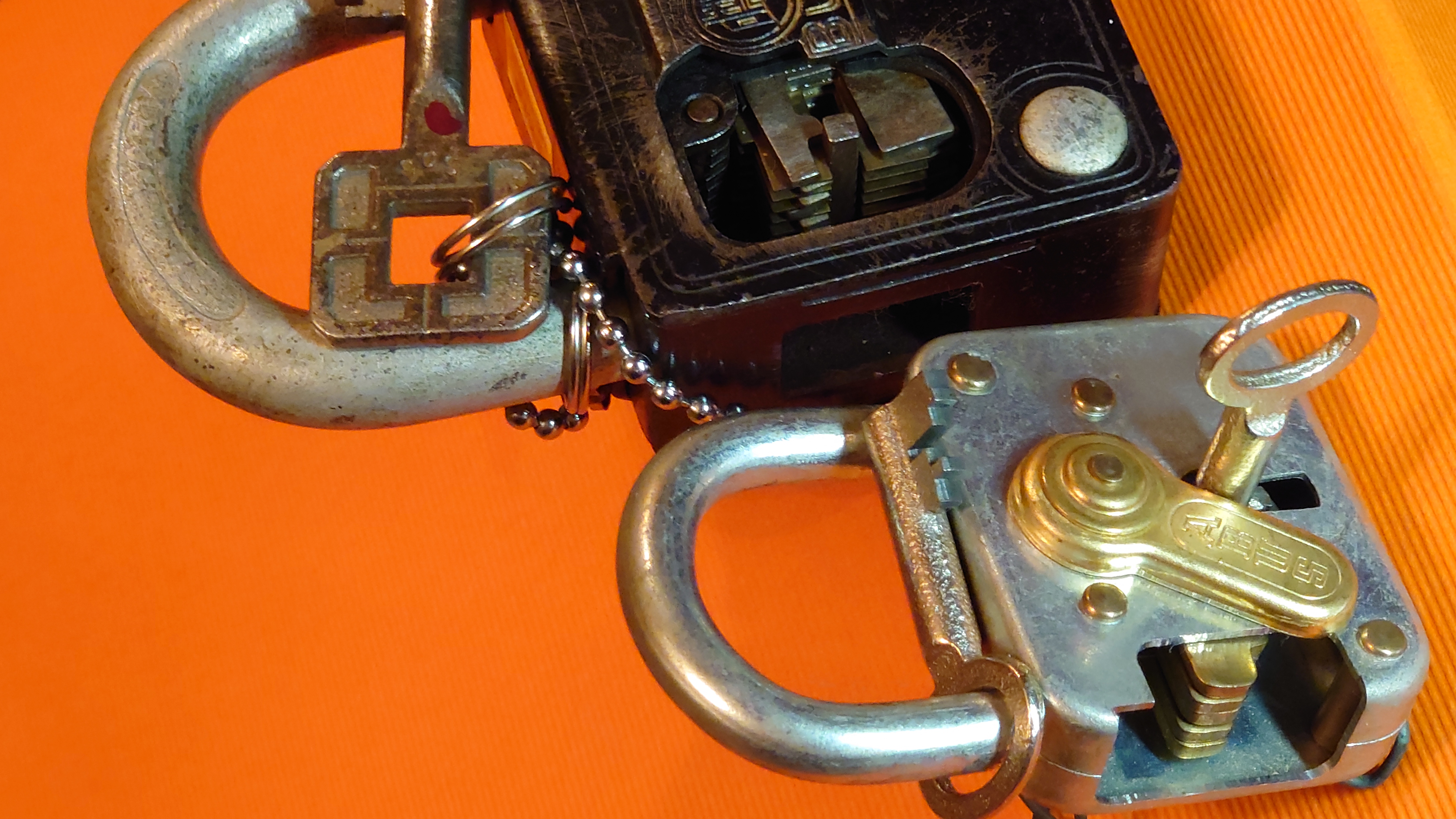 SEO Friseur 𝔄𝔯𝔱𝔥𝔲𝔯 𝔅ü𝔥𝔩, 𝔄𝔯𝔱𝔥𝔲𝔯𝔪𝔢𝔦𝔰𝔱𝔢𝔯® Herr Arthur Bühl, kritischer Privatdetektiv aus der Hansestadt Hamburg, bereitet sich auf ein Interview mit der BILD et vor. Bei Babsi und Gina in Fuhlsbüttel wird ihm zuvor der Vokuhila geschnitten. Herr Arthur Bühl wurde schon in der BILD et als " Herr der Schlösser " beschrieben. " Ein bisschen Ruhe bitte " schreibt Jan Freitag von der TAZ. Er erwähnt auch eine Mustertür by Wendt. Es wird darin herumgeprökelt. Selbst Arthur Bühl, der weltbeste aus dem Lockpicker Mekka Hamburg, betreibt pures Understatement, weil er sein Schloss in nur 20 Sekunden " geknackt " hat. Charles Graeber von der Wired.com beschreibt in seinem Artikel Master Lock - Pickers do bottle Arthur Bühl " The Master of the Universe ", Arthur Bühl a private Detective of Germany open locks. Bühl`s Fabio - the - Barbarian Look stands out. He wins the Dutch Open and is now Master of the Universe. The people cry: " Arthurmeister ! booms Arthurmeister ". Mark Webber Tobias, the Author of Locks, Safes, and Security, a Police Reverence, say: Arthurmeister, that ist beautyful. " Open ! " sagt Arthurmeister ", offen ist gut, schneller offen ist besser ". " Beer !" Arthurmeister booms back and a new Champion is born. Die Welt berichtet: " Die Kunst, Schlösser ohne Schlüssel zu öffnen ". Vereinsmitbegründer und Vizepräsident Arthur Bühl trägt seine Leidenschaft schon auf der Krawatte. Sie ist rot mit gelben Schlüsseln drauf. Intern wird er ehrfürchtig " Meister Arthur " gerufen. Er hat es zum siebenfachen Deutschen Meister in verschiedenen Disziplinen geschafft. Er pickt seit der Kindheit. Sein erstes Trainingsobjekt war sein Spardosenschloss - Ein klassischer Einstieg… . Die Slate berichtet über Arthur Bühl als Lockpicking Legend. Es gibt einen Artikel Tool for Picking and Decoding by Stasi, CCC, Vortrag Berlin. Amateur Hour berichtet: Arthurmeister has " The Master Touch ". Bei den Kaba Day `s im Europa Park Rust schreibt die Pressebox: auf großes Interesse der Teilnehmer stieß auch die praktische Vorführung von Steffen Wernéry und Arthur Bühl, die gängige mechanische Schließzylinder ohne Schlüssel zerstörungsfrei öffnen. Meist in Sekundenschnelle. Auch die Chemnitzer Zeitung " Freie Presse " hat über das Lockpicking und Arthur Andreas Bühl alias Arthurmeister berichtet. Dwight Perry schreibt: Arthur Bühl has good hands ! In der Philalocksmith wird Arthur Bühl auch als Lockpicking Legend betitelt. Es gibt auch einen Beitrag, 360 Meridianos. In der Datenschleuder, CCC, wurde über ihn als Sympathieträger berichtet. Veröffentlicht unter Linkedin, Xing, Google Panel, Twitter X. In der Vitrine von Arthur Andreas Bühl, Arthurmeister® sind Schlösser, Padlocks, von ABUS, BKS, CES, DOM, EVVA, Assa Abloy, Z Ikon, Kaba, Keso, ASSA, Winkhaus, Wilka, Trelock, Schmelting, Bode Panzer, Ancor Las, Drumm Geminy, Xylock, SEA, Medeco, Mul-T-Lock, Cut away, ABUS Granit, Pfaffenhain, E*S, ESS, Nemef, BAB, Babelsberg, Stasi, Diskus, WMF, Tesa, Noch, Vachette, Cisa, Wally, Rielda, Mottura, Viro, FAI, GeGe, Fichet, Bode Panzer, Tresor, Bramah, Protector, Braun`s Patent, Walomatus, Arolds, Combination Lock, Yale, Master, American Lock, Tubular, China, Indien, Aligarh, Nepal, Thailand, Zahlenschlösser, Himmelsschlüssel und noch vieles mehr, vorhanden. Alle Schliesszylinder sind Übungsmaterial für das Lockpicking. Schlagschlüssel und so vieles mehr, sind auch dabei. Auch der Sputnik. Verschlagwortet mit: ♥ Vokuhila, Friseur ♥ Schwäbischer Hengst, Zwetschgen Heini, Bühl er, Zwetschge, Google Earth, Mittelpunkt der Welt, Martinameisterin, Cartomanze, Scholischek, " HIGH NOON ! ". ♥ Parole Emil ! SEO Mr. Smitz und Jukebox, Grafik Banner erstes Sign, ist dann bei allen anderen auch so. Änderungen können gemacht werden.