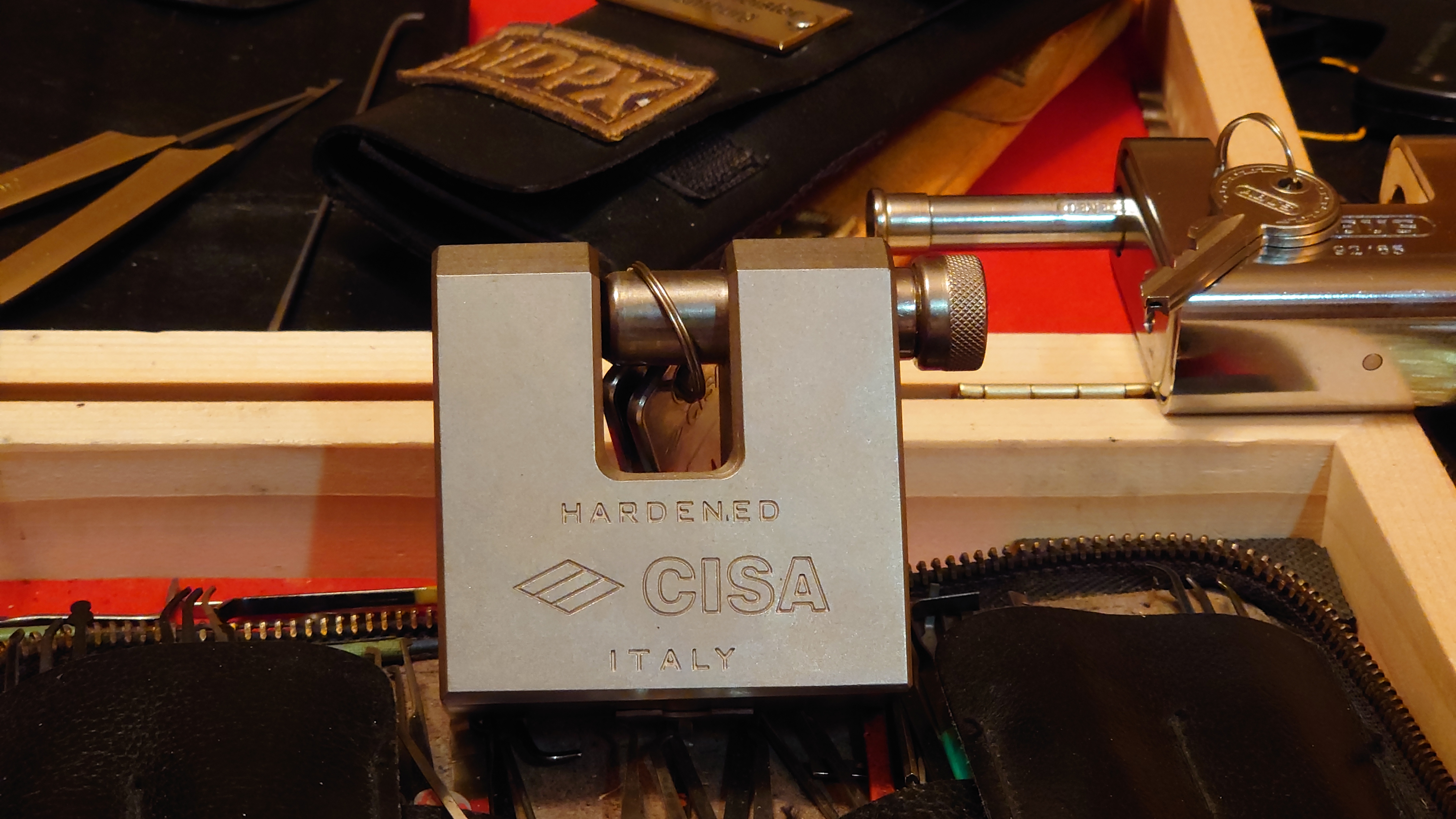 Bühl. Arthur Andreas Bühl. Hier ist die rasende Uschi von der Bild et und schreibt mit der neuen KI Arthurmeister den neuen SEO Text für 2026, denn die SEO GEISTER werden von Google gerufen. Der Sympathieträger ist in Stuttgart, Baden - Württemberg geboren. Der Detektiv lebt in Fuhlsbüttel, HAM, und ist im Dienste der Wahrheitsfindung unterwegs, BUDEG. H1 Text der SEO schreibt: Hamburger knackte 1000 ( tausend ) Schlösser, Bild Zeitung, Performancekünstler, Xing, Arthurmeister `s Jukebox im Hasenstuebchen, You Tube, Slow Hand - Pointer Sisters, Joy Flemming. 𝔄𝔯𝔱𝔥𝔲𝔯 𝔅ü𝔥𝔩, 𝔄𝔯𝔱𝔥𝔲𝔯𝔪𝔢𝔦𝔰𝔱𝔢𝔯® VereinsWiki / Fandom, Arthur Bühl. Bühl, Arthur, Jahrgang 1961, Made in Germany, Detektiv or Private Investigator, Performancekünstler und Lockpicker aus Hamburg erzählt in seinem Leporello wahre Geschichten aus dem Hasenstuebchen, Bunny Hall, Stammtisch, Fuhlsbüttel. Kaba Days Im Europa Park Rust: Unternehmensschutz im Fokus, dorma kaba, Deutschland, praktische Vorführung von Arthur Buehl, Sportsfreunde. Koksa Vereinsauflösung taz Ein bisschen Ruhe bitte ! Arthur Bühl, der Weltbeste aus Stuttgart mit Wohnsitz im Lockpickermekka Hamburg ist auch Deutscher Meister. slideplayer: but Jesus is the only Masterwho can unlock the human soul. But there is another obvious difference between Arthurmeister and the " Jesusmeister " that connects today´s story to our lives. The tools that Arthur Bühl collected are mostly from the Stasi. Schlossherz, Lockpickererz, Pornomeister, Bühl Fahne, Bühl Wappen, UHU Linkedin Arthur Bühl, Arthurmeister, Präsident, Performance, Bundesverband für Detektive und Ermittler, Budeg. Arthur Andreas Bühl, EverybodyWiki Bios&Wiki, 27.03.61,Stuttgart, auch unter dem Pseudonym Arthurmeister bekannt, ist mehrfacher Deutscher Meister im Lockpicking. Koksa.Org Vereinsauflösung, Arthur Bühl, Arthurmeister, Tagesordnung, Mitgliederversammlung Arthurmeister`s Jukebox im Hasenstübchen by You Tube arthurmeister007, Schloßöffnung. Arthurbuehl@Arthurbuehl, X, Erfreulich ! Schlossindustrie und Elite rücken zusammen ! Verein, Sportsfreunde, Arthur Bühl, Erfahrung. FAZ.net Freizeit: Lockpickern bleibt nichts verschlossen - Doch der Beste der Besten hat alle schon besiegt: Der 42 jährige Kaufmann sitzt in Trachtenkleidung vor einer verrosteten alten Kiste. Preview Jesusmeister Homileticsonline, At the Dutsch open Lock Picking Championship, Arthur Bühl emerged as the champion. No one picks locks as well as he does. Arthurmeister Phila-Locksmith Arthur Bühl Lock Picking Legend, Mr. Bühl, tool, nl, Sneek. Unter Knackern, jungle.world. Welt.de Die Kunst Sclösser ohne Schlüssel zu öffnen, Vereins-Mitbegründer und Vize Präsident trägt seine Leidenschaft schon auf der Krawatte: Sie ist blau mit gelben Schlüsseln drauf. The Master Touch: Lockpicker in the world Arthur Bühl. He`s this six-seven German private Investigator. He has this. The international Competition Whre Master Lock-Pickers… Arthur Bühl, the Dutsch Open Lock-picking champion. Charles Graeber … Arthurmeister standing above them all, with a beer stein in one hand and a cigarette in …. Wired.com Securitylaboratories.org, Arthur Bühl. Phila-locksmith.com - Arthur Bühl Lock Picking Legend, can see intimidating man. Toool, LockCon. Arthurmeister. Hailing from Hamburg, he is among a legion of German lock picker who have estabished their country as one of the top producers of master lock pickers. Slate.com Lock Picking: a arte de arrombar cadeados - Nascido em Hamburgo, o alemao Arthur Bühl é provavelmente um dos nomes mais conhecidos do submundo do lock picking. Conhecido nesse Círculo… Sportsfreunde Slik hacka vi i Norge pa 90-tallet Arthur Bühl PlusPedia, Arthur Andreas Bühl, Legend taz.de Ein bisschen Ruhe bitte Arthur Bühl, der Weltbeste aus Stuttgart mit Wohnsitz im Lockpickermekka Hamburg .. Telefonbuch, Meisterschaften. Jungle.World - Da hat auch Arthur Bühl, genannt " Arthurmeister ", durchaus Chancen auf weitere Titel für seine große Sammlung. " Scheiße ", brüllt der aus … The Lock Busters, Charles Graeber, Schließzylinder, Lock Picking, metallpinnen. Spiegel, Lockpicker: Die schnellsten Schlossknacker Deutschlands. Arthur Meister Bühl, Arthurmeister, ist amtierender Deutscher Meister der Lockpicker. Sein Hobby: Schlösser öffnen - ohne Schlüssel natürlich. media.ccc.de Schlossöffnung bei der Staatssicherheit der DDR ArthurMeister erläutert das operative Vorgehen und die speziellen Werkzeuge zur Schlossöffnung, die von der Staatssicherheit der DDR ……. Flickr Arthurmeister / Oberalster VfW Meisterschaft, Ina Müller, Lockpicking Meister Arthur Picktools.de FoeBud.org Schloß-Öffnen ArthurMeister aus Hamburg, erläutert, wie die Staatssicherheit…. Vortrag Bielefeld. Schlösser knacken: So einfach geht es!!! Gemäß Arthur Meister legt der Verein großen Wert auf den selbstauferlegten Kodex, der sich so… ZDF Lockpicking Reportage Boston Magazine.com The joy Lock Club The Arthurmeister was one of the top lock pickers in the world, and Towne was just a kid,but to everyone`s surprise - most especially to… Lock Picking 101 toool.us live I did vote arthurmeister when i first saw the site bevor the discussion on it startet but only……. Zieh-Fix, E-Pick. Public Domain 147 Schloß-Öffnen ArthurMeister Bühl aus Hamburg, Gründungsmitglied…. Impressioning games Jos and Arthurmeister KOKSA Vereinsauflösung, Elite rückt zusammen. Aufsperrstunde ArthurMeister, ein Riesenkerl mit süddeutschem Akzent…. blogs.com Jesus, the Lock-Picker! - HOMILETICS - That might be a bit much, but nonetheless they call him the Arthurmeister! and then ther`s the JesusMaster, or Meister, if you will. if you….. Citywide RFID Master Arthurmeister Dezember / 2012 / SSDev Arthurmeister, Workshop, Barry Wels Herr Bühl sagt Danke ! xn-Arthur-bhl-heb.de Arthur Bühl, Detektiv aus Hamburg, Buehl, Siegel. Lockpickerherz.de Pornomeister.de Schlossherz.de Arthurmeister.de Linkedin Arthur Andreas Bühl ( Arthurmeister ) - Präsident - Von rechts nach links, Glück bringt`s. X. verifiziertes Linkedin Profil Bühl, Detektiv aus Hamburg Acclaimed Lock Picker Explain the Art of Competive Locksport, Schyler Towne, Youtube, Arthurmeister, Gadget Hack. Key Cutting. Master Lock. Datenschleuder. Boston. Jägermeister. Demonstration not for Sale, Muster ohne Wert. Joe Asberry, Bouncing Joe. Angezettelt vom Fanclub. Radio-Eriwan.de Bildbeschreibung, Modula, SEO. Sympathietraeger. Im Prinzip ja, aber…. der Detektiv sei der Gärtner. Bunny Hall, B - Seite Jukebox. Schwarz, rot, gold. Bild Zeitung: Herr der tausend Schlösser. Zeiträuber. Streng vertraulich ! Fandom ! Boston. ABUS, Lock, security. Schlösser und Tresore von Ed Willis, The National Locksmith® - Guide to Modern Safe Locks by Mark Bates Tobias Locks, Safes and Security Markenanmeldung-Pornomeister-®-Praesident-Arthur-Buehl.jpeg Arthur-Buehl-Germany-Wappen-Arthurmeister007@gmail.com-Detektiv-Babyboomer-Sympathietraeger.png 𝔄𝔯𝔱𝔥𝔲𝔯-𝔅ue𝔥𝔩-Wappen-𝔄𝔯𝔱𝔥𝔲𝔯𝔪𝔢𝔦𝔰𝔱𝔢𝔯-®-Von-rechts-nach-links-Glueck-bringts-♥.gif 𝔄𝔯𝔱𝔥𝔲𝔯-𝔅ue𝔥𝔩-𝔄𝔯𝔱𝔥𝔲𝔯𝔪𝔢𝔦𝔰𝔱𝔢𝔯®-Arthur-Buehl-WebTuev®-ges.-gesch.-Die-E-Mail-lautet-Webtuev@WebTuev.de.png Arthur-A.-Buehl-Detektiv-aus-Hamburg-Arthurmeister®-Vitrine-Cut-Lock-veroeffentlicht-Xing-verifiziertes Linkedin PROFIL ARTHUR BÜHL Detektiv aus Hamburg-Facebook-Twitter-X.jpg Carsten Jasner, MUT PROBEN ! Das Leben ist tödlich. Aber es muß nicht sterbenslangweilig sein. In diesem Buch werde ich ab Seite 139 in dem Kapitel: Mut zur Lücke, Loch im Tresor. Todsichere Systeme und wie man sie knackt wie folgt beschrieben: Ein Mann mit Pferdeschwanz sitzt hoch konzentriert am Werktisch. Sein Blick ist ins Nichts gerichtet. Für das was er tut, braucht er seine Augen nicht, er sieht mit dem kleinen Stahlhaken zwischen seinen großen Fingern, mit denen er sich einen Weg in das Schicherheitsschloss bahnt. Er gleitet in die ölige Innenwelt, ertastet Wände, Widerstände, Ausbuchtungen. Er fühlt schließlich die genaue Position der Stifte, rastet einen nach dem anderen ein. Diese Momente, sagt der Zweimeter mann, seien " Vorboten zum Orgasmus " ! Arthur Bühl, von seinen zahlreichen Bewunderern " ARTHURMEISTER " genannt, ist einer der Besten bei den Sportsfreunden der Sperrtechnik, einem Verein in dem sich bundesweit rund fünfzehnhundert Mitglieder in sechzehn Ortsgruppen treffen, um in ihrer Freizeit Schlösser zu knacken. Ins Leben gerufen hat den Verein Arthur Bühl und sein Freund Steffen Wernèry, ein Mitbegründer des Caos Computer Club. Digital hacken oder analog knacken - für Wernèry gibt es da keinen Unterschied. Hier wie da treibt ihn der rebellische Reiz, Lücken im System zu finden, die Verkäufer als todsicher preisen. " Doch sicher ist nur, daß alles aufgeht " ! Dafür sort die Lust, die jeder kennt: Schatzkammern zu betreten, Geheimnisse zu entschlüsseln, Widerstände zu überwinden, Verbotenes zu tun, sich Zugang zu veerbogenen Ecken und Winkeln zu verschaffen. Die " Sportsfreunde " treibt diese Lust seit ihrer Kindheit um. Wernèry bog mit zwölf Jahren seinen ersten Dietrich aus einem Kleiderbügel und sperrte seine Lehrer ein. Der kleine Arthur bekam eine Ahnung von seinem Talent, als es ihm gelang, die Spardose schlüssel - und zerstörungsfrei zu entriegeln. Heute triumphiert er als mehrfacher Deutscher Meister im sogenannten Lockpicking, dem Öffnen von Schlössern unter Wettkampfbedingungen. Immerhin siebenundsechzig Jahre lang war das erste Sicherheitschloss der Welt tatsächlich ein Sicherheitsschloss. Der englische Tüftler Joseph Bramah, der so nützliche Dinge erfand wie eine Banknoten - Nummeriermaschine und eine Zapfanlage, die heute noch in britischen Pubs Bier in Gläser sprotzt, ersann 1784 ein Zylinderschloss, daß als unbezwigbar galt - bis 1851 ein professioneller Knacker nach sechzehn Tagen engagierten Stocherns das Ding öffnete. Dieser Akt war ein Schlüsselerlebnis in der Beziehung zwischen Mensch und Mechanik. Ein Sieg der lebendigen Sinne über ein sprödes System - zu einer Zeit, da die Gesellschaft sich dem stampfenden Rhythmus der Industrialisierung unterwarf und der Glaube an das Heil der Technik verdrängte. Lockpicking wurde zu einem populären Sport, der Helden schuf. In den dreißiger Jahren des 20. Jahrhunderts etwa gelangte ein Prister zu Weltruhm, weil er reihenweise sowohl als einbruchsicher gepriesene Tresore als auch " ausbruchsichere " Gefängnisschlösser entriegelte. " Der schwerste Schrank hat seine Schwächen, er läßt sich ohne Müh erbrechen " ! - diese alte Panzerknacker Weisheit hat nach wie vor Gültigkeit; sie hängt über den Köpfen der Hamburger Lockpicker. Arthurmeister braucht für handelsübliche Stiftschlösser, die fast jede Wohnungstür zieren, zwischen zehn Sekunden und fünf Minuten, je nach Hersteller. Bohrmuldenschlösser, die bei der Deutschen Post, auf Flughäfen und in Atomkraftwerken verwendet werden, sind vor ihm ebenso wenig sicher. Er nutzt dabei mechanische Ungenauigkeiten, winzige Spielräume, die sich bei der Herstellung nicht vermeiden lassen und zehnmal dünner sind als ein Haar. Ein paar Mal klickt es, der Meister dreht den Zylinder, streicht seine Haare zurück, steckt sich eine Zigarette an. " Tja " sagt er, " und wenn man dann das Schloss aufkriegt - das ist ein geiles Gefühl ! " Ich habe dann später den Jasner in Berlin angerufen. Bei dem Telefonat kam lediglich heraus er wüßte von dem Interview nichts mehr und wolle auch nichts mehr wissen. Da habe ich noch bemerkt, er hätte auf dem Lockpicking " Bunten Nachmittag " nicht so nerven brauchen, wenn er dann doch so einiges durch den " Tüddel " kriegt. Taged mit: Spiel nicht mit den Schmuddelkindern ! Verzwetschget mit: Bühl Arthur, Bühl Wappen, Bühl Fahne, Bühl Urkunde, Bühl Patent, Bühl achteck, Zwetschgenhengst, Zwetschgenfest, Meister Arthur, Bühler Zwetschge Arthur Andreas Bühl, Detektiv, Privatdetektiv, Hamburg,Germany, Siegel Ring. Legoland Billund SEO neu: Lockpicker im Einsatz, ASSA ABLOY. Lockpicker Herz patented by Arthur Bühl, Detektiv aus Hamburg öffnet zerstörungsfrei Assa Abloy. Kanaken, sägen, Künstlerin knackt Liebesschlösser, Jesus Master, Homiletics, Jesusmeister. Arthurmeister007@gmail.com Arthurmeister-Mastertouch@Arthurmeister-Mastertouch.de Arthurmeister-Slowhand@Arthurmeister-Slowhand.de ArthurBuehl@ArthurBuehl.de Arthurmeister@Arthurmeister.de Pornomeister@Pornomeister.de Schlossherz@Schlossherz.de Lockpickerherz@Lockpickerherz.de Mr.Smitz@Mr.Smitz.us Sympathietraeger@Sympathietraeger.com Arthur-Buehl@Arthur-Buehl.de Unzenziert@Unzenziert.de Hasenstuebchen@Hasenstuebchen.de Cartomanze@Cartomanze.de Martinameisterin@Martinameisterin.de Seogeister@Seogeister.de Seo-Geister@Seo-Geister.de Scholischek@Scholischek.de Web-Tuev@Web-Tuev.de Webseitentuev@Webseitentuev.de Zwetschgenhengst@Zwetschgenhengst.de Tresorherz@Tresorherz.de Legal1001@Legal1001.de Meisterkatze@Meisterkatze.de Endlich-Raucher@Endlich-Raucher.de EndlichRaucher@EndlichRaucher.de DoubleBrain@DoubleBrain.de Rappermeister@Rappermeister.de meisterArte@meisterArte.de Der-Aufmacher@Der-Aufmacher.de The-Opener@The-Opener.de Geiler-Schwanz@Geiler-Schwanz.de GeileVotze@GeileVotze.de ArthurAndreasBuehl@ArthurAndreasBuehl.de Arthur-Andreas-Buehl@Arthur-Andreas-Buehl.de Katzenveit@Katzenveit.de Schlosstaster@Schlosstaster.de Schnellauf@Schnellauf.de Securator@Securator.org Raucherherz@Raucherherz.de Leporello@Leporello.us Frauenwirt@Frauenwirt.de