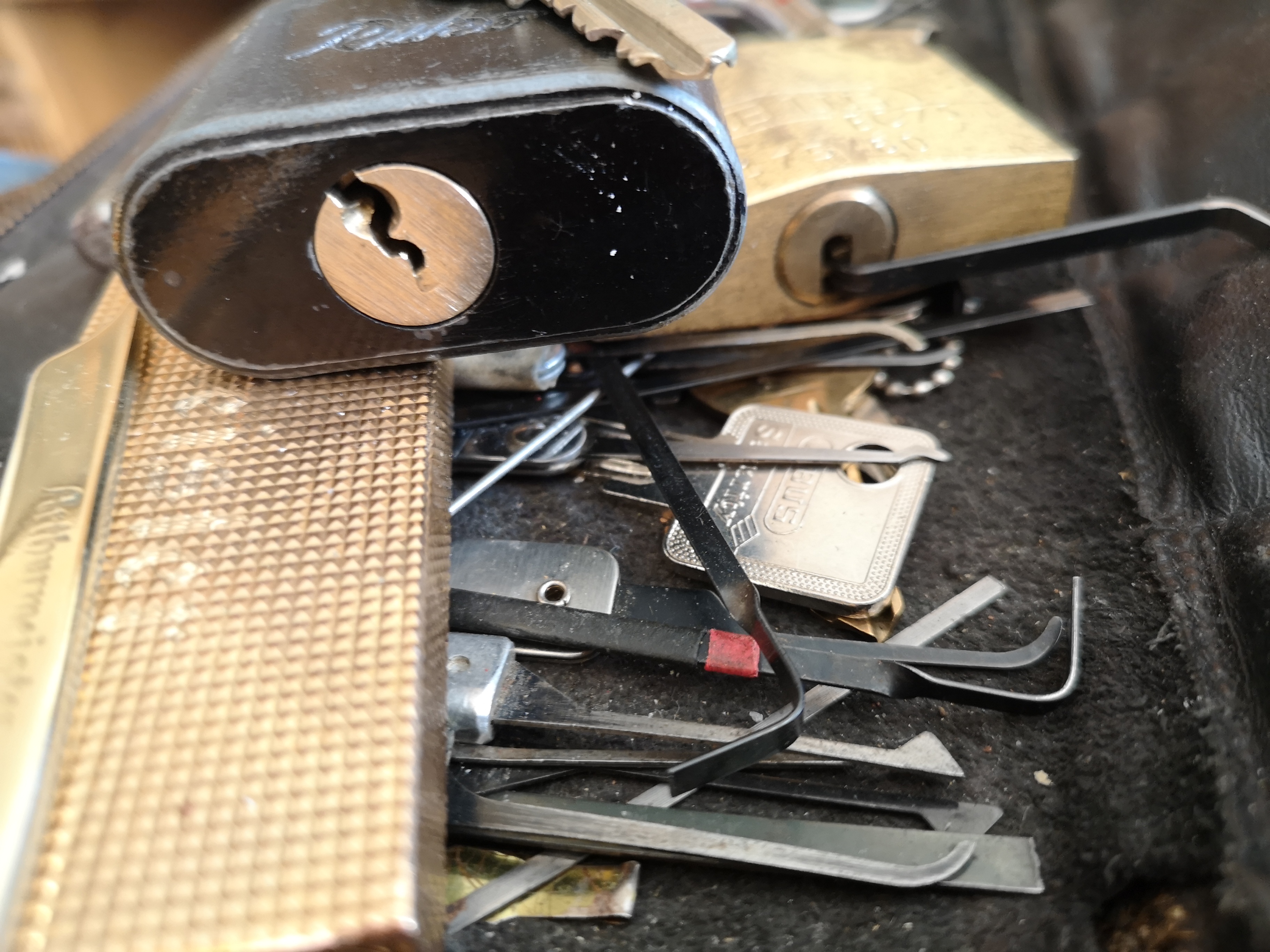 Arthur Bühl Arthurmeister ®SEO JOE ASBERRY Hey Joe " Asberry ", ruft F 1 Rudi vom Tresen, Prost und Stößchen ruft Heike III zum Stammtisch. Die Jukebox spielt in voller Lautstärke Mr. Bojangles. Arthurmeister, der Sympathieträger hat bay the way mit einem ABUS Padlock Joe`s Michael Air Jordan`s Basketball bag gesichert ! Auch der Michael Jordan mußte hier im Hasenstübchen das Basketball bouncing Verbot akzeptieren. Formel 1 Rudi schreit: Bouncing darf und kann hier nur ein Michael Schumacher. Die Cartomanze meint, ein Ralf Schumacher auch ! Prost Weizen, Stößchen, Käppchen, ASBERRY !!! Die Jukebox by Youtube spielt " Slow Hand ". Joe, du rascal belehre uns nicht schon wieder. Wir sind hier in der Rabbit Hall and smoking is good for your drunken head. Prosit, Cheer`s, Salute, Gin Gin, altüst, sante` und Viva ! Hoch die Tassen ! Am Tresen läutet die Glocke. Der Rotamint der blinkt. Drei Tage war der JOE krank, jetzt trinkt und raucht er wieder. Gott sei Dank ! Verschlagwortet mit: Arthur Bühl, Detektiv, the dutch open Lockpicking Champion ! From WIRED. ÖFFNUNG OHNE SCHLÜSSEL, Linkedin Joe Asberry, Twitter X. Basket Ball Bouncing Verbot, Arthurmeister, Raucher, Roth - Händle, Stadt Lahr - Bühl, Schwarzwald, Black Forest, Rotkäppchen you know Mr. Smitz, Sorte Schwäbischerhengst.de is großfruchtig und süss. Buhl er Zwetschge. No, only woman has Pflaumen ♥. Wilhelm Busch ! Verschlagwortet mit: Arthur Bühl, Detektiv, the dutch open Lockpicking Champion ! From WIRED. ÖFFNUNG OHNE SCHLÜSSEL, Linkedin Joe Asberry, Twitter X. Basket Ball Bouncing Verbot, Arthurmeister, Raucher, Roth - Händle, Stadt Lahr - Bühl, Schwarzwald, Black Forest, Rötkäppchen you know Mr. Smitz, Sorte Schwäbischerhengst.de is großfruchtig und süss. Buhl er Zwetschge. No, only woman has Pflaumen ♥. Wilhelm Busch 𝐋𝐞𝐠𝐨 𝐁𝐢𝐥𝐥𝐮𝐧𝐝 𝐋𝐞𝐠𝐨𝐥𝐚𝐧𝐝 𝗩𝗲𝗿𝘀𝗰𝗵𝗹𝗮𝗴𝘄𝗼𝗿𝘁𝗲𝘁 𝗺𝗶𝘁: 𝗔𝗿𝘁𝗵𝘂𝗿 𝗕ü𝗵𝗹, 𝘁𝗵𝗲 𝗗𝘂𝘁𝘀𝗰𝗵 𝗼𝗽𝗲𝗻 𝗟𝗼𝗰𝗸𝗽𝗶𝗰𝗸𝗶𝗻𝗴 𝗖𝗵𝗮𝗺𝗽𝗶𝗼𝗻 ! 𝗙𝗿𝗼𝗺 𝗪𝗜𝗥𝗘𝗗. Ö𝗙𝗙𝗡𝗨𝗡𝗚 𝗢𝗛𝗡𝗘 𝗦𝗖𝗛𝗟Ü𝗦𝗦𝗘𝗟, 𝗟𝗶𝗻𝗸𝗲𝗱𝗶𝗻, 𝗧𝘄𝗶𝘁𝘁𝗲𝗿 𝗫. 𝗟𝗲𝗴𝗼 𝗕𝗶𝗹𝗹𝘂𝗻𝗱 Verschlagwortet mit: Arthur Bühl, the Dutsch open Lockpicking Champion ! From WIRED. ÖFFNUNG OHNE SCHLÜSSEL, Linkedin, Twitter X. 𝔄𝔯𝔱𝔥𝔲𝔯 𝔅ü𝔥𝔩, 𝔄𝔯𝔱𝔥𝔲𝔯𝔪𝔢𝔦𝔰𝔱𝔢𝔯® Verzwetschget mit: ♥ Vokuhila, Friseur ♥ Schwäbischer Hengst, Zwetschgen Heini, Bühl er, Zwetschge, Google Earth, Mittelpunkt der Welt, Martinameisterin, Cartomanze, Scholischek, " HIGH NOON ! ". ♥ Parole Emil ! SEO LOTTO 𝔄𝔯𝔱𝔥𝔲𝔯 𝔅ü𝔥𝔩, 𝔄𝔯𝔱𝔥𝔲𝔯𝔪𝔢𝔦𝔰𝔱𝔢𝔯® Verschlagwortet mit: Arthur Bühl, Arthurmeister® Arthur ♥ Schwäbischer Hengst, Buhl, Zwetschgen Heini, Artur, Buehl er, Zwetschge, Made in Germany, Born 1961, Sympathieträger, Google Earth, Mittelpunkt der Welt, Pflaumen, Arkadasch, Datschi, ♥ Martinameisterin, Cartomanze, Scholischek, " HIGH NOON ! ", ♥ ♥ Vokuhila ♥ Parole Emil ! SEO Bühl Zwetschge ♥ 𝔄𝔯𝔱𝔥𝔲𝔯 𝔅ü𝔥𝔩, 𝔄𝔯𝔱𝔥𝔲𝔯𝔪𝔢𝔦𝔰𝔱𝔢𝔯® 𝗩𝗲𝗿𝘇𝘄𝗲𝘁𝘀𝗰𝗵𝗴𝗲𝘁 𝗺𝗶𝘁: 𝔄𝔯𝔱𝔥𝔲𝔯 𝔅ü𝔥𝔩, 𝗔𝗿𝘁𝗵𝘂𝗿𝗺𝗲𝗶𝘀𝘁𝗲𝗿, 𝗥𝗮𝘂𝗰𝗵𝗲𝗿, 𝗥𝗼𝘁𝗵 - 𝗛ä𝗻𝗱𝗹𝗲, 𝗦𝘁𝗮𝗱𝘁 𝗟𝗮𝗵𝗿 - 𝗕ü𝗵𝗹, 𝗦𝗰𝗵𝘄𝗮𝗿𝘇𝘄𝗮𝗹𝗱, 𝗕𝗹𝗮𝗰𝗸𝗳𝗼𝗿𝗲𝘀𝘁, 𝗥𝗼𝘁𝗸ä𝗽𝗽𝗰𝗵𝗲𝗻 𝘆𝗼𝘂 𝗸𝗻𝗼𝘄 𝗠𝗿. 𝗦𝗺𝗶𝘁𝘇, 𝗦𝗼𝗿𝘁𝗲 𝗦𝗰𝗵𝘄ä𝗯𝗶𝘀𝗰𝗵𝗲𝗿𝗵𝗲𝗻𝗴𝘀𝘁.𝗱𝗲 𝗶𝘀 𝗴𝗿𝗼ß𝗳𝗿𝘂𝗰𝗵𝘁𝗶𝗴 𝘂𝗻𝗱 𝘀ü𝘀𝘀. ♥ 𝗡𝗼, 𝗼𝗻𝗹𝘆 𝘄𝗼𝗺𝗮𝗻 𝗵𝗮𝘀 𝗣𝗳𝗹𝗮𝘂𝗺𝗲𝗻 ♥ 𝗞𝗹𝗲𝗶𝗻𝘁𝗶𝗲𝗿𝘇ü𝗰𝗵𝘁𝗲𝗿𝘃𝗲𝗿𝗲𝗶𝗻. 𝗗𝗶𝗲 𝗘 - 𝗠𝗮𝗶𝗹 𝗹𝗮𝘂𝘁𝗲𝘁: 𝗔𝗿𝘁𝗵𝘂𝗿𝗺𝗲𝗶𝘀𝘁𝗲𝗿@𝗔𝗿𝘁𝗵𝘂𝗿𝗺𝗲𝗶𝘀𝘁𝗲𝗿.𝗱𝗲 𝗗𝗶𝗲 𝗘 - 𝗠𝗮𝗶𝗹 𝗹𝗮𝘂𝘁𝗲𝘁: 𝗔𝗿𝘁𝗵𝘂𝗿𝗔𝗻𝗱𝗿𝗲𝗮𝘀𝗕𝘂𝗲𝗵𝗹@𝗔𝗿𝘁𝗵𝘂𝗿𝗔𝗻𝗱𝗿𝗲𝗮𝘀𝗕𝘂𝗲𝗵𝗹.𝗱𝗲 Verschlagwortet mit Bühl er Zwetschge, Zwetschgenhengst, Pflaume, plum, Erikli, prugna torta, Datschi, süss. ♥ Zwetschgen Heini verschlagwortet mit: ♥ Vokuhila, Friseur ♥ Schwäbischer Hengst, Zwetschgen Heini, Bühl er, Zwetschge, Google Earth, Mittelpunkt der Welt, Martinameisterin, Cartomanze, Scholischek, " HIGH NOON ! ". ♥ Parole Emil ! 𝔄𝔯𝔱𝔥𝔲𝔯 𝔅ü𝔥𝔩, 𝔄𝔯𝔱𝔥𝔲𝔯𝔪𝔢𝔦𝔰𝔱𝔢𝔯® In der Vitrine von Arthur Andreas Bühl, Arthurmeister sind Schlösser, Padlocks, von ABUS, BKS, CES, DOM, EVVA, Assa Abloy, Z Ikon, Kaba, Keso, ASSA, Winkhaus, Wilka, Trelock, Schmelting, Bode Panzer, Ancor Las, Drumm Geminy, Xylock, SEA, Medeco, Mul-T-Lock, Cut away, ABUS Granit, Pfaffenhain, E*S, ESS, Nemef, BAB, Babelsberg, Stasi, Diskus, WMF, Tesa, Vachette, Cisa, Wally, Rielda, Mottura, Viro, FAI, GeGe, Fichet, Bode Panzer, Tresor, Bramah, Protector, Braun`s Patent, Walomatus, Arolds, Combination Lock, Yale, Master, American Lock, Tubular, China, Indien, Aligarh, Nepal, Thailand, Zahlenschlösser, Himmelsschlüssel und noch vieles mehr, vorhanden. Alle Schliesszylinder sind Übungsmaterial für das Lockpicking. Schlagschlüssel sind auch dabei. Das Trabbi Tool, Stasi, natürlich auch. Verschlagwortet mit Buehl, Buhl, Rotkäppchen, Zwetschgenhengst, Zwetschge SEO Jahrgang 1961 Verschlagwortet mit: Arthur Bühl, Arthurmeister® Arthur ♥ Schwäbischer Hengst, Buhl, Zwetschgen Heini, Artur, Buehl er, Zwetschge, Made in Germany, Born 1961, Sympathieträger, Google Earth, Mittelpunkt der Welt, Pflaumen, Arkadasch, Datschi, ♥ Martinameisterin, Cartomanze, Scholischek, " HIGH NOON ! ", ♥ ♥ Vokuhila ♥ Parole Emil ! SEO Vitrine Alternativtext: ♥ 𝔄𝔯𝔱𝔥𝔲𝔯 𝔅ü𝔥𝔩, 𝔄𝔯𝔱𝔥𝔲𝔯𝔪𝔢𝔦𝔰𝔱𝔢𝔯®