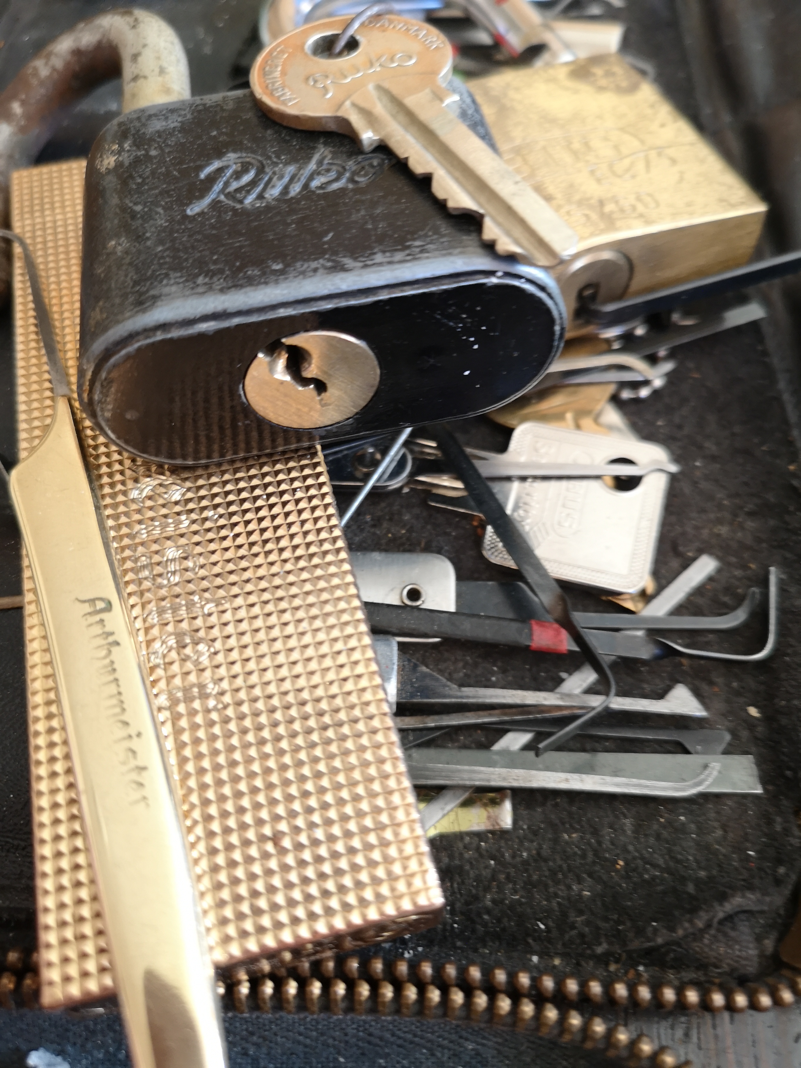 Arthur Bühl Arthurmeister ®Arthur Bühl, Arthurmeister, Bühl Wappen Der Sympathieträger ist in Stuttgart, Baden - Württemberg geboren. Der Detektiv lebt in HAM. H1 Text der SEO gibt Texte aus Arthurmeister`s Leporello frei. 𝔄𝔯𝔱𝔥𝔲𝔯 𝔅ü𝔥𝔩, 𝔄𝔯𝔱𝔥𝔲𝔯𝔪𝔢𝔦𝔰𝔱𝔢𝔯 Bühl, Arthur, Jahrgang 1961, Made in Germany, Babyboomer, Detektiv or Private Investigator how Mr. Smitz from the PLAYBOY, Beverly Hills, say`s. Yes Mr. Smitz i will send you the Photo Arthurmeister`s F 1, Jacket for your LeporelloUS. to your E - Mail Mr.Smitz@Mr.Smitz.us. Ok, Mr. Smitz. Mr. Smitz do you know what Google Earth is ? Take BÜHL Arthur, only by Google Earth, you know ? have done it ? Yes Google will show you my Panel superfast. Cool, Arthurmeister, cool. Yes Mr. Smitz, this can i do for you too ! Yes with SEO. Yes, yes, i have Arkadasch erklärt, sein Erikli pasta is not so genial. Der beste Zwetschgenkuchen, you know plum tart, is from the Stadt Bühl. Not laughing in the USA. Bühl is a City like my Name. And the People in this City called it: Zwetschgendatschi ! you know. This is the world best plumcake. Yes Datschi. Yes, Stadt Bühl is near Baden - Baden, the Casino, you know ! Yes. Baden-Württemberg. You must know there is since 1927 the traditionell Zwetschgenfest. And there ist the Zwetschgenkönigin ! Mr. Smitz, my Ur Ur Ur Ur Grandfather is born in Bühl. My Great Grand Grand Mother where also born in the town Bühl. Their profession was Zwetschgenpicker. Not Lockpicker, Zwetschgen / Plum Picker. And Rüttler. Oh, really ! Yes, Yes. And since this time the name of the family Bühl from the Stadt Bühl is: Yes you know - Buehl. Yes i will give Greetings from you to Mrs. Friede Springer from the Newspaper BILD et. Yes, the Elbphilharmonie is in Betrieb. OH, Mr. Smitz, greeting´s to you from Joe Asbbery, NBA, you know. Tomorrow we will meet us in the Hasenstübchen, our Rabbit Hall. For Lockpicking und Beer. Call you. Parole Emil ! H1 Text der SEO schreibt weiter: 𝔄𝔯𝔱𝔥𝔲𝔯 𝔅ü𝔥𝔩, 𝔄𝔯𝔱𝔥𝔲𝔯𝔪𝔢𝔦𝔰𝔱𝔢𝔯® Herr Arthur Bühl, kritischer Privatdetektiv aus der Hansestadt Hamburg, bereitet sich auf ein Interview mit der BILD et vor. Bei Babsi und Gina in Fuhlsbüttel wird ihm zuvor der Vokuhila geschnitten. Herr Arthur Bühl wurde schon in der BILD et als " Herr der Schlösser " beschrieben. " Ein bisschen Ruhe bitte " schreibt Jan Freitag von der TAZ. Er erwähnt auch eine Mustertür by Wendt. Es wird darin herumgeprökelt. Selbst Arthur Bühl, der weltbeste aus dem Lockpicker Mekka Hamburg, betreibt pures Understatement, weil er sein Schloss in nur 20 Sekunden " geknackt " hat. Charles Graeber von der Wired.com beschreibt in seinem Artikel Master Lock - Pickers do bottle Arthur Bühl " The Master of the Universe ", Arthur Bühl a private Detective of Germany open locks. Bühl`s Fabio - the - Barbarian Look stands out. He wins the Dutch Open and is now Master of the Universe. The people cry: " Arthurmeister ! booms Arthurmeister ". Mark Webber Tobias, the Author of Locks, Safes, and Security, a Police Reverence, say: Arthurmeister, that ist beautyful. " Open ! " sagt Arthurmeister ", offen ist gut, schneller offen ist besser ". " Beer !" Arthurmeister booms back and a new Champion is born. Die Welt berichtet: " Die Kunst, Schlösser ohne Schlüssel zu öffnen ". Vereinsmitbegründer und Vizepräsident Arthur Bühl trägt seine Leidenschaft schon auf der Krawatte. Sie ist rot mit gelben Schlüsseln drauf. Intern wird er ehrfürchtig " Meister Arthur " gerufen. Er hat es zum siebenfachen Deutschen Meister in verschiedenen Disziplinen geschafft. Er pickt seit der Kindheit. Sein erstes Trainingsobjekt war sein Spardosenschloss - Ein klassischer Einstieg… . Die Slate berichtet über Arthur Bühl als Lockpicking Legend. Es gibt einen Artikel Tool for Picking and Decoding by Stasi, CCC, Vortrag Berlin. Amateur Hour berichtet: Arthurmeister has " The Master Touch ". Bei den Kaba Day `s im Europa Park Rust schreibt die Pressebox: auf großes Interesse der Teilnehmer stieß auch die praktische Vorführung von Steffen Wernéry und Arthur Bühl, die gängige mechanische Schließzylinder ohne Schlüssel zerstörungsfrei öffnen. Meist in Sekundenschnelle. Auch die Chemnitzer Zeitung " Freie Presse " hat über das Lockpicking und Arthur Andreas Bühl alias Arthurmeister berichtet. Dwight Perry schreibt: Arthur Bühl has good hands ! In der Philalocksmith wird Arthur Bühl auch als Lockpicking Legend betitelt. Es gibt auch einen Beitrag, 360 Meridianos. In der Datenschleuder, CCC, wurde über ihn als Sympathieträger berichtet. Veröffentlicht unter Linkedin, Xing, Google Panel, Twitter X. In der Vitrine von Arthur Andreas Bühl, Arthurmeister ® sind Schlösser, Padlocks, von ABUS, BKS, CES, DOM, EVVA, Assa Abloy, Z Ikon, Kaba, Keso, ASSA, Winkhaus, Wilka, Trelock, Schmelting, Bode Panzer, Ancor Las, Drumm Geminy, Xylock, SEA, Medeco, Mul-T-Lock, Cut away, ABUS Granit, Pfaffenhain, E*S, ESS, Nemef, BAB, Babelsberg, Stasi, Diskus, WMF, Tesa, Noch, Vachette, Cisa, Wally, Rielda, Mottura, Viro, FAI, GeGe, Fichet, Bode Panzer, Tresor, Bramah, Protector, Braun`s Patent, Walomatus, Arolds, Combination Lock, Yale, Master, American Lock, Tubular, China, Indien, Aligarh, Nepal, Thailand, Zahlenschlösser, Himmelsschlüssel und noch vieles mehr, vorhanden. Alle Schliesszylinder sind Übungsmaterial für das Lockpicking. Schlagschlüssel und so vieles mehr, sind auch dabei. Auch der Sputnik. Verschlagwortet mit: ♥ Vokuhila, Friseur ♥ Schwäbischer Hengst, Zwetschgen Heini, Bühl er, Zwetschge, Google Earth, Mittelpunkt der Welt, Martinameisterin, Cartomanze, Scholischek, " HIGH NOON ! ". ♥ Parole Emil ! SEO NEU Twitter X 11.06.24 Bilder Budeg ( Bold serif ) Arthur Andreas Bühl, Detektiv, made in Germany, born 1961 in Stuttgart, Baden - Württemberg, living in HAM, Im Dienste der Wahrheitsfindung unterwegs, betreibt in seiner Freizeit Lockpicking aus Leidenschaft. Der mehrfache Deutsche Meister wird in der WIRED als " Master of the Universe " betitelt. In der BILD et ist der Artikel " Herr der Schlösser " abgedruckt. Im Hasenstübchen - Fuhlsbüttel, am Hasenberge, Santa Fu, wird gefeiert. Arthurmeister® stellt seinen Leporello " Der Aufmacher " vor. Der Stammtisch grölt " OFFEN ". Scholischek, Rudi, Heike I, Noagerlzutzler, Arthur und Joe Asberry, der alte NBA ler, prosten sich zu. Arthurmeister`s Jukebox auf YouTube spielt Pointer Sisters - Slow Hand ! ♥ Beim Tanzen ruft die Cartomanze " Ey du Sympthieträger ♥, komm mal her " ! SEO für heute: DETEKTIV, Arthur Bühl, Lockpicker, Deutscher Meister, pickt ABUS Padlock.