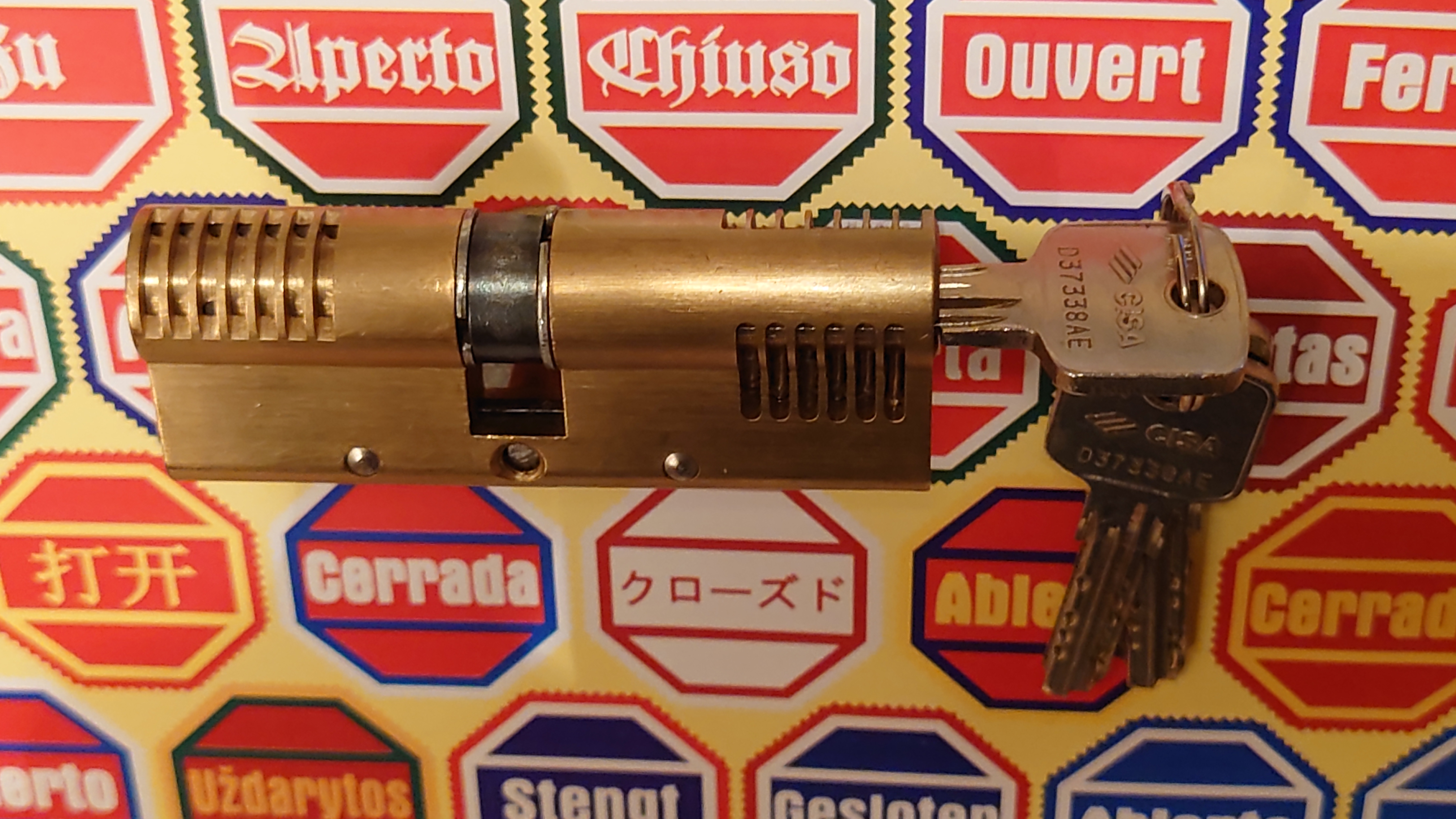 10.30 Uhr, High Noon im Hasenstübchen. Herr Arthur A. Bühl betritt das Hasenstübchen. Alle sind da. Martina, Heike II, Bouncing Joe Asberry und Schwerti sitzen am Stammtisch. Moin Arthurmeister, du alter einarmiger ®. Am Tresen sitzen Brilli - Ralf, Behördenmanni, Roswitha von Freitag, noch, Schneiderheinze und Schlosserklaus mit Heike I, Formel 1 Rudi, Boogie, Sir Waschi und der Gelenkbusfuzzy. Ganz hinten im Eck sitzen noch der HSV Ute, BMW Dedl und der Malermeister " Och ". Am Nebentisch stehen der Nachläufer, der Noagerlzuzzler, der Scholischek, der Stasi Meier mit seinem Freund Strigoy. Aus dem Hinterzimmer sind der Zigeunerschorsch, Giovanni, Lupo der alte Schmierlappen, Pino Frank, Maxam, auch ein deutscher Meister im Lockpicking, Ingo der Wirt von der Oberalster und Sammy der Wirt aus dem Dithmarscher, Schlüsselmichi und der Tschi, lautstark zu hören. In Arthurmeister`s Jukebox spielt " Slow Hand " von den Pointer Sisters. Hannenberger fragt: wie immer ! Arkadasch kommt vom Pissoir und schreit: Arthurmeister, du alter Sympathieträger und Aufmacher, mein alter Freund: wo hast Du denn den einarmigen ® her ? Sag es mir schnell ! Der Automatenpeter gibt eine Lokalrunde nach der anderen ! Er hat am einarmigen Banditen ® gewonnen und jetzt eine Glückssträhne ! Ich will auch solch ein Glück haben. Der ist vom Automaten nicht weg zu kriegen. Aber er solange einen ausgibt ! Den hatte ich noch vom Kujau stehen. Den zweiten einarmigen Banditen ® habe ich zu Mr. Smitz nach Beverly Hill`s, Hollywood, U.S.A. via Luftfracht in deren Bunny Hall liefern lassen. Das hat der Droschkendieter mit seinem Taxi bewerkstelligt. Prost, Stößchen, Salute ! Automatenpeter schreit lallend: Helbing für alle ! Das Hasenstübchen bebt. Sektchen, Stößchen, Prosit und Trallala ! Arthurmeister`s Jukebox spielt Dance Monkey. Der Hannenberger hat sich Heike I in Sachen Logistik Getränke nachlegen, hinter den Tresen geholt. Automatenpeter sitzt immer noch vor dem einarmigen Banditen ® und schreit: Glückssträhne ! Helbing für alle. Hannenberger läßt die Sektkorken knallen. Käppchen ! Die Jukebox spielt sheila B. Devotion, Spacer. Giovanni will aber Gianna Nannini hören. Mittlerweile sind Silkie, Marion und Ingrid hereinspatziert. Damengedeck und Ponyrunde ! Automatenpeter schreit: Helbing für alle ! Plötzlich tut es einen Schlag: Automatenpeter ist mitsamt seiner Helbingflasche vom Hocker auf den Hinterkopf geflogen. Hannenberger, der Objektleiter versucht zu helfen. Sofort geht ein Gerangel los: Der Strigoy, der Noagerlzuzzler und der Nachläufer schubsen sich gegenseitig weg. Automatenpeter stöhnt " Helbing ", versucht auf zu stehen. Alle drei wollen an den einarmigen ®. Da kommt Pelle Pelz von hinten und schreit: Bielefeld, Bier bestellt, Bielefeld, Bier bestellt, schnappt sich den Hocker und schafft es mit einer schlanken Drehung an den Banditen ®. Bielefeld, Bier bestellt. Ich will auch mal gewinnen. Arthurmeister`s Jukebox spielt lautstark sexy von French Affair. Be my lover, be my inspiration. You are so sexy, sex sex sexy, physical und logical temtation. No, no, no higher, higher, Bayby higher. Der Hannenberger und Heike I kommen mit dem nachschenken kaum nach. Jetzt hilft Niekole beim Abwasch. Angela hilft auch. Sammy vom Dithmarscher leert die Aschenbecher. Ingo kotzt in den Schirmständer. Das Hasenstübchen bebt. Schwerti der alte Versicherungsmathematiker aus der City Nord schreit: HMI, wir bezahlen nie ! ERGO heißen wir heute und bescheißen weiter die Leute. Sein Hocker wackelt bedenklich. Formel 1 Rudi krallt sich am Tresen fest. Der einarmige ® blinkt und Pelle gewinnt. HMI, wir bezahlen nie ! ERGO heißen wir heute und bekotzen die Leute ! Pelle schreit: Bielefeld, Bier bestellt. Der Rotamint, der blinkt. Rudi lallt: Scott Speed ! Die Ponyrunde macht Stößchen und Käppchen ! Arkadasch drückt sich an den Stammtisch und fängt ungefragt zu labern an: Arthurmeister, mein Schwippschwager hat eine Schwester und deren Freunds Cousin 2 ten Grades hat mir diesen Profilzylinder von Kale Kilit aus Istanbul mitgebracht. Kannst Du den zerstörungsfrei öffnen ? Der hat nämlich einen Wendeschlüssel wie Keso oder Kaba ! Arthurmeister spricht: Wie immer ! wenn der Schließzylinder von mir geöffnet wird, bleibt er hier am Stammtischaschenbecher ! Arkadasch murmelt. Arthurmeister entnimmt seinem Pick Set seinen deutschen Meister Taster und einen Spanner. Ruck Zuck ist das wehrlose Schloss geöffnet und liegt jetzt zerstörungsfrei auf dem Stammtisch. Arfthurmeister jells: OPEN ! Giovanni meint: aperto. Tschi schreit Ouzo. Bielefeld schreit: Helbing. Pelles Hocker beginnt bedenklich zu wackeln. Schwerti fängt wieder an zu pöbeln: HMI, wir bezahlen nie ! ERGO heißen wir heute und machen weiter fette Beute. Helbing für alle. Stößchen und Prosit. Joe, hier herscht auch heute Bouncing Verbot. Wir sind hier nicht in der NBA. Airball wirfst du zu Hause ! Giovanni hat sich durchgesetzt. Gianna Nannini dröhnt aus der Jukebox und zeigt ihre Titten. Tja, im Hasenstübchen achtet der Hannenberger auf 3 D. Justamente ruft Mr. Smitz aus dem Bunny Hall, Beverly Hills, Hollywood im Hasenstübchen am Hasenberge, an. Hannenberger ruft: Arthurmeister ! Mr. Smitz für dich am Telefon. High Noon Mr. Smitz, are you on party ? Yes, Yes, Arthurmeister. The einarmiger Bandit ®, the Slotmachine is arrived in our Rabbit House. All the Peoble will play the one armed ! What a fun. They are winning sempre. Fun, Fun ! What`s about with the Helbing Brother`s ? Oh, Mr. Smitz, there are a little drunk. What`s about the BILD et Uschi ? Uschi is on Reporter Tour on the Reeperbahn, the Kiez, you know ! I think Droschkendieter bring`s her later in the Hasenstübchen. He has tell, he will play the einarmiger ®. Uschi will have a Glücksträhne. What is Glücksträhne ? If you are winning sempre. The Jukebox is playing: Fading. Yes Mr. Smitz, i have the einarmiger Bandit ® patented by the Gouverment DPMA registerd ! Yes, Yes, for Arthur Bühl, President Pornomeister S.A.R.L. Im Hintergrund ist ein umkippender Barhocker und ein schreiender Pelle zu hören. Helbing, Freibier, Freibier ! Das Gerangel wer am einarmigen ® spielen darf geht von vorne los. Jetzt läßt Schneiderheinze die Glocken läuten. Käppchen, Stößchen, Prösterchen ! Im Hasenstübchen wird getanzt: Dance Monkey ertönt erneut. Pronto ! So Mr. Smitz: Good luck with the einarmiger ® and have a great winning time. And take greating to Harvey and to your President. No Mr. Smitz, I haven`t time, hier is party. Ende des Telefonats ! Das Hasenstübchen feiert. In der Jukebox erklingt: Haindling, Du Depp ! Fortsetzung folgt. Fandom Wiki Arthur A. Bühl, Detektiv aus Hamburg, Profilbild, Lockpicking, Danke Dr. Ulrich Morgenrot, Velbert, Schlüsselregion, Schlüsselfest in Velbert, Forum Niederberg, Schlossmuseum, Schlüsselfest, Schlossherz, Herz Schloss, Hans Schell Collection, Martina Pall, Graz, Austria, Park Hotel, Brauhaus, BKS, Heiligenhaus, Wilka Schließtechnik, Silca, IHK, KFV, Errebi, Beschlag, Hersteller, ABUS, Arthur Bühl, Arthurmeister ®, Schlosssammler, Bühl Wappen, Bühl Flagge, Bühl Urkunde Patent, BKS, Arthur Meister, Porno Meister, Wernèry, Profilzylinder, Juke Box Arthurmeister You Tube, Buehl Logo, Cutaway Cilinder, Pfaffenhain, Demonstration Lockpicking, Schliesszylinder, Holland, Toool, Rohlinge zur Impression, zerstörungsfrei ohne Schlüssel, Schlüsseldienst, Soultrain, Philysound, TSOP, Es fährt ein Zug nach nirgendwo ! Arthur Bühl.de, Sicherheit, Performance Künstler. TILT, Flipper, einarmiger Bandit, Bally Wulff, Rotamint, Mad Monkey - Slot Machine, Spielautomat Merkur, Casino, Monte Carlo, Jackpot, Merkur Sonne, Jubilee, ROL-A-TOP, Old slot machine, Love Meter, Jet play, Looping the Loop Fürst, Münzschleuder, Astoria, Orakel Automat, Multi, Super Multi, Booster, Toool Lockpicking, Australia, E - Bay, Mein E - Bay, Uliton, Profilzylinder, ABUS, Bremicker und Söhne, Vorhängeschloss, Vorhängeschlösser, Vorhangschloss, Einbausicherung Korf, Raucher, Jesusmaster, Hasenstübchen, bunter Nachmittag, SEO Geister, Web Tüv, Jägermeister, Bild et Uschi, Doublebrain, Präsident, KI Tüv, Stasi, DDR, Himmelsschlüssel, Urkunde, Katalog Stasi, Signatur Bühl, Token, Amerikaner, fälschungssicher, Sicherheitstechnik, DOM, Muster, Kneipe, Eckkneipe, Gastwirtschaft, Wirtschaft, Portacenere, Musterspuren, Tresor, Jord Knaap, Tresoröffnung zerstörungsfrei, KJS, Schlossherz, Lockpickerherz, Pornomeister, Lockpicking Herz, Notöffnung beim Bunten Nachmittag, Arthur Bühl und die Jukebox im Hasenstübchen, einarmiger Bandit, Merkur, Sonne, Nachtjäger, 08 15, Der Goldene Schuss, Ali Baba und die Wunderschlösser, Wunderino, Padlock Collector, Rotalok, Protector junior, Bühl, Art, Kunst, Künstler, Kataloge, BÜHL, Kunstwerke Deutschland, Kunstprojekt Artothek, Arte, Meisterarte, Artworks, Conny Veit, Zwetschgenstadt Bühl, Tipico Games, Casino, online, Spielothek, Slotmagie, Susi Live, Gutscheincode, Erwin, Freispiele, Novolino, FSK ab 18, Gewinnerlos, 0800 ruf nicht an, Spielautomatenwelt, Rock Ola, Wurlitzer, Seeburg, Bluray, Stingray.