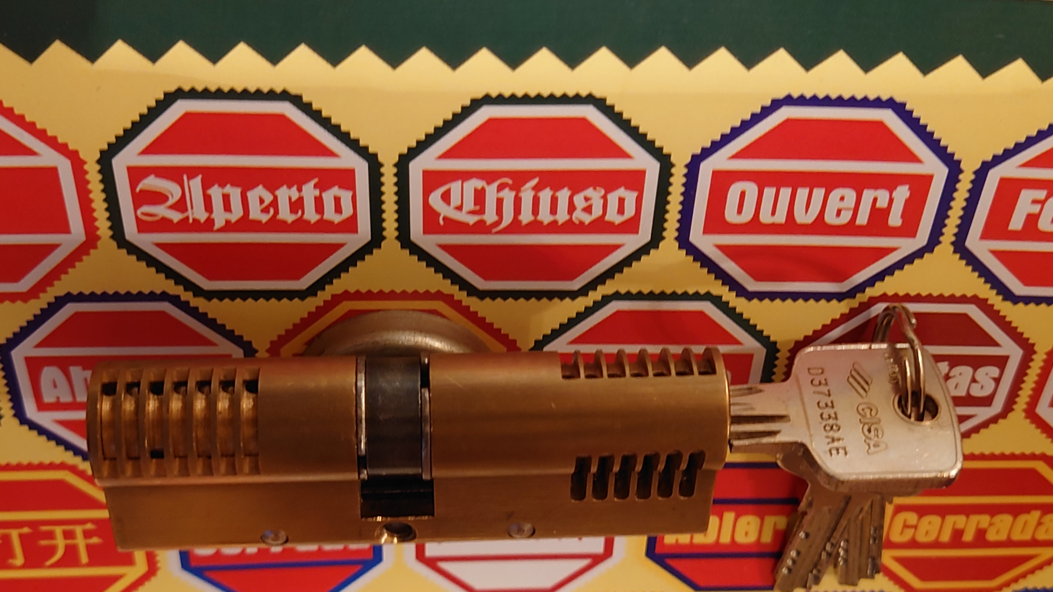 𝔄𝔯𝔱𝔥𝔲𝔯 𝔅ü𝔥𝔩, 𝔄𝔯𝔱𝔥𝔲𝔯𝔪𝔢𝔦𝔰𝔱𝔢𝔯 ® Stück Davon schwarze Katze, Zwei Katzenkopf Schlösser Zunft, Schlosser, Zunftabzeichen, Wappen, Geselle, Anstecknadel, Verbandsabzeichen, Stück Davon. Die nicht alltägliche Form eines Truhenschlossen führte dazu, das man die Schlosser im Zunftleben scherzhaft ironisierend Katzenköpfe nannte. Der Spitzname erhielt sich durch die Jahrhunderte. Und der Katzenkopf wurde damit zu einem Symbol. Er erscheint auf der Anstecknadel, die heute der Schlosser als Verbandabzeichen tragen kann. Die auf der Nadel angebrachte Inschrift " Stück Davon " erklärt sich wie folgt: Der wandernde Schlossergeselle sprach bei einem Meister um Arbeit vor. Befragt, ob er das Handwerk verstünde, antwortete er: Stück Davon ! Die zwei Worte wiesen ihn in aller Bescheidenheit als Angehörigen der Zunft aus, der bereit sei noch weiter zu lernen. DoubleBrain ® SEO für heute: Barockschlüssel, Schmiedeeisen, Halme gedreht, Bärte geschnitten, Reiden aufgesetzt, Stahlschnitttechnik, Kapelleneingerichte, Schmiedeeisen, Hohldorn, Gesenk, Pflanzenmotiv, Wappentierschmuck, geschmiedet, gepunzt, Schlüsselgriff beidseitig, halbrelief, Bekrönung auf der einen Seite als männlicher auf der anderen als weiblicher Kopf, Löwenwappen, Delphine, Schwanzflosse, Stilelemente der Reaissance, profilierter Steckhalm, Gesenke und Reide ziseliert, Griffrand, Zwei Schlangen blau angelassen, Eisenblech, Schließblech, Türrahmen, Schlosskasten, Eisenkern, französisch, Zierdecke ausgehauen, eingehauen und getrieben, Rosette, Ringgriff, Rokoko und Schlüssel, eisernes Wiener Barock Hangschloss mit Spreitzfedernverschluss, gefeilt, geschnitten und ziseliert, flacher Steckschlüssel, Eisengrundplatte und zwei Engel mit Trompete, Posaune und Blumengeranke verziert. Figuren, Schmuck, Jagdszene, Empire, Möbelschlösser, Messingzierdecken, Witwerschlüssel, Schlüsselgewalt, Symbol, Sargschlüssel, Silberschlüssel, Hohldorn, Nachbildung, Kammerherrnschlüssel, Bronce, feuervergoldet, Emblem mit Initialien der weltlichen oder kirchlichen Fürsten versehen, die sie verliehen haben. Doppeladler, Reichsapfel, Zepter und Krone, Übergabeschlüssel, magische Stilelemente, östrerreichischer Kammerherrenschlüssel mit Doppeladler, Kordeln und Quasten, Wien, Hoflieferant, Mayestät, päbstlich, ungarisch, bayerisch, in Silber gegossen, Sinsheim, Hohldornschlösser mit Eisenriegeln, Gelenkschlüssel, einfacher Schieberiegel aus Holz, klappbare Doppelschlüssel aus Tirol, Rohrhülse, Bart, Tirol, Kreuz, Herz, Schlüsselgehänge, süddeutsch, Leder, gotisch, Bügel, Tabakspfeifenschlüssel, Schlossergeselle nach bestandener Prüfung, Schlüsselgeschenketui für die Braut: Bund mit fünf Zimmer, Möbel und Kassettenschlüsseln, in der Mitte Haustorschlüssel aus einem Stück geschmiedet, geschnitten und mit Stahlstangen handpoliert auf dem vierseitigen Gesenk in Schreibschrift " Deutsches Empire ", Dreipass, Jugendstil, Doppelrohr, Hauptportal der Jesuitenkirchen Sankt Michael, Der Hammerschlüssel für Weinkeller: der ziselierte aufgesetzte Hammer diente dem Küfner zum abklopfen der Fässer und zum öffnen der Spunde, Enstehungszeit, Hoftheater, bayrisches Nationaltheater in München, Zerstörung, Kunstschlosser, Fritz Nüssel, Heinrich Pankofer, Germany, wissenschaftlich, systematisch, Schlüsselexperte, Sammler, Privatsammlung, Schlüsselzentrale München, Fachmann für Sicherheitsfragen, sachkundig, Experte, versierter Restaurator, historischer Wert, handwerkliches Geschick und seine langjährige Berufserfahrung, Anerkennung, international, Fachmann nicht nur für die Technick von Schlüsseln und Schloss, auch für künstlerische und historische Fragen. Standardwerk Europa, Übersee, offizielle Stellen, Landeskriminalamt, Bundesanwaltschaft, Keltenschlüssel, Vorchristus, Witwenschlüssel, John F. Kennedy, Weisses Haus, Schlossmuseum Velbert, gut verpackt, Pullach, Erfinder und Auror, Leidenschaft, aufschlußreiches Werrk, Memoiren, Töchter, Emmi Seifert, Marlene Nüssel, Frau Anni, Kaminkehrer, Schwanthal, Freund und Helfer der Polizei, mein Leben, Gedichte, Kaffeveranstaltung, Nachbarschaftshilfe, Essen auf Rädern, Schlüsselfigur, tausend Stücke, Keltenzeit, Christus, Kelheim, Exemplare, Ausländische Lehrlinge, Brocken, wiegt fünf Kilo, Schmucksafe, Ludwig XV 1430, Brillianten, Verona, Eisenzeit, Ägypten, Hallstadtzeit, Salzkammergut, Hallstadt Gräberfeld, Epoche, Eisenverhüttung, Salzbergbau, Gerätschaften zu exportieren, geographischer Ort am Nordende des Neuenburger Sees in der Schweiz, Pfalbauten, auf festem Land angelegte Siedlung, europäische Eisenzeit, Kelten Indogermanischen Völkergruppe, Germanen, Rhein, kämperisch, expansionsbereit, Rom, Homer, Dichter, Jugendzeit, halbdunkel, erahnbar, zivisilatorische Dokumente, Dichtung, märchenhaft schöne Gestalt, Götter treten vor uns hin, denen die mittelmerisch kleinasiatische Menschheit Wirkungen und Tätigkeiten zugedacht hat, die diesen Fabelwesen für immer Kontur verliehen haben. So tritt der Schmiedegott Hephaistos lateinisch Vulkanos vor uns hin: Rußig und edel zugleich, genial erfinderisch, ein kunstreicher Handwerkegott. Der zu den 12 Hauptgöttern der griechisch römischen Antike erzählt wird. Jupiter, Himmel, hinabgstürtzt, Entfernung der Erde von den Sternen, Insel Lemlos, Hinkefuss, Gerechtigkeit, alte Fabeln, schöne und liebenswürdige, Eheweib, Museeum of fine Arts in Boston USA, Parmenides Lehrgedicht Balanos, Hammer, Amboss, Feuer, Wasser, glühend, Metall, Hammerschlag, Gußverfahren, gewünschte Form, Holz oder Kohle, warmgeschmiedet, grobkristallin, feinkörnig, Streck und Bruchgrenze, Plinius, samische Künstler, Erzguß, Keltenschlüssel, hochkant durch einen Schlitz in der Tür gesteckt, gedreht, bis er - nun waagrecht - in die Angriffe der im Riegel gelagerten Sperrklötze eingerastet: die Sperrklötze werden angehoben, der Riegel ist entsperrt und lässt sich mit einem ledernen Zugriemen von außen auf und zu ziehen. Griechenland, lakonisch, neues Prinzip, Schlüsselträger, Kaiserzeit, Würde, Statussymbol, Römer, die punische Kriegen das Metallhandelsmonopol an sich gebracht hatten verfügten in reichem Maße über Kupfer, Zink und Zinn. Verschlußriegel, Feder, Lochkanäle, Sperrstifte, entsichert, auf oder zugeschoben, Drehschlüssel, Hangschloss, Spreitzfeder, Kulturlandschaft, Kassetten, Truhen, Türen, Tiermaskendeckel, Pferdegstalt, arabisch, Vexier, indisch, Kugel, Grundform, Volldorn, Technische Feinheit, Eleganz, Zweckgebilde in den Händen von Menschen, die bemüht sind, mit einem rauhen, kriegerischen Leben fertig zu werden, Verteidigung, bedachte Architektur, spürbar, verschlossen, Zierlichkeit, Zeitläufe, Kultur, Willen und Werkstätten in Pompji und Herkulaneum, Wachsmodell Tonmantel gebrannt, schmilzt das Wachs glühend, Nachteil, römisches Imperium, desto länger, primitive Form, Spätantik, Karolingische Kunst, Fräkisches Adelsgeschlecht, Karl der Große, Triebfeder, Höfische und Kirchliche Kreise, Monumental Kunst, Klerikale Kreise, Kulturträger, Elfenbein, Goldschmied, Goldschmiedekunst, geistig - kulturelle Erhellung, Abendland, profunde Bedeutung, Ehefrau, häusliche Gewalt, Vertrauen, Brauch, Kirchweihtag, Steiermark, geweiht, Gnadenschlüssel, Petrus - Schlüssel, Apostel, Pilger, Schenkung, Pabst Pälagius, Gregor, König Alfons von Kastilien, König Alfred, romanischer Stil, schöpferische Kraft, Kunstgewerbe, Klöster, Kostbarkeiten, kunsthandwerklich, Verfeinerung, Raffiniertheit, Formenwelt, Alltag, Kleidung, Ritterrüstung, kraftvoll, primitiv, gotische Epoche, Jan van Eick, Grammatik, Lebensstil, geläutert, gültig, Opulenz der Kleidung, Materialwert, Charme, Sakral, Phantasie, Formensprache, feinsinnig, Steinmetz, Bescheidenheit, Portal, Notre - Dame, Paris, köstlich, kostbar, Mechanismus, Entsperrungsvorgang, Fischblasen, Kreuze, Drei - und Vierpass, grotesk, meisterlich, Handwerkszeug primitiv, Gewirre, Besatzung, Tropfen Öl, rein von Hand, Prochnov, Kunstschreiner, gesunde Männer, Michael Mann, Michael Mann Kästchen, Nürnberg, Augsburg, Fürth, Wörth, Riegelwerk, sauber geätzte und vergoltdete Büchsen und Pistolen aus Eisen. Doppelmeyer, Markgraf, erlassene Strafe, Spinnenschlösser, Deckelunterseite, figürlich, kunstfertigkeit, Schlüsselloch, größere Summen harten Geldes, raffiniert, Spielerei, Kuriusität, Zeugnis, Möbel, Bombast, Schwulst, Liebe, Zäsur, Dreißigjähriger Krieg, Mutter Courage, Armut, Schichten in Deutschland, Reformation, patetisch, Phänomen, Ornament, Pierre Frommerie, Sedan, Berlin, Ebenholz, Emaill, monumental, Signatur, Barock, Formenreichtum, gediegen, summarisch, mittelmäßig, Epochen, Werkleute, Halskette, Mayestät, Spanien, Revolution, Mittelalter, feierlich, Feind, Öffnung der Tore, Kapitulation, Schlüsselsoldat, Mitglied der päbstlichen Schweizer Garde, Pabstwappen, abfällige Bedeutung, Stadtwappen Tabackspfeife, Vierkant, Dolch, Pistolenschlüssel, geheime Nachrichten, Siegel, Hammerschlüssel für einen Weinkeller, Liebende, Angebetete, Ritter, Kreuzzug, Heiliges Land, Kreuzritter, Ehefrau, Märchen, arges oder schönes, es will scheinen, das eine Welt ohne Schlüssel nicht denkbar ist, Paris, Turenschloss, Schlossfalle, Konstruktion, Luxus, Verschwendungssucht, Kleinod, Brilliant, Maillard, König Stanislas, Ballkongitter, Pastellportrait, Museeum der Stadt Nancy, spirituell Sonnenkönig, Prinz Eugen von Savojen, den sublimen Geist seiner Epoche, General Feldmarschall Prinz Freund der Musen, Besieger der Türken, Zunftbuch, Balthasar, Gitter, Porzellan, hochkultiviert, Degengriff, Münchener Hof, Wittelsbach, Gesamtkunstwerk, Johann Joachim Winckelmann, Kleidermode, Reifrock, Schnürrleibchen, Wohnkultur, Neoklassizismus, Möbel, Chubb, Bramah, Inselstaat, Engländer, Ungarn, Italiener, Tossi, Yale, Hobbs, Aber die Bemühungen um immer neue vergrößerte Sicherheit im Bereich des Schlosses gingen weiter. Man glaubte vorübergehend das non plus ultra Sicherheitsschloss konstruiert zu haben und zwar kühn genug, Geldpreise für denjenigen auszusetzen, dem es gelingen würde, diese neuartigen Schlösser aufzusperren. Überraschend geschah das dank der Fertigkeit des Amerikaners Hobbs 1853. Seine Medtode des Aufsperrens ist in der Fachwelt als Hobbsches Öffnungsverfahren bekannt. Es wurde mit Erfolg publiziert, das Kriminelle Hinweise zum Öffnen der Sicherheitsschlösser erhielten. Linus Yale, Fallstiftriegelschlösser, der Ägypter, Assyrer, Babyloner, Yale Zylinder, C.E. Schulte in Velbert, Kromer Protector Schloss 1871, Hahn AG, Karl Zeiss, BKS, Boge und Kasten Solingen, Koloss von Roddos, Byzanz, Konstantinopel, Moschee, Kirche, Schlüsseltyp, Kaufmann, Herkunft, Herzblatt, Kurfürst, Alltagsgebrauch. Die Schönheit der Welt. Die Kraft, die menschlichen Schöpfergeist gewahr werden lässt. Die beiden Schlüssel in der Hand des heiligen Petrus geben diesem die Macht, die Pforten des Himmels zu öffnen. Der Schlüssel ist ein christliches Symbol, er ist aber auch das Inbild menschlichen Schöpfergeistes und als solches steht er in unmittelbarer Beziehung zu der Arbeitswelt des Sammlers Heinrich Pankofer. Doblebrain ® gibt vor: Mehr SEO ! ! !