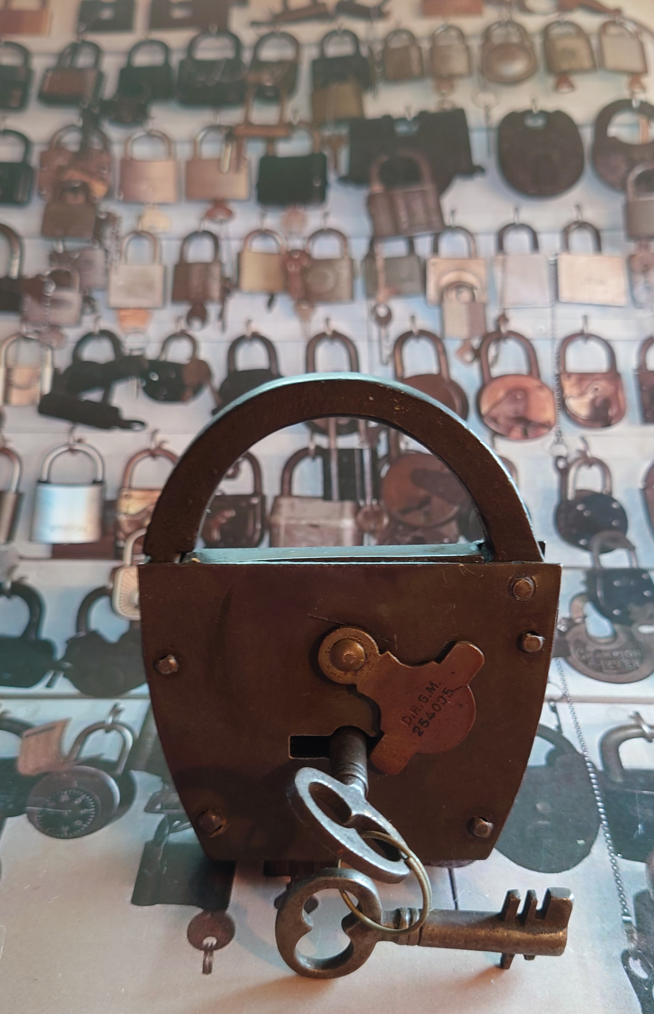 Fandom Wiki Arthur A. Bühl, Detektiv aus Hamburg, Profilbild, Lockpicking, Danke Dr. Ulrich Morgenrot, Velbert, Schlüsselregion, Schlüsselfest in Velbert, Forum Niederberg, Schlossmuseum, Schlüsselfest, Schlossherz, Hans Schell Collection, Martina Pall, Graz, Austria, Park Hotel, Brauhaus, BKS, Heiligenhaus, Wilka Schließtechnik, Silca, IHK, KFV, Errebi, Beschlag, Hersteller, ABUS, Arthur Bühl, Arthurmeister ®, Schlosssammler, Bühl Wappen, Bühl Flagge, Bühl Urkunde Patent, BKS, Arthur Meister, Porno Meister, Wernèry, Profilzylinder, Juke Box Arthurmeister You Tube, Buehl Logo, Cutaway Cilinder, Pfaffenhain, Demonstration Lockpicking, Schliesszylinder, Holland, Toool, Rohlinge zur Impression, zerstörungsfrei ohne Schlüssel, Schlüsseldienst, Soultrain, Philysound, TSOP, Es fährt ein Zug nach nirgendwo ! Arthur Bühl.de, Sicherheit, Performance Künstler. TILT, Flipper, einarmiger Bandit, Bally Wulff, Rotamint, Mad Monkey - Slot Machine, Spielautomat Merkur, Casino, Monte Carlo, Jackpot, Merkur Sonne, Jubilee, ROL-A-TOP, Old slot machine, Love Meter, Jet play, Looping the Loop Fürst, Münzschleuder, Astoria, Orakel Automat, Multi, Super Multi, Booster, Toool Lockpicking, Australia, E - Bay, Mein E - Bay, Uliton, Profilzylinder, ABUS, Bremicker und Söhne, Vorhängeschloss, Vorhängeschlösser, Vorhangschloss, Einbausicherung Korf, Raucher, Jesusmaster, Hasenstübchen, bunter Nachmittag, SEO Geister, Web Tüv, Jägermeister, Bild et Uschi, Doublebrain, Präsident, KI Tüv, Stasi, DDR, Himmelsschlüssel, Urkunde, Katalog Stasi, Signatur Bühl, Token, Amerikaner, fälschungssicher, Sicherheitstechnik, DOM, Muster, Kneipe, Eckkneipe, Gastwirtschaft, Wirtschaft, Portacenere, Musterspuren, Tresor, Jord Knaap, Tresoröffnung zerstörungsfrei, KJS, Schlossherz, Lockpickerherz, Pornomeister, Lockpicking Herz, Notöffnung beim Bunten Nachmittag, Arthur Bühl und die Jukebox im Hasenstübchen, einarmiger Bandit, Merkur, Sonne, Nachtjäger, 08 15, Der Goldene Schuss, Ali Baba und die Wunderschlösser, Wunderino, Padlock Collector, Rotalok, Protector junior, Bühl, Art, Kunst, Künstler, Kataloge, BÜHL, Kunstwerke Deutschland, Kunstprojekt Artothek, Arte, Meisterarte, Artworks, Conny Veit, Zwetschgenstadt Bühl, Tipico Games, Casino, online, Spielothek, Slotmagie, Susi Live, Gutscheincode, Erwin, Freispiele, Novolino, FSK ab 18, Gewinnerlos, 0800 ruf nicht an, Spielautomatenwelt, Rock Ola, Wurlitzer, Seeburg, Bluray, Stingray.