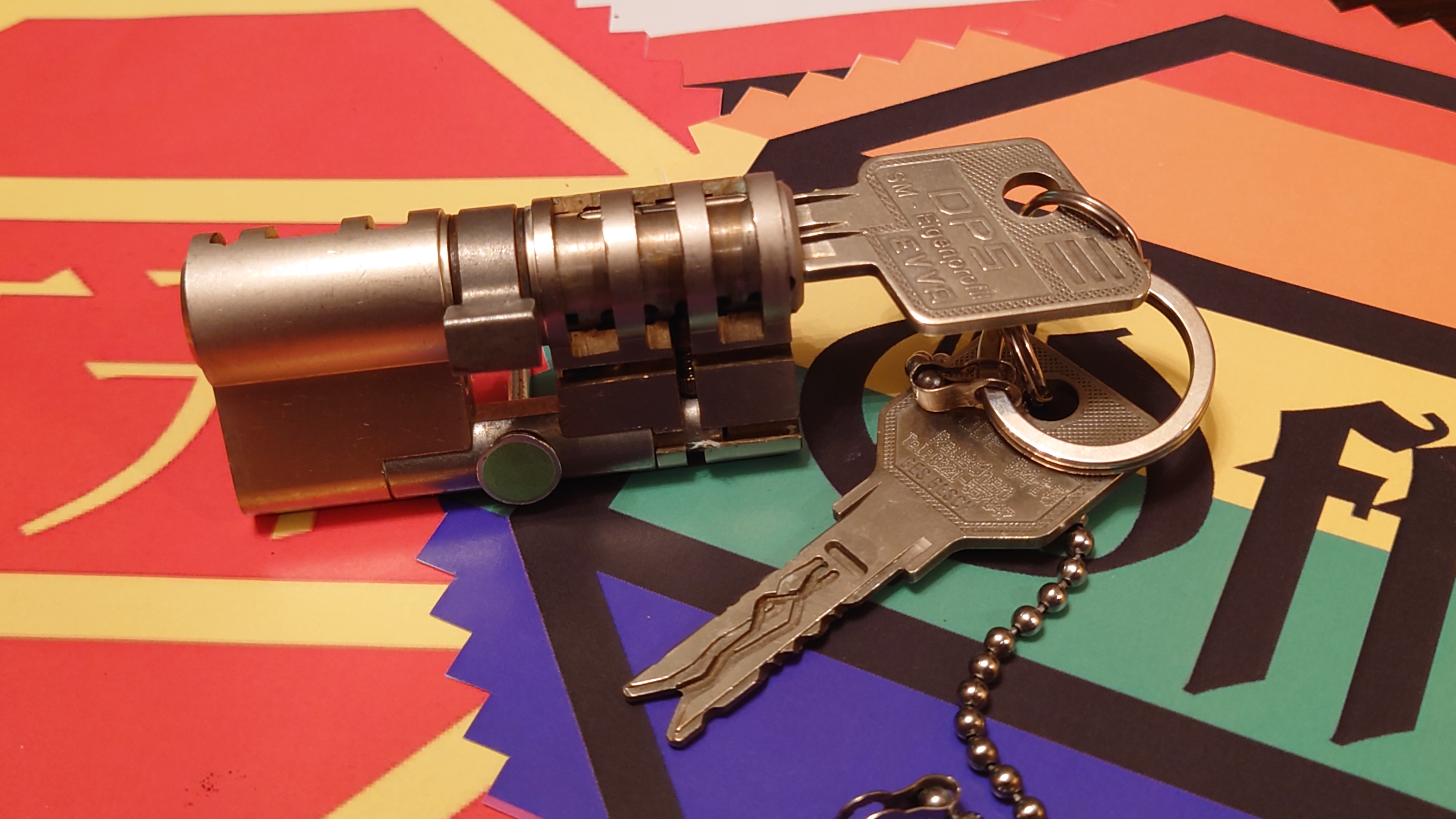 Karussel OFFEN und ZU: 𝔄𝔯𝔱𝔥𝔲𝔯 𝔅ü𝔥𝔩, 𝔄𝔯𝔱𝔥𝔲𝔯𝔪𝔢𝔦𝔰𝔱𝔢𝔯® Arthur Bühl, Jahrgang 1961, Detektiv aus Hamburg, Im Dienste der Wahrheitsfindung unterwegs, betreibt in seiner Freizeit Lockpicking aus Leidenschaft. Der mehrfache Deutsche Meister wird in der WIRED als " Master of Universe " betitelt. In der BILD et ist der Artikel " Herr der Schlösser " abgedruckt. Im Hasenstübchen - Fuhlsbüttel, am Hasenberge, Santa Fu, wird gefeiert. Arthurmeister® stellt seinen Leporello " Der Aufmacher " vor. Der Stammtisch grölt " OFFEN ". Scholischek, Rudi, Heike I, Noagerlzutzler und Arthur prosten sich zu. Die Jukebox auf YouTube spielt Slow Hand ! ♥ Beim Tanzen ruft die Cartomanze " Ey du Sympthieträger, komm mal her " ! Verschlagwortet mit: ♥ Vokuhila, Friseur ♥ Schwäbischer Hengst, Zwetschgen Heini, Bühl er, Zwetschge, Google Earth, Mittelpunkt der Welt, Martinameisterin, Cartomanze, Scholischek, " HIGH NOON ! ". ♥ Parole Emil !