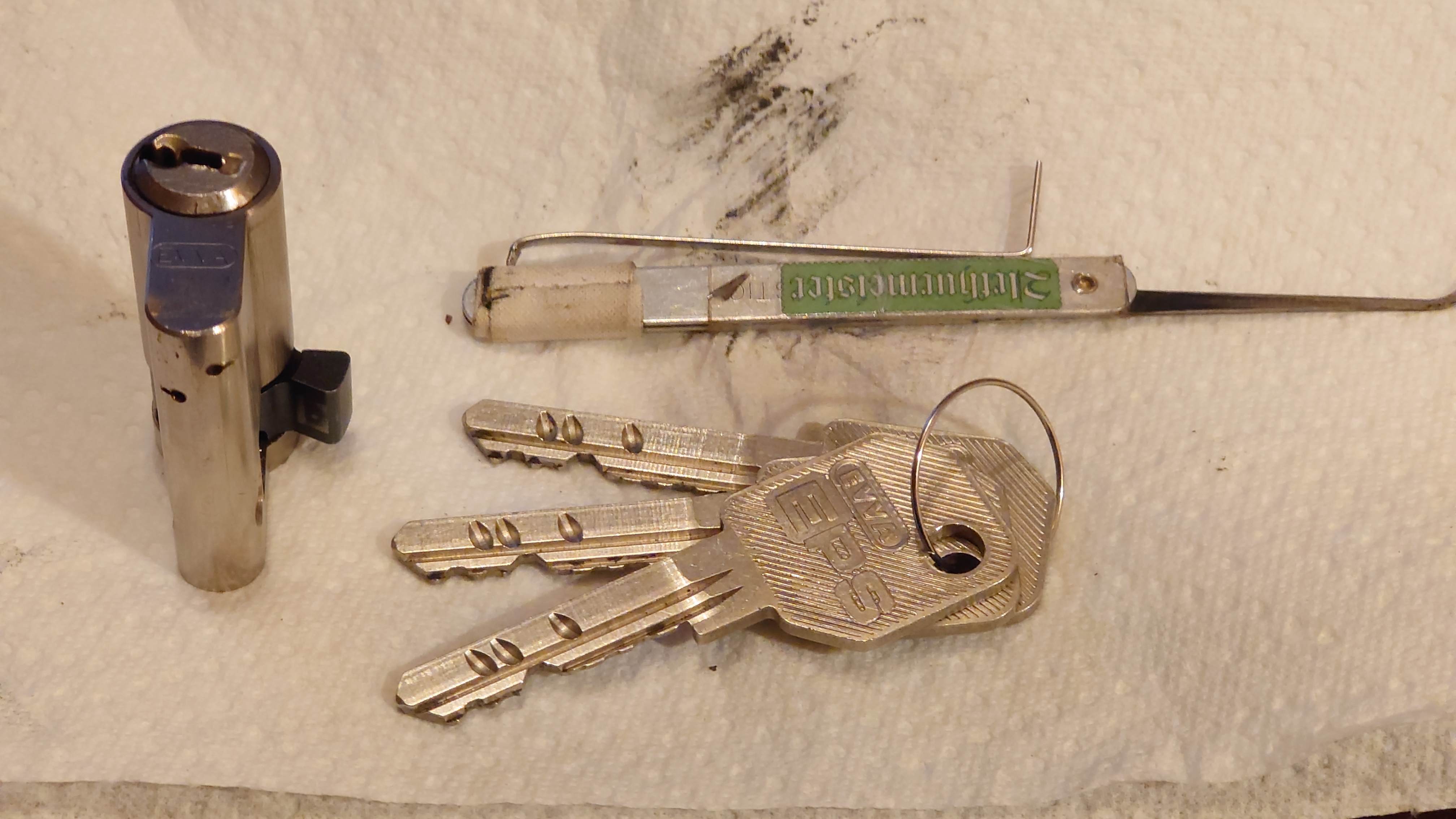 Karussel OFFEN und ZU: 𝔄𝔯𝔱𝔥𝔲𝔯 𝔅ü𝔥𝔩, 𝔄𝔯𝔱𝔥𝔲𝔯𝔪𝔢𝔦𝔰𝔱𝔢𝔯® Arthur Bühl, Jahrgang 1961, Detektiv aus Hamburg, Im Dienste der Wahrheitsfindung unterwegs, betreibt in seiner Freizeit Lockpicking aus Leidenschaft. Der mehrfache Deutsche Meister wird in der WIRED als " Master of Universe " betitelt. In der BILD et ist der Artikel " Herr der Schlösser " abgedruckt. Im Hasenstübchen - Fuhlsbüttel, am Hasenberge, Santa Fu, wird gefeiert. Arthurmeister® stellt seinen Leporello " Der Aufmacher " vor. Der Stammtisch grölt " OFFEN ". Scholischek, Rudi, Heike I, Noagerlzutzler und Arthur prosten sich zu. Die Jukebox auf YouTube spielt Slow Hand ! ♥ Beim Tanzen ruft die Cartomanze " Ey du Sympthieträger, komm mal her " ! Verschlagwortet mit: ♥ Vokuhila, Friseur ♥ Schwäbischer Hengst, Zwetschgen Heini, Bühl er, Zwetschge, Google Earth, Mittelpunkt der Welt, Martinameisterin, Cartomanze, Scholischek, " HIGH NOON ! ". ♥ Parole Emil !