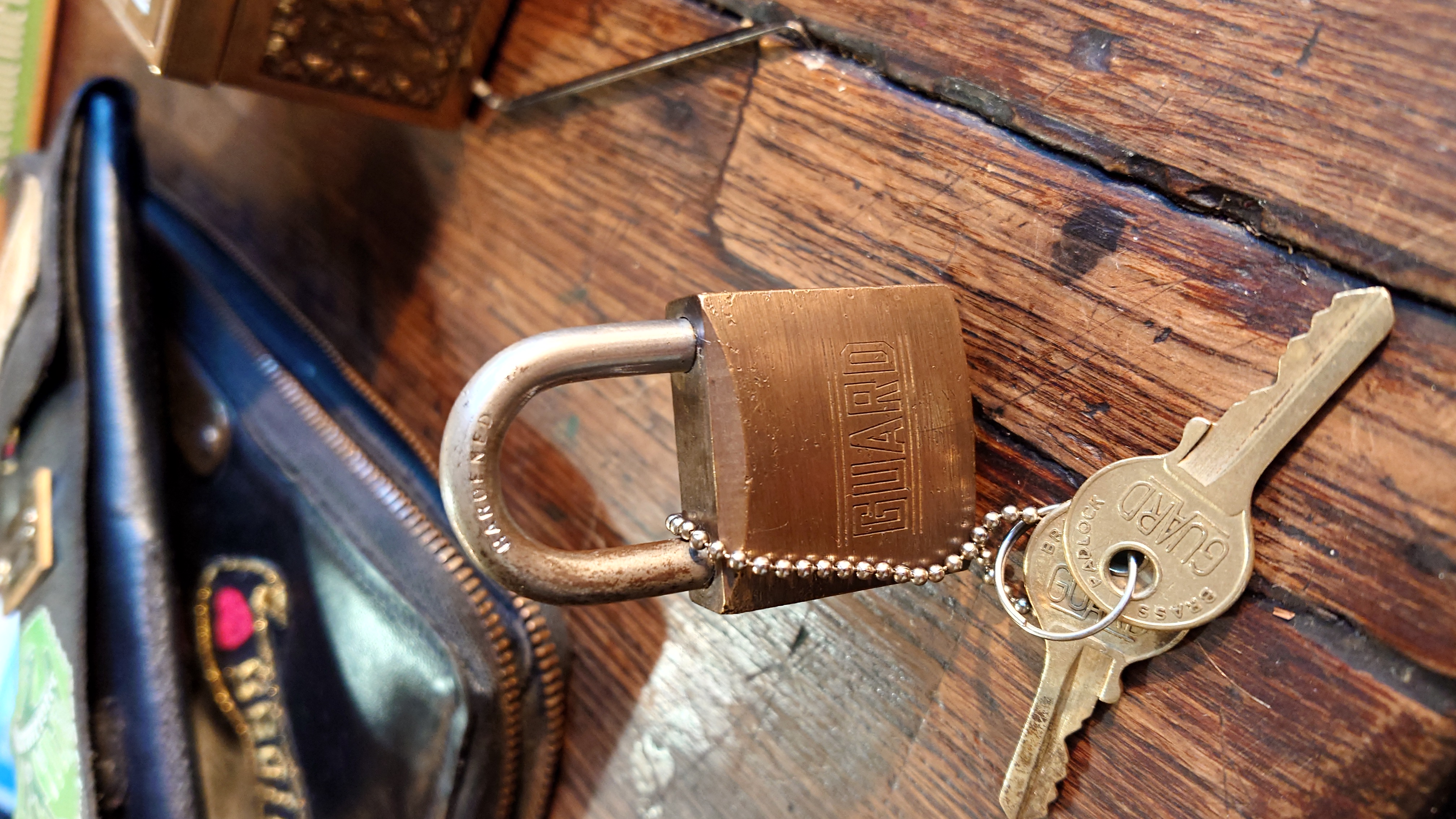 Freunde ! spricht Arthur Bühl, Detektiv aus ( HAM ), und hebt den Zeigefinger: Ihr mit eurer künstlichen Intelligenz. Die muß trainiert werden. Wie der Stammtisch. Und die Schlagworte wie Arthurmeister ® bürgerlich Arthur Andreas Bühl ist mehrfacher Deutscher Meister im Lockpicking, müssen hinzugefügt werden. Arthurmeister öffnet Schließzylinder, Profilzylinder, Vorhangschlösser zersörungsfrei. Die Benutzung von E - Pick, Sperrzeug, Pickset, Schlagschlüssel sind natürlich erlaubt. Alle Dietriche und Werkzeuge die das Schloss nicht beschädigen ! Arthur Bühl gibt auch seinen Kollegen im Detektiv - Verband als Performance Künstler Einblick in die Welt des Lockpicking, die Welt der Schloss Herzen und zeigt ebenfalls Öffnungsmethoden der Stasi und deren operatives Vorgehen. Arthur Bühl ist weiter Präsident der eingetragenen Schutzmarke Pornomeister ® S.A.R.L und stellt dort auf seiner Internetseite Schnitt - und Cutmodelle von Schließzylindern und Tresorschlössern vor. Während Bild et Uschi stenografiert erklingt aus der Jukebox im Hasenstübchen der Klassiker: Slow Hand von den Pointer Sister`s. Hannenberger fragt: Wie immer ? Arkadasch meint: Heute Helbing ! BILD et Uschi mit Parole Emil ! In der Vitrine von Arthur Bühl, Arthurmeister® sind Schlösser, Padlocks, von ABUS, Binoxx BUGA, BKS, CES, DOM, EVVA, FEFI, Assa Abloy, Z Ikon, KABA, KESO, ASSA, Winkhaus, HKR, Wilka, Trelock, Schmelting, Bode Panzer, Comet, Ancor Las, Drumm Geminy, Xylock, EMKA, SEA, Medeco, Mul-T-Lock, Cut away, ABUS Granit, Pfaffenhain, E*S, ESS, Nemef, BAB, Babelsberg, Stasi, Diskus, WMF, Tesa, Noch, Vachette, Cisa, Wally, Rielda, Mottura, Viro, FAI, GeGe, K + K, Fichet, Bode Panzer, Tresor, Bramah, Protector, Braun`s Patent, Walomatus, Arolds, Combination Lock, Yale, Master, American Lock, Tubular, China, Indien, Aligarh, Nepal, Thailand, Zahlenschlösser, Himmelsschlüssel und noch vieles mehr, vorhanden. Alle Schliesszylinder sind Übungsmaterial für das Lockpicking. Schlagschlüssel und so vieles mehr, sind auch dabei. Auch der Sputnik. Verschlagwortet mit: ♥ Vokuhila, Friseur ♥ Schwäbischer Hengst, Zwetschgen Heini, Bühl er, Zwetschge, Google Earth, Mittelpunkt der Welt, Martinameisterin, Cartomanze, Scholischek, " HIGH NOON ! ". ♥ Parole Emil ! Arthurmeister`s Jukebox im Bunny Hall, B - Seite Einmal den Himmelsschlüssel aus der Hand gegeben. Der Stammtisch hat sofort eine Bass - Boom - Box, angeschlossen. Wie inner Disse ! Werbefrei. Mit Lichtorgel. Bouncing Joe und Schwerti drücken: Du wirst immer schöner ! Heike IV versucht sich an der Sportart Purzelbaum. Prost und Stößchen ! LiBi`s vom Lockpicking am Stammtisch sind unter Bunter Nachmittag, anzuschauen. Also: Viel Spaß ! und das Passwort lautet: Freibier Freibier ! Lautstärke ? " OFFEN ". Magic Fly. Arthur Buehl de oder Pornomeister de