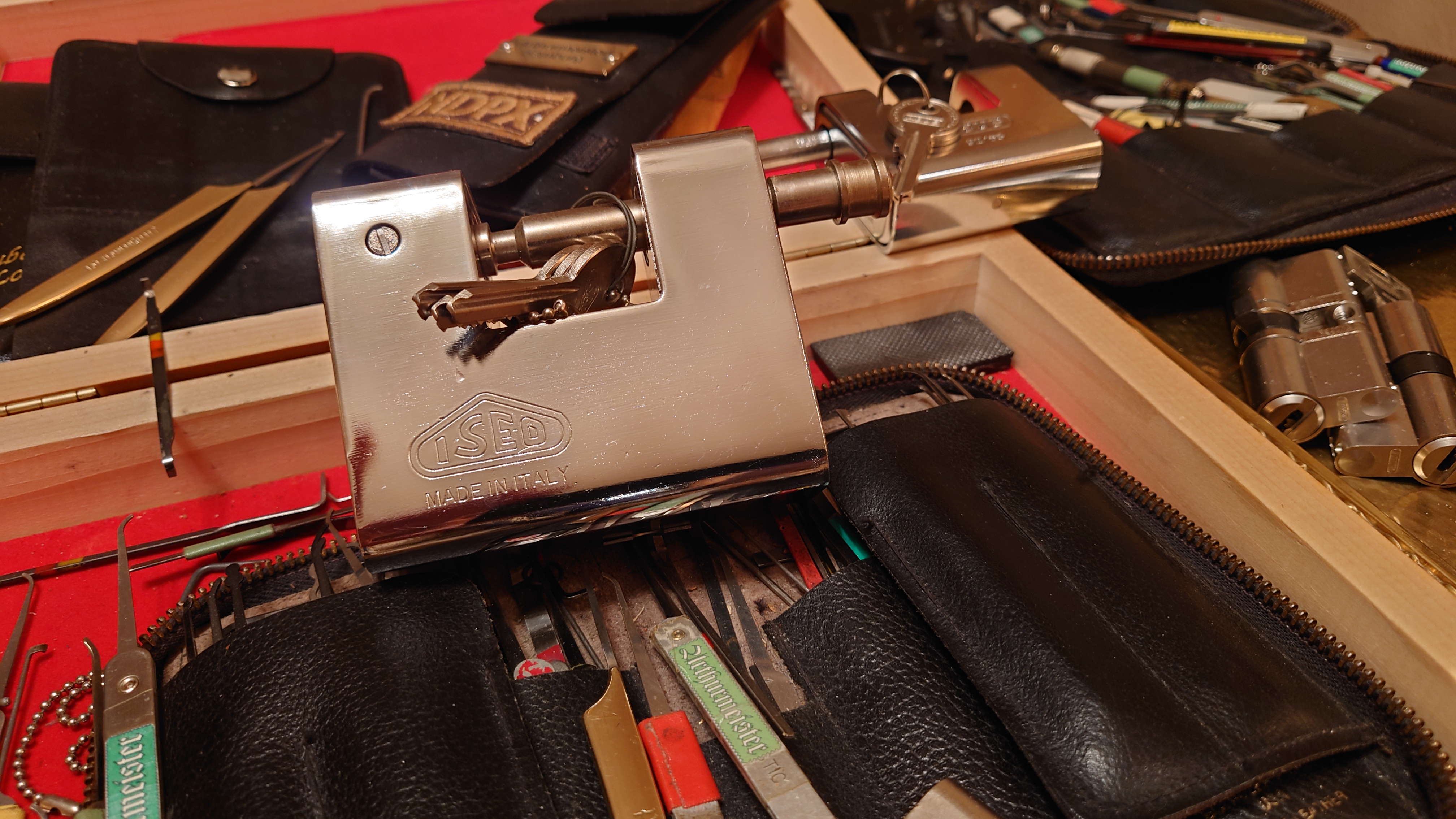 SEO born 1961 und Künstlername Arthur A. Bühl, Made in Germany, born 1961 in Stuttgart, arbeitet seit 40 Jahren als Privatdetektiv und lebt in Hamburg. Er ist als Detektiv Mitglied in nationalen und internationalen Berufsverbänden. Unter dem Künstlernamen " Arthurmeister " erklärt Arthur Bühl Lockpicking; das zerstörungsfreie Öffnen von Schlössern und Schließzylindern. Der Ehrenkodex lautet: Öffne nur deine eigenen Schlösser. Fremde Schlösser dürfen nur mit Einwilligung des Eigentümers geöffnet werden. Herr Bühl wurde schon als Schlossknacker bezeichnet. Dies ist natürlich Quatsch, denn wenn man oder Frau z.B. ein Vorhangschloss knackt, so ist es kaputt und die Wettbewerber und Lockpickerkollegen können nicht mehr daran üben. Knacker benutzen einen Kuhfuß. Der mehrfache Deutsche Meister dagegen ein Pickset und es gilt: " Offen ist gut, schneller Offen ist besser ". Viel Spaß und Erfolg beim Üben. Von der Zeitschrift " WIRED " wurde Arthurmeister als Master of the Universe, betitelt. SEO für heute: Parole Emil ! Arthur Bühl, Sympathieträger.com, Präsident Pornomeister SARL. Die Anschrift lautet: Arthur A. Bühl, Postfach 605 145, 22 246 Hamburg.