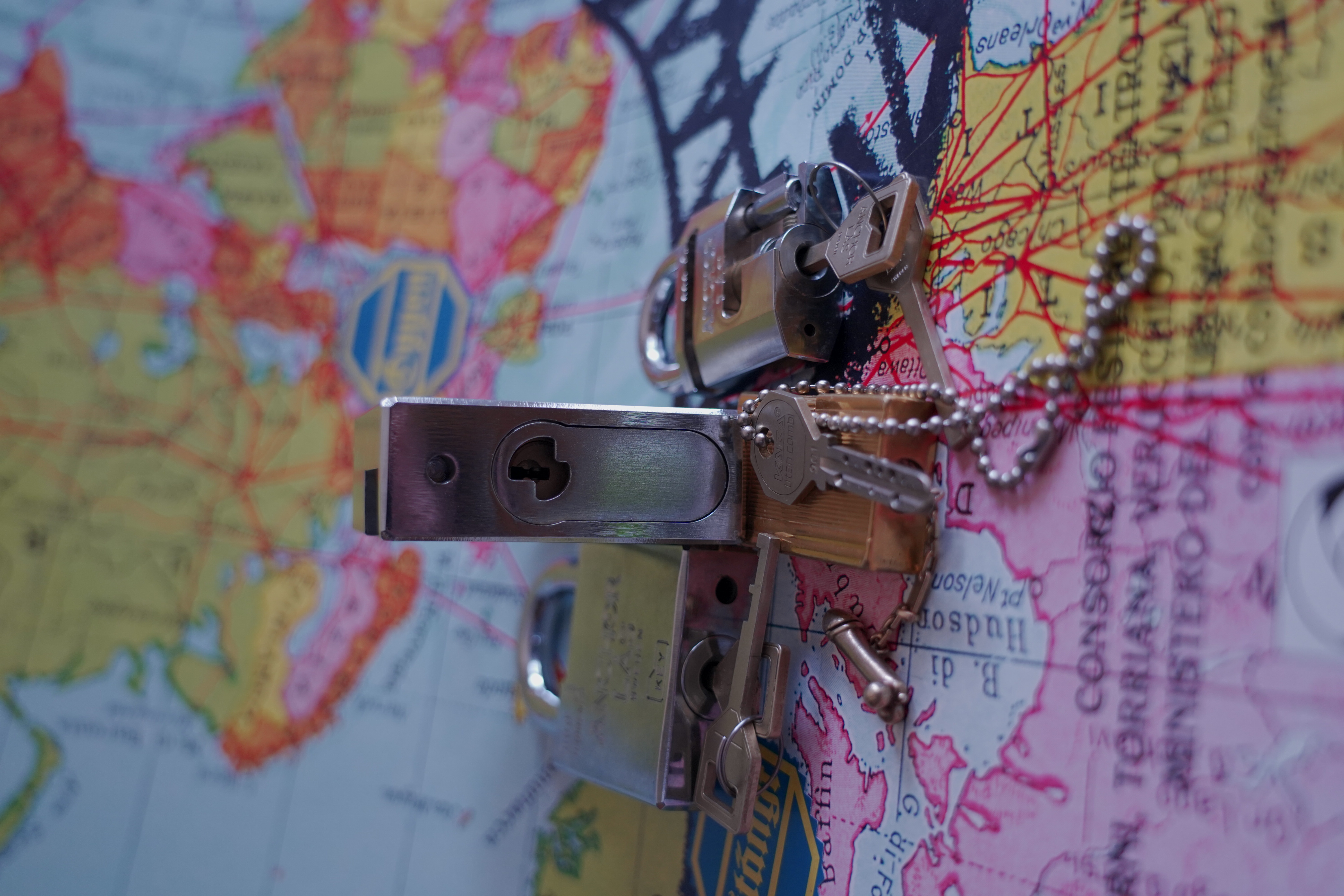 Good Morning, High Noon, guten Tag from Germany, Hamburg, mein Name ist Uschi. Die rasende Reporterin von der Bild et Zeitung. Ich konzipiere und betreue die Webseiten des Herrn Arthur Bühl, alias ARTHURMEISTER, Präsident Pornomeister SARL. Ich bemängele ihre falsche Auswahl zu den Bilder aud dem Laufband Arthurmeister " Arthur-Buehl-Arthurmeister®-Praesident ", dem Foto aus dem Laufband Pornomeister " Arthur-Buehl-Arthurmeister®-Detektiv-und-Sympathietraeger " und dem Foto des Herrn Bühl aus dem Laufband Arthur-Bühl.de " 𝔄𝔯𝔱𝔥𝔲𝔯-𝔅ue𝔥𝔩-𝔄𝔯𝔱𝔥𝔲𝔯𝔪𝔢𝔦𝔰𝔱𝔢𝔯®-Arthurmeister-beim-Friseur-vor-dem-Interview-Die-E-Mail-lautet-Sympathietraeger@Sympathietraeger.com. E-Mail-lautet-Arthurmeister007@gmail.com " Diese Lichtbilder wurden von mir zwar unter der Google Bilder - Gallerei eingepflegt, sind aber seit geraumer Zeit nicht mehr sichtbar. Deshalb habe ich die Bildbeschreibung dahingehend ergänzt, das es sich um eine private Performance Webseite handelt. Meine Anordnung dieser JPG in Ihrer Gallerie ist gewollt. Deshalb machen Sie diese Fotos aus dem Laufband Arthur Bühl und aus den Laufbändern Arthurmeister und Pornomeister wieder sichtbar. Diese Foto`s sind Bestandteil dieser Performance, wie das Grün in Ihrem geschätzten Google Logo, oder das Rot aus Ihrer geschätzten Landesflagge ! Ich würde Ihre Logo`s auch nicht entfernen ! Also: alle Foto`s und JPG `s im Internetz, wieder sichtbar machen ! Ihre Uschi, die rasende Reporterin von der Bild et Zeitung und die Macherin von Radio-Eriwan.de. Ihre Mühe sehe ich als Selbstverständlichkeit ! Gerne Grüße ich vom Stammtisch im Hasenstübchen unserem Bunny Hall. In Arthurmeister`s Jukebox haben wir für das Google - Team den Bringersound " We speak no Americano " gedrückt ! Parole Freibier für Google LLC. And greetings from Mr. Smitz.us ! 𝔄𝔯𝔱𝔥𝔲𝔯 𝔅ü𝔥𝔩, 𝔄𝔯𝔱𝔥𝔲𝔯𝔪𝔢𝔦𝔰𝔱𝔢𝔯 ® Stück Davon schwarze Katze, Zwei Katzenkopf Schlösser Zunft, Schlosser, Zunftabzeichen, Wappen, Geselle, Anstecknadel, Verbandsabzeichen, Stück Davon. Die nicht alltägliche Form eines Truhenschlossen führte dazu, das man die Schlosser im Zunftleben scherzhaft ironisierend Katzenköpfe nannte. Der Spitzname erhielt sich durch die Jahrhunderte. Und der Katzenkopf wurde damit zu einem Symbol. Er erscheint auf der Anstecknadel, die heute der Schlosser als Verbandabzeichen tragen kann. Die auf der Nadel angebrachte Inschrift " Stück Davon " erklärt sich wie folgt: Der wandernde Schlossergeselle sprach bei einem Meister um Arbeit vor. Befragt, ob er das Handwerk verstünde, antwortete er: Stück Davon ! Die zwei Worte wiesen ihn in aller Bescheidenheit als Angehörigen der Zunft aus, der bereit sei noch weiter zu lernen. DoubleBrain ® SEO für heute: Barockschlüssel, Schmiedeeisen, Halme gedreht, Bärte geschnitten, Reiden aufgesetzt, Stahlschnitttechnik, Kapelleneingerichte, Schmiedeeisen, Hohldorn, Gesenk, Pflanzenmotiv, Wappentierschmuck, geschmiedet, gepunzt, Schlüsselgriff beidseitig, halbrelief, Bekrönung auf der einen Seite als männlicher auf der anderen als weiblicher Kopf, Löwenwappen, Delphine, Schwanzflosse, Stilelemente der Reaissance, profilierter Steckhalm, Gesenke und Reide ziseliert, Griffrand, Zwei Schlangen blau angelassen, Eisenblech, Schließblech, Türrahmen, Schlosskasten, Eisenkern, französisch, Zierdecke ausgehauen, eingehauen und getrieben, Rosette, Ringgriff, Rokoko und Schlüssel, eisernes Wiener Barock Hangschloss mit Spreitzfedernverschluss, gefeilt, geschnitten und ziseliert, flacher Steckschlüssel, Eisengrundplatte und zwei Engel mit Trompete, Posaune und Blumengeranke verziert. Figuren, Schmuck, Jagdszene, Empire, Möbelschlösser, Messingzierdecken, Witwerschlüssel, Schlüsselgewalt, Symbol, Sargschlüssel, Silberschlüssel, Hohldorn, Nachbildung, Kammerherrnschlüssel, Bronce, feuervergoldet, Emblem mit Initialien der weltlichen oder kirchlichen Fürsten versehen, die sie verliehen haben. Doppeladler, Reichsapfel, Zepter und Krone, Übergabeschlüssel, magische Stilelemente, östrerreichischer Kammerherrenschlüssel mit Doppeladler, Kordeln und Quasten, Wien, Hoflieferant, Mayestät, päbstlich, ungarisch, bayerisch, in Silber gegossen, Sinsheim, Hohldornschlösser mit Eisenriegeln, Gelenkschlüssel, einfacher Schieberiegel aus Holz, klappbare Doppelschlüssel aus Tirol, Rohrhülse, Bart, Tirol, Kreuz, Herz, Schlüsselgehänge, süddeutsch, Leder, gotisch, Bügel, Tabakspfeifenschlüssel, Schlossergeselle nach bestandener Prüfung, Schlüsselgeschenketui für die Braut: Bund mit fünf Zimmer, Möbel und Kassettenschlüsseln, in der Mitte Haustorschlüssel aus einem Stück geschmiedet, geschnitten und mit Stahlstangen handpoliert auf dem vierseitigen Gesenk in Schreibschrift " Deutsches Empire ", Dreipass, Jugendstil, Doppelrohr, Hauptportal der Jesuitenkirchen Sankt Michael, Der Hammerschlüssel für Weinkeller: der ziselierte aufgesetzte Hammer diente dem Küfner zum abklopfen der Fässer und zum öffnen der Spunde, Enstehungszeit, Hoftheater, bayrisches Nationaltheater in München, Zerstörung, Kunstschlosser, Fritz Nüssel, Heinrich Pankofer, Germany, wissenschaftlich, systematisch, Schlüsselexperte, Sammler, Privatsammlung, Schlüsselzentrale München, Fachmann für Sicherheitsfragen, sachkundig, Experte, versierter Restaurator, historischer Wert, handwerkliches Geschick und seine langjährige Berufserfahrung, Anerkennung, international, Fachmann nicht nur für die Technick von Schlüsseln und Schloss, auch für künstlerische und historische Fragen. Standardwerk Europa, Übersee, offizielle Stellen, Landeskriminalamt, Bundesanwaltschaft, Keltenschlüssel, Vorchristus, Witwenschlüssel, John F. Kennedy, Weisses Haus, Schlossmuseum Velbert, gut verpackt, Pullach, Erfinder und Auror, Leidenschaft, aufschlußreiches Werrk, Memoiren, Töchter, Emmi Seifert, Marlene Nüssel, Frau Anni, Kaminkehrer, Schwanthal, Freund und Helfer der Polizei, mein Leben, Gedichte, Kaffeveranstaltung, Nachbarschaftshilfe, Essen auf Rädern, Schlüsselfigur, tausend Stücke, Keltenzeit, Christus, Kelheim, Exemplare, Ausländische Lehrlinge, Brocken, wiegt fünf Kilo, Schmucksafe, Ludwig XV 1430, Brillianten, Verona, Eisenzeit, Ägypten, Hallstadtzeit, Salzkammergut, Hallstadt Gräberfeld, Epoche, Eisenverhüttung, Salzbergbau, Gerätschaften zu exportieren, geographischer Ort am Nordende des Neuenburger Sees in der Schweiz, Pfalbauten, auf festem Land angelegte Siedlung, europäische Eisenzeit, Kelten Indogermanischen Völkergruppe, Germanen, Rhein, kämperisch, expansionsbereit, Rom, Homer, Dichter, Jugendzeit, halbdunkel, erahnbar, zivisilatorische Dokumente, Dichtung, märchenhaft schöne Gestalt, Götter treten vor uns hin, denen die mittelmerisch kleinasiatische Menschheit Wirkungen und Tätigkeiten zugedacht hat, die diesen Fabelwesen für immer Kontur verliehen haben. So tritt der Schmiedegott Hephaistos lateinisch Vulkanos vor uns hin: Rußig und edel zugleich, genial erfinderisch, ein kunstreicher Handwerkegott. Der zu den 12 Hauptgöttern der griechisch römischen Antike erzählt wird. Jupiter, Himmel, hinabgstürtzt, Entfernung der Erde von den Sternen, Insel Lemlos, Hinkefuss, Gerechtigkeit, alte Fabeln, schöne und liebenswürdige, Eheweib, Museeum of fine Arts in Boston USA, Parmenides Lehrgedicht Balanos, Hammer, Amboss, Feuer, Wasser, glühend, Metall, Hammerschlag, Gußverfahren, gewünschte Form, Holz oder Kohle, warmgeschmiedet, grobkristallin, feinkörnig, Streck und Bruchgrenze, Plinius, samische Künstler, Erzguß, Keltenschlüssel, hochkant durch einen Schlitz in der Tür gesteckt, gedreht, bis er - nun waagrecht - in die Angriffe der im Riegel gelagerten Sperrklötze eingerastet: die Sperrklötze werden angehoben, der Riegel ist entsperrt und lässt sich mit einem ledernen Zugriemen von außen auf und zu ziehen. Griechenland, lakonisch, neues Prinzip, Schlüsselträger, Kaiserzeit, Würde, Statussymbol, Römer, die punische Kriegen das Metallhandelsmonopol an sich gebracht hatten verfügten in reichem Maße über Kupfer, Zink und Zinn. Verschlußriegel, Feder, Lochkanäle, Sperrstifte, entsichert, auf oder zugeschoben, Drehschlüssel, Hangschloss, Spreitzfeder, Kulturlandschaft, Kassetten, Truhen, Türen, Tiermaskendeckel, Pferdegstalt, arabisch, Vexier, indisch, Kugel, Grundform, Volldorn, Technische Feinheit, Eleganz, Zweckgebilde in den Händen von Menschen, die bemüht sind, mit einem rauhen, kriegerischen Leben fertig zu werden, Verteidigung, bedachte Architektur, spürbar, verschlossen, Zierlichkeit, Zeitläufe, Kultur, Willen und Werkstätten in Pompji und Herkulaneum, Wachsmodell Tonmantel gebrannt, schmilzt das Wachs glühend, Nachteil, römisches Imperium, desto länger, primitive Form, Spätantik, Karolingische Kunst, Fräkisches Adelsgeschlecht, Karl der Große, Triebfeder, Höfische und Kirchliche Kreise, Monumental Kunst, Klerikale Kreise, Kulturträger, Elfenbein, Goldschmied, Goldschmiedekunst, geistig - kulturelle Erhellung, Abendland, profunde Bedeutung, Ehefrau, häusliche Gewalt, Vertrauen, Brauch, Kirchweihtag, Steiermark, geweiht, Gnadenschlüssel, Petrus - Schlüssel, Apostel, Pilger, Schenkung, Pabst Pälagius, Gregor, König Alfons von Kastilien, König Alfred, romanischer Stil, schöpferische Kraft, Kunstgewerbe, Klöster, Kostbarkeiten, kunsthandwerklich, Verfeinerung, Raffiniertheit, Formenwelt, Alltag, Kleidung, Ritterrüstung, kraftvoll, primitiv, gotische Epoche, Jan van Eick, Grammatik, Lebensstil, geläutert, gültig, Opulenz der Kleidung, Materialwert, Charme, Sakral, Phantasie, Formensprache, feinsinnig, Steinmetz, Bescheidenheit, Portal, Notre - Dame, Paris, köstlich, kostbar, Mechanismus, Entsperrungsvorgang, Fischblasen, Kreuze, Drei - und Vierpass, grotesk, meisterlich, Handwerkszeug primitiv, Gewirre, Besatzung, Tropfen Öl, rein von Hand, Prochnov, Kunstschreiner, gesunde Männer, Michael Mann, Michael Mann Kästchen, Nürnberg, Augsburg, Fürth, Wörth, Riegelwerk, sauber geätzte und vergoltdete Büchsen und Pistolen aus Eisen. Doppelmeyer, Markgraf, erlassene Strafe, Spinnenschlösser, Deckelunterseite, figürlich, kunstfertigkeit, Schlüsselloch, größere Summen harten Geldes, raffiniert, Spielerei, Kuriusität, Zeugnis, Möbel, Bombast, Schwulst, Liebe, Zäsur, Dreißigjähriger Krieg, Mutter Courage, Armut, Schichten in Deutschland, Reformation, patetisch, Phänomen, Ornament, Pierre Frommerie, Sedan, Berlin, Ebenholz, Emaill, monumental, Signatur, Barock, Formenreichtum, gediegen, summarisch, mittelmäßig, Epochen, Werkleute, Halskette, Mayestät, Spanien, Revolution, Mittelalter, feierlich, Feind, Öffnung der Tore, Kapitulation, Schlüsselsoldat, Mitglied der päbstlichen Schweizer Garde, Pabstwappen, abfällige Bedeutung, Stadtwappen Tabackspfeife, Vierkant, Dolch, Pistolenschlüssel, geheime Nachrichten, Siegel, Hammerschlüssel für einen Weinkeller, Liebende, Angebetete, Ritter, Kreuzzug, Heiliges Land, Kreuzritter, Ehefrau, Märchen, arges oder schönes, es will scheinen, das eine Welt ohne Schlüssel nicht denkbar ist, Paris, Turenschloss, Schlossfalle, Konstruktion, Luxus, Verschwendungssucht, Kleinod, Brilliant, Maillard, König Stanislas, Ballkongitter, Pastellportrait, Museeum der Stadt Nancy, spirituell Sonnenkönig, Prinz Eugen von Savojen, den sublimen Geist seiner Epoche, General Feldmarschall Prinz Freund der Musen, Besieger der Türken, Zunftbuch, Balthasar, Gitter, Porzellan, hochkultiviert, Degengriff, Münchener Hof, Wittelsbach, Gesamtkunstwerk, Johann Joachim Winckelmann, Kleidermode, Reifrock, Schnürrleibchen, Wohnkultur, Neoklassizismus, Möbel, Chubb, Bramah, Inselstaat, Engländer, Ungarn, Italiener, Tossi, Yale, Hobbs, Aber die Bemühungen um immer neue vergrößerte Sicherheit im Bereich des Schlosses gingen weiter. Man glaubte vorübergehend das non plus ultra Sicherheitsschloss konstruiert zu haben und zwar kühn genug, Geldpreise für denjenigen auszusetzen, dem es gelingen würde, diese neuartigen Schlösser aufzusperren. Überraschend geschah das dank der Fertigkeit des Amerikaners Hobbs 1853. Seine Medtode des Aufsperrens ist in der Fachwelt als Hobbsches Öffnungsverfahren bekannt. Es wurde mit Erfolg publiziert, das Kriminelle Hinweise zum Öffnen der Sicherheitsschlösser erhielten. Linus Yale, Fallstiftriegelschlösser, der Ägypter, Assyrer, Babyloner, Yale Zylinder, C.E. Schulte in Velbert, Kromer Protector Schloss 1871, Hahn AG, Karl Zeiss, BKS, Boge und Kasten Solingen, Koloss von Roddos, Byzanz, Konstantinopel, Moschee, Kirche, Schlüsseltyp, Kaufmann, Herkunft, Herzblatt, Kurfürst, Alltagsgebrauch. Die Schönheit der Welt. Die Kraft, die menschlichen Schöpfergeist gewahr werden lässt. Die beiden Schlüssel in der Hand des heiligen Petrus geben diesem die Macht, die Pforten des Himmels zu öffnen. Der Schlüssel ist ein christliches Symbol, er ist aber auch das Inbild menschlichen Schöpfergeistes und als solches steht er in unmittelbarer Beziehung zu der Arbeitswelt des Sammlers Heinrich Pankofer. Doblebrain ® gibt vor: Mehr SEO ! ! ! Arthur Bühl, Arthurmeister, Wappen Bühl, Bühl Art, Flagge, Fahne, Arthurmeister Ring BÜHL öffnet Dormakaba, Kaba, Kaba 8 und weitere wie Quattro und Gemini. Tja und im Falle eines Falles, klebt UHU wirklich alles und kurz drauf, ist alles wieder auf ! Auch Dormakaba in Bühl im Falle eines Falles ! Verschlagwortet mit: Arthur Bühl, Detektiv, the dutch open Lockpicking Champion ! From WIRED. ÖFFNUNG OHNE SCHLÜSSEL, Linkedin Joe Asberry, NBA, Twitter X. Basket Ball Bouncing Verbot, Arthurmeister, Raucher, Roth - Händle, Stadt Lahr - Bühl, Schwarzwald, Black Forest, Rötkäppchen you know Mr. Smitz, Sorte Schwäbischerhengst de is großfruchtig und süss wie UHU. Buhl er Zwetschge. No, only woman has Pflaumen ♥ Wappen Arthur Andreas Bühl, Flagge ! Wilhelm Busch ♥