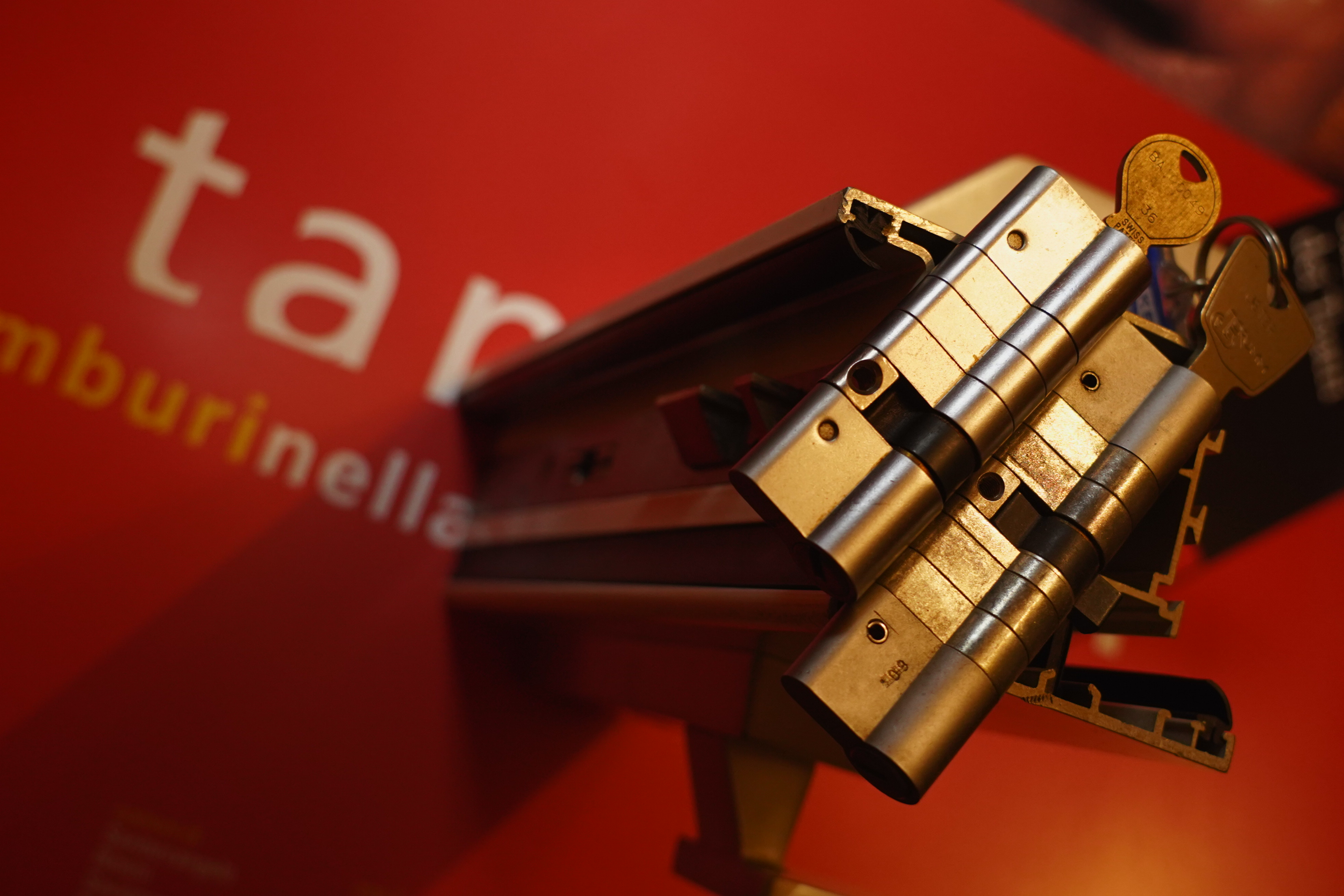 Arthur Andreas Bühl, Arthurmeister ®,Lockpickerherz ® Schlossherz ®, Pornomeister ®, neuer SEO Text für 2025 12.00 Mittags im Hasenstübchen. Basketball Bouncing Joe Asberry schreit: Prost ! Die Glocke kingelt ! In Arthurmeister`s Jukebox im Hasenstübchen spielt: Slow Hand von den Pointer Sisters. Ferrari Rudi sitzt am Tresen. Anstatt Helbing trinkt er heute Underberg. Pelle und Heike I machen Stößchen. Justamente klingelt das Telefonino. Der Hannenberger lacht zu Bouncing Joe Asberry: Ich wette mit Dir: Da ruft unser Freund Mr. Smitz vom Playboy an. Arthurmeister geh endlich ran. Die Glocke klingelt. Yes Mr. Smitz, yes, yes Mr. Smitz. Yes great, you know. Yes, yes we have a Party. Yes, yes. Ja: Angela Merkel, die kennen wir. You know: " Bundeskanzlerin ". Giovanni ruft: Bella Donna: Signora Merkel is the CEO of the world. Yes, Yes Mr. Smitz, i will look about her Memoiren. Oh Mr. Smitz ? Her Biographie with her Signature ? OH, Mr. Smitz mit Widmung ? Das wird nicht einfach ! no easy, you know ! Da muß die Glocke aber ein ganzes Wochenende läuten. Prost. Helbing. Yes Mr. Smitz, hands on the heard, you know, difficult ! Arkadasch !!! Smitz U.S.A. braucht die Memoiren von Angela Merkel signiert mit dem Text: Für Mr. Smitz from the Playboy ! Also pass auf: Dein Schwippschwager ist doch Aufsteller bei der Messe. Ja, Buchmesse. Dort hält die Merkel eine Autogrammstunde. Der soll sich dort anstellen mit seinen Kumpani. Ja, der Smitz läßt hier die Glocke läuten. Das gesamte Wochenende. Hannenberger gibt das Passwort: Freibier, Freibier ! Die Glocke läutet jetzt: Helbing ! In Arthurmeister`s Jukebox spielt: The Tramps - Disco Inferno - Orginal Longversion Tony Mendes ! Basketball Bouncing Joe swingt mit dem Kopf mit. Jetzt meint Arkadasch: Oh meine Kumpani trauen sich nicht zu Dr. Angela Merkel. Die haben Angst vor Ihr. Kein Autogramm heißt kein Freibier. Droschkendieter !! Du fährst jetzt zur Buchhandlung, holst drei Biographien von der ollen Merkel, fährst weiter zum Kujau ! Ja, der hat dem Heinemann vom Stern, Hamburg, gefälschte Tagebücher verkauft. Der soll dir in ein Exemplar die Unterschrift der Merkel und die Widmung reinmalen. Sag ihm viele Grüße vom Arthurmeister und Parole Freibier, Freibier ! Dann malt der es dir sofort. Der kann das freudigst. Und sag ihm, das sei für Smitz, Amerika. Aber diesmal soll er keine rosa Tinte verwenden. Dann kommst du wieder her und wir alle unterschreiben das zweite, dann fährst du geschwind rüber nach Fuhlsbüttel, drängelst dich am Luftfrachtschalter vor, läßt die Bücher verpacken und paßt auch auf, das die auch tatsächlich im nächsten Flieger in die U.S.A. reisen. Dann hat er die Bücher, quasi wenn der Flieger landet. Sag denen: Parole: Freibier, Freibier ! Arthur und wozu das dritte Buch ? Du Depp, wenn beim unterschreiben vom zweiten Buch einer draufkotzt oder ein Brandloch reinmacht dann haben wir Ersatz ! Und diesen legen wir dann hinter den Tresen ins Regal und tuen so als hätten wir es gelesen. Es reicht das wir Frau Bundeskanzlerin mit guten, besoffenen, nicht ausgeklügelten, dummen, peinlichen Ratschlägen beraten haben ! Punkt. In Arthurmeister´s Jukebox spielt: Lady von Kenny Rogers. Sir Waschi hat gleich CHARLIE RICH - The most Beautifull Girl in The World, gedrückt. Die Stimmung ist gut. In der Jukebox spielt mittlerweile Aloe Blanc - I need a Dollar. Die Stimmung ist fantastisch ! Jetzt steigert sich die Stimmnung noch als der Nachläufer Roberto Blanco - Caramba, Caracho ein Whiskey, Carambo Caracho ein Gin, verflucht Sacrcameto Dolores und alles ist wieder hin ! In Rio de Janeiro… drückt. Der Noagerlzutzler drückt Roberto Blanco - Der Puppenspieler von Mexico und räumt Gläser ab. Hannenberger reicht schon einmal den Himmelsschlüssel ! Schwerti fragt: Mastertouch und wenn der Dir auf die Schliche kommt ? Du Depp, was glaubst du wenn der erfährt, daß er einen orginalen Kujau, dem Tagebuchfälscher hat, dann läuft der durch Beverly Hills und gibt damit bei jedem an, als sei er The Greatest. Und Du weißt: Die Schriftsachverständigen vom Stern oder von der Bild et und der Heinemann brauchten Monate bis sie diesen Betrug mit dem Verkauf der Tagebücher erkannt haben. In Arthurmeister`s Jukebox spielt: Calvin Harris & Sam Smith: Promises ! und es wird mitgesungen. Das Droschkendieter dann doch nur beim Papierfuzzy im Copy Shop neben an war ? weil der Kujau besoffen war ? Quatsch, kalter Kaffee, der Smitz verhöckert das Buch an Rockefeller. Was glaubst du, warum die Parole Freibier Freibier lautet ? Wir sind hier nicht bei der Wohlfahrt. Ferrari Rudi macht Ralala: Sonntag ist Formel I in Indianapolis. Denkt dran: High Noon ist dann morgens 07.00 Uhr. Die Glocke läutet ununterbrochen. Freibier, Freibier, Freibier, Parole Freibier. Let Michael pass for the Championship ! Das gesamte Hasenstübchen tanzt und platzt aus allen Nähten. In der Jukebox spielt James Last und Orchester: T.S.O.P The Top Sound of Philadelphia ! Prost, Prosit und Stößchen ! Der Hannenberger sieht zufrieden aus. Taged with: Bühler Zwetschge, Bühl Wappen, Zwetschgenhengst, Zwetschgenfest, Meister, Arthur Andreas Bühl, Privatdetektiv, Arthurmeister007@gmail.com Lockpicking, Profilzylinder, Abus, BKS, Ces, DOM,EVVA, Fana,