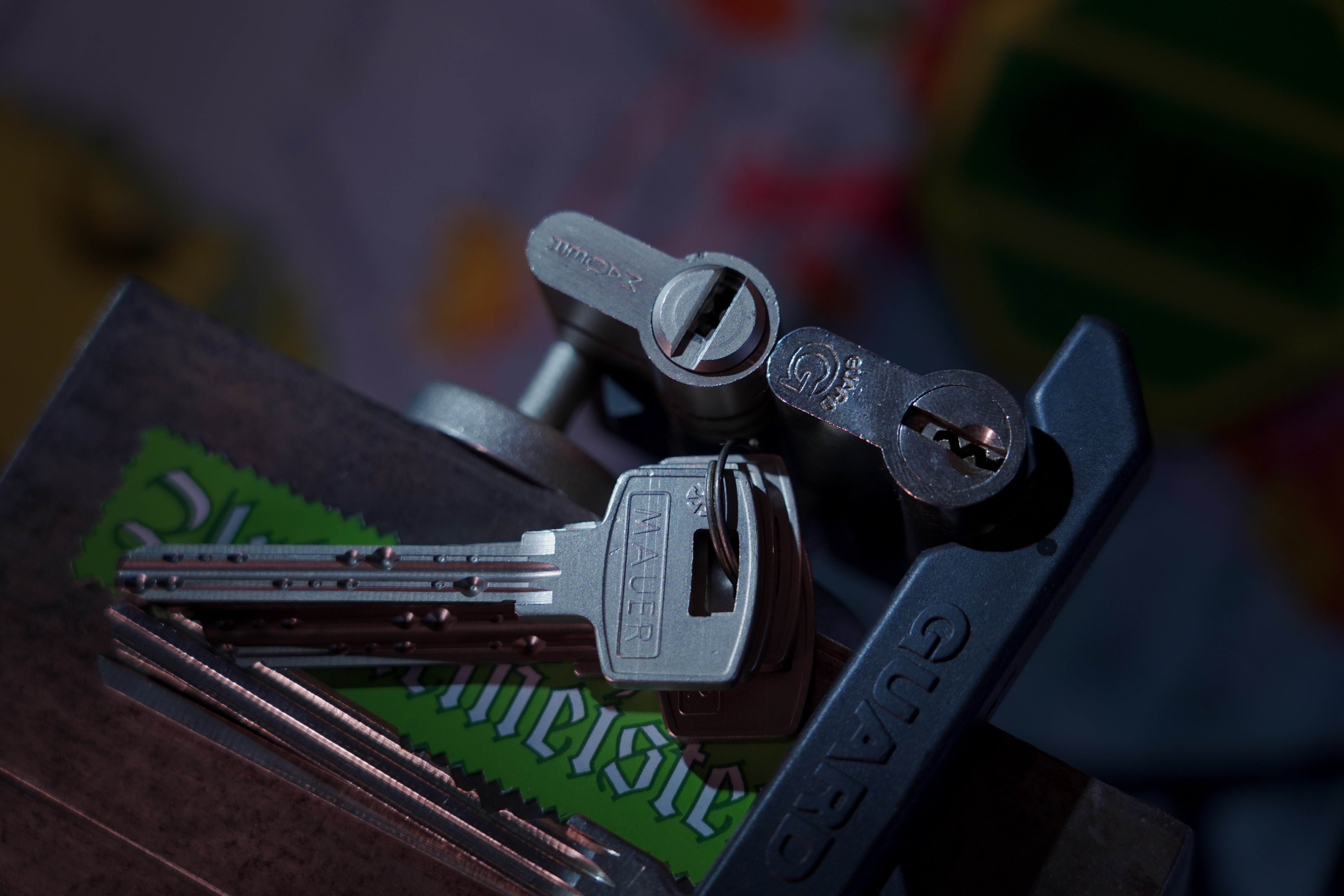 SEO F1 Rudi: ♥ 𝔄𝔯𝔱𝔥𝔲𝔯 𝔅ü𝔥𝔩, 𝔄𝔯𝔱𝔥𝔲𝔯𝔪𝔢𝔦𝔰𝔱𝔢𝔯® Arthur Andreas Bühl, Detektiv und Sympathieträger ♥, Made in Germany, Jahrgang 1961 aus Baden - Württemberg stellt seinen Leporello " Der Aufmacher " vor. Arthurmeister`s Jukebox im Hasenstübchen by YouTube, spielt Pointer Sisters: Slow Hand ! Am Tresen wird Helbing gekippt. Die Lockpicker am Stammtisch trinken nach jeder Öffnung ein Pils, manche auch Weizenbier ! Der Scholischeck nörgelt, weil er kein Padlock öffnen kann ! Ferrari Rudi brüllt: Martina die F1 Saison beginnt. Wir fliegen zum Hockenheimring ! Der Hannenberger sagt: Ich will auch mit ! Martina schreit: Minardi, wir gewinnen nie. Minardiiii, wir gewinnen niiiie. Und der Alex Young darf auch nicht mit. Can not drive ! Verschlagwortet mit Buehl, Buhl, Rotkäppchen, Zwetschgenhengst, Bühl er Zwetschge SEO für heute: Arthur Bühl, Arthurmeister® Arthur ♥ Schwäbischer Hengst, Heini, Zwetschgen Hengst, Buhl, Artur, Buehl er, Zwetschge, Made in Germany, Born 1961, Sympathieträger, Google Earth, Mittelpunkt der Welt, Pflaumen, Arkadasch, Datschi, ♥ Martinameisterin, Cartomanze, Scholischek, " HIGH NOON ! ", ♥ ♥ Vokuhila, Friseur ♥ Parole Emil !