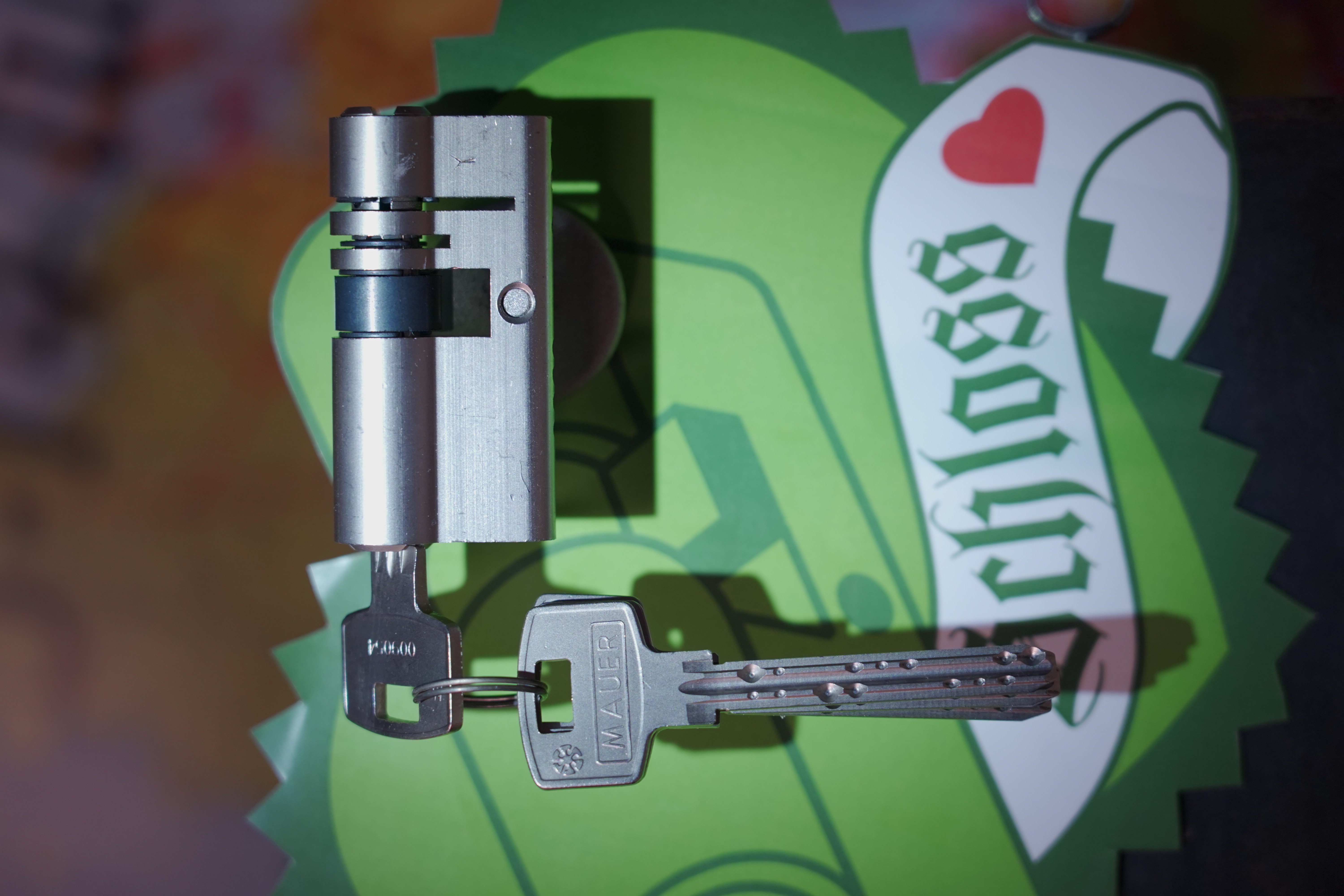 SEO F1 Rudi: ♥ 𝔄𝔯𝔱𝔥𝔲𝔯 𝔅ü𝔥𝔩, 𝔄𝔯𝔱𝔥𝔲𝔯𝔪𝔢𝔦𝔰𝔱𝔢𝔯® Arthur Andreas Bühl, Detektiv und Sympathieträger ♥, Made in Germany, Jahrgang 1961 aus Baden - Württemberg stellt seinen Leporello " Der Aufmacher " vor. Arthurmeister`s Jukebox im Hasenstübchen by YouTube, spielt Pointer Sisters: Slow Hand ! Am Tresen wird Helbing gekippt. Die Lockpicker am Stammtisch trinken nach jeder Öffnung ein Pils, manche auch Weizenbier ! Der Scholischeck nörgelt, weil er kein Padlock öffnen kann ! Ferrari Rudi brüllt: Martina die F1 Saison beginnt. Wir fliegen zum Hockenheimring ! Der Hannenberger sagt: Ich will auch mit ! Martina schreit: Minardi, wir gewinnen nie. Minardiiii, wir gewinnen niiiie. Und der Alex Young darf auch nicht mit. Can not drive ! Verschlagwortet mit Buehl, Buhl, Rotkäppchen, Zwetschgenhengst, Bühl er Zwetschge SEO für heute: Arthur Bühl, Arthurmeister® Arthur ♥ Schwäbischer Hengst, Heini, Zwetschgen Hengst, Buhl, Artur, Buehl er, Zwetschge, Made in Germany, Born 1961, Sympathieträger, Google Earth, Mittelpunkt der Welt, Pflaumen, Arkadasch, Datschi, ♥ Martinameisterin, Cartomanze, Scholischek, " HIGH NOON ! ", ♥ ♥ Vokuhila, Friseur ♥ Parole Emil ! Bild et Uschi sitzt mit Arthurmeister und der Cartomanze, dem Schwerti und Bouncing Joe beim Lockpickerstammtisch im Hasenstübchen, Fuhlsbüttel. Arthurmeister spricht: Alle DOM geöffnet. Die Bild et Uschi, die rasende Reporterin gibt vor: Herr Bühl, nicht nur offen ist gut, sondern SEO und CONTENT und CONTENT und SEO und Google Token sind die Sprache ! Ich habe gerade mit deinem Freund Mr. Smitz, Beverly Hill`s telefoniert und vereinbart, daß unsere SEO Token mit den Google Token im Bunny Hall, her Rabbit House inhaltsgleich seien. 1 SEO Token = 1 GabiKo 1 Google Token = 1 BLEND 1 Arthurmeister ® Token = 1 mal schauen, wie der Detektiv sagen würde ! Arthurmeister spricht: Uschi, das mit den TOKEN ist auch so: Wer einen hat, der darf seine Kunst zeigen und deine Kunst will ja SEO und KI und Social Engineering und das BILD et Report`lern sein, wie ein DETEKTIV im Dienste der Wahrheitsfindung ! Deine SEO KUNST ist jetzt, wenn Du dich hinstellst, die wehrlosen, gepickten Schlösser und Schließzylinder ablichtest und eine SEO Leseprobe als Muster ohne Wert vom neuen Leporello ins Internetz einspinnst. Ja, genau, die mit der KI erstellten Social Engine Optimized Hasenstübchen Software. Hannenberger: Käppchen für unsere SEO Künstlerin Uschi und Stößchen für alle. Nein Joe, hier herrscht Bouncing Verbot ! Arthurmeister spricht und fragt: Uschi, hast Du bei dem Telefonat mit Mr. Smitz auch " inhaltsgleich " bedacht, das deren Amerikaner Token Autobahngold sind ! Ja, BLEND wie TOMBAK, einfachstes Blech bei dem nach wenigen Tagen die goldene Farbe abfällt. Amerikaner eben, ja genau ! I have a Choklite für aisch ! 𝔄𝔯𝔱𝔥𝔲𝔯 𝔅ü𝔥𝔩, 𝔄𝔯𝔱𝔥𝔲𝔯𝔪𝔢𝔦𝔰𝔱𝔢𝔯 ® JOE ASBERRY Hey Joe " Asberry ", ruft F 1 Rudi vom Tresen, Prost und Stößchen ruft Heike III zum Stammtisch. Die Jukebox spielt in voller Lautstärke Mr. Bojangles. Arthurmeister, der Sympathieträger hat bay the way mit einem ABUS Padlock Joe`s Michael Air Jordan`s Basketball bag gesichert ! Auch der Michael Jordan mußte hier im Hasenstübchen das Basketball bouncing Verbot akzeptieren. Formel 1 Rudi schreit: Bouncing darf und kann hier nur ein Michael Schumacher. Die Cartomanze meint, ein Ralf Schumacher auch ! Prost Weizen, Stößchen, Käppchen, ASBERRY !!! Die Jukebox by Youtube spielt " Slow Hand ". Joe, du rascal belehre uns nicht schon wieder. Wir sind hier in der Rabbit Hall and smoking is good for your drunken head. Prosit, Cheer`s, Salute, Gin Gin, altüst, sante` und Viva ! Hoch die Tassen ! Am Tresen läutet die Glocke. Der Rotamint der blinkt. Drei Tage war der JOE krank, jetzt trinkt und raucht er wieder. Gott sei Dank ! 𝔄𝔯𝔱𝔥𝔲𝔯 𝔅ü𝔥𝔩, 𝔄𝔯𝔱𝔥𝔲𝔯𝔪𝔢𝔦𝔰𝔱𝔢𝔯 ® High Noon, elevener Clock, Hasenstübchen, HAM. In der Jukebox spielt: Pointer Sisters - Slow Hand, und der Tresen grölt, Arthurmeister with the Mastertouch. A Lover whit the Easy Touch ! Nochmals " Asberry " ! Hier herrscht Basketball Bouncing Verbot ! Wir sind hier nicht bei der NBA und du wirfst keinen Korb ! Du triffst den Korb ja nicht einmal. Am Tresen läutet die Glocke: Helbing und Stößchen ! Hey Pony ! Heike V drückt in Arthurmeister`s Jukebox: Die Affen rasen durch den Wald. Arthurmeister ruft: Parole Emil. Formula One Rudi grölt: Bouncing Verbot ! Asberry hat Bouncing Verbot ! Weizen ! Joe fragt Arthurmeister: Arthur my Friend, i need for my Basketball Friends from the NBA a instruction of Lockpicking. Arthur lacht: only wenn Michael Air Jordan und Michael Schuhmacher mitmachen. Pelle schreit vom Tresen: Schuhmacher ist ein Kannister Kopf. Pino kann ihn gerade noch daran hindern Marmor Stein und Eisen bricht zu drücken. Joe wünscht sich: Teddy Pendergrass - Turn Off the Lights… Ja Joe, es ist möglich eine solche Schulung auszurichten. Hierzu muß ich bei der Firma Amazon weltweit Lockpicking Set`s und Lockpicking Zubehör wie weitere Hook`s, Snakes, Rake`s und Tension Wrenches besorgen. Vorführmaterialien wie cut away Zylinder und Übungsschlösser habe ich parat. Ich zeige den E - Pick, und führe dir die Pick - Gun vor. 1 Schuss. Du verstehst. Prost ! Weizen, Stößchen`s, und Helbing für alle. Asberry und Bühl umarmen sich ! Sympathieträger halt ! In der Jukebox spielt: Element of Crime - Mittelpunkt der Welt… See You tomorrow, wir besprechen alles weitere wie: How to pick a Car. 𝔄𝔯𝔱𝔥𝔲𝔯 𝔅ü𝔥𝔩, 𝔄𝔯𝔱𝔥𝔲𝔯𝔪𝔢𝔦𝔰𝔱𝔢𝔯 ® Next Day: High Noon at 11 fer Clock: Joe Asberry der alte NBA Bouncer betritt das Hasenstübchen, ( HAM ) his Rabbit Hall ! In Arthurmeister`s Jukebox spielt: Nein nicht Hey Joe, sondern Aloe Blacc - I Need a Dollar ! Arthur Bühl spricht: gerade habe ich mit Mr. Smitz telefoniert. Joe: Smith ist ein Sammelbegriff wie Meier. Mr. Smitz you know, he is the CEO of the Magazin Playboy - Beverly Hills. Ja und der ist mein Freund. Den kenne ich über die BILD et. We have a Telefon call. Der Mr. Smitz hat dann den Mr. Jeff Bezon, ja du weißt schon, den vom Amazon Lieferservice angerufen. Er hat ihm erklärt daß ich mit dem NBA Bouncer Joe Asberry in Sachen Lockpicking einen Workshop machen möchte. Die Glocke läutet: Weizen, Helbing und Pony`s ! F 1 Rudi schreit am Tresen: Joe, laß dir lieber erklären wie du Scott Speed das laufen beibringst. Am Tresen wird es lauter: Minardi, Minardi, wir gewinnen nie ! Scott Speed, der Name geht im Gelächter unter. Pelle schreit: der Schuhmacher ist ein Kanister Kopf. Arthurmeister meint: let Michael pass for the Champions Chip ! Arthurmeister`s Jukebox spielt exclusive für Joe: Sammy Davis jr. - Mr. Bojangles ! Also Joe, der Smitz hat beim Bezos von Amazon angerufen, wir wollen einen Lockpicking Practical Kurs meistern. Der Bezos ist dann ins Amazon Head Quarter gefahren. Nein, nicht im Uber. F 1 Rudi schreit: Der Bezos fährt Ferrari. Scholischek meint: Maybach ! Also Joe, der schaut jetzt im Amazon weltweit Lager wie viele Lockpicking Tools und Jigglers er hat. Auch Pickset`s. Er sieht auch nach wie viele HPC, 2000 er Hook`s er hat. Lockpicker Beginner Sets von Majestic und Starter Sets von Mr. Peterson sagt er, hat er Massenweise auf Lager. Arkadasch sagt, sein Schwippschwager vom Neff Cousin und dessen Freund in Berlin - Kreuzberg könnten auch solche Pick Werkzeuge und Spanner herstellen. Die haben genug Schwarz Arbeiter. Die Sympathieträger Bühl und Asberry prosten sich genüsslich zu. Weizen ! Die Cartomanze die alte Kartenlegerin meint sie könne auch spooxe anrufen. Der Noagerlzutzler meint: Ihr Deppen, auf Berlin mußt du jahrelang warten. Heike IV ruft Stößchen ! Der Pino Frank lallt: Die Rautenfotzen bleiben für immer in der zweiten Liga ! Joe ich bin mir sicher der hat auch Master bzw. Meister Lock`s. Die sind für eine Testrunde gut. Ja, die Dinger heißen Master Padlock ! OPEN ! Beer ! Nicht zu verwechseln mit Medeco ! Arthur läßt in der Jukebox im Bunny Hall TSOP spielen. The top Sound of Philladelphia ! Prost, Stößchen ! Pelle läutet auch die Glocke: Prost, Stößchen`s, Pony`s ! Dafür darf er auch für einen Heiermann: Heino - Caramba, Caracho ein Whisky drücken. Ja, Joe, aber kein Bouncing ! Der läßt die Sachen via Airforce Seattle to HAM liefern. Du weißt wie schnell Amazon liefert ! Sir Washi meint: Amazon sei so schnell wie Scott Speed. Alle lachen: Wenn er nicht wieder in die Mauer fährt ! 𝔄𝔯𝔱𝔥𝔲𝔯 𝔅ü𝔥𝔩, 𝔄𝔯𝔱𝔥𝔲𝔯𝔪𝔢𝔦𝔰𝔱𝔢𝔯 ® 11.30 High Noon im Hasenstübchen. Der Hannenberger hat die Frikadellen fertig. Senf kommt aus dem Glas. In Arthurmeister`s Jukebox spielt: Santana - Fleur da Luna. Am Stammtisch diskutieren Bühl und Asberry über Lockpicking und Präsentationen: Arthurmeister erhält einen Anruf über die 007. OH, Mr. Smitz, nice to hear you from Beverly Hill`s. OH, What ! The Airplane from Jeff Bezos, Amazon is on HAM landed ! YES, Mr. Smitz, nice to hear this Song. Slowly Arthurmeister: There is a little Problem with the Custom. Mr. Smitz ! this is not really a Problem. HAM is four Minutes from the Hasenstübchen away. I will send Taxi - Dieter. He knows there a Hintereingang, a Backdoor, you know ! I call you back. Yes, yes, Außer Regen nicht viel gewesen. Greetings to Mr. Bezos. Tell him thank you for the Support. From Stammtisch too. Arthurmeister`s Jukebox spielt: Rucki - Zucki ! Die Frikadellen vom Hannenberger schmecken jetzt auch ohne Senf. Prost, Stößchen, Weizen, Helbing und für den Noagerlzutzler ein frisches vom Faß. Die Jukebox spielt: Die Five Tops - Warte auf das Glück ! 2 Stößchen später kommt Taxi Dieter zurück in den Bunny Hall ! Oh, OH, der Zoll, eH ! Als die mich gesehen haben war der Fisch geschuppt. Die haben mir beim Einladen geholfen. 5 Pakete a`50 Kilo ! Eine viertel Tonne. Ich durfte auch den Zoll zum Lockpicking Event einladen. Tragen helfen !! Stößchen, Pony, nö, heute Käppchen ! Die Jukebox spielt: Element of Crime - Am Ende denk ich immer nur an dich ! Mr. Smitz ! you are the best ! Greetings to all Smith in the USA. Yes, Yes, Mr. Smitz, Yes. I make greetings to Friede Springer from the BILD et; Ronzheimer too. Yes, Yes, und greetings for Mrs. Quandt. If Bezos will, i can show him on the Lockpicking Demonstration how easy he can pick a BMW whit a Key Blank. Yes, Yes, Mr. Smitz ! 3 Seconds ! OFFEN, OPEN, APERTO ! schreit Giovanni und will Chianti. Bei Fiat und Ferrari Modellen ist es so ähnlich. Bei manchen brauchst du aber ein polito, ja, Nagelfeile. Prost Chianti. Yes Mr. Smitz, die Ring bell`s, Hells Bells, die Glocke klingelt, you know ! We call in time. F 1 Rudi schreit: Hülkenberg ! Giovanni schreit: Giacomo Agostini ! Joe schreit: Scott Speed ! Arthurmeister`s Jukebox spielt: The Pointer Sisters - SLOW HAND, Arthurmeister the lover with the Mastertouch ! Arkadasch bekommt von Bühl Raki ericli Plum, Sorte Schwäbischer Hengst ! Prost Zwetschgenkönigin ! Notiz: Alle SEO Texte wurden mittels einer ♥ KI Hasenstübchen SEO SOCIAL ENGINE OPTIMIZED ( Künstliche Intelligenz ) der Firma Doublebrain ®, ( ges. gesch. DPMA, Berlin, Reg.-Nr. 302022224017 ) ( Die E - Mail lautet: Doppelhirn@Doublebrain.de ) ( KI-Worldwide.de ) und doppeltem Helbing aus dem Leporello: " Arthurmeister Bühl und Bouncing Joe Asberry im Hasenstübchen ", generiert. Die Jukebox spielt: Loredana Bertè - E la luna bussò. Der Reggae Auftakt ! ♥ 𝔄𝔯𝔱𝔥𝔲𝔯 𝔅ü𝔥𝔩, 𝔄𝔯𝔱𝔥𝔲𝔯𝔪𝔢𝔦𝔰𝔱𝔢𝔯® Verschlagwortet mit unserem SEO Kartell: Arthur Bühl, Detektiv, the dutch open Lockpicking Champion ! From WIRED. ÖFFNUNG OHNE SCHLÜSSEL, Linkedin Joe Asberry, NBA, Twitter X. Basket Ball Bouncing Verbot, Arthurmeister, Raucher, Roth - Händle, Stadt Lahr - Bühl, Schwarzwald, Black Forest, Rotkäppchen you know Mr. Smitz, Sorte Schwäbischerhengst de is großfruchtig und süss wie UHU. Buhl er Zwetschge. No, only woman has Pflaumen ♥ Wappen Arthur Andreas Bühl, Flagge ! Wilhelm Busch ♥ weiter verzweschget mit unserem SEO Kartell: Arthur Bühl, Arthurmeister® Arthur ♥ Schwäbischer Hengst, Buhl, Zwetschgen Heini, Arthur Bühl Wappen, Fahne, Buehl er Zwetschge, Made in Germany, Born 1961, Sympathieträger, Google Earth, Mittelpunkt der Welt, Pflaumen, Arkadasch, Datschi, ♥ Martinameisterin, Cartomanze, Scholischek, " HIGH NOON ! ", ♥ Vokuhila ♥ Parole Emil ! und mit allen weiteren feiernden Amigo`s. Freunde ! spricht Arthur Bühl, Detektiv aus ( HAM ), und hebt den Zeigefinger: Ihr mit eurer künstlichen Intelligenz. Die muß trainiert werden. Wie der Stammtisch. Und die Schlagworte wie Arthurmeister ® bürgerlich Arthur Andreas Bühl ist mehrfacher Deutscher Meister im Lockpicking, müssen hinzugefügt werden. Arthurmeister öffnet Schließzylinder, Profilzylinder, Vorhangschlösser zersörungsfrei. Die Benutzung von E - Pick, Sperrzeug, Pickset, Schlagschlüssel sind natürlich erlaubt. Alle Dietriche und Werkzeuge die das Schloss nicht beschädigen ! Arthur Bühl gibt auch seinen Kollegen im Detektiv - Verband als Performance Künstler Einblick in die Welt des Lockpicking, die Welt der Schloss Herzen und zeigt ebenfalls Öffnungsmethoden der Stasi und deren operatives Vorgehen. Arthur Bühl ist weiter Präsident der eingetragenen Schutzmarke Pornomeister ® S.A.R.L und stellt dort auf seiner Internetseite Schnitt - und Cutmodelle von Schließzylindern und Tresorschlössern vor. Während Bild et Uschi stenografiert erklingt aus der Jukebox im Hasenstübchen der Klassiker: Slow Hand von den Pointer Sister`s. Hannenberger fragt: Wie immer ? Arkadasch meint: Heute Helbing ! BILD et Uschi mit Parole Emil ! In der Vitrine von Arthur Bühl, Arthurmeister® sind Schlösser, Padlocks, von ABUS, Binoxx BUGA, BKS, CES, DOM, EVVA, FEFI, Assa Abloy, Z Ikon, KABA, KESO, KOBOLD, ASSA, Winkhaus, HKR, Wilka, Trelock, Schmelting, Bode Panzer, Comet, Ancor Las, Drumm Geminy, Xylock, EMKA, SEA, Medeco, Mul-T-Lock, Cut away, ABUS Granit, Pfaffenhain, E*S, ESS, Nemef, BAB, Babelsberg, Stasi, Diskus, WMF, Tesa, Noch, Vachette, Cisa, Wally, Rielda, Mottura, Viro, FAI, GeGe, K + K, Fichet, Bode Panzer, Tresor, Bramah, Protector, Braun`s Patent, Walomatus, Arolds, Combination Lock, Yale, Master, American Lock, Tubular, China, Indien, Aligarh, Nepal, Thailand, Zahlenschlösser, Himmelsschlüssel und noch vieles mehr, vorhanden. Alle Schliesszylinder sind Übungsmaterial für das Lockpicking. Schlagschlüssel und so vieles mehr, sind auch dabei. Auch der Sputnik. Verschlagwortet mit: ♥ Vokuhila, Friseur ♥ Schwäbischer Hengst, Zwetschgen Heini, Bühl er, Zwetschge, Google Earth, Mittelpunkt der Welt, Martinameisterin, Cartomanze, Scholischek, " HIGH NOON ! ". ♥ Parole Emil ! Arthurmeister`s Jukebox im Bunny Hall, B - Seite Einmal den Himmelsschlüssel aus der Hand gegeben. Der Stammtisch hat sofort eine Bass - Boom - Box, angeschlossen. Wie inner Disse ! Werbefrei. Mit Lichtorgel. Bouncing Joe und Schwerti drücken: Du wirst immer schöner ! Heike IV versucht sich an der Sportart Purzelbaum. Prost und Stößchen ! LiBi`s vom Lockpicking am Stammtisch sind unter Bunter Nachmittag, anzuschauen. Also: Viel Spaß ! und das Passwort lautet: Freibier Freibier ! Lautstärke ? " OFFEN ". Magic Fly. Arthur Buehl de oder Pornomeister de