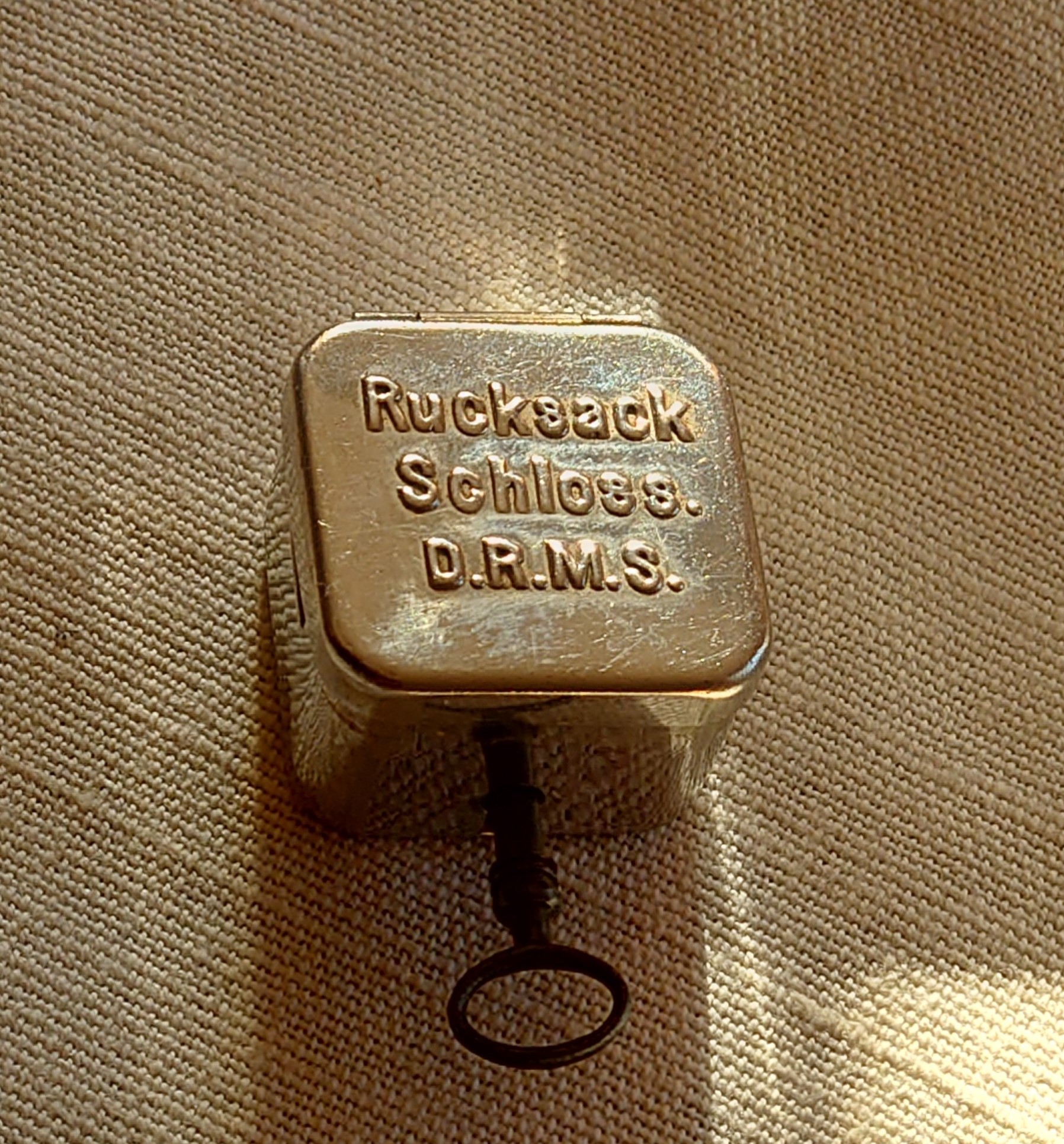 10.30 Uhr, High Noon im Hasenstübchen. Herr Arthur A. Bühl betritt das Hasenstübchen. Alle sind da. Martina, Heike II, Bouncing Joe Asberry und Schwerti sitzen am Stammtisch. Moin Arthurmeister, du alter einarmiger ®. Am Tresen sitzen Brilli - Ralf, Behördenmanni, Roswitha von Freitag, noch, Schneiderheinze und Schlosserklaus mit Heike I, Formel 1 Rudi, Boogie, Sir Waschi und der Gelenkbusfuzzy. Ganz hinten im Eck sitzen noch der HSV Ute, BMW Dedl und der Malermeister " Och ". Am Nebentisch stehen der Nachläufer, der Noagerlzuzzler, der Scholischek, der Stasi Meier mit seinem Freund Strigoy. Aus dem Hinterzimmer sind der Zigeunerschorsch, Giovanni, Lupo der alte Schmierlappen, Pino Frank, Maxam, auch ein deutscher Meister im Lockpicking, Ingo der Wirt von der Oberalster und Sammy der Wirt aus dem Dithmarscher, Schlüsselmichi und der Tschi, lautstark zu hören. In Arthurmeister`s Jukebox spielt " Slow Hand " von den Pointer Sisters. Hannenberger fragt: wie immer ! Arkadasch kommt vom Pissoir und schreit: Arthurmeister, du alter Sympathieträger und Aufmacher, mein alter Freund: wo hast Du denn den einarmigen ® her ? Sag es mir schnell ! Der Automatenpeter gibt eine Lokalrunde nach der anderen ! Er hat am einarmigen Banditen ® gewonnen und jetzt eine Glückssträhne ! Ich will auch solch ein Glück haben. Der ist vom Automaten nicht weg zu kriegen. Aber er solange einen ausgibt ! Den hatte ich noch vom Kujau stehen. Den zweiten einarmigen Banditen ® habe ich zu Mr. Smitz nach Beverly Hill`s, Hollywood, U.S.A. via Luftfracht in deren Bunny Hall liefern lassen. Das hat der Droschkendieter mit seinem Taxi bewerkstelligt. Prost, Stößchen, Salute ! Automatenpeter schreit lallend: Helbing für alle ! Das Hasenstübchen bebt. Sektchen, Stößchen, Prosit und Trallala ! Arthurmeister`s Jukebox spielt Dance Monkey. Der Hannenberger hat sich Heike I in Sachen Logistik Getränke nachlegen, hinter den Tresen geholt. Automatenpeter sitzt immer noch vor dem einarmigen Banditen ® und schreit: Glückssträhne ! Helbing für alle. Hannenberger läßt die Sektkorken knallen. Käppchen ! Die Jukebox spielt sheila B. Devotion, Spacer. Giovanni will aber Gianna Nannini hören. Mittlerweile sind Silkie, Marion und Ingrid hereinspatziert. Damengedeck und Ponyrunde ! Automatenpeter schreit: Helbing für alle ! Plötzlich tut es einen Schlag: Automatenpeter ist mitsamt seiner Helbingflasche vom Hocker auf den Hinterkopf geflogen. Hannenberger, der Objektleiter versucht zu helfen. Sofort geht ein Gerangel los: Der Strigoy, der Noagerlzuzzler und der Nachläufer schubsen sich gegenseitig weg. Automatenpeter stöhnt " Helbing ", versucht auf zu stehen. Alle drei wollen an den einarmigen ®. Da kommt Pelle Pelz von hinten und schreit: Bielefeld, Bier bestellt, Bielefeld, Bier bestellt, schnappt sich den Hocker und schafft es mit einer schlanken Drehung an den Banditen ®. Bielefeld, Bier bestellt. Ich will auch mal gewinnen. Arthurmeister`s Jukebox spielt lautstark sexy von French Affair. Be my lover, be my inspiration. You are so sexy, sex sex sexy, physical und logical temtation. No, no, no higher, higher, Bayby higher. Der Hannenberger und Heike I kommen mit dem nachschenken kaum nach. Jetzt hilft Niekole beim Abwasch. Angela hilft auch. Sammy vom Dithmarscher leert die Aschenbecher. Ingo kotzt in den Schirmständer. Das Hasenstübchen bebt. Schwerti der alte Versicherungsmathematiker aus der City Nord schreit: HMI, wir bezahlen nie ! ERGO heißen wir heute und bescheißen weiter die Leute. Sein Hocker wackelt bedenklich. Formel 1 Rudi krallt sich am Tresen fest. Der einarmige ® blinkt und Pelle gewinnt. HMI, wir bezahlen nie ! ERGO heißen wir heute und bekotzen die Leute ! Pelle schreit: Bielefeld, Bier bestellt. Der Rotamint, der blinkt. Rudi lallt: Scott Speed ! Die Ponyrunde macht Stößchen und Käppchen ! Arkadasch drückt sich an den Stammtisch und fängt ungefragt zu labern an: Arthurmeister, mein Schwippschwager hat eine Schwester und deren Freunds Cousin 2 ten Grades hat mir diesen Profilzylinder von Kale Kilit aus Istanbul mitgebracht. Kannst Du den zerstörungsfrei öffnen ? Der hat nämlich einen Wendeschlüssel wie Keso oder Kaba ! Arthurmeister spricht: Wie immer ! wenn der Schließzylinder von mir geöffnet wird, bleibt er hier am Stammtischaschenbecher ! Arkadasch murmelt. Arthurmeister entnimmt seinem Pick Set seinen deutschen Meister Taster und einen Spanner. Ruck Zuck ist das wehrlose Schloss geöffnet und liegt jetzt zerstörungsfrei auf dem Stammtisch. Arfthurmeister jells: OPEN ! Giovanni meint: aperto. Tschi schreit Ouzo. Bielefeld schreit: Helbing. Pelles Hocker beginnt bedenklich zu wackeln. Schwerti fängt wieder an zu pöbeln: HMI, wir bezahlen nie ! ERGO heißen wir heute und machen weiter fette Beute. Helbing für alle. Stößchen und Prosit. Joe, hier herscht auch heute Bouncing Verbot. Wir sind hier nicht in der NBA. Airball wirfst du zu Hause ! Giovanni hat sich durchgesetzt. Gianna Nannini dröhnt aus der Jukebox und zeigt ihre Titten. Tja, im Hasenstübchen achtet der Hannenberger auf 3 D. Justamente ruft Mr. Smitz aus dem Bunny Hall, Beverly Hills, Hollywood im Hasenstübchen am Hasenberge, an. Hannenberger ruft: Arthurmeister ! Mr. Smitz für dich am Telefon. High Noon Mr. Smitz, are you on party ? Yes, Yes, Arthurmeister. The einarmiger Bandit ®, the Slotmachine is arrived in our Rabbit House. All the Peoble will play the one armed ! What a fun. They are winning sempre. Fun, Fun ! What`s about with the Helbing Brother`s ? Oh, Mr. Smitz, there are a little drunk. What`s about the BILD et Uschi ? Uschi is on Reporter Tour on the Reeperbahn, the Kiez, you know ! I think Droschkendieter bring`s her later in the Hasenstübchen. He has tell, he will play the einarmiger ®. Uschi will have a Glücksträhne. What is Glücksträhne ? If you are winning sempre. The Jukebox is playing: Fading. Yes Mr. Smitz, i have the einarmiger Bandit ® patented by the Gouverment DPMA registerd ! Yes, Yes, for Arthur Bühl, President Pornomeister S.A.R.L. Im Hintergrund ist ein umkippender Barhocker und ein schreiender Pelle zu hören. Helbing, Freibier, Freibier ! Das Gerangel wer am einarmigen ® spielen darf geht von vorne los. Jetzt läßt Schneiderheinze die Glocken läuten. Käppchen, Stößchen, Prösterchen ! Im Hasenstübchen wird getanzt: Dance Monkey ertönt erneut. Pronto ! So Mr. Smitz: Good luck with the einarmiger ® and have a great winning time. And take greating to Harvey and to your President. No Mr. Smitz, I haven`t time, hier is party. Ende des Telefonats ! Das Hasenstübchen feiert. In der Jukebox erklingt: Haindling, Du Depp ! Fortsetzung folgt. Fandom Wiki Arthur A. Bühl, Detektiv aus Hamburg, Profilbild, Lockpicking, Danke Dr. Ulrich Morgenrot, Velbert, Schlüsselregion, Schlüsselfest in Velbert, Forum Niederberg, Schlossmuseum, Schlüsselfest, Schlossherz, Hans Schell Collection, Martina Pall, Graz, Austria, Park Hotel, Brauhaus, BKS, Heiligenhaus, Wilka Schließtechnik, Silca, IHK, KFV, Errebi, Beschlag, Hersteller, ABUS, Arthur Bühl, Arthurmeister ®, Schlosssammler, Bühl Wappen, Bühl Flagge, Bühl Urkunde Patent, BKS, Arthur Meister, Porno Meister, Wernèry, Profilzylinder, Juke Box Arthurmeister You Tube, Buehl Logo, Cutaway Cilinder, Pfaffenhain, Demonstration Lockpicking, Schliesszylinder, Holland, Toool, Rohlinge zur Impression, zerstörungsfrei ohne Schlüssel, Schlüsseldienst, Soultrain, Philysound, TSOP, Es fährt ein Zug nach nirgendwo ! Arthur Bühl.de, Sicherheit, Performance Künstler. TILT, Flipper, einarmiger Bandit, Bally Wulff, Rotamint, Mad Monkey - Slot Machine, Spielautomat Merkur, Casino, Monte Carlo, Jackpot, Merkur Sonne, Jubilee, ROL-A-TOP, Old slot machine, Love Meter, Jet play, Looping the Loop Fürst, Münzschleuder, Astoria, Orakel Automat, Multi, Super Multi, Booster, Toool Lockpicking, Australia, E - Bay, Mein E - Bay, Uliton, Profilzylinder, ABUS, Bremicker und Söhne, Vorhängeschloss, Vorhängeschlösser, Vorhangschloss, Einbausicherung Korf, Raucher, Jesusmaster, Hasenstübchen, bunter Nachmittag, SEO Geister, Web Tüv, Jägermeister, Bild et Uschi, Doublebrain, Präsident, KI Tüv, Stasi, DDR, Himmelsschlüssel, Urkunde, Katalog Stasi, Signatur Bühl, Token, Amerikaner, fälschungssicher, Sicherheitstechnik, DOM, Muster, Kneipe, Eckkneipe, Gastwirtschaft, Wirtschaft, Portacenere, Musterspuren, Tresor, Jord Knaap, Tresoröffnung zerstörungsfrei, KJS, Schlossherz, Lockpickerherz, Pornomeister, Lockpicking Herz, Notöffnung beim Bunten Nachmittag, Arthur Bühl und die Jukebox im Hasenstübchen, einarmiger Bandit, Merkur, Sonne, Nachtjäger, 08 15, Der Goldene Schuss, Ali Baba und die Wunderschlösser, Wunderino, Padlock Collector, Rotalok, Protector junior, Bühl, Art, Kunst, Künstler, Kataloge, BÜHL, Kunstwerke Deutschland, Kunstprojekt Artothek, Arte, Meisterarte, Artworks, Conny Veit, Zwetschgenstadt Bühl, Tipico Games, Casino, online, Spielothek, Slotmagie, Susi Live, Gutscheincode, Erwin, Freispiele, Novolino, FSK ab 18, Gewinnerlos, 0800 ruf nicht an, Spielautomatenwelt, Rock Ola, Wurlitzer, Seeburg, Bluray, Stingray.