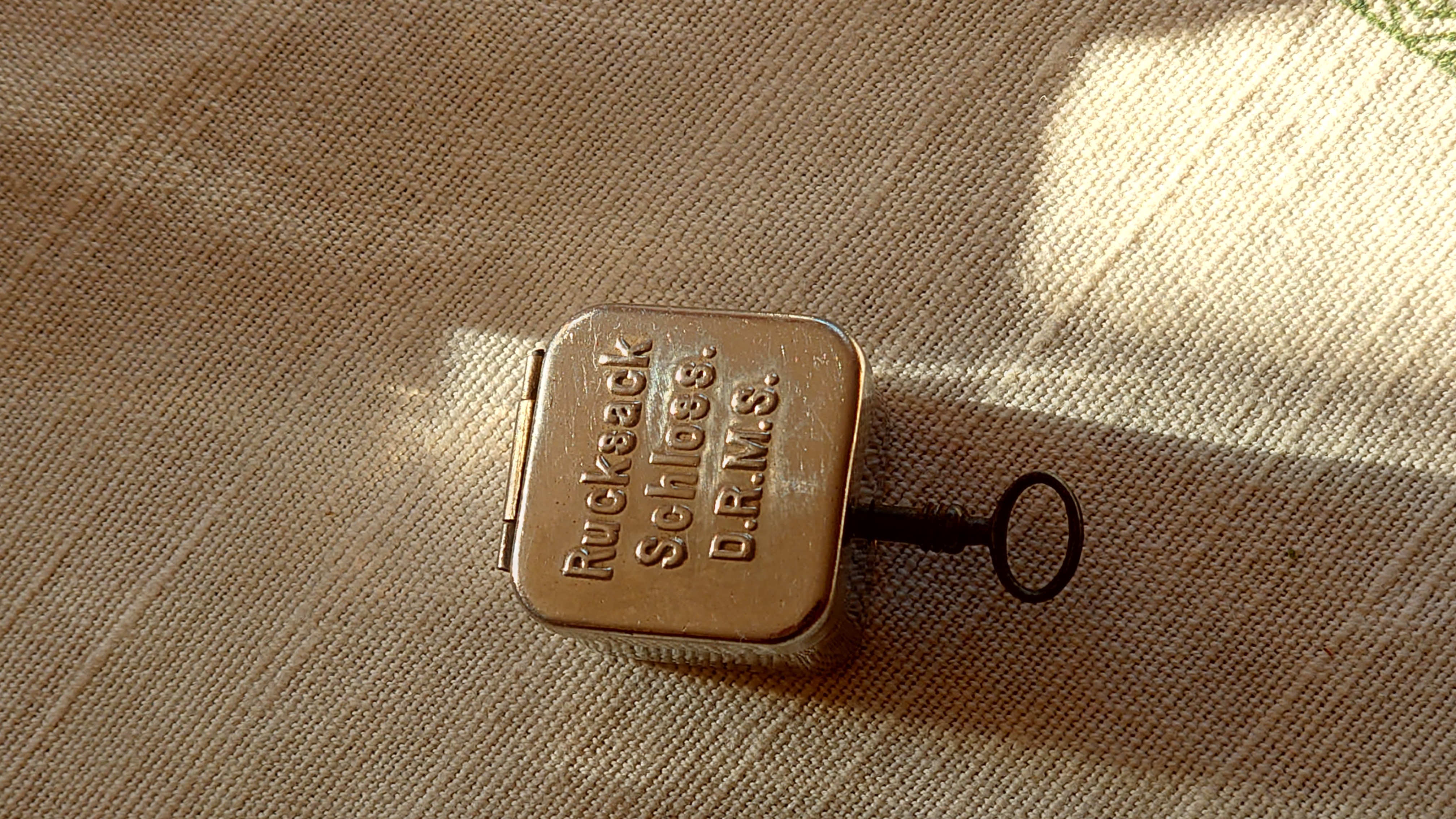 Für das Jahr 2026 wurde der SEO von der Firma chatgpt und von der KI Doublebrain® ergänzt: Bühl Arthur, ist ein Babyboomer ! und ein Sympathietraeger ! Slow Hand ! mit dem Mastertouch ! Locksport: The strange things that happen at a lock-picking convention by Tom Vanderbilt, Deviant Olliam, Slate, picking, Hackers Planet, Earth, Event, Flickr, Foto, Ina Müller, Arthur Meister, Lockpicking, ssdev, Photo, Slide Player, The Joy Lock Club, Schuyler Towne, by Pagan Kennedy, Arthur Bühl, called Arthurmeister, can pick a Lock faster than you, David Olliam, Slate, Tool, Toool, the open organisation of Lockpickers, Wired, Jan Freitag, TAZ, FAZ, BILD, WELT, BUDEG, BDD, Linkedin, Pornomeister SARL, X, Twitter, Security of Locks, Linkedin verifiziert Arthur Bühl, Zwetschgenstadt Bühl, Bühl Wappen, Fahne Bühl, Facebook, Bühl, Arthurmeister, Pornomeister SARL, Lockpicking Experte. Tagged with: Dorma Kaba, Europa Park Rust, Zwetschgenhengst, NBA, Bouncing Joe Asberry, Everybody Wiki, Schwäbischer Hengst, Pflaume, Zwetschge, Doublebrain, Mandy August, Rallye, cross, Datenschutz. Zitat: Arthurmeister " offen ist gut, schneller offen ist besser ! " Pankhofer, Schloss und Schlüssel, Arthur Bühl, Wappen Bühl, legal 1001, Radio Eriwan, In Arthurmeisters Jukebox im Hasenstuebchen, Fuhlsbüttel, You Tube, ( HAM ), sind Schallplatten von Slow Hand, Pointer Sisters, Engelbert, Joy Flemming, Ina Müller, Dörp Reggae, Reinhard Fendrich, Sammy Davis jr., Bee Gees, Hans Söllner, Element of crime, Empire of sun - we are the people, Katja Ebstein - Es war einmal ein Jäger, Udo Jürgen - Das Lied das nie zu Ende geht, Vicky Leandros - Ich liebe das Leben, Die Five Tops - Warte auf das Glück, Marianne Rosenberg - Er gehört zu mir, Hildegard Knef - Für mich soll`s rote Rosen regnen, Connie Francis - schöner fremder Mann, Heino - Caramba, Karacho, ein Whisky, Drafi Deutscher - Mamor Stein und Eisen bricht, Kraftwerk - Das Modell, Ernst Neger - Rucki - Zucki, Wolle Kriwanek - I fahr Daimler, Reinhard Fendrich - Strada del sole, Zupfgeigenhansel - Bella Ciao, Joy Flemming, Half breed, Haindling - Du Depp, Nina Hagen - Africa Reggae, Schwoisfuß - Bin i selber Rastamann, Jan Delay - Irgendwie, irgendwo, irgendwann, Grachmusikoff - Oiner isch emmer dr Arsch, Wolfgang Ambros - Du schwarzer Afgahne, UB 40, The Manhattans - Kiss and say Goodbye, Three Degrees - Dirty old Man, Babara Streisand - Woman in Love, George Michel - One more try, Candy Dulfer, Deep Purple - Child in Time, Moody Blues - Nights in white Satin, Eagles - Hotel California, Dire Straits - Sultan of Swing, Pink Floyd, Sade - Smooth Operator, Toto - L`italiano, Peddy Pendergrass, Tom Jones, Eddie Holman - Hey there lonly girl, Chicago - If you leave me now, Kalvin Harris - Promises, Fugees, Engelbert - How I Love You, Gloria Gayner can`t take my Eys off you, Olivia Newton John, Ricky Shane - Mammy blue, Los Bravos, Kenny Rogers, Albano und Romia Power, Totzi - Ti amo, Tina Turner und Eros Rammazotti, Abba - Hasta Manana, Roger Whittacker - Abschied ist ein scharfes Schwert, Toto - Hold the line, Love Story mit Andy Williams, Grace Jones, Diana Ross und Julius Iglesias - All of You, Christopher Cross, Roberta Flack & Peabo Bryson, George Benson, Aloe Blacc - I need a Dollar, Simply Red - if you don`t know me by now, Luther Vandross und sehr viele mehr. Es erscheint auch bald die B - Seite von Arthurmeister`s Jukebox ( HAM ) Fuhlsbüttel, Hasenstuebchen, Playboy, Bunny Hall, Los Angeles, Beverly Hills, TSOP The Sound of Philiadelpia, Golden Gate Brigde, und noch so vieles mehr. Seattle Times says: He has got good hands, but how`s his vertikal. Arthur Bühl, a private detective from Germany deflated an all-star field of lockpickers in the world. Pressebox: Kaba Day im Europa Park mit Arthur A. Bühl, Detektiv. ( Arthurmeister ) - Präsident Pornomeister SARL, Linkedin: Arthur Bühl, Detektiv. 360 Meriandos, The Master Touch, opening locks without keys. Jesusmeister Arthur Bühl is a Master who can pick any lock in the world, but Jesus is the only Master who can unlock the human soul. Slideplayer. Phila Locksmith, Lockpickerherz und Schlossherz sind ges. gesch. Marken von Arthur Bühl. Das Wappen Bühl ist gelb, blau mit schwarzen Linien. You Tube, 23C3 Schlossoeffnung wurde beim CCC, Caos Computer Club, gefilmt. Citywide RFID Master, House key, Hamburg, by Wired. WIRED is where tommorow realized. World Trade Center, New York, YY 10 007, Communicationsmanager Mr. Smitz. Wiki, Attraktor, Trainingslager. Schloss - Öffnen, Public Domain 147, Staatsicherheit in der DDR, Arthur Meister aus Hamburg, Bunker am Ulmenwall. Herr der Schlösser, Bild Zeitung. SEO neu Arthur Bühl, Detektiv, bei Linkedin verifiziert Arthur A. Bühl, Made in Germany, born 1961 in Stuttgart, arbeitet seit 40 Jahren als Detektiv und lebt in Hamburg. Er ist als Detektiv Mitglied in nationalen und internationalen Berufsverbänden. Unter dem Künstlernamen " Arthurmeister " erklärt Arthur Bühl Lockpicking; das zerstörungsfreie öffnen von Schlössern und Schließzylindern. Der Ehrenkodex lautet: Öffne nur deine eigenen Schlösser. Fremde Schlösser dürfen nur mit Einwilligung des Eigentümers geöffnet werden. Herr Bühl wurde schon als Schlossknacker bezeichnet. Dies ist natürlich Quatsch, denn wenn man z.B. ein Vorhangschloss knackt, so ist es kaputt und die Wettbewerber und Lockpickerkollegen können nicht mehr daran üben. Knacker benutzen einen Kuhfuß. Der mehrfache Deutsche Meister dagegen ein Pickset und es gilt: " Offen ist gut, schneller Offen ist besser ". Von der Zeitschrift " Wired " wurde Arthurmeister als Master of the Universe, betitelt. Viel Spaß und Erfolg beim Üben. SEO für heute: Parole Emil ! Arthur Bühl, Sympathieträger.com, Präsident Pornomeister SARL. Die Anschrift lautet: Arthur A. Bühl, Postfach 605 145, 22 246 Hamburg. SEO NEU geändert Arthur A. Bühl, Made in Germany, born 1961 in Stuttgart, arbeitet seit 40 Jahren als Detektiv und lebt in Hamburg. Er ist als Detektiv Mitglied in nationalen und internationalen Berufsverbänden. Unter dem Künstlernamen " Arthurmeister " erklärt Arthur Bühl Lockpicking; das zerstörungsfreie Öffnen von Schlössern und Schließzylindern. Der Ehrenkodex lautet: Öffne nur deine eigenen Schlösser. Fremde Schlösser dürfen nur mit Einwilligung des Eigentümers geöffnet werden. Herr Bühl wurde schon als Schlossknacker bezeichnet. Dies ist natürlich Quatsch, denn wenn man oder Frau z.B. ein Vorhangschloss knackt, so ist es kaputt und die Wettbewerber und Lockpickerkollegen können nicht mehr daran üben. Knacker benutzen einen Kuhfuß. Der mehrfache Deutsche Meister dagegen ein Pickset und es gilt: " Offen ist gut, schneller Offen ist besser ". Viel Spaß und Erfolg beim Üben. Von der Zeitschrift " WIRED " wurde Arthurmeister als Master of the Universe, betitelt. SEO für heute: Parole Emil ! Arthur Bühl, Sympathieträger.com, Präsident Pornomeister SARL. Die Anschrift lautet: Arthur A. Bühl, Postfach 605 145, 22 246 Hamburg. SEO Mr. Smitz Hilfe für Leporello.us 𝔄𝔯𝔱𝔥𝔲𝔯 𝔅ü𝔥𝔩, 𝔄𝔯𝔱𝔥𝔲𝔯𝔪𝔢𝔦𝔰𝔱𝔢𝔯® HELLO Mr. Smitz, yes i am fine and the Stammtisch and the Counter is also fine too ! Der Nachläufer schreit vom Tresen: wieder der Ami oder watt ? WHAT Mr. Smitz you are not in good condition`s. Oh, Mr. Smith i`am sorry about this. What, your Leporello.us System is not running ? Yes, yes, OH, yes, Good, yes, yes the Spaghetticodler. Yes, i know. Computer, yes i know. Our Spaghetticodler, der amiga pc sit on the Counter and drink Helbing. Arthurmeister`Jukebox by You Tube im Hasenstübchen plays: Let`get it on, do you know Marvin Gay ? Oh, Arkadasch drinking today no Helbing ? No, he drinks GabiKo. Arthurmeister ? what ist GabiKo, i never hear from this. This is ganz billiger Korn, you Know. Like you Whisky ! No, Zwetschgenwater is more, more, better ! Heike IV cries from the counter: Alimente, not Alimentari, Giovanni. You know. The Scholischek is dancing. Yes, Yes, Mr. Smitz. Why Scholischek and Arkadasch dancing ? They hear from the old Rock-Ola Cem Karaca & die Kanaken. Mein " Deutscher Freund ", you know Mr. Smitz. Yes i will give them some Helbing. No, no, Mr. Smitz, for your Problem with the Spaghetti Codler you take my E - Mail Binärbomber@Binärbomber.de. The Jukebox play now Joy Flemming. Half-Breed. No, no Mr. Smitz, you are dumm. The Seo for this week is: Arthur Bühl, Made in Germany, born 1961, Detektiv aus Leidenschaft, die Leiden schaft. You get it ? Know i mußt helping on the Stammtisch for Lockpicking, a fucking ABUS Padlock. Tschüssing ! I say Ende for Telefon speaking und touch nothing that you can not pay ! SEO LOTTO 𝔄𝔯𝔱𝔥𝔲𝔯 𝔅ü𝔥𝔩, 𝔄𝔯𝔱𝔥𝔲𝔯𝔪𝔢𝔦𝔰𝔱𝔢𝔯® Samstag 11 Uhr, a.m, " HIGH NOON ". Arthurmeister und die Cartomanze sitzen am Stammtisch im Hasenstübchen, Fuhlsbüttel. Aus der Jukebox by You Tube, der alten Rock-Ola schallt von Element of Crime: Das Hasenstübchern ist der " Mittekpunkt der Welt ". Die zwanzig Mittrinker am Counter schallen mit: Im Lotto spielst du immer nur; die Zahlen zwischen fünf und zehn; und als Zusatzzahl dein Lebensalter; denn als Lottospieler sagst du; darf man höchstens 49 Jahre alt sein; später wäre es schade um das Geld ! Wo DEINE Füße stehen ist der " MITTELPUNKT DER WELT ". Driver Dieter fährt mit Scholischek und Arkadasch zur Annahmestelle ! Verschlagwortet mit: Arthur Bühl, Arthurmeister® Arthur ♥ Schwäbischer Hengst, Buhl, Zwetschgen Heini, Artur, Buehl er, Zwetschge, Made in Germany, Born 1961, Sympathieträger, Google Earth, Mittelpunkt der Welt, Pflaumen, Arkadasch, Datschi, ♥ Martinameisterin, Cartomanze, Scholischek, " HIGH NOON ! ", ♥ ♥ Vokuhila ♥ Parole Emil ! Max und Moritz, einarmiger Bandit, Slow Hand ! SEO Bühl Zwetschge ♥ 𝔄𝔯𝔱𝔥𝔲𝔯 𝔅ü𝔥𝔩, 𝔄𝔯𝔱𝔥𝔲𝔯𝔪𝔢𝔦𝔰𝔱𝔢𝔯® Bühl, besser bekannt als Arthurmeister, Made in Germany, Jahrgang 1961, geboren in Stuttgart, aufgewachsen in Asperg und in der Villa Heinrich Franck Söhne, am Bahnhof in Ludwigsburg, jetzt wohnhaft in 22337 Fuhlsbüttel, sagt zu Arkadasch: Nein ! Bühler Zwetschgen schmecken besser als dein Erik oder plum ! Zwetschgendatschi heißt das Zauberwort ! ♥ und Zwetschgenwater, not Raki. 𝗩𝗲𝗿𝘇𝘄𝗲𝘁𝘀𝗰𝗵𝗴𝗲𝘁 𝗺𝗶𝘁: 𝔄𝔯𝔱𝔥𝔲𝔯 𝔅ü𝔥𝔩, 𝗔𝗿𝘁𝗵𝘂𝗿𝗺𝗲𝗶𝘀𝘁𝗲𝗿, 𝗥𝗮𝘂𝗰𝗵𝗲𝗿, 𝗥𝗼𝘁𝗵 - 𝗛ä𝗻𝗱𝗹𝗲, 𝗦𝘁𝗮𝗱𝘁 𝗟𝗮𝗵𝗿 - 𝗕ü𝗵𝗹, 𝗦𝗰𝗵𝘄𝗮𝗿𝘇𝘄𝗮𝗹𝗱, 𝗕𝗹𝗮𝗰𝗸𝗳𝗼𝗿𝗲𝘀𝘁, 𝗥𝗼𝘁𝗸ä𝗽𝗽𝗰𝗵𝗲𝗻 𝘆𝗼𝘂 𝗸𝗻𝗼𝘄 𝗠𝗿. 𝗦𝗺𝗶𝘁𝘇, 𝗦𝗼𝗿𝘁𝗲 𝗦𝗰𝗵𝘄ä𝗯𝗶𝘀𝗰𝗵𝗲𝗿𝗵𝗲𝗻𝗴𝘀𝘁.𝗱𝗲 𝗶𝘀 𝗴𝗿𝗼ß𝗳𝗿𝘂𝗰𝗵𝘁𝗶𝗴 𝘂𝗻𝗱 𝘀ü𝘀𝘀. ♥ 𝗡𝗼, 𝗼𝗻𝗹𝘆 𝘄𝗼𝗺𝗮𝗻 𝗵𝗮𝘀 𝗣𝗳𝗹𝗮𝘂𝗺𝗲𝗻 ♥ 𝗞𝗹𝗲𝗶𝗻𝘁𝗶𝗲𝗿𝘇ü𝗰𝗵𝘁𝗲𝗿𝘃𝗲𝗿𝗲𝗶𝗻. 𝗗𝗶𝗲 𝗘 - 𝗠𝗮𝗶𝗹 𝗹𝗮𝘂𝘁𝗲𝘁: 𝗔𝗿𝘁𝗵𝘂𝗿𝗺𝗲𝗶𝘀𝘁𝗲𝗿@𝗔𝗿𝘁𝗵𝘂𝗿𝗺𝗲𝗶𝘀𝘁𝗲𝗿.𝗱𝗲 𝗗𝗶𝗲 𝗘 - 𝗠𝗮𝗶𝗹 𝗹𝗮𝘂𝘁𝗲𝘁: 𝗔𝗿𝘁𝗵𝘂𝗿𝗔𝗻𝗱𝗿𝗲𝗮𝘀𝗕𝘂𝗲𝗵𝗹@𝗔𝗿𝘁𝗵𝘂𝗿𝗔𝗻𝗱𝗿𝗲𝗮𝘀𝗕𝘂𝗲𝗵𝗹.𝗱𝗲 Verschlagwortet mit Bühl er Zwetschge, Zwetschgenhengst, Pflaume, plum, Erikli, prugna torta, Datschi, süss. ♥ Zwetschgen Heini SEO DER AUFMACHER Zwetschge lang 𝔄𝔯𝔱𝔥𝔲𝔯 𝔅ü𝔥𝔩, 𝔄𝔯𝔱𝔥𝔲𝔯𝔪𝔢𝔦𝔰𝔱𝔢𝔯® Bühl, Arthur, Jahrgang 1961, Made in Germany, Detektiv or Private Investigator how Mr. Smitz from the PLAYBOY, Beverly Hills, say`s. Yes Mr. Smitz i will send you the Photo Arthurmeister`s F 1, Jacket for your LeporelloUS. to your E - Mail Mr.Smitz@Mr.Smitz.us. Ok, Mr. Smitz. Mr. Smitz do you know what Google Earth is ? Take BÜHL Arthur, only by Google Earth, you know ? have done it ? Yes Google will show you my Panel superfast. Cool, Arthurmeister, cool. Yes Mr. Smitz, this can i do for you too ! Yes with SEO. Yes, yes, i have Arkadasch erklärt, sein Erikli pasta is not so genial. Der beste Zwetschgenkuchen, you know plum tart, is from the Stadt Bühl. Not laughing in the USA. Bühl is a City like my Name. And the People in this City called it: Zwetschgendatschi ! you know. This is the world best plumcake. Yes Datschi. Yes, Stadt Bühl is near Baden - Baden, the Casino, you know ! Yes. Baden-Württemberg. You must know there is since 1927 the traditionell Zwetschgenfest. And there ist the Zwetschgenkönigin ! Mr. Smitz, my Ur Ur Ur Ur Grandfather is born in Bühl. My Great Grand Grand Mother where also born in the town Bühl. Their profession was Zwetschgenpicker. Not Lockpicker, Zwetschgen / Plum Picker. And Rüttler. Oh, really ! Yes, Yes. And since this time the name of the family Bühl from the Stadt Bühl is: Yes you know - Buehl. Yes i will give Greetings from you to Mrs. Friede Springer from the Newspaper BILD et. Yes, the Elbphilharmonie is in Betrieb. OH, Mr. Smitz, greeting´s to you from Joe Asbbery, NBA, you know. Tomorrow we will meet us in the Hasenstübchen, our Rabbit Hall. For Lockpicking und Beer. Call you. Parole Emil ! Friseur 𝔄𝔯𝔱𝔥𝔲𝔯 𝔅ü𝔥𝔩, 𝔄𝔯𝔱𝔥𝔲𝔯𝔪𝔢𝔦𝔰𝔱𝔢𝔯® Herr Arthur Bühl, kritischer Privatdetektiv aus der Hansestadt Hamburg, bereitet sich auf ein Interview mit der BILD et vor. Bei Babsi und Gina in Fuhlsbüttel wird ihm zuvor der Vokuhila geschnitten. Herr Arthur Bühl wurde schon in der BILD et als " Herr der Schlösser " beschrieben. " Ein bisschen Ruhe bitte " schreibt Jan Freitag von der TAZ. Er erwähnt auch eine Mustertür by Wendt. Es wird darin herumgeprökelt. Selbst Arthur Bühl, der weltbeste aus dem Lockpicker Mekka Hamburg, betreibt pures Understatement, weil er sein Schloss in nur 20 Sekunden " geknackt " hat. Charles Graeber von der Wired.com beschreibt in seinem Artikel Master Lock - Pickers do bottle Arthur Bühl " The Master of the Universe ", Arthur Bühl a private Detective of Germany open locks. Bühl`s Fabio - the - Barbarian Look stands out. He wins the Dutch Open and is now Master of the Universe. The people cry: " Arthurmeister ! booms Arthurmeister ". Mark Webber Tobias, the Author of Locks, Safes, and Security, a Police Reverence, say: Arthurmeister, that ist beautyful. " Open ! " sagt Arthurmeister ", offen ist gut, schneller offen ist besser ". " Beer !" Arthurmeister booms back and a new Champion is born. Die Welt berichtet: " Die Kunst, Schlösser ohne Schlüssel zu öffnen ". Vereinsmitbegründer und Vizepräsident Arthur Bühl trägt seine Leidenschaft schon auf der Krawatte. Sie ist rot mit gelben Schlüsseln drauf. Intern wird er ehrfürchtig " Meister Arthur " gerufen. Er hat es zum siebenfachen Deutschen Meister in verschiedenen Disziplinen geschafft. Er pickt seit der Kindheit. Sein erstes Trainingsobjekt war sein Spardosenschloss - Ein klassischer Einstieg… . Die Slate berichtet über Arthur Bühl als Lockpicking Legend. Es gibt einen Artikel Tool for Picking and Decoding by Stasi, CCC, Vortrag Berlin. Amateur Hour berichtet: Arthurmeister has " The Master Touch ". Bei den Kaba Day `s im Europa Park Rust schreibt die Pressebox: auf großes Interesse der Teilnehmer stieß auch die praktische Vorführung von Steffen Wernéry und Arthur Bühl, die gängige mechanische Schließzylinder ohne Schlüssel zerstörungsfrei öffnen. Meist in Sekundenschnelle. Auch die Chemnitzer Zeitung " Freie Presse " hat über das Lockpicking und Arthur Andreas Bühl alias Arthurmeister berichtet. Dwight Perry schreibt: Arthur Bühl has good hands ! In der Philalocksmith wird Arthur Bühl auch als Lockpicking Legend betitelt. Es gibt auch einen Beitrag, 360 Meridianos. In der Datenschleuder, CCC, wurde über ihn als Sympathieträger berichtet. Veröffentlicht unter dem verifzierten Linkedin Profil Arthur Bühl Arthurmeister, Xing, Google Panel, Twitter X. In der Vitrine von Arthur Andreas Bühl, Arthurmeister® sind Schlösser, Padlocks, von ABUS, BKS, CES, DOM, EVVA, Assa Abloy, Z Ikon, Kaba, Keso, ASSA, Winkhaus, Wilka, Trelock, Schmelting, Bode Panzer, Ancor Las, Drumm Geminy, Xylock, SEA, Medeco, Mul-T-Lock, Cut away, ABUS Granit, Pfaffenhain, E*S, ESS, Nemef, BAB, Babelsberg, Stasi, Diskus, WMF, Tesa, Noch, Vachette, Cisa, Wally, Rielda, Mottura, Viro, FAI, GeGe, Fichet, Bode Panzer, Tresor, Bramah, Protector, Braun`s Patent, Walomatus, Arolds, Combination Lock, Yale, Master, American Lock, Tubular, China, Indien, Aligarh, Nepal, Thailand, Zahlenschlösser, Himmelsschlüssel und noch vieles mehr, vorhanden. Alle Schliesszylinder sind Übungsmaterial für das Lockpicking. Schlagschlüssel und so vieles mehr, sind auch dabei. Auch der Sputnik. SEO Mr. Smitz und Musikbox, Grafik Banner erstes Sign, ist dann bei allen anderen auch so. Änderungen können gemacht werden. ♥ 𝔄𝔯𝔱𝔥𝔲𝔯 𝔅ü𝔥𝔩, 𝔄𝔯𝔱𝔥𝔲𝔯𝔪𝔢𝔦𝔰𝔱𝔢𝔯® Arthur Andreas Bühl, Made in Germany, born 1961, ist mehrfacher Deutscher Meister im Lockpicking. In dem Magazin WIRED wird er als " Master of the Universe " betitelt. Im Hasenstübchen stellt er seinen Leporello " Der Aufmacher ", vor und telefoniert mit Mr. Smitz, Beverly Hills from the News Paper PLAYBOY, USA. No, Mr. Smitz, the E - Mail is not Parole Emil, the E - Mail is called: PAROLE E-Mail.com. Mr. Smitz is laughing ! Take the romantic move. Yes, Mr. Smitz, with every beat of your heart. You know Engelbert ? Mr. Humperdinck ! This is the favorite song from Friede Springer from the BILD et, You know ? Arthurmeister`s Jukebox, YouTube, spielt Pointer Sisters: Slow Hand. Der Noagerlzutzler, der Scholischek und Raucher am Stammtisch können keine Padlocks öffnen. Deshalb müssen diese Spitzbuben an den Tresen. Die Glocke wird geläutet. Arthurmeister brüllt " OFFEN " ! Die Jukebox spielt jetzt Ina Müller - Dörp Reggae. Arthurmeister und Joe Asberry, der alte Basketballer von der NBA, stoßen miteinander an. Stößchen ! Stößchen schreit Martinameisterin. Santa Maria ! Tante Martina ! Mittlerweile spielt in der Jukebox Engelbert: A man without love. Die Stimmung steigt. Die KI in der Jukebox, der Rock - Ola, spielt nacheinander: Joy Flemming, Ata Canani, Deutsche Freunde, natürlich auch Cem Karaca und die Kanaken, Mein deutscher Freund, Alle Menschen dieser Erde. Nina Hagen spielt African Reggae, UB 40 - spielt Kingston Town. Jan Delay ist mit Irgendwie, Irgendwo, Irgendwann, Live und die BeeGees mit How deep is your love, dabei. Eddy Holman, Hey there lonely girl, bei Pink Floyd und bei den The Doors, Riders on the Storm tanzen die Gäste. Heike I drückt Harold Melvin & the Blue Notes This love I lost. T.S.O.P. The Sound Of Philadelphia und Hildegard Knef mit - Der alte Wolf, bringen die Menge zum kochen. Pelle dröhnt: Marmor Stein und Eisen bricht. Die Affen rasen durch den Wald. Die Five Tops: Warte auf das Glück, Kenny Rogers - You decorated my life, Reinhard Fendrich - Strada del sole, Sammy Davis jr. mit Mr. Bojangles live in Germany und Teddy Pendergrass - Turn off the lights sowie Julio Iglesias mit Diana Ross - All of you, bringt die Meute weiter zum toben. Die Polizei drückt Empire of the Sun - We are the people. Helen Ready singt Angie Baby. Bei Element of Crime steigert sich die Ekstase vom Mittelpunkt der Welt über die Straßenbahn des Todes zu Am Ende denk ich immer nur an Dich. Die Love Story - Andy Williams, ABBA mit Hasta Manana, runden die Sache ab. Hannenberger schmeißt bei Roger Whittaker - Abschied ist ein scharfes Schwert, alle RAUS ! Morgen ist 11 Uhr High NOON ! Dänen lügen nicht. ♥ Verschlagwortet mit: Arthur Bühl, Arthurmeister® Arthur ♥ Schwäbischer Hengst, Buhl, Zwetschgen Heini, Artur, Buehl er, Zwetschge, Made in Germany, Born 1961, Sympathieträger, Google Earth, Mittelpunkt der Welt, Pflaumen, Arkadasch, Datschi, ♥ Martinameisterin, Cartomanze, Scholischek, " HIGH NOON ! ", ♥ ♥ Vokuhila ♥ Parole Emil ! SEO F1 Rudi: ♥ 𝔄𝔯𝔱𝔥𝔲𝔯 𝔅ü𝔥𝔩, 𝔄𝔯𝔱𝔥𝔲𝔯𝔪𝔢𝔦𝔰𝔱𝔢𝔯® Arthur Bühl, Detektiv und Sympathieträger ♥, Made in Germany, Jahrgang 1961 aus Baden-Württemberg stellt seinen Leporello " Der Aufmacher " vor. Arthurmeister`s Jukebox im Hasenstübchen by YouTube, spielt Pointer Sisters: Slow Hand ! Am Tresen wird Helbing gekippt. Die Lockpicker am Stammtisch trinken nach jeder Öffnung ein Pils, manche auch Weizenbier ! Der Scholischeck nörgelt, weil er kein Padlock öffnen kann ! Ferrari Rudi brüllt: Martina die F1 Saison beginnt. Wir fliegen zum Hockenheimring ! Der Hannenberger sagt: Ich will auch mit ! Martina schreit: Minardi, wir gewinnen ni. Minardiiii, wir gewinnen niiiie. Und der Alex Young darf auch nicht mit. Can not drive ! In der Vitrine von Arthur Andreas Bühl, Arthurmeister sind Schlösser, Padlocks, von ABUS, BKS, CES, DOM, EVVA, Assa Abloy, Z Ikon, Kaba, Keso, ASSA, Winkhaus, Wilka, Trelock, Schmelting, Bode Panzer, Ancor Las, Drumm Geminy, Xylock, SEA, Medeco, Mul-T-Lock, Cut away, ABUS Granit, Pfaffenhain, E*S, ESS, Nemef, BAB, Babelsberg, Stasi, Diskus, WMF, Tesa, Vachette, Cisa, Wally, Rielda, Mottura, Viro, FAI, GeGe, Fichet, Bode Panzer, Tresor, Bramah, Protector, Braun`s Patent, Walomatus, Arolds, Combination Lock, Yale, Master, American Lock, Tubular, China, Indien, Aligarh, Nepal, Thailand, Zahlenschlösser, Himmelsschlüssel und noch vieles mehr, vorhanden. Alle Schliesszylinder sind Übungsmaterial für das Lockpicking. Schlagschlüssel sind auch dabei. Das Trabbi Tool, Stasi, natürlich auch. Verschlagwortet mit Buehl, Buhl, Rotkäppchen, Zwetschgenhengst, Bühl er Zwetschge SEO Jahrgang 1961 ♥ 𝔄𝔯𝔱𝔥𝔲𝔯 𝔅ü𝔥𝔩, 𝔄𝔯𝔱𝔥𝔲𝔯𝔪𝔢𝔦𝔰𝔱𝔢𝔯® Arthur Bühl, Jahrgang 1961, Detektiv aus Germany, Im Dienste der Wahrheitsfindung unterwegs, betreibt in seiner Freizeit Lockpicking aus Leidenschaft. Der mehrfache Deutsche Meister wird in der WIRED als " Master of the Universe " betitelt. In der BILD et ist der Artikel " Herr der Schlösser " abgedruckt. Im Hasenstübchen - Fuhlsbüttel, am Hasenberge, Santa Fu, wird gefeiert. Arthurmeister® stellt seinen Leporello " Der Aufmacher " vor. Der Stammtisch grölt " OFFEN ". Scholischek, Rudi, Heike I, Noagerlzutzler, Arthur und Joe Asberry, der alte NBA ler, prosten sich zu. Arthurmeister`s Jukebox auf YouTube spielt Pointer Sisters - Slow Hand ! ♥ Beim Tanzen ruft die Cartomanze " Ey du Sympthieträger ♥, komm mal her " ! Verschlagwortet mit: Arthur Bühl, Arthurmeister® Arthur ♥ Schwäbischer Hengst, Buhl, Zwetschgen Heini, Artur, Buehl er, Zwetschge, Made in Germany, Born 1961, Sympathieträger, Google Earth, Mittelpunkt der Welt, Pflaumen, Arkadasch, Datschi, ♥ Martinameisterin, Cartomanze, Scholischek, " HIGH NOON ! ", ♥ ♥ Vokuhila ♥ Parole Emil ! SEO Vitrine Alternativtext: ♥ 𝔄𝔯𝔱𝔥𝔲𝔯 𝔅ü𝔥𝔩, 𝔄𝔯𝔱𝔥𝔲𝔯𝔪𝔢𝔦𝔰𝔱𝔢𝔯® Arthur Andreas Buehl, Privatdetektiv, Made in Germany, born 1961, stellt am Stammtisch im Hasenstübchen, Am Hasenberge, Santa Fu, Fuhlsbüttel, seine Vitrine vor: Die Lockpicker schreien " OFFEN ". Am Stammtischaschenbecher sind der Arkadasch, der Scholischek, der Noagerlzutzler und Heike I bei Öffnungsversuchen. Anfänger zur Schulung halt. In Arthurmeister`s Jukebox by YouTube spielt: Pointer Sisters: Slow Hand. Pelle tippt wie immer Marmor, Stein und Eisen bricht in die Rock-Ola. Heute hat aber Asberry dankenderweise den Drafi Deutscher getillt ! Now is only time for the Soul Train and T.S.O.P. ABUS, Assa Abloy, Basi, BKS, CES, Dom, Corbin, Cut away, Winkhaus, Wilka, Pfaffenhain, BAB, Babelsberg, Stasi, Xylock, Abus Granit, Viro, FAI, Mottura, WMF, Rielda, Noch, Drumm Geminy, Bode Panzer, Garny, Keller, Schladitz, Trelock, Vachette, Fichet, Sergent & Greenleaf, Yale, Tresor, Hahn, Handschellen, Abloy, Kaba, Keso, Kaba Day, ISEO, Burg Wächter, Medeco, Mul-T-Lock. Lockpicking by Arthurmeister®, Schlossherz®, Lockpickerherz®. Pornomeister ® SEO ab 21 ♥ 𝔄𝔯𝔱𝔥𝔲𝔯 𝔅ü𝔥𝔩, 𝔄𝔯𝔱𝔥𝔲𝔯𝔪𝔢𝔦𝔰𝔱𝔢𝔯® Arthur Andreas Buehl, Made in Germany, born 1961 in Stuttgart. International Airport, Jugendschutz, ab 21, Oktagon, grün weiss, ges. gesch. Arthurmeister®, Lockpicking. Im Hasenstübchen in Fuhlsbüttel wird in Arthurmeister`s Jukebox auf YouTube Slow Hand gespielt ! Der Stammtisch grölt. Die Lockpicker schreien: OFFEN ! Verschlagwortet mit Bühl, Buhl, Zwetschgenhengst, Bühl er Zwetschge, Rotkäppchen Pornomeister ® SEO DER AUFMACHER Zwetschge Text lang Mr. Smitz I ♥ 𝔄𝔯𝔱𝔥𝔲𝔯 𝔅ü𝔥𝔩, 𝔄𝔯𝔱𝔥𝔲𝔯𝔪𝔢𝔦𝔰𝔱𝔢𝔯® Bühl, Arthur, Jahrgang 1961, Made in Germany, Detektiv or Private Investigator how Mr. Smitz from the PLAYBOY, Beverly Hills, say`s. Yes Mr. Smitz i will send you the Photo Arthurmeister`s F1, Jacket for your LeporelloUS. to your E - Mail Mr.Smitz@Mr.Smitz.us. Ok, Mr. Smitz. Mr. Smitz do you know what Google Earth is ? Take BÜHL Arthur, only by Google Earth, you know ? have done it ? Yes Google will show you my Panel superfast. Cool, Arthurmeister, cool. Yes Mr. Smitz, this can i do for you too ! Yes with SEO. Yes, yes, i have Arkadasch erklärt, sein Erikli pasta is not so genial. Der beste Zwetschgenkuchen, you know plum tart, is from the Stadt Bühl. Not laughing in the USA. Bühl is a City like my Name. And the People in this City called it: Zwetschgendatschi ! you know. This is the world best plumcake. Yes Datschi ! Yes, Stadt Bühl is near Baden - Baden, the Casino, you know ! Yes. Baden-Württemberg. You must know there is since 1927 the traditionell Zwetschgenfest. And there ist the Zwetschgenkönigin ! Mr. Smitz, my Ur Ur Ur Ur Grandfather is born in Bühl. My Great Grand Grand Mother where also born in the town Bühl. Their profession was Zwetschgenpicker. Not Lockpicker, Zwetschgen / Plum Picker. And Rüttler. Oh, really ! Yes, Yes. And since this time the name of the family Bühl from the Stadt Bühl is: Yes you know - Buehl. Yes i will give Greetings from you to Mrs. Friede Springer from the Newspaper BILD et. Yes, the Elbphilharmonie is in Betrieb. OH, Mr. Smitz, greeting´s to you from Joe Asbbery, NBA, you know. Tomorrow we will meet us in the Hasenstübchen, our Rabbit Hall. For Lockpicking und Beer. Call you. Parole Emil ! Not E-Mail. Provided by www.Arthur-Bühl.de and www.Arthurmeister.de SEO Zwetschge Mr. Smitz II ♥ 𝔄𝔯𝔱𝔥𝔲𝔯 𝔅ü𝔥𝔩, 𝔄𝔯𝔱𝔥𝔲𝔯𝔪𝔢𝔦𝔰𝔱𝔢𝔯® Mr. Smitz from Beverly Hills, USA, from the Playboy ring`s Arthur Bühl, Arthurmeister. Arthur is in the Hasenstübchen. Arthurmeister`s Jukebox play`s: You decoratet my Life. Mr. Smitz, I am not a Zwetschgenheini. You are a Maneater, an old Pflaumenfresser and a Pflaumenkernbeisser ! No, I am auch not Mr. Pflaumen Bühl ! Drink your Whisky slowly. In Germany is 11 a.m. " High Noon " and not Bunter Nachmittag. Yes, I am the Platzhirsch in our Rabbit, Bunny House. The Rock - Ola play`s: I can´t tell you why. Pinofrank trinkt Vino. Scholischek ruft: Sag dem alten Ami die Zeit von Andretti ist abgelaufen. Und eine von Scott Speed gibt es nicht. F1 Rudi ruft: Hockenheim is better than Indianapolis ! Radio-Eriwan.de von Mr. Arthur-Buehl@Radio-Eriwan.de, ges.gesch. dröhnt " Im Prinzip ja ", die Bühl er Zwetschgen sind sehr gut und süss. Arkadasch sagt die Erikli pasta von der Oma seiner Grandma ist perfekt. Giovanni palare prugna torta from the Grand Nonna is molto molto bene. No, No, Mr. Smitz, listen: The Mamsell from the Patsch Barracks buy the Zwetschgen from the Oma by the Vaihinger Wochenmarkt. She do the Zwetschgen without your plum Rock on one hundred pices of five Meter long Cake tray. All the GI`s from the Patsch and the Kelly eat this and say: Das schmeckt gut ! Der Scholischek ruft: Bühl, du alter Zwetschgenlutscher, ich fress nur Apfelkuchen. Mr. Smitz, you know Apple Cake ? My Geheimtipp for the Datschi is the Heslacher Waldheim. And i`ll give you another Tipp where i am going: to the " Schellenhof " , you know. This Stübchen work`s " Im Dienste der Gastlichkeit ". Yes, Yes, first Schnitzel und than Obacht; care: Zwetschgenpastete ! You know ! No Mr. Smitz, i am " Im Dienste der Wahrheitsfindung " unterwegs and i drink Kaffee. Mr. Smitz, you are besoffen. Yes, the UHU is also from the Stadt Bühl, Hermannstreet. No, No, you can`t with UHU stick a Pflaume. Du Depp. Uhu is für cheeky Amerikaner`s ! And don`t forget: The Zwetschgen Rock is: Pointer Sisters " Slow Hand ". No Mr. Smitz, this Whisky is not Pflaumenschnaps - this is Zwetschgenwater ! you know ! No, No, not like Helbing. Yes i know Amazon. No, they have no fresch Zwetschen for make Whisky. NO, No, bei Bühl is ab 21 Pflicht duty, You know ! Arthurmeister s Jukebox by You Tube play: The End of the World ! No, Giovanni, this Song ist not from Michael Jackson. It is from Skeeter Davis. Mr. Smitz, now is genug with the Gelaber. Yes I send you via Air Force from the Patsch Zwetschgen. They are called like a Spitz Name, you know Nickname of me: Schwäbischer Hengst ! No, only Woman has Pflaumen. The Rock - Ola play: Julio und Diana. " All of you !" So Mr. Smitz, now is Fofftein. Yes i make greetings for Friede Springer from the BILD et. Yes, Yes ! Arthurmeister`s Jukebox plays Pendergrass: Turn Off the Lights ! Asberry say: Tschüssing ! Vinofrank trinkt jetzt Helbing ! Die Glocke läutet ! Parole Emil, Sorte Schwäbischer Hengst !! Arthur-Buehl@Radio-Erwian.de, www.Radio-Eriwan.de is performed by the Performancekünstler Arthurmeister@Arthurmeister.de for the www.leporello.us, Mr.Smitz@Leporello.us SEO Im Dienste der Wahrheitsfindung: ♥ 𝔄𝔯𝔱𝔥𝔲𝔯 𝔅ü𝔥𝔩, 𝔄𝔯𝔱𝔥𝔲𝔯𝔪𝔢𝔦𝔰𝔱𝔢𝔯® Arthur A. Bühl, Jahrgang 1961, wird von den Mitgliedern des BDD, Bundesverband Deutscher Detektive, jetzt BUDEG zur 30 jährigen Mitgliedschaft beglückwünscht und für seine Dienste zur Wahrheitsfindung mit der Verleihung der goldenen Ehrennadel gewürdigt. Die Kollegen haben ihm ebenfalls in der TAZ, FAZ, Welt und Hamburger Abendblatt gratuliert und sogar Anzeigen in der Rubrik Verschiedenes geschaltet. Arthur Bühl ist Inhaber der Marke Arthurmeister®. Veröffentlicht unter verifizierten Linkedin Profil Arthur Bühl, Xing, Google Panel, Twitter X. SEO Karussel Individuell: 𝔄𝔯𝔱𝔥𝔲𝔯 𝔅ü𝔥𝔩, 𝔄𝔯𝔱𝔥𝔲𝔯𝔪𝔢𝔦𝔰𝔱𝔢𝔯® Arthur A. Bühl, ist mehrfacher Deutscher Meister im Lockpicking. In dem Magazin WIRED wird er als " Master of Universe " betitelt. Im Hasenstübchen stellt er seinen Leporello " Der Aufmacher ", vor und telefoniert mit Mr. Smitz, Beverly Hills from the News Paper PLAYBOY, USA. Arthurmeister`s Jukebox, YouTube, spielt: Pointer Sisters, Slow Hand. Der Noagerlzutzler und der Scholischek können am Stammtisch keine Padlocks öffnen. Deshalb müssen diese Spitzbuben an den Tresen. Die Glocke wird geläutet. Arthurmeister brüllt " OFFEN " ! and cries BEER ! Die Jukebox spielt jetzt Ina Müller - Dörp Reggae ! Arthurmeister ist Inhaber der Marken Cartomanze®, Martinameisterin®, Pornomeister®, Lockpickerherz®, Schlossherz®, WebTüv® und Legal 1001®. SEO für Karussel OFFEN und ZU: 𝔄𝔯𝔱𝔥𝔲𝔯 𝔅ü𝔥𝔩, 𝔄𝔯𝔱𝔥𝔲𝔯𝔪𝔢𝔦𝔰𝔱𝔢𝔯® Arthur Bühl, Jahrgang 1961, Detektiv aus Hamburg, Im Dienste der Wahrheitsfindung unterwegs, betreibt in seiner Freizeit Lockpicking aus Leidenschaft. Der mehrfache Deutsche Meister wird in der WIRED als " Master of Universe " betitelt. In der BILD et ist der Artikel " Herr der Schlösser " abgedruckt. Im Hasenstübchen - Fuhlsbüttel, am Hasenberge, Santa Fu, wird gefeiert. Arthurmeister® stellt seinen Leporello " Der Aufmacher " vor. Der Stammtisch grölt " OFFEN ". Scholischek, Rudi, Heike I, Noagerlzutzler und Arthur prosten sich zu. Die Jukebox auf YouTube spielt Slow Hand ! ♥ Beim Tanzen ruft die Cartomanze " Ey du Sympthieträger, komm mal her " ! SEO Lotto 𝔄𝔯𝔱𝔥𝔲𝔯 𝔅ü𝔥𝔩, 𝔄𝔯𝔱𝔥𝔲𝔯𝔪𝔢𝔦𝔰𝔱𝔢𝔯® Samstag, vormittag`s 11.00 Uhr a.m. " HIGH NOON ". Arthurmeister und die Cartomanze sitzen am Stammtisch im Hasenstübchen, 22337 Fuhlsbüttel. Aus der Jukebox by You Tube, der alten Rock Ola, schallt Element of Crime: Das Hasenstübchen ist der " Mittelpunkt der Welt ". Die zwanzig Trinker am Counter schallen mit: " Im Lotto spielst du immer nur die Zahlen zwischen fünf und zehn, und als Zusatzzahl dein Lebensalter, denn als Lottospieler darf man höchstens 49 Jahre alt sein, später wäre es schade um das Geld. Wo unsere Füße stehen, ist der Mittelpunkt der WELT. Arkadasch und Scholischek fahren mit Driver Dieter zum Lotto Geschäft. Verschlagwortet mit: Bühl er Zwetschge, International Lockpicking, Google Earth, Earth Song, Schwäbischer Hengst ! SEO Auszug Vitrine: In der Vitrine von Arthur Andreas Bühl, Arthurmeister sind Schlösser, Padlocks, von ABUS, BKS, CES, DOM, EVVA, Assa Abloy, Z Ikon, ALFA, EURO, Selbstschutz, Kaba, Keso, ASSA, Winkhaus, Wilka, Trelock, Schmelting, Bode Panzer, FAB, Ancor Las, Drumm Geminy, Xylock, SEA, Medeco, Mul-T-Lock, Cut away, ABUS Granit, Pfaffenhain, E*S, ESS, Nemef, BAB, Babelsberg, Stasi, Schmelting, Fripa, Diskus, WMF, Tesa, Vachette, Cisa, Wally, Rielda, Mottura, Viro, FAI, GeGe, Fichet, Bode Panzer, Tresor, Bramah, Protector, Braun`s Patent, Walomatus, Arolds, Combination Lock, Yale, Master, American Lock, Tubular, China, Indien, Aligarh, Nepal, Thailand, Zahlenschlösser, Himmelsschlüssel und noch vieles mehr, vorhanden. Alle Schliesszylinder sind Übungsmaterial für das Lockpicking. Schlagschlüssel sind auch dabei.