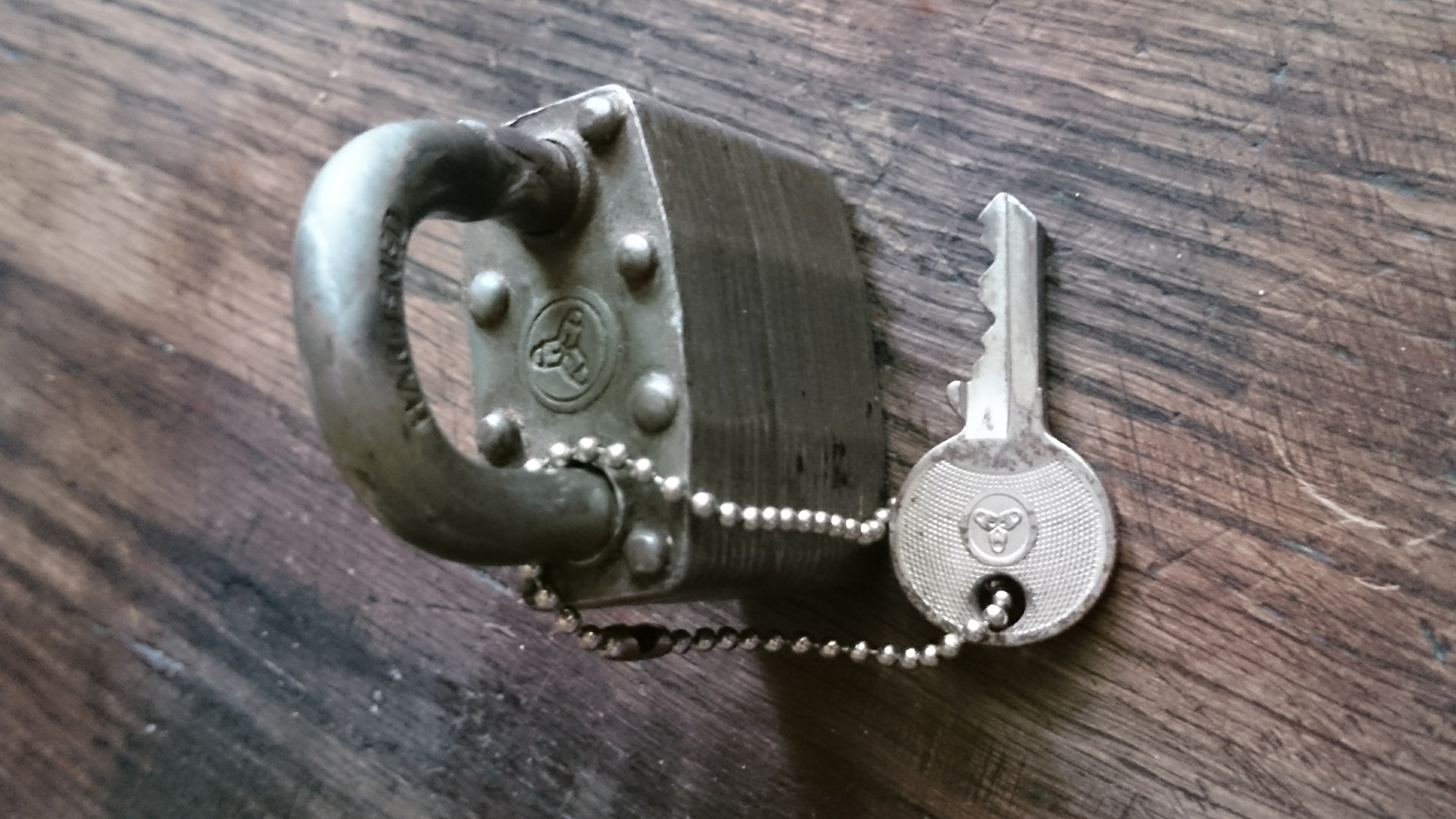 Arthur Andreas Bühl, Arthurmeister ®,Lockpickerherz ® Schlossherz ®, Pornomeister ®, Bühl, Arthurmeister ist Lockpicker aus Leidenschaft. Der erste Erfolg: Das zerstörungsfreie Öffnen seiner Spardose. Sobald er einen Draht biegen konnte, öffnete er auch Bartschlösser. Bei Fahradschlössern: Es ist einfach ein lüsternes Gefühl wenn es schnappt. Bühl fing nun an eigene Dietriche zu biegen. Mit Hilfe vom Nachbarn Mendel, Tischler aus Asperg, lernte er auch Tricks wie Türen generell schnell geöffnet werden können. Der Mendel half Arthur weitere, härtere Dietriche herzustellen. Diese Sperrzeuge wurden dann im Burggraben der Festung Hohenasperg auf ihre Tauglichkeit getestet. Auch in der Schule: Um eine Klassenarbeit zu vermeiden hat er mittels eines selbstgefertigten Diegtrich das Klassenzimmer während der Pause zugeschlossen. Bis die Aufregung vorbei und der Hausmeister da war verging zu viel Zeit. Ergebnis: Die Klassenarbeit wird nachgeholt. Noch mal gut gegangen. Die Ohrfeige schmerzt ihn auch nicht mehr. Und auch beim Lockpicking verhält es sich so wie der Amy in den Patsch Barracks schwätzt: learning bei doing und verschenkte ein Pickset. Mit solchen Pick`s lassen sich Zylinderschlösser zerstörungsfrei öffnen und auch flippern. Gerne ließen sich Vorhangschlösser picken; nein besser pflücken. Seit dieser Zeit häuft Bühl, Arthurmeister Schließzylinder und Vorhängeschlösser an. Er sammelt Schlösser der Marken In der Vitrine von Arthur Andreas Bühl, Arthurmeister sind Schlösser, Padlocks, von ABUS, Master, BKS, CES, DOM, EVVA, Assa Abloy, Z Ikon, Kaba, Keso, ASSA, Winkhaus, Wilka, Trelock, Schmelting, Bode Panzer, Ancor Las, Drumm Geminy, Xylock, SEA, Medeco, Mul-T-Lock, Cut away, ABUS Granit, Pfaffenhain, E*S, ESS, Nemef, BAB, Babelsberg, Stasi, Diskus, WMF, Tesa, Vachette, Cisa, Wally, Rielda, Mottura, Viro, FAI, GeGe, Fichet, Bode Panzer, Tresor, Bramah, Protector, Braun`s Patent, Walomatus, Arolds, Combination Lock, Yale, Master, American Lock, Tubular, China, Indien, Aligarh, Nepal, Thailand, Zahlenschlösser, Himmelsschlüssel und noch vieles mehr, vorhanden. Alle Schliesszylinder sind Übungsmaterial für das Lockpicking. Schlagschlüssel sind auch dabei. Das Trabbi Tool, Stasi, natürlich auch. Das Wappen Arthur Andreas Bühl ist angebracht ! Die Flagge weht im Hasenstübchen. und stellt Schnittmodell davon in seiner Vitrine aus. Auch besondere Öffnungswerkzeuge, auch einige von der Stasi lassen sich hier bewundern. Später schulte er dann zusammen mit Steffen Wernèry, ehemaliger Pressesprecher vom Chaos Computer Club, Behörden, Industrievertreter, Feuerwehren und natürlich auch Leute im Hasenstübchen am Stammtisch. Taged mit: Spiel nicht mit den Schmuddelkindern ! Arthur Bühl, Arthurmeister, Wappen Bühl, Flagge, Fahne, Arthurmeister Ring BÜHL öffnet Dormakaba, Kaba, Kaba 8 und weitere wie Quattro und Gemini. Tja und im Falle eines Falles, klebt UHU wirklich alles und kurz drauf, ist alles wieder auf ! Auch Dormakaba in Bühl im Falle eines Falles ! Verschlagwortet mit: Arthur Bühl, Detektiv, the dutch open Lockpicking Champion ! From WIRED. ÖFFNUNG OHNE SCHLÜSSEL, Linkedin Joe Asberry, NBA, Twitter X. Basket Ball Bouncing Verbot, Arthurmeister, Raucher, Roth - Händle, Stadt Lahr - Bühl, Schwarzwald, Black Forest, Rötkäppchen you know Mr. Smitz, Sorte Schwäbischerhengst de is großfruchtig und süss wie UHU. Buhl er Zwetschge. No, only woman has Pflaumen ♥ Wappen Arthur Andreas Bühl, Flagge ! Wilhelm Busch ♥ Taged with: Bühler Zwetschge, Bühl Wappen, Zwetschgenhengst, Zwetschgenfest, Meister, Arthur Andreas Bühl, Privatdetektiv.