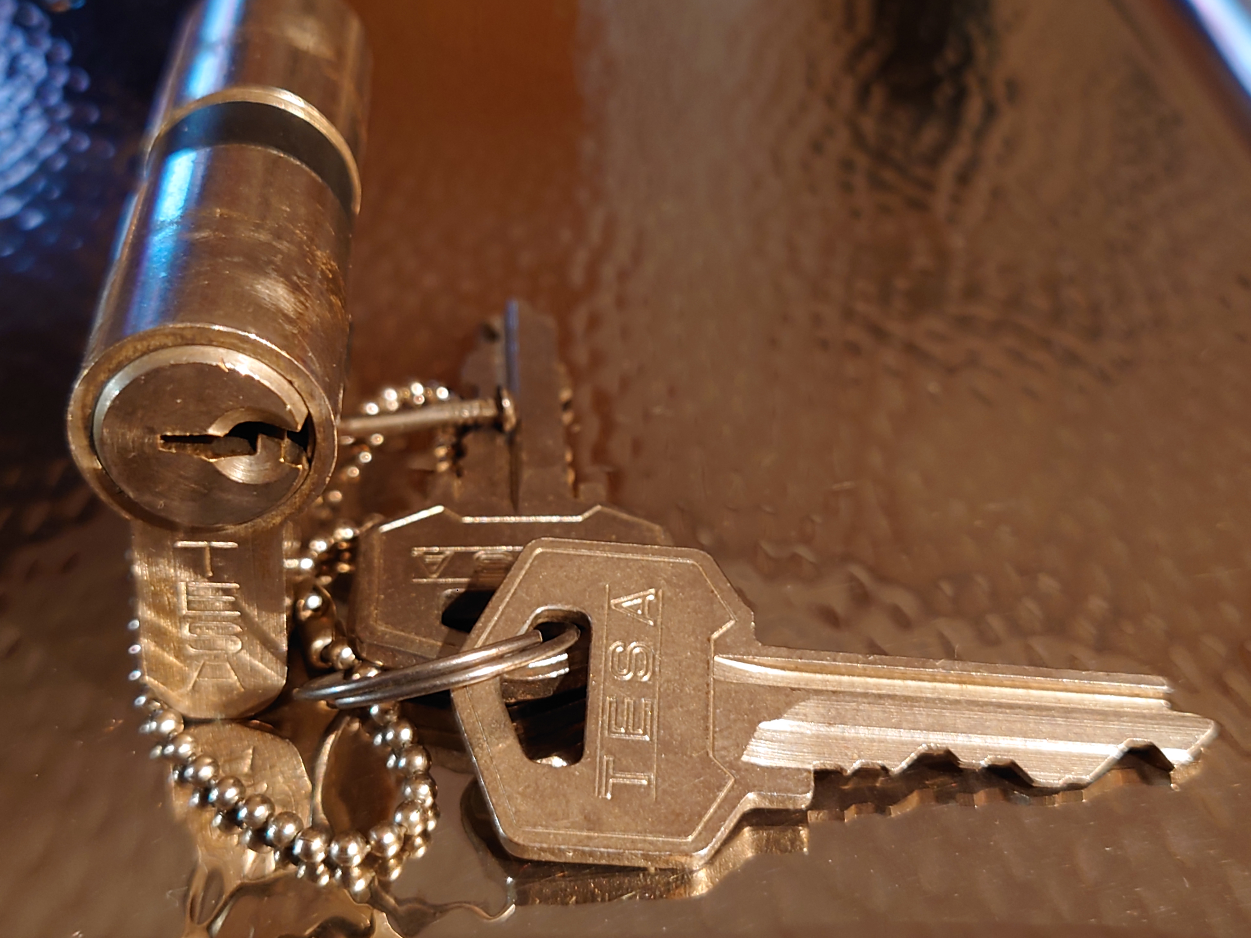 Arthur Bühl Arthurmeister Präsident, Bühl Arthur Andreas, Wiki, Fandom, Arthurmeister ®,Lockpickerherz ® Schlossherz ®, Porno meister ®, Seo: Kuchen für den Stammtisch Zuerst einmal eine schmöken. Martina überlegt: Was bringe ich zum Cartomanzenstammtisch im Hasenstübchen mit ? Wofür muß ich kein Korkengeld bezahlen ? Es bleibt beim selbstgebackenem. Was paßt heute zu Sößchen`s und zur Bailiy`s Runde ? und Zack Zack was jetzt: Haselnuss, nö heute nicht; hatten wir schon. Zitronenkuchen mit Glasur, na passt nicht zu den Stößchen`s ! Ah, der Arkadasch hat zuletzt meinen Sandkuchen gelobt. Wie der von der Oma seines Schwippschwagers Mutter väterlicherseits. Was brauchte ich nochmal; ja außer Gefühl und den Herd vorwärmen. Zutaten natürlich und gleich auch die Rührschüssel wackelfest hinstellen, ja und jetzt, nein nein, keine rauchen sondern zuerst die Gugelhupfform mit Margarine an den Fingern einreiben. Gleichmäßig. Und nicht vergessen: Gries, Hartweizengries, also einen halben Esslöffel verteilen, schwenken, so da? überall etwas Gries, grizzelig sich in der Form auf der Margarine verteilt. Ja warum ? Warte mal nach dem Backen ab ! So, jetzt das halbe Pfund warme Butter, 100 Gramm Zucker - ja genau nur ein Heck Zucker. In anderen Rezepten wir zwar 250 Gramm geschrieben. Nein, 80 bis 100 Gramm reichen völlig. Wenn man oder Frau auch an die Stößchen`s denkt. Na eine Tasse voll eben. Den Mixer leihe ich mir wieder vom netten Nachbarn von neben an. Der darf dann auch ein bisschen naschen. Kein Strom ? Dann heißt es: mit dem Kochlöffel rühren und schlagen: und das eine halbe Stunde ! Also Mixer. Und jetzt: 4 Eier ! Ja natürlich reichen normale Hühnereier. Achtung ! keine Eierschalenstücke in die Schüssel ! Und: wieder rühren, rühren, ja so das eine homogene Masse entseht. Homogen, na fluffig, eine schön gut vermengte Teigmasse ebend ! So, und jetzt mit dem Messbecher 300 Gramm Mehl, na Weizenmehl Typ 405 abwiegen. Kein Messbecher ? dann 3 volle Tassen Mehl eben. Tassen und keine Becher. Die in eine Schüssel geben. Und jetzt vergiss nicht das Backpulver: 1 Standardpäckchen, 16 Gramm, orginal Backin von Dr. Oetker. Ja, auch wenn die KI sagt 16 Gramm wären für 500 Gramm Mehl vorgesehen. Rein damit, das ganze Päckchen und das wichtigste jetzt: Das Mehl und das Backpulver nach und nach aus dem Messbecher oder der Schüssel unter ständigem rühren und langsam, na also einrieseln lassen, langsam, rühren und rühren bis es wieder die schöne fluffige, lockere, samtige Masse gibt. So und jetzt: Der Teig ist etwas fest, na bei dem Wetter heute, ein Schuss Schlagsahne dazu. 1 Schuss ist ein Schnapsgläschen voll. 2 Kleckse eben. Ja, weiter rühren natürlich bis es wieder samtig wird. Und jetzt mit einem Kinderfeind, also Teigschaber, ja, so ein Stiel mit dem weißen Gummi drum rum den Teig in der Rührschüssel aufnehemen und mit einem Batscher den Teig gleichmäßig, in der Schüssel verteilen und vertreichen, nach und nach mit dem Schaber dem alten Kinderfeind so glätten, daß die Oberfläche einfach glatt ist. Der Backofen ist ja vorgeheizt ? na dann erstmal setzen und eine schmöken. Nein: Erst die Schüssel, den Schaber, den Batscher und die Messbecher gründlich mit Spüli ausspülen und abwaschen. Nicht rumstehen lassen, sondern unverzüglich abgtrocknen und wieder richtigst wegräumen. 150 Grad, Umluft und 72 Minuten bei geschlossener Klappe, nein Ofenklappe backen lassen. Für einen Gasherd heißt das übersetzt: möglichst weit oben, auf die mittlere Schiene gestellt bei geringerer Hitze etwas länger backen lassen. Aufpassen ! mit einem Zahnstocher prüfen. Ja, reinpiksen halt und wenn noch Teig am Holz klebt: weiter backen ! und riechen ! aber nicht zu lange backen. Wenn es raucht ist es ein Brandling ! Klappe auf, mit Hilfe eines Handtuches die heiße Backform rausholen und mit einem Handtuch auf den Tisch stellen. Beim auskühlen, ja rauchen Bild et, ja schon ein viertel Stündchen. Teller drauf, auf einmal Stürzen, na mit Wucht, in einem Zug schnell umdrehen. So und wenn der Kuchen jetzt gut rausgeht dann hast du die Form richtig gefettet. Da fällt mir wieder ein ! ich hab doch noch ne Ritter Sport Vollmilch vom Nachbarn zu liegen. 16 Stückchen, ab in eine Glasschüssel, na kann auch Porzellan sein. Nur kein Plastik. In den abkühlenden Backofen stellen. Bis die Schokolade streichbar ist. Notfalls stellst du die Schüssel auf einen mit kochendem Wasser gefüllten Topf. So und jetzt die Schokolade überall gleichmäßig verteilen und nicht auf den Rand kleckern ! Womit: Mit der Gummifotze natürlich ! Gleichmäßig ! Jetzt stehen lassen. Nein : keine rauchen, zuerst die Gummifotze und die Schüssel mit der Schmierschokolade abwaschen ! Den Kinderfeind darfst du ablecken. Abtrocknen und wegräumen. Sofort ! Subito. Eine rauchen, Kuchen ausgekühlt, Haube drüber, Droschken Dieter anrufen, Haare schön und ab ! Im Hasenstübchen schreit Arkadasch: Hey Cartomanze ! Tagged with: Bühl, Stadt Bühl, Bühler Zwetschge, Bühl Wappen, Bühl Fahne, Bühl Design, Bühl Sign, Bühl Arthur, Zwetschgenhengst, Bühl Zwetschgenfest, Meister Arthur, Meister Porno, Porno Master, Arthur Andreas Bühl, Privatdetektiv, HAM. Bühl. Arthur Andreas Bühl. Hier ist die rasende Uschi von der Bild et und schreibt mit der neuen KI Arthurmeister den neuen SEO Text für 2025. KI-worldwide.de Der Sympathieträger ist in Stuttgart, Baden - Württemberg geboren. Der Detektiv lebt in HAM, ist im Dienste der Wahrheitsfindung unterwegs, BUDEG. H1 Text der SEO schreibt: Hamburger knackte 1000 ( tausend ) Schlösser, Bild Zeitung, Performancekünstler, Xing, Arthurmeister `s Jukebox im Hasenstuebchen, Slow Hand - Pointer Sisters, Joy Flemming. 𝔄𝔯𝔱𝔥𝔲𝔯 𝔅ü𝔥𝔩, 𝔄𝔯𝔱𝔥𝔲𝔯𝔪𝔢𝔦𝔰𝔱𝔢𝔯® VereinsWiki / Fandom, Arthur Bühl. Bühl, Arthur, Jahrgang 1961, Made in Germany, Detektiv or Private Investigator, Performancekünstler und Lockpicker aus Hamburg erzählt in seinem Leporello wahre Geschichten aus dem Hasenstuebchen, Bunny Hall, Stammtisch, Fuhlsbüttel. Kaba Days Im Europapark Rust: Unternehmensschutz im Fokus, dorma kaba, Deutschland, praktische Vorführung von Arthur Buehl, Sportsfreunde. Koksa Vereinsauflösung taz Ein bisschen Ruhe bitte ! Arthur Bühl, der Weltbeste aus Stuttgart mit Wohnsitz im Lockpickermekka Hamburg ist auch Deutscher Meister. slideplayer: but Jesus is the only Masterwho can unlock the human soul. But there is another obvious difference between Arthurmeister and the " Jesusmeister " that connects today´s story to our lives. The tools that Arthur Bühl collected are mostly from the Stasi. Schlossherz, Lockpickerherz, Pornomeister, Bühl Fahne, Bühl Wappen, Bühl Stadt Wappen, UHU Linkedin Arthur Bühl, Arthurmeister, Präsident, Performance, Bundesverband für Detektive und Ermittler, Budeg. Arthur Andreas Bühl, EverybodyWiki Bios&Wiki, 27.03.61,Stuttgart, auch unter dem Pseudonym Arthurmeister bekannt, ist mehrfacher Deutscher Meister im Lockpicking. Koksa.Org Vereinsauflösung, Arthur Bühl, Arthurmeister, Tagesordnung, Mitgliederversammlung Arthurmeister`s Jukebox im Hasenstübchen by You Tube arthurmeister007, Schloßöffnung. Arthurbuehl@Arthurbuehl, X, Erfreulich ! Schlossindustrie und Elite rücken zusammen ! Verein, Sportsfreunde, Arthur Bühl, Erfahrung. FAZ.net Freizeit: Lockpickern bleibt nichts verschlossen - Doch der Beste der Besten hat alle schon besiegt: Der 42 jährige Kaufmann sitzt in Trachtenkleidung vor einer verrosteten alten Kiste. Preview Jesusmeister Homeleticsonline, At the Dutsch open Lock Picking Championship, Arthur Bühl emerged as the champion. No one picks locks as well as he does. Arthurmeister Phila-Locksmith Arthur Bühl Lock Picking Legend, Mr. Bühl, tool, nl, Sneek. Unter Knackern, jungle.world. Welt.de Die Kunst Sclösser ohne Schlüssel zu öffnen, Vereins-Mitbegründer und Vize Präsident trägt seine Leidenschaft schon auf der Krawatte: Sie ist blau mit gelben Schlüsseln drauf. The Master Touch: Lockpicker in the world Arthur Bühl. He`s this six-seven German private Investigator. He has this. The international Competition Whre Master Lock-Pickers… Arthur Bühl, the Dutsch Open Lock-picking champion. Charles Graeber … Arthurmeister standing above them all, with a beer stein in one hand and a cigarette in …. Wired.com Securitylaboratories.org, Arthur Bühl. Phila-locksmith.com - Arthur Bühl Lock Picking Legend, can see intimidating man. Toool, LockCon. Arthurmeister. Hailing from Hamburg, he is among a legion of German lock picker who have estabished their country as one of the top producers of master lock pickers. Slate.com Lock Picking: a arte de arrombar cadeados - Nascido em Hamburgo, o alemao Arthur Bühl é provavelmente um dos nomes mais conhecidos do submundo do lock picking. Conhecido nesse Círculo… Sportsfreunde Slik hacka vi i Norge pa 90-tallet Arthur Bühl PlusPedia, Arthur Andreas Bühl, Legend taz.de Ein bisschen Ruhe bitte Arthur Bühl, der Weltbeste aus Stuttgart mit Wohnsitz im Lockpickermekka Hamburg .. Telefonbuch, Meisterschaften. Jungle.World - Da hat auch Arthur Bühl, genannt " Arthurmeister ", durchaus Chancen auf weitere Titel für seine große Sammlung. " Scheiße ", brüllt der aus … The Lock Busters, Charles Graeber, Schließzylinder, Lock Picking, metallpinnen. Spiegel, Lockpicker: Die schnellsten Schlossknacker Deutschlands. Arthur Meister Bühl, Arthurmeister, ist amtierender Deutscher Meister der Lockpicker. Sein Hobby: Schlösser öffnen - ohne Schlüssel natürlich. media.ccc.de Schlossöffnung bei der Staatssicherheit der DDR ArthurMeister erläutert das operative Vorgehen und die speziellen Werkzeuge zur Schlossöffnung, die von der Staatssicherheit der DDR ……. Flickr Meister Arthur, Arthurmeister / Oberalster VfW Meisterschaft, Picktools.de FoeBud.org Schloß-Öffnen ArthurMeister aus Hamburg, erläutert, wie die Staatssicherheit…. Vortrag Bielefeld. Schlösser knacken: So einfach geht es!!! Gemäß ArthurMeister legt der Verein großen Wert auf den selbstauferlegten Kodex, der sich so… ZDF Lockpicking Reportage Boston Magazine.com The joy Lock Club The Arthurmeister was one of the top lock pickers in the world, and Towne was just a kid,but to everyone`s surprise - most especially to… Lock Picking 101 toool.us live I did vote arthurmeister when i first saw the site bevor the discussion on it startet but only……. Public Domain 147 Schloß-Öffnen ArthurMeister Bühl aus Hamburg, Gründungsmitglied…. Impressioning games Jos and Arthurmeister Aufsperrstunde ArthurMeister, ein Riesenkerl mit süddeutschem Akzent…. blogs.com Jesus, the Lock-Picker! - HOMELETICS - That might be a bit much, but nonetheless they call him the Arthurmeister! and then ther`s the JesusMaster, or Meister, if you will. if you….. Citywide RFID Master Arthurmeister Dezember / 2012 / SSDev Arthurmeister, Workshop, Barry Wels Herr Bühl sagt Danke ! xn-Arthur-bhl-heb.de Arthur Bühl, Detektiv aus Hamburg, Buehl, Siegel. Lockpickerherz.de Pornomeister.de Schlossherz.de Arthurmeister.de Linkedin Arthur Bühl ( Arthurmeister ) - Präsident - Von rechts nach links, Glück bringt`s. X. Linkedin, Detektiv aus Hamburg Acclaimed Lock Picker Explain the Art of Competive Locksport, Schyler Towne, Youtube, Arthurmeister, Gadget Hack. Key Cutting. Master Lock. Datenschleuder. Boston. Jägermeister. Demonstration not for Sale, Muster ohne Wert. Joe Asberry, Bouncing Joe. Angezettelt vom Fanclub. Radio-Eriwan.de Bildbeschreibung, Modula, SEO. Sympathietraeger. Im Prinzip ja, aber…. der Detektiv sei der Gärtner. Bunny Hall, B - Seite Jukebox. Schwarz, rot, gold. Bild Zeitung: Herr der tausend Schlösser. Zeiträuber. Streng vertraulich ! Fandom ! Boston. ABUS, Lock, security. Schlösser und Tresore von Ed Willis, The National Locksmith® - Guide to Modern Safe Locks by Mark Bates Tobias Locks, Safes and Security Markenanmeldung-Pornomeister-®-Praesident-Arthur-Buehl.jpeg Arthur-Buehl-Germany-Wappen-Arthurmeister007@gmail.com-Detektiv-Babyboomer-Sympathietraeger.png 𝔄𝔯𝔱𝔥𝔲𝔯-𝔅ue𝔥𝔩-Wappen-𝔄𝔯𝔱𝔥𝔲𝔯𝔪𝔢𝔦𝔰𝔱𝔢𝔯-®-Von-rechts-nach-links-Glueck-bringts-♥.gif 𝔄𝔯𝔱𝔥𝔲𝔯-𝔅ue𝔥𝔩-𝔄𝔯𝔱𝔥𝔲𝔯𝔪𝔢𝔦𝔰𝔱𝔢𝔯®-Arthur-Buehl-WebTuev®-ges.-gesch.-Die-E-Mail-lautet-Webtuev@WebTuev.de.png Arthur-A.-Buehl-Detektiv-aus-Hamburg-Arthurmeister®-Vitrine-Cut-Lock-veroeffentlicht-Xing-Linkedin-Facebook-Twitter-X.jpg Kaba, Schließzylinder, Zutrittskontrolle, Schlüssel, The Joy Lock Club, Houdini, Keyhole, Schyler, Toool, Lockpicker, Locksport, hulking, Arthurmeister, Linus Yale jr., Convention, Devitent Ollam, Barry Wels, Eddie the wire, Guide to Lockpicking, tools, TSA, approved baggage lock, Pin Tumbler, Medeco, Practical Lockpicking, Jakko Fagerlund, Javadi, open in Thirty Seconds, Sport, Schließkanal, Zylinder läßt sich drehen, Zeitvertreib, Lockcon, Locks, Security, Locksmith, Tool, bump key, Crypto Phone, Arthur Bühl, Charles Graeber, Arthurmeister ! booms Arthurmeister, Champ Julian, Kryptonite, ready to Rock, Lips, Oh, Arthur he sighs, Beer, Rotation, Vereins - Mitbergründer und Vizepräsident Arthur Bühl trägt seine Leidenschaft schon auf der Krawatte, Spardosenschloss, Understatement, Alles eine Frage der Übung, Geselligkeit, Ausdauer, Disziplin, Vertrauen, Ehrgeiz, Entspannung, Sportler, Hacker CCC, Profipickset, knacken, Zigarettenrauch, Unternehmensschutz im Focus, Zutrittskontrolle, Hahn & Kolb, Werkzeuge, Manipulation, Lösungen, Zylinder, Zeitwirtschaft, Presse BOX, Europa - Park, Kaba, Rust, The Joy Lock Club, Schyler Towne, Boston, Magazin, SSD, Arthur Bühl, a private Detektive from Germany, defeatet an all - Star field of Lockpicker´s to capture the aptey, Marc Weber Tobias ! Jesusmeister, Jesusmaster, Performancekünstler Xing, Hamburger Detektiv Arthur Bühl knackte 1000 Schlösser, Bild Zeitung, Steckbrief, wanted, Siegelring, Wappen Stadt Bühl, Bildbezeichnung, Arthurmeister007@gmail.com, Lockpickerherz, Schlossherz, Arthurmeister, Pornomeister, Arthur Bühl sagt: Junge Besen kehren besser, aber wir alten Bürsten kennen jede Ecke - Merzer. Deshalb habe ich keinen Grund ihnen zu glauben = aber sie möchten es so gern ! Bühl Wappen ges.gesch. für Inhaber Arthur A. Bühl: Im Dienste der Wahrheitsfindung. Im Falle eines Falles, klebt UHU aus Bühl wirklich alles und kurze Zeit drauf, ist alles wieder auf ! Arthur Bühl, Detektiv aus Hamburg und Präsident Pornomeister S.A.R.L Stammtisch Parole. Fandom und vendors. Unverkäufliches Musterexemplar. Demonstration and Example not for sale. Tilt 404. Mr. Smitz spricht: Der Weihnachtsmann, der Weihnachtsmann, hat keine Hosen an. Meisterkatze, BUEHL.-Wappen-ges-gesch-Arthur-Andreas-Buehl-DETEKTIV-Germany-HAM-1961-2061-BUEHL.png, Schlossherz-Arthur-Buehl.png, Arthur-Buehl-Detektiv-und-Sympathietraeger-Arthurmeister-®-Von-rechts-nach-links-Glueck-bringts-♥.png, Arthur-Buehl-Ina-Mueller.png, Arthur-Buehl-Detektiv-Hamburg-von-rechts-nach-links-Glueck-bringts-♥.png, Arthur-Buehl-Siegel-Ring-♥-𝔄𝔯𝔱𝔥𝔲𝔯-𝔅ue𝔥𝔩-𝔄𝔯𝔱𝔥𝔲𝔯𝔪𝔢𝔦𝔰𝔱𝔢𝔯®.jpg, LEGO-Billund-𝔄𝔯𝔱𝔥𝔲𝔯-𝔅ue𝔥𝔩-♥-PADLOCK-WIRED-LEGO-Schloss.jpg, Arthur-Buehl-Arthurmeister®-Europa-Open-Kaba-Days-Europapark-Rust.png, Arthurmeister007@gmail.com Arthurmeister-Mastertouch@Arthurmeister-Mastertouch.de Arthurmeister-Slowhand@Arthurmeister-Slowhand.de ArthurBuehl@ArthurBuehl.de Arthurmeister@Arthurmeister.de Pornomeister@Pornomeister.de Schlossherz@Schlossherz.de Lockpickerherz@Lockpickerherz.de Mr.Smitz@Mr.Smitz.us Sympathietraeger@Sympathietraeger.com Arthur-Buehl@Arthur-Buehl.de Unzenziert@Unzenziert.de Hasenstuebchen@Hasenstuebchen.de Cartomanze@Cartomanze.de Martinameisterin@Martinameisterin.de Seogeister@Seogeister.de Seo-Geister@Seo-Geister.de Scholischek@Scholischek.de Web-Tuev@Web-Tuev.de Webseitentuev@Webseitentuev.de Zwetschgenhengst@Zwetschgenhengst.de Tresorherz@Tresorherz.de Legal1001@Legal1001.de Meisterkatze@Meisterkatze.de Endlich-Raucher@Endlich-Raucher.de EndlichRaucher@EndlichRaucher.de DoubleBrain@DoubleBrain.de Rappermeister@Rappermeister.de meisterArte@meisterArte.de Der-Aufmacher@Der-Aufmacher.de The-Opener@The-Opener.de Geiler-Schwanz@Geiler-Schwanz.de GeileVotze@GeileVotze.de ArthurAndreasBuehl@ArthurAndreasBuehl.de Arthur-Andreas-Buehl@Arthur-Andreas-Buehl.de Katzenveit@Katzenveit.de Schlosstaster@Schlosstaster.de Schnellauf@Schnellauf.de Securator@Securator.org Raucherherz@Raucherherz.de Leporello@Leporello.us Frauenwirt@Frauenwirt.de