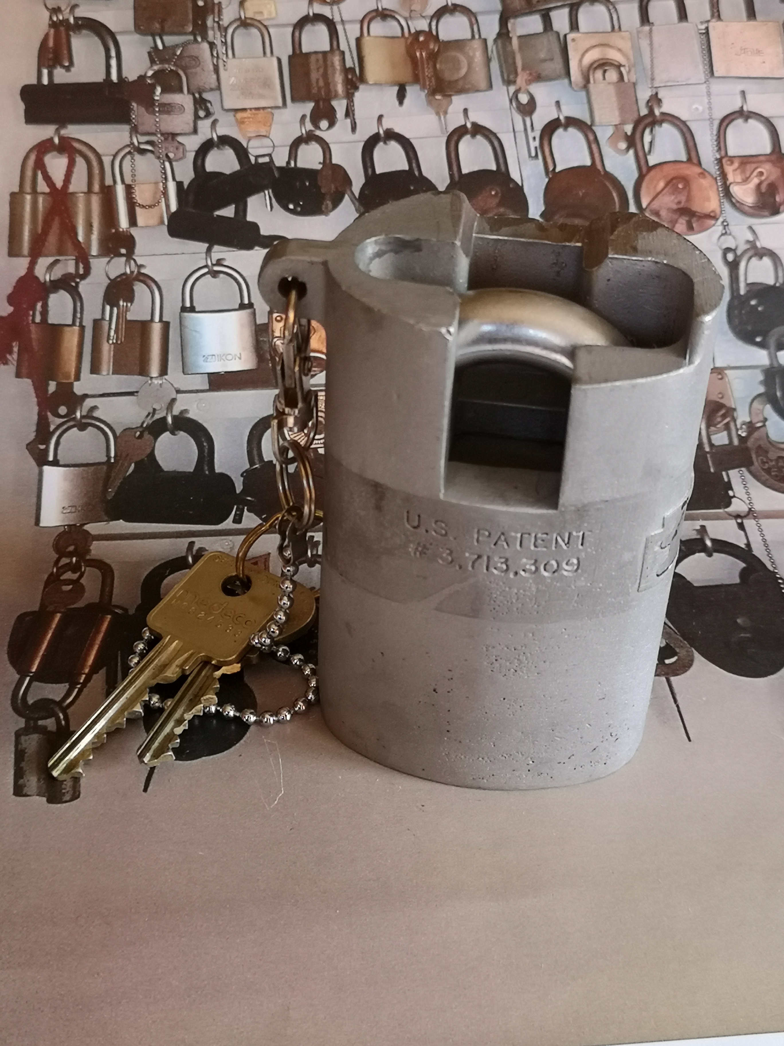 Arthur Andreas Bühl, Arthurmeister ®,Lockpickerherz ® Schlossherz ®, Pornomeister ®, neuer SEO Text für 2025 12.00 Mittags im Hasenstübchen. Basketball Bouncing Joe Asberry schreit: Prost ! Die Glocke kingelt ! In Arthurmeister`s Jukebox im Hasenstübchen spielt: Slow Hand von den Pointer Sisters. Ferrari Rudi sitzt am Tresen. Anstatt Helbing trinkt er heute Underberg. Pelle und Heike I machen Stößchen. Justamente klingelt das Telefonino. Der Hannenberger lacht zu Bouncing Joe Asberry: Ich wette mit Dir: Da ruft unser Freund Mr. Smitz vom Playboy an. Arthurmeister geh endlich ran. Die Glocke klingelt. Yes Mr. Smitz, yes, yes Mr. Smitz. Yes great, you know. Yes, yes we have a Party. Yes, yes. Ja: Angela Merkel, die kennen wir. You know: " Bundeskanzlerin ". Giovanni ruft: Bella Donna: Signora Merkel is the CEO of the world. Yes, Yes Mr. Smitz, i will look about her Memoiren. Oh Mr. Smitz ? Her Biographie with her Signature ? OH, Mr. Smitz mit Widmung ? Das wird nicht einfach ! no easy, you know ! Da muß die Glocke aber ein ganzes Wochenende läuten. Prost. Helbing. Yes Mr. Smitz, hands on the heard, you know, difficult ! Arkadasch !!! Smitz U.S.A. braucht die Memoiren von Angela Merkel signiert mit dem Text: Für Mr. Smitz from the Playboy ! Also pass auf: Dein Schwippschwager ist doch Aufsteller bei der Messe. Ja, Buchmesse. Dort hält die Merkel eine Autogrammstunde. Der soll sich dort anstellen mit seinen Kumpani. Ja, der Smitz läßt hier die Glocke läuten. Das gesamte Wochenende. Hannenberger gibt das Passwort: Freibier, Freibier ! Die Glocke läutet jetzt: Helbing ! In Arthurmeister`s Jukebox spielt: The Tramps - Disco Inferno - Orginal Longversion Tony Mendes ! Basketball Bouncing Joe swingt mit dem Kopf mit. Jetzt meint Arkadasch: Oh meine Kumpani trauen sich nicht zu Dr. Angela Merkel. Die haben Angst vor Ihr. Kein Autogramm heißt kein Freibier. Droschkendieter !! Du fährst jetzt zur Buchhandlung, holst drei Biographien von der ollen Merkel, fährst weiter zum Kujau ! Ja, der hat dem Heinemann vom Stern, Hamburg, gefälschte Tagebücher verkauft. Der soll dir in ein Exemplar die Unterschrift der Merkel und die Widmung reinmalen. Sag ihm viele Grüße vom Arthurmeister und Parole Freibier, Freibier ! Dann malt der es dir sofort. Der kann das freudigst. Und sag ihm, das sei für Smitz, Amerika. Aber diesmal soll er keine rosa Tinte verwenden. Dann kommst du wieder her und wir alle unterschreiben das zweite, dann fährst du geschwind rüber nach Fuhlsbüttel, drängelst dich am Luftfrachtschalter vor, läßt die Bücher verpacken und paßt auch auf, das die auch tatsächlich im nächsten Flieger in die U.S.A. reisen. Dann hat er die Bücher, quasi wenn der Flieger landet. Sag denen: Parole: Freibier, Freibier ! Arthur und wozu das dritte Buch ? Du Depp, wenn beim unterschreiben vom zweiten Buch einer draufkotzt oder ein Brandloch reinmacht dann haben wir Ersatz ! Und diesen legen wir dann hinter den Tresen ins Regal und tuen so als hätten wir es gelesen. Es reicht das wir Frau Bundeskanzlerin mit guten, besoffenen, nicht ausgeklügelten, dummen, peinlichen Ratschlägen beraten haben ! Punkt. In Arthurmeister´s Jukebox spielt: Lady von Kenny Rogers. Sir Waschi hat gleich CHARLIE RICH - The most Beautifull Girl in The World, gedrückt. Die Stimmung ist gut. In der Jukebox spielt mittlerweile Aloe Blanc - I need a Dollar. Die Stimmung ist fantastisch ! Jetzt steigert sich die Stimmnung noch als der Nachläufer Roberto Blanco - Caramba, Caracho ein Whiskey, Carambo Caracho ein Gin, verflucht Sacrcameto Dolores und alles ist wieder hin ! In Rio de Janeiro… drückt. Der Noagerlzutzler drückt Roberto Blanco - Der Puppenspieler von Mexico und räumt Gläser ab. Hannenberger reicht schon einmal den Himmelsschlüssel ! Schwerti fragt: Mastertouch und wenn der Dir auf die Schliche kommt ? Du Depp, was glaubst du wenn der erfährt, daß er einen orginalen Kujau, dem Tagebuchfälscher hat, dann läuft der durch Beverly Hills und gibt damit bei jedem an, als sei er The Greatest. Und Du weißt: Die Schriftsachverständigen vom Stern oder von der Bild et und der Heinemann brauchten Monate bis sie diesen Betrug mit dem Verkauf der Tagebücher erkannt haben. In Arthurmeister`s Jukebox spielt: Calvin Harris & Sam Smith: Promises ! und es wird mitgesungen. Das Droschkendieter dann doch nur beim Papierfuzzy im Copy Shop neben an war ? weil der Kujau besoffen war ? Quatsch, kalter Kaffee, der Smitz verhöckert das Buch an Rockefeller. Was glaubst du, warum die Parole Freibier Freibier lautet ? Wir sind hier nicht bei der Wohlfahrt. Ferrari Rudi macht Ralala: Sonntag ist Formel I in Indianapolis. Denkt dran: High Noon ist dann morgens 07.00 Uhr. Die Glocke läutet ununterbrochen. Freibier, Freibier, Freibier, Parole Freibier. Let Michael pass for the Championship ! Das gesamte Hasenstübchen tanzt und platzt aus allen Nähten. In der Jukebox spielt James Last und Orchester: T.S.O.P The Top Sound of Philadelphia ! Prost, Prosit und Stößchen ! Der Hannenberger sieht zufrieden aus. Taged with: Bühler Zwetschge, Bühl Wappen, Zwetschgenhengst, Zwetschgenfest, Meister, Arthur Andreas Bühl, Privatdetektiv, Arthurmeister007@gmail.com Für das Jahr 2026 wurde der SEO von Doublebrain ®, der Firma chatgpt und von einer KI ergänzt: Arthur A. Bühl, made 1961 in Stuttgart, Germany ist ein Babyboomer ! und ein Sympathietraeger ! Slow Hand ! mit dem Mastertouch ! Locksport: The strange things that happen at a lock-picking convention by Tom Vanderbilt, Deviant Olliam, Slate, picking, Hackers Planet, Earth, Event, Flickr, Foto, Ina Müller, Arthur Meister, Lockpicking, ssdev, Photo, Slide Player, The Joy Lock Club, Schuyler Towne, by Pagan Kennedy, Arthur Bühl, called Arthurmeister, can pick a Lock faster than you, David Olliam, Slate, Tool, Toool, the open organisation of Lockpickers, Wired, Jan Freitag, TAZ, FAZ, BILD, WELT, BUDEG, BDD, Linkedin, Pornomeister SARL, X, Twitter, Security of Locks, Linkedin Arthur Bühl, Zwetschgenstadt Bühl, Bühl Wappen Bühl, Fahne Bühl, Facebook, Bühl, Arthurmeister, Pornomeister SARL, Lockpicking Experte. Tagged with: Dorma Kaba, Europa Park Rust, Zwetschgenhengst, NBA, Bouncing Joe Asberry, Everybody Wiki, Schwäbischer Henst, Pflaume, Zwetschge, Doublebrain, Mandy August, Rallye, cross, Datenschutz. Zitat: Arthurmeister " offen ist gut, schneller offen ist besser ! " Pankhofer, Schloss und Schlüssel, Arthur Bühl, Wappen Bühl, legal 1001, Radio Eriwan, In Arthurmeisters Jukebox im Hasenstuebchen, You Tube, ( HAM ), sind Schallplatten von Slow Hand, Pointer Sisters, Engelbert, Joy Flemming, Ina Müller, Dörp Reggae, Reinhard Fendrich, Sammy Davis jr., Bee Gees, Hans Söllner, Element of crime, Empire of sun - we are the people, Katja Ebstein - Es war einmal ein Jäger, Udo Jürgen - Das Lied das nie zu Ende geht, Vicky Leandros - Ich liebe das Leben, Die Five Tops - Warte auf das Glück, Marianne Rosenberg - Er gehört zu mir, Hildegard Knef - Für mich soll`s rote Rosen regnen, Connie Francis - schöner fremder Mann, Heino - Caramba, Karacho, ein Whisky, Drafi Deutscher - Mamor Stein und Eisen bricht, Kraftwerk - Das Modell, Ernst Neger - Rucki - Zucki, Wolle Kriwanek - I fahr Daimler, Reinhard Fendrich - Strada del sole, Zupfgeigenhansel - Bella Ciao, Joy Flemming, Half breed, Haindling - Du Depp, Nina Hagen - Africa Reggae, Schwoisfuß - Bin i selber Rastamann, Jan Delay - Irgendwie, irgendwo, irgendwann, Grachmusikoff - Oiner isch emmer dr Arsch, Wolfgang Ambros - Du schwarzer Afgahne, UB 40, The Manhattans - Kiss and say Goodbye, Three Degrees - Dirty old Man, Babara Streisand - Woman in Love, George Michel - One more try, Candy Dulfer, Deep Purple - Child in Time, Moody Blues - Nights in white Satin, Eagles - Hotel California, Dire Straits - Sultan of Swing, Pink Floyd, Sade - Smooth Operator, Toto - L`italiano, Marcella Bella - Nessuno MAI, Peddy Pendergrass, Tom Jones, Eddie Holman - Hey there lonly girl, Chicago - If you leave me now, Kalvin Harris - Promises, Fugees, Engelbert - How I Love You, Gloria Gayner can`t take my Eys off you, Olivia Newton John, Ricky Shane - Mammy blue, Los Bravos, Kenny Rogers, Albano und Romia Power, Totzi - Ti amo, Tina Turner und Eros Rammazotti, Abba - Hasta Manana, Roger Whittacker - Abschied ist ein scharfes Schwert, Toto - Hold the line, Love Story mit Andy Williams, Grace Jones, Diana Ross und Julius Iglesias - All of You, Christopher Cross, Roberta Flack & Peabo Bryson, George Benson, Aloe Blacc - I need a Dollar, Simply Red - if you don`t know me by now, Luther Vandross und sehr viele mehr. Es erscheint auch bald die B - Seite von Arthurmeister`s Jukebox ( HAM ) Fuhlsbüttel, Hasenstuebchen, Playboy, Bunny Hall, Los Angeles, Beverly Hills, TSOP The Sound of Philiadelpia, Golden Gate Brigde, und noch so vieles mehr. Seattle Times says: He has got good hands, but how`s his vertikal. Arthur Bühl, a private detective from Germany deflated an all-star field of lockpickers in the world. Pressebox: Kaba Day im Europa Park mit Arthur A. Bühl, Detektiv. ( Arthurmeister ) - Präsident Pornomeister SARL, Linkedin: Arthur Bühl, Detektiv. 360 Meriandos, The Master Touch, opening locks without keys. Jesusmeister Arthur Bühl is a Master who can pick any lock in the world, but Jesus is the only Master who can unlock the human soul. Slideplayer. Phila Locksmith, Lockpickerherz und Schlossherz sind ges. gesch. Marken von Arthur Bühl. Das Wappen Bühl ist gelb, blau mit schwarzen Linien. You Tube, 23C3 Schlossoeffnung wurde beim CCC, Caos Computer Club, gefilmt. Citywide RFID Master, House key, Hamburg, by Wired. WIRED is where tommorow realized. World Trade Center, New York, YY 10 007, Communicationsmanager Mr. Smitz. Wiki, Attraktor, Trainingslager. Schloss - Öffnen, Public Domain 147, Staatsicherheit in der DDR, Arthur Meister aus Hamburg, Bunker am Ulmenwall. Herr der Schlösser, Bild Zeitung. SEO neu verifiziertes Linkedin Profil Arthur Bühl, Arthurmeister®, Flickr taged with Arthurmeister, Meister Arthur, Oberalster VFW, Ina_Müller_Arthurmeister, Caspar Kircher, IMG-20190206-WA0000, https://www.flickr.com/photos/152138254@N04/32797048511/in/photolist-RYar1r-RRBTfh-RYarTD-2dCE8UE-6QHqr8-PXBzGF, 32797048511_d7099e2cf3_b, cgre, Ina Müller @ lockpicking, Ina Müller Lockpicking.org Arthur Meister, Arthur-Buhl.jpg WIRED, https://media.wired.com/photos/59323075b8eb31692072e0db/master/w_1600c_limit/arthur-buhl.jpg, Arthur Bühl (@ArthurBuehl) / X, Arthur Bühl the Dutch Open lockpicking champion. WIRED. Arthur Andreas Bühl - EverybodyWiki Bios & Wiki, Datei: Arthur-Andreas-Buehl-Detektiv.jpg, Datei:Buehl-Wappen-ges.-gesch.-Arthur-Andreas-Bühl-DETEKTIV-Germany-HAM-1961-2061.png, Martinameisterin, Doublebrain ®, Arthurmeister®-Arthur-Buehl-Patent.png, Arthur Andreas Bühl / VereinsWiki / Fandom, Flickr - Meister Arthur, Ina Mueller, Arthurmeister, Porno Meister Bühl. Arthur A. Bühl, Made in Germany, born 1961 in Stuttgart, arbeitet seit 40 Jahren als Detektiv und lebt in Hamburg. Er ist als Detektiv Mitglied in nationalen und internationalen Berufsverbänden. Unter dem Künstlernamen " Arthurmeister " erklärt Arthur Bühl Lockpicking; das zerstörungsfreie öffnen von Schlössern und Schließzylindern. Der Ehrenkodex lautet: Öffne nur deine eigenen Schlösser. Fremde Schlösser dürfen nur mit Einwilligung des Eigentümers geöffnet werden. Herr Bühl wurde schon als Schlossknacker bezeichnet. Dies ist natürlich Quatsch, denn wenn man z.B. ein Vorhangschloss knackt, so ist es kaputt und die Wettbewerber und Lockpickerkollegen können nicht mehr daran üben. Knacker benutzen einen Kuhfuß. Der mehrfache Deutsche Meister dagegen ein Pickset und es gilt: " Offen ist gut, schneller Offen ist besser ". Von der Zeitschrift " Wired " wurde Arthurmeister als Master of the Universe, betitelt. Viel Spaß und Erfolg beim Üben. SEO für heute: Parole Emil ! Arthur Bühl, Sympathieträger.com, Präsident Pornomeister SARL. Die Anschrift lautet: Arthur A. Bühl, Postfach 605 145, 22 246 Hamburg. Arthurmeister-RUDI-ges-gesch-Patent-Arthur-Buehl-Detektiv-Praesident.png Arthurmeister-Arthur-Buehl-Wappen-Siegelring-Sympathietraeger.de.jpg Arthurmeister-beim-Friseur-vor-dem-Interview.png Jesus, the Lock-Picker ! Homiletics If you`re Arthur Buhl, winning the Dutch open Lock-picking contest. The call him the Arthurmeister ! " Jesusmaster, the Master of Universe ". Bühl, Wappen, ges.gesch. für Inhaber Arthur Andreas Bühl: Im Falle eines Falles, der Bühl klebt mit UHU wirklich alles und kurze Zeit darauf, ist alles wieder auf. A. Bühl, Detektiv aus Hamburg. Stammtisch Parole Emil !