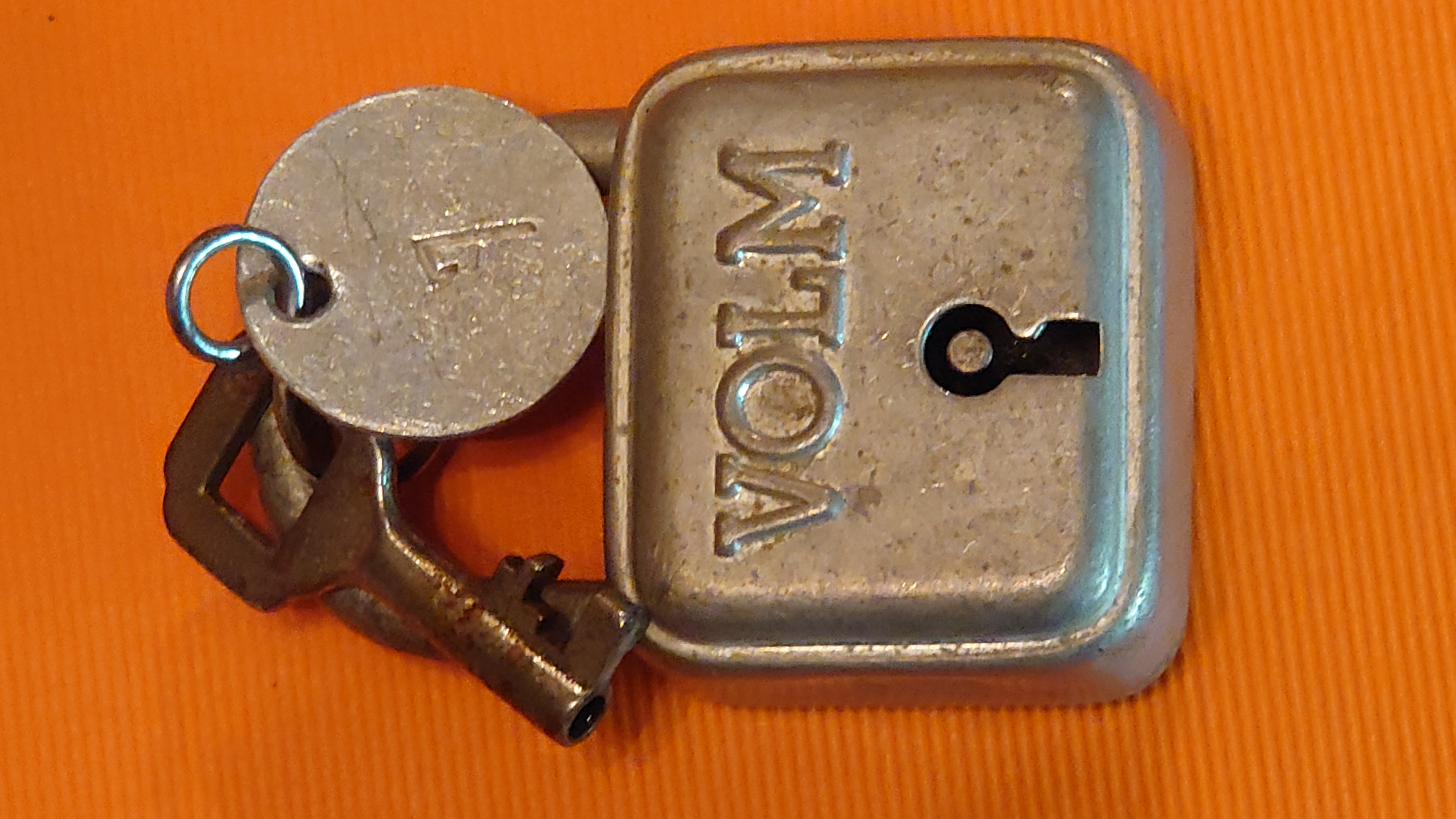 ♥ 𝔄𝔯𝔱𝔥𝔲𝔯 𝔅ü𝔥𝔩, 𝔄𝔯𝔱𝔥𝔲𝔯𝔪𝔢𝔦𝔰𝔱𝔢𝔯® Bühl, Arthur, Jahrgang 1961, Made in Germany, Detektiv or Private Investigator how Mr. Smitz from the PLAYBOY, Beverly Hills, say`s. Yes Mr. Smitz i will send you the Photo Arthurmeister`s F1, Jacket for your LeporelloUS. to your E - Mail Mr.Smitz@Mr.Smitz.us. Ok, Mr. Smitz. Mr. Smitz do you know what Google Earth is ? Take BÜHL Arthur, only by Google Earth, you know ? have done it ? Yes Google will show you my Panel superfast. Cool, Arthurmeister, cool. Yes Mr. Smitz, this can i do for you too ! Yes with SEO. Yes, yes, i have Arkadasch erklärt, sein Erikli pasta is not so genial. Der beste Zwetschgenkuchen, you know plum tart, is from the Stadt Bühl. Not laughing in the USA. Bühl is a City like my Name. And the People in this City called it: Zwetschgendatschi ! you know. This is the world best plumcake. Yes Datschi ! Yes, Stadt Bühl is near Baden - Baden, the Casino, you know ! Yes. Baden-Württemberg. You must know there is since 1927 the traditionell Zwetschgenfest. And there ist the Zwetschgenkönigin ! Mr. Smitz, my Ur Ur Ur Ur Grandfather is born in Bühl. My Great Grand Grand Mother where also born in the town Bühl. Their profession was Zwetschgenpicker. Not Lockpicker, Zwetschgen / Plum Picker. And Rüttler. Oh, really ! Yes, Yes. And since this time the name of the family Bühl from the Stadt Bühl is: Yes you know - Buehl. Yes i will give Greetings from you to Mrs. Friede Springer from the Newspaper BILD et. Yes, the Elbphilharmonie is in Betrieb. OH, Mr. Smitz, greeting´s to you from Joe Asbbery, NBA, you know. Tomorrow we will meet us in the Hasenstübchen, our Rabbit Hall. For Lockpicking und Beer. Call you. Parole Emil ! Not E-Mail. Provided by www.Arthur-Bühl.de and www.Arthurmeister.de 𝔄𝔯𝔱𝔥𝔲𝔯 𝔅ü𝔥𝔩, 𝔄𝔯𝔱𝔥𝔲𝔯𝔪𝔢𝔦𝔰𝔱𝔢𝔯 ® JOE ASBERRY Hey Joe " Asberry ", ruft F 1 Rudi vom Tresen, Prost und Stößchen ruft Heike III zum Stammtisch. Die Jukebox spielt in voller Lautstärke Mr. Bojangles. Arthurmeister, der Sympathieträger hat bay the way mit einem ABUS Padlock Joe`s Michael Air Jordan`s Basketball bag gesichert ! Auch der Michael Jordan mußte hier im Hasenstübchen das Basketball bouncing Verbot akzeptieren. Formel 1 Rudi schreit: Bouncing darf und kann hier nur ein Michael Schumacher. Die Cartomanze meint, ein Ralf Schumacher auch ! Prost Weizen, Stößchen, Käppchen, ASBERRY !!! Die Jukebox by Youtube spielt " Slow Hand ". Joe, du rascal belehre uns nicht schon wieder. Wir sind hier in der Rabbit Hall and smoking is good for your drunken head. Prosit, Cheer`s, Salute, Gin Gin, altüst, sante` und Viva ! Hoch die Tassen ! Am Tresen läutet die Glocke. Der Rotamint der blinkt. Drei Tage war der JOE krank, jetzt trinkt und raucht er wieder. Gott sei Dank ! Verschlagwortet mit: Arthur Bühl, Detektiv, the dutch open Lockpicking Champion ! From WIRED. ÖFFNUNG OHNE SCHLÜSSEL, Linkedin Joe Asberry, NBA, Twitter X. Basket Ball Bouncing Verbot, Arthurmeister, Raucher, Roth - Händle, Stadt Lahr - Bühl, Schwarzwald, Black Forest, Rötkäppchen you know Mr. Smitz, Sorte Schwäbischerhengst de is großfruchtig und süss wie UHU. Buhl er Zwetschge. No, only woman has Pflaumen ♥ Wappen Arthur Andreas Bühl, Flagge ! Wilhelm Busch ♥ 𝔄𝔯𝔱𝔥𝔲𝔯 𝔅ü𝔥𝔩, 𝔄𝔯𝔱𝔥𝔲𝔯𝔪𝔢𝔦𝔰𝔱𝔢𝔯 ® High Noon, elevener Clock, Hasenstübchen, HAM. In der Jukebox spielt: Pointer Sisters - Slow Hand, und der Tresen grölt, Arthurmeister with the Mastertouch. A Lover whit the Easy Touch ! Nochmals " Asberry " ! Hier herrscht Basketball Bouncing Verbot ! Wir sind hier nicht bei der NBA und du wirfst keinen Korb ! Du triffst den Korb ja nicht einmal. Am Tresen läutet die Glocke: Helbing und Stößchen ! Hey Pony ! Heike V drückt in Arthurmeister`s Jukebox: Die Affen rasen durch den Wald. Arthurmeister ruft: Parole Emil. Formula One Rudi grölt: Bouncing Verbot ! Asberry hat Bouncing Verbot ! Weizen ! Joe fragt Arthurmeister: Arthur my Friend, i need for my Basketball Friens from the NBA a instruction of Lockpicking. Arthur lacht: only wenn Michael Air Jordan und Michael Schuhmacher mitmachen. Pelle schreit vom Tresen: Schuhmacher ist ein Kannister Kopf. Pino kann ihn gerade noch daran hindern Marmor Stein und Eisen bricht zu drücken. Joe wünscht sich: Teddy Pendergrass - Turn Off the Lights… Ja Joe, es ist möglich eine solche Schulung auszurichten. Hierzu muß ich bei der Firma Amazon Lockpicking Set`s und Lockpicking Zubehör wie weitere Hook`s, Snakes, Rake`s und Tension Wrenches besorgen. Vorführmaterialien wie cut away Zylinder und Übungsschlösser habe ich parat. Ich zeige den E - Pick, und führe dir die Pick - Gun vor. 1 Schuss. Du verstehst. Prost ! Weizen, Stößchen`s, und Helbing für alle. Asberry und Bühl umarmen sich ! Sympathieträger halt ! In der Jukebox spielt: Element of Crime - Mittelpunkt der Welt… See You tomorrow, wir besprechen alles weitere wie: How to pick a Car. Verschlagwortet mit: Arthur Bühl, Arthurmeister® Arthur ♥ Schwäbischer Hengst, Buhl, Zwetschgen Heini, Arthur Bühl Wappen, Fahne, Buehl er Zwetschge, Made in Germany, Born 1961, Sympathieträger, Google Earth, Mittelpunkt der Welt, Pflaumen, Arkadasch, Datschi, ♥ Martinameisterin, Cartomanze, Scholischek, " HIGH NOON ! ", ♥ Vokuhila ♥ Parole Emil ! 𝔄𝔯𝔱𝔥𝔲𝔯 𝔅ü𝔥𝔩, 𝔄𝔯𝔱𝔥𝔲𝔯𝔪𝔢𝔦𝔰𝔱𝔢𝔯 ® Next Day: High Noon at 11 fer Clock: Joe Asberry der alte NBA Bouncer betritt das Hasenstübchen, ( HAM ) his Rabbit Hall ! In Arthurmeister`s Jukebox spielt: Nein nicht Hey Joe, sondern Aloe Blacc - I Need a Dollar ! Arthur Bühl spricht: gerade habe ich mit Mr. Smitz telefoniert. Joe: Smith ist ein Sammelbegriff wie Meier. Mr. Smitz you know, he is the CEO of the Magazin Playboy - Beverly Hills. Ja und der ist mein Freund. Den kenne ich über die BILD et. We have a Telefon call. Der Mr. Smitz hat dann den Mr. Jeff Bezon, ja du weißt schon, den vom Amazon Lieferservice angerufen. Er hat ihm erklärt daß ich mit dem NBA Bouncer Joe Asberry in Sachen Lockpicking einen Workshop machen möchte. Die Glocke läutet: Weizen, Helbing und Pony`s ! F 1 Rudi schreit am Tresen: Joe, laß dir lieber erklären wie du Scott Speed das laufen beibringst. Am Tresen wird es lauter: Minardi, Minardi, wir gewinnen nie ! Scott Speed, der Name geht im Gelächter unter. Pelle schreit: der Schuhmacher ist ein Kanister Kopf. Arthurmeister meint: let Michael pass for the Champions Chip ! Arthurmeister`s Jukebox spielt exclusive für Joe: Sammy Davis jr. - Mr. Bojangles ! Also Joe, der Smitz hat beim Bezos von Amazon angerufen, wir wollen einen Lockpicking Practical Kurs meistern. Der Bezos ist dann ins Amazon Head Quarter gefahren. Nein, nicht im Uber. F 1 Rudi schreit: Der Bezos fährt Ferrari. Scholischek meint: Maybach ! Also Joe, der schaut jetzt im Amazon Lager wie viele Lockpicking Tools und Jigglers er hat. Auch Pickset`s. Er sieht auch nach wie viele HPC, 2000 er Hook`s er hat. Lockpicker Beginner Sets von Majestic und Starter Sets von Mr. Peterson sagt er, hat er Massenweise auf Lager. Arkadasch sagt, sein Schwippschwager vom Neff Cousin und dessen Freund in Berlin - Kreuzberg könnten auch solche Pick Werkzeuge und Spanner herstellen. Die haben genug Schwarz Arbeiter. Die Sympathieträger Bühl und Asberry prosten sich genüsslich zu. Weizen ! Die Cartomanze die alte Kartenlegerin meint sie könne auch spooxe anrufen. Der Noagerlzutzler meint: Ihr Deppen, auf Berlin mußt du jahrelang warten. Heike IV ruft Stößchen ! Der Pino Frank lallt: Die Rautenfotzen bleiben für immer in der zweiten Liga. Joe ich bin mir sicher der hat auch Master bzw. Meister Lock`s. Die sind für eine Testrunde gut. Ja, die Dinger heißen Master Padlock ! OPEN ! Beer ! Nicht zu verwechseln mit Medeco ! Arthur läßt in der Jukebox im Bunny Hall TSOP spielen. The top Sound of Philladelphia ! Prost, Stößchen ! Pelle läutet auch die Glocke: Prost, Stößchen`s, Pony`s ! Dafür darf er auch für einen Heiermann: Heino - Caramba, Caracho ein Whisky drücken. Ja, Joe, aber kein Bouncing ! Der läßt die Sachen via Airforce Seattle to HAM liefern. Du weißt wie schnell Amazon liefert ! Sir Washi meint: Amazon sei so schnell wie Scott Speed. Alle lachen: Wenn er nicht wieder in die Mauer fährt ! Verschlagwortet mit: Arthur Bühl, Arthurmeister® Arthur ♥ Schwäbischer Hengst, Buhl, Zwetschgen Heini, Arthur Bühl, Wappen, FLagger, Buehl er Zwetschge, Made in Germany, Born 1961, Sympathieträger, Google Earth, Mittelpunkt der Welt, Pflaumen, Arkadasch, Datschi, ♥ Martinameisterin, Cartomanze, Scholischek, " HIGH NOON ! ", ♥ Vokuhila ♥ Parole Emil ! ! 𝔄𝔯𝔱𝔥𝔲𝔯 𝔅ü𝔥𝔩, 𝔄𝔯𝔱𝔥𝔲𝔯𝔪𝔢𝔦𝔰𝔱𝔢𝔯 ® 11.30 High Noon im Hasenstübchen. Der Hannenberger hat die Frikadellen fertig. Senf kommt aus dem Glas. In Arthurmeister`s Jukebox spielt: Santana - Fleur da Luna. Am Stammtisch diskutieren Bühl und Asberry über Lockpicking und Präsentationen: Arthurmeister erhält einen Anruf über die 007. OH, Mr. Smitz, nice to hear you from Beverly Hill`s. OH, What ! The Airplane from Jeff Bezos, Amazon is on HAM landed ! YES, Mr. Smitz, nice to hear this Song. Slowly Arthurmeister: There is a little Problem with the Custom. Mr. Smitz ! this is not really a Problem. HAM is four Minutes from the Hasenstübchen away. I will send Taxi - Dieter. He knows there a Hintereingang, a Backdoor, you know ! I call you back. Yes, yes, Außer Regen nicht viel gewesen. Greetings to Mr. Bezos. Tell him thank you for the Support. From Stammtisch too. Arthurmeister`s Jukebox spielt: Rucki - Zucki ! Die Frikadellen vom Hannenberger schmecken jetzt auch ohne Senf. Prost, Stößchen, Weizen, Helbing und für den Noagerlzutzler ein frisches vom Faß. Die Jukebox spielt: Die Five Tops - Warte auf das Glück ! 2 Stößchen später kommt Taxi Dieter zurück in den Bunny Hall ! Oh, OH, der Zoll, eH ! Als die mich gesehen haben war der Fisch geschuppt. Die haben mir beim Einladen geholfen. 5 Pakete a`50 Kilo ! Eine viertel Tonne. Ich durfte auch den Zoll zum Lockpicking Event einladen. Tragen helfen !! Stößchen, Pony, nö, heute Käppchen ! Die Jukebox spielt: Element of Crime - Am Ende denk ich immer nur an dich ! Mr. Smitz ! you are the best ! Greetings to all Smith in the USA. Yes, Yes, Mr. Smitz, Yes. I make greetings to Friede Springer from the BILD et; Ronzheimer too. Yes, Yes, und greetings for Mrs. Quandt. If Bezos will, i can show him on the Lockpicking Demonstration how easy he can pick a BMW whit a Key Blank. Yes, Yes, Mr. Smitz ! 3 Seconds ! OFFEN, OPEN, APERTO ! schreit Giovanni und will Chianti. Bei Fiat und Ferrari Modellen ist es so ähnlich. Bei manchen brauchst du aber ein polito, ja, Nagelfeile. Prost Chianti. Yes Mr. Smitz, die Ring bell`s, Hells Bells, die Glocke klingelt, you know ! We call in time. F 1 Rudi schreit: Hülkenberg ! Giovanni schreit: Giacomo Agostini ! Joe schreit: Scott Speed ! Arthurmeister`s Jukebox spielt: The Pointer Sisters - SLOW HAND, Arthurmeister the lover with the Mastertouch ! Arkadasch bekommt von Bühl Raki ericli Plum, Sorte Schwäbischer Hengst ! Prost Zwetschgenkönigin ! In der Vitrine von Arthur Andreas Bühl, Arthurmeister sind Schlösser, Padlocks, von ABUS, Master, BKS, CES, DOM, EVVA, Assa Abloy, Z Ikon, Kaba, Keso, ASSA, Winkhaus, Wilka, Trelock, Schmelting, Bode Panzer, Ancor Las, Drumm Geminy, Xylock, SEA, Medeco, Mul-T-Lock, Cut away, ABUS Granit, Pfaffenhain, E*S, ESS, Nemef, BAB, Babelsberg, Stasi, Diskus, WMF, Tesa, Vachette, Cisa, Wally, Rielda, Mottura, Viro, FAI, GeGe, Fichet, Bode Panzer, Tresor, Bramah, Protector, Braun`s Patent, Walomatus, Arolds, Combination Lock, Yale, Master, American Lock, Tubular, China, Indien, Aligarh, Nepal, Thailand, Zahlenschlösser, Himmelsschlüssel und noch vieles mehr, vorhanden. Alle Schliesszylinder sind Übungsmaterial für das Lockpicking. Schlagschlüssel sind auch dabei. Das Trabbi Tool, Stasi, natürlich auch. Das Wappen Arthur Andreas Bühl ist angebracht ! Die Flagge weht im Hasenstübchen. KI Satz zum Einfügen: Notiz: Alle SEO Texte wurden mittels einer ♥ KI ( Künstliche Intelligenz ) der Firma Doublebrain ®, ( ges. gesch. DPMA, Berlin, Reg.-Nr. 302022224017 ) ( Die E - Mail lautet: Doppelhirn@Doublebrain.de ) und doppeltem Helbing aus dem Leporello: 𝔄𝔯𝔱𝔥𝔲𝔯 𝔅ü𝔥𝔩, 𝔄𝔯𝔱𝔥𝔲𝔯𝔪𝔢𝔦𝔰𝔱𝔢𝔯® Herr Arthur Bühl, kritischer Privatdetektiv aus der Hansestadt Hamburg, bereitet sich auf ein Interview mit der BILD et vor. Bei Babsi und Gina in Fuhlsbüttel wird ihm zuvor der Vokuhila geschnitten. Herr Arthur Bühl wurde schon in der BILD et als " Herr der Schlösser " beschrieben. " Ein bisschen Ruhe bitte " schreibt Jan Freitag von der TAZ. Er erwähnt auch eine Mustertür by Wendt. Es wird darin herumgeprökelt. Selbst Arthur Bühl, der weltbeste aus dem Lockpicker Mekka Hamburg, betreibt pures Understatement, weil er sein Schloss in nur 20 Sekunden " geknackt " hat. Charles Graeber von der Wired.com beschreibt in seinem Artikel Master Lock - Pickers do bottle Arthur Bühl " The Master of the Universe ", Arthur Bühl a private Detective of Germany open locks. Bühl`s Fabio - the - Barbarian Look stands out. He wins the Dutch Open and is now Master of the Universe. The people cry: " Arthurmeister ! booms Arthurmeister ". Mark Webber Tobias, the Author of Locks, Safes, and Security, a Police Reverence, say: Arthurmeister, that ist beautyful. " Open ! " sagt Arthurmeister ", offen ist gut, schneller offen ist besser ". " Beer !" Arthurmeister booms back and a new Champion is born. Die Welt berichtet: " Die Kunst, Schlösser ohne Schlüssel zu öffnen ". Vereinsmitbegründer und Vizepräsident Arthur Bühl trägt seine Leidenschaft schon auf der Krawatte. Sie ist rot mit gelben Schlüsseln drauf. Intern wird er ehrfürchtig " Meister Arthur " gerufen. Er hat es zum siebenfachen Deutschen Meister in verschiedenen Disziplinen geschafft. Er pickt seit der Kindheit. Sein erstes Trainingsobjekt war sein Spardosenschloss - Ein klassischer Einstieg… . Die Slate berichtet über Arthur Bühl als Lockpicking Legend. Es gibt einen Artikel Tool for Picking and Decoding by Stasi, CCC, Vortrag Berlin. Amateur Hour berichtet: Arthurmeister has " The Master Touch ". Bei den Kaba Day `s im Europa Park Rust schreibt die Pressebox: auf großes Interesse der Teilnehmer stieß auch die praktische Vorführung von Steffen Wernéry und Arthur Bühl, die gängige mechanische Schließzylinder ohne Schlüssel zerstörungsfrei öffnen. Meist in Sekundenschnelle. Auch die Chemnitzer Zeitung " Freie Presse " hat über das Lockpicking und Arthur Andreas Bühl alias Arthurmeister berichtet. Dwight Perry schreibt: Arthur Bühl has good hands ! In der Philalocksmith wird Arthur Bühl auch als Lockpicking Legend betitelt. Es gibt auch einen Beitrag, 360 Meridianos. In der Datenschleuder, CCC, wurde über ihn als Sympathieträger berichtet. Veröffentlicht unter Linkedin, Xing, Google Panel, Twitter X. In der Vitrine von Arthur Andreas Bühl, Arthurmeister® sind Schlösser, Padlocks, von ABUS, BKS, CES, DOM, EVVA, Assa Abloy, Z Ikon, Kaba, Keso, ASSA, Winkhaus, Wilka, Trelock, Schmelting, Bode Panzer, Ancor Las, Drumm Geminy, Xylock, SEA, Medeco, Mul-T-Lock, Cut away, ABUS Granit, Pfaffenhain, E*S, ESS, Nemef, BAB, Babelsberg, Stasi, Diskus, WMF, Tesa, Noch, Vachette, Cisa, Wally, Rielda, Mottura, Viro, FAI, GeGe, Fichet, Bode Panzer, Tresor, Bramah, Protector, Braun`s Patent, Walomatus, Arolds, Combination Lock, Yale, Master, American Lock, Tubular, China, Indien, Aligarh, Nepal, Thailand, Zahlenschlösser, Himmelsschlüssel und noch vieles mehr, vorhanden. Alle Schliesszylinder sind Übungsmaterial für das Lockpicking. Schlagschlüssel und so vieles mehr, sind auch dabei. Auch der Sputnik. Verschlagwortet mit: ♥ Vokuhila, Friseur ♥ Schwäbischer Hengst, Zwetschgen Heini, Bühl er, Zwetschge, Google Earth, Mittelpunkt der Welt, Martinameisterin, Cartomanze, Scholischek, " HIGH NOON ! ". ♥ Parole Emil ! " Arthurmeister Bühl und Bouncing Joe Asberry im Hasenstübchen ", generiert. Die Jukebox spielt: Loredana Bertè - E la luna bussò. Der Reggae Auftakt ! ♥ 𝔄𝔯𝔱𝔥𝔲𝔯 𝔅ü𝔥𝔩, 𝔄𝔯𝔱𝔥𝔲𝔯𝔪𝔢𝔦𝔰𝔱𝔢𝔯® In der Vitrine von Arthur Andreas Bühl, Arthurmeister sind Schlösser, Padlocks, von ABUS, BKS, CES, DOM, EVVA, Assa Abloy, Z Ikon, Kaba, Keso, ASSA, Winkhaus, Wilka, Trelock, Schmelting, Bode Panzer, Ancor Las, Drumm Geminy, Xylock, SEA, Medeco, Mul-T-Lock, Cut away, ABUS Granit, Pfaffenhain, E*S, ESS, Nemef, BAB, Babelsberg, Stasi, Diskus, WMF, Tesa, Vachette, Cisa, Wally, Rielda, Mottura, Viro, FAI, GeGe, Fichet, Bode Panzer, Tresor, Bramah, Protector, Braun`s Patent, Walomatus, Arolds, Combination Lock, Yale, Master, American Lock, Tubular, China, Indien, Aligarh, Nepal, Thailand, Zahlenschlösser, Himmelsschlüssel und noch vieles mehr, vorhanden. Alle Schliesszylinder sind Übungsmaterial für das Lockpicking. Schlagschlüssel sind auch dabei. Das Trabbi Tool, Stasi, natürlich auch. Verschlagwortet mit Buehl, Buhl, Rotkäppchen, Zwetschgenhengst, Zwetschge Für das Jahr 2025 wurde der SEO von der Firma chatgpt und von einer KI ergänzt: Arthur Andreas Bühl, ist ein Babyboomer ! und ein Sympathietraeger ! Slow Hand ! mit dem Mastertouch ! Locksport: The strange things that happen at a lock-picking convention by Tom Vanderbilt, Deviant Olliam, Slate, picking, Hackers Planet, Earth, Event, Flickr, Foto, Ina Müller, Arthur Meister, Lockpicking, ssdev, Photo, Slide Player, The Joy Lock Club, Schuyler Towne, by Pagan Kennedy, Arthur Bühl, called Arthurmeister, can pick a Lock faster than you, David Olliam, Slate, Tool, Toool, the open organisation of Lockpickers, Wired, Jan Freitag, TAZ, FAZ, BILD, WELT, BUDEG, BDD, Linkedin, Pornomeister SARL, X, Twitter, Security of Locks, Linkedin Arthur Bühl, Zwetschgenstadt Bühl, Wappen Bühl, Fahne Bühl, Facebook, Bühl, Arthurmeister, Pornomeister SARL, Lockpicking Experte. Tagged with: Dorma Kaba, Europa Park Rust, Zwetschgenhengst, NBA, Bouncing Joe Asberry, Everybody Wiki, Schwäbischer Henst, Pflaume, Zwetschge, Doublebrain, Mandy August, Rallye, cross, Datenschutz. Zitat: Arthurmeister " offen ist gut, schneller offen ist besser ! " Pankhofer, Schloss und Schlüssel, Arthur Bühl, Wappen Bühl, legal 1001, Radio Eriwan, In Arthurmeisters Jukebox im Hasenstuebchen, You Tube, ( HAM ), sind Schallplatten von Slow Hand, Pointer Sisters, Engelbert, Joy Flemming, Ina Müller, Dörp Reggae, Reinhard Fendrich, Sammy Davis jr., Bee Gees, Hans Söllner, Element of crime, Empire of sun - we are the people, Katja Ebstein - Es war einmal ein Jäger, Udo Jürgen - Das Lied das nie zu Ende geht, Vicky Leandros - Ich liebe das Leben, Die Five Tops - Warte auf das Glück, Marianne Rosenberg - Er gehört zu mir, Hildegard Knef - Für mich soll`s rote Rosen regnen, Connie Francis - schöner fremder Mann, Heino - Caramba, Karacho, ein Whisky, Drafi Deutscher - Mamor Stein und Eisen bricht, Kraftwerk - Das Modell, Ernst Neger - Rucki - Zucki, Wolle Kriwanek - I fahr Daimler, Reinhard Fendrich - Strada del sole, Zupfgeigenhansel - Bella Ciao, Joy Flemming, Half breed, Haindling - Du Depp, Nina Hagen - Africa Reggae, Schwoisfuß - Bin i selber Rastamann, Jan Delay - Irgendwie, irgendwo, irgendwann, Grachmusikoff - Oiner isch emmer dr Arsch, Wolfgang Ambros - Du schwarzer Afgahne, UB 40, The Manhattans - Kiss and say Goodbye, Three Degrees - Dirty old Man, Babara Streisand - Woman in Love, George Michel - One more try, Candy Dulfer, Deep Purple - Child in Time, Moody Blues - Nights in white Satin, Eagles - Hotel California, Dire Straits - Sultan of Swing, Pink Floyd, Sade - Smooth Operator, Toto - L`italiano, Peddy Pendergrass, Tom Jones, Eddie Holman - Hey there lonly girl, Chicago - If you leave me now, Kalvin Harris - Promises, Fugees, Engelbert - How I Love You, Gloria Gayner can`t take my Eys off you, Olivia Newton John, Ricky Shane - Mammy blue, Los Bravos, Kenny Rogers, Albano und Romia Power, Totzi - Ti amo, Tina Turner und Eros Rammazotti, Abba - Hasta Manana, Roger Whittacker - Abschied ist ein scharfes Schwert, Toto - Hold the line, Love Story mit Andy Williams, Grace Jones, Diana Ross und Julius Iglesias - All of You, Christopher Cross, Roberta Flack & Peabo Bryson, George Benson, Aloe Blacc - I need a Dollar, Simply Red - if you don`t know me by now, Luther Vandross und sehr viele mehr. Es erscheint auch bald die B - Seite von Arthurmeister`s Jukebox ( HAM ) Fuhlsbüttel, Hasenstuebchen, Playboy, Bunny Hall, Los Angeles, Beverly Hills, TSOP The Sound of Philiadelpia, Golden Gate Brigde, und noch so vieles mehr. Seattle Times says: He has got good hands, but how`s his vertikal. Arthur Bühl, a private detective from Germany deflated an all-star field of lockpickers in the world. Pressebox: Kaba Day im Europa Park mit Arthur A. Bühl, Detektiv. ( Arthurmeister ) - Präsident Pornomeister SARL, Linkedin: Arthur Andreas Bühl, Detektiv. 360 Meriandos, The Master Touch, opening locks without keys. Jesusmeister Arthur Bühl is a Master who can pick any lock in the world, but Jesus is the only Master who can unlock the human soul. Slideplayer. Phila Locksmith, Lockpickerherz und Schlossherz sind ges. gesch. Marken von Arthur Bühl. Das Wappen Bühl ist gelb, blau mit schwarzen Linien. You Tube, 23C3 Schlossoeffnung wurde beim CCC, Caos Computer Club, gefilmt. Citywide RFID Master, House key, Hamburg, by Wired. WIRED is where tommorow realized. World Trade Center, New York, YY 10 007, Communicationsmanager Mr. Smitz. Wiki, Attraktor, Trainingslager. Schloss - Öffnen, Public Domain 147, Staatsicherheit in der DDR, Arthur Meister aus Hamburg, Bunker am Ulmenwall. Herr der Schlösser, Bild Zeitung.