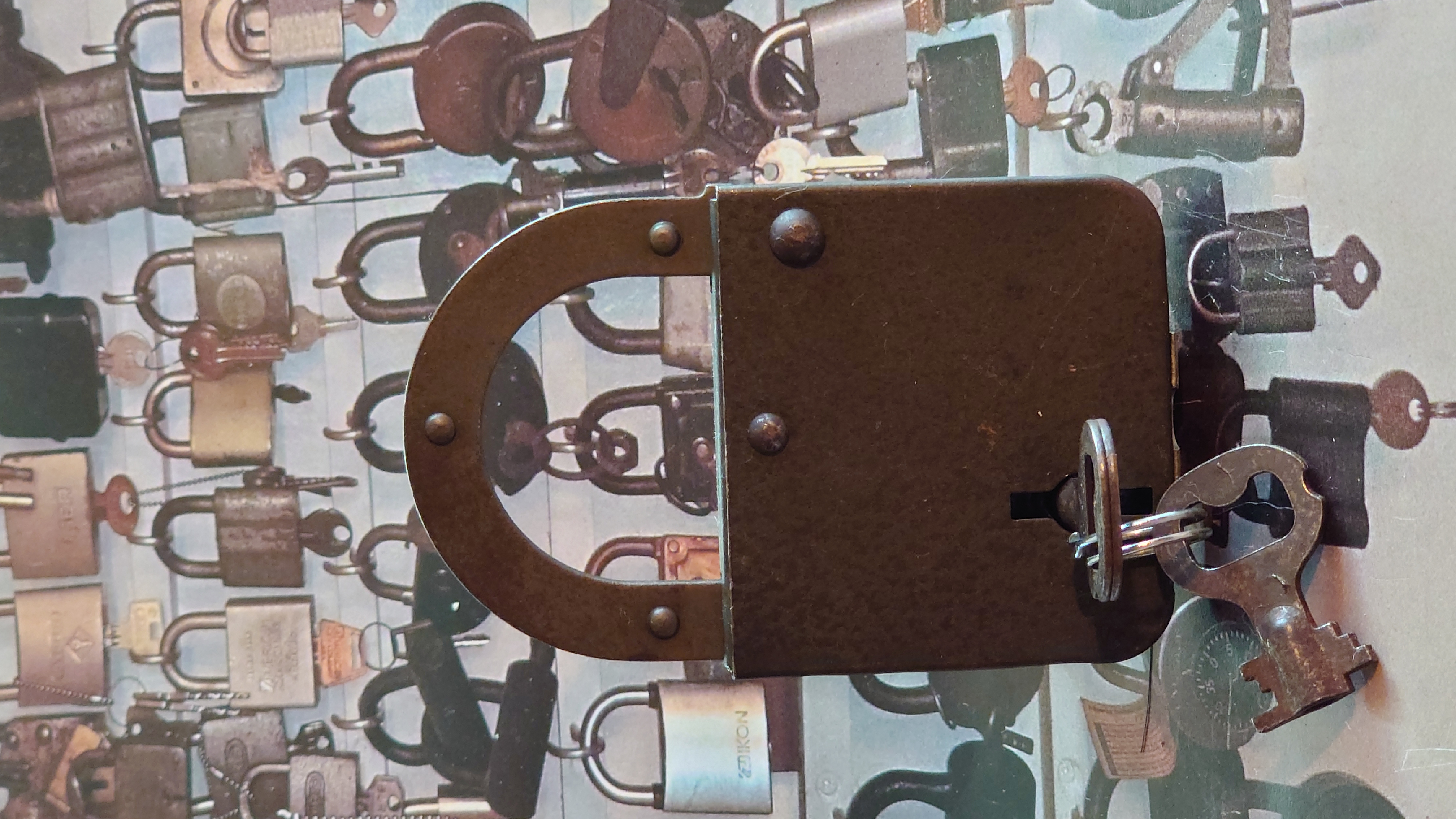 SEO Friseur 𝔄𝔯𝔱𝔥𝔲𝔯 𝔅ü𝔥𝔩, 𝔄𝔯𝔱𝔥𝔲𝔯𝔪𝔢𝔦𝔰𝔱𝔢𝔯® Herr Arthur Bühl, kritischer Privatdetektiv aus der Hansestadt Hamburg, bereitet sich auf ein Interview mit der BILD et vor. Bei Babsi und Gina in Fuhlsbüttel wird ihm zuvor der Vokuhila geschnitten. Herr Arthur Bühl wurde schon in der BILD et als " Herr der Schlösser " beschrieben. " Ein bisschen Ruhe bitte " schreibt Jan Freitag von der TAZ. Er erwähnt auch eine Mustertür by Wendt. Es wird darin herumgeprökelt. Selbst Arthur Bühl, der weltbeste aus dem Lockpicker Mekka Hamburg, betreibt pures Understatement, weil er sein Schloss in nur 20 Sekunden " geknackt " hat. Charles Graeber von der Wired.com beschreibt in seinem Artikel Master Lock - Pickers do bottle Arthur Bühl " The Master of the Universe ", Arthur Bühl a private Detective of Germany open locks. Bühl`s Fabio - the - Barbarian Look stands out. He wins the Dutch Open and is now Master of the Universe. The people cry: " Arthurmeister ! booms Arthurmeister ". Mark Webber Tobias, the Author of Locks, Safes, and Security, a Police Reverence, say: Arthurmeister, that ist beautyful. " Open ! " sagt Arthurmeister ", offen ist gut, schneller offen ist besser ". " Beer !" Arthurmeister booms back and a new Champion is born. Die Welt berichtet: " Die Kunst, Schlösser ohne Schlüssel zu öffnen ". Vereinsmitbegründer und Vizepräsident Arthur Bühl trägt seine Leidenschaft schon auf der Krawatte. Sie ist rot mit gelben Schlüsseln drauf. Intern wird er ehrfürchtig " Meister Arthur " gerufen. Er hat es zum siebenfachen Deutschen Meister in verschiedenen Disziplinen geschafft. Er pickt seit der Kindheit. Sein erstes Trainingsobjekt war sein Spardosenschloss - Ein klassischer Einstieg… . Die Slate berichtet über Arthur Bühl als Lockpicking Legend. Es gibt einen Artikel Tool for Picking and Decoding by Stasi, CCC, Vortrag Berlin. Amateur Hour berichtet: Arthurmeister has " The Master Touch ". Bei den Kaba Day `s im Europa Park Rust schreibt die Pressebox: auf großes Interesse der Teilnehmer stieß auch die praktische Vorführung von Steffen Wernéry und Arthur Bühl, die gängige mechanische Schließzylinder ohne Schlüssel zerstörungsfrei öffnen. Meist in Sekundenschnelle. Auch die Chemnitzer Zeitung " Freie Presse " hat über das Lockpicking und Arthur Andreas Bühl alias Arthurmeister berichtet. Dwight Perry schreibt: Arthur Bühl has good hands ! In der Philalocksmith wird Arthur Bühl auch als Lockpicking Legend betitelt. Es gibt auch einen Beitrag, 360 Meridianos. In der Datenschleuder, CCC, wurde über ihn als Sympathieträger berichtet. Veröffentlicht unter Linkedin, Xing, Google Panel, Twitter X. In der Vitrine von Arthur Andreas Bühl, Arthurmeister® sind Schlösser, Padlocks, von ABUS, BKS, CES, DOM, EVVA, Assa Abloy, Z Ikon, Kaba, Keso, ASSA, Winkhaus, Wilka, Trelock, Schmelting, Bode Panzer, Ancor Las, Drumm Geminy, Xylock, SEA, Medeco, Mul-T-Lock, Cut away, ABUS Granit, Pfaffenhain, E*S, ESS, Nemef, BAB, Babelsberg, Stasi, Diskus, WMF, Tesa, Noch, Vachette, Cisa, Wally, Rielda, Mottura, Viro, FAI, GeGe, Fichet, Bode Panzer, Tresor, Bramah, Protector, Braun`s Patent, Walomatus, Arolds, Combination Lock, Yale, Master, American Lock, Tubular, China, Indien, Aligarh, Nepal, Thailand, Zahlenschlösser, Himmelsschlüssel und noch vieles mehr, vorhanden. Alle Schliesszylinder sind Übungsmaterial für das Lockpicking. Schlagschlüssel und so vieles mehr, sind auch dabei. Auch der Sputnik. Verschlagwortet mit: ♥ Vokuhila, Friseur ♥ Schwäbischer Hengst, Zwetschgen Heini, Bühl er, Zwetschge, Google Earth, Mittelpunkt der Welt, Martinameisterin, Cartomanze, Scholischek, " HIGH NOON ! ". ♥ Parole Emil ! SEO Mr. Smitz und Jukebox, Grafik Banner erstes Sign, ist dann bei allen anderen auch so. Änderungen können gemacht werden.