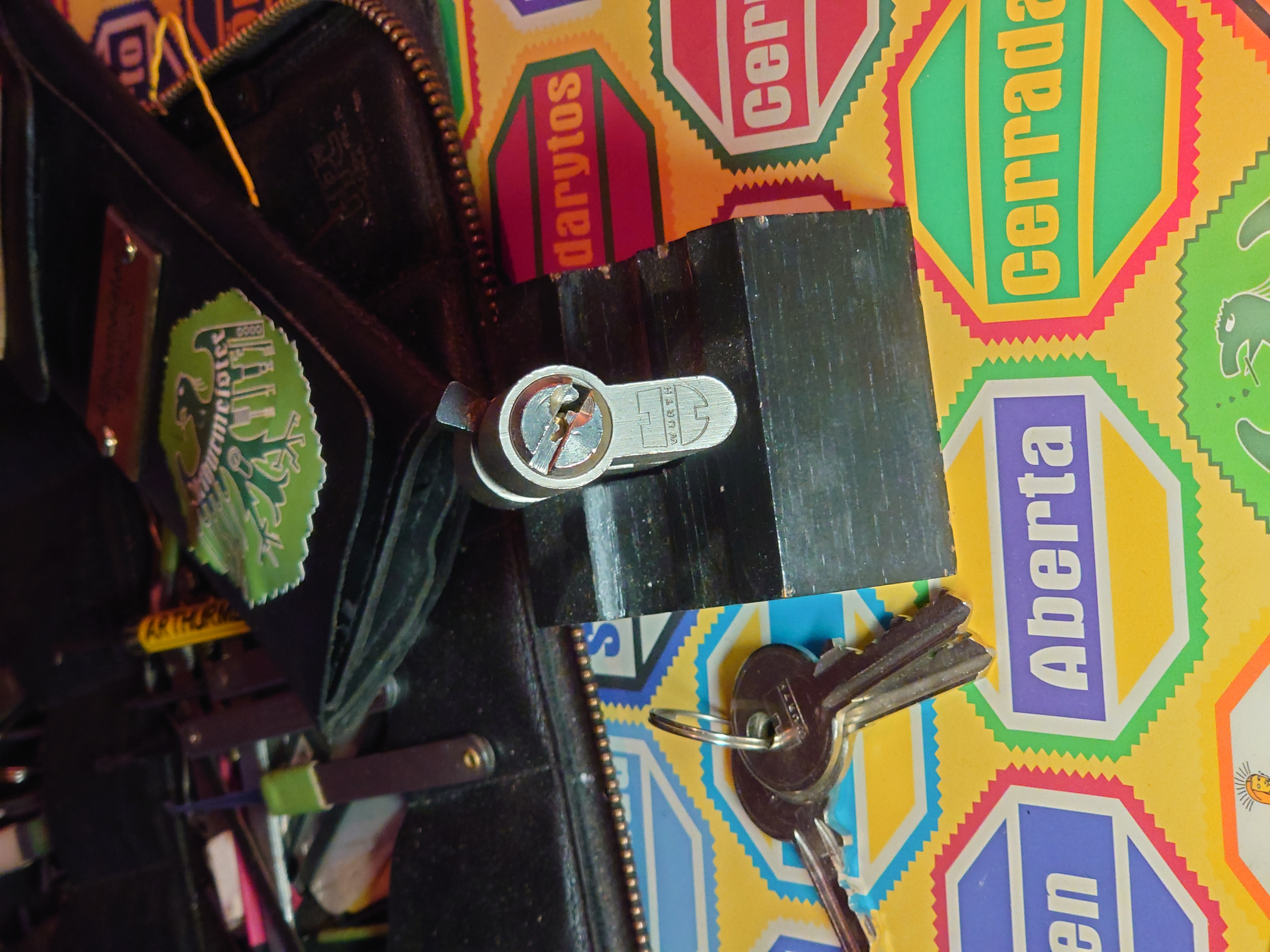 SEO Jahrgang 1961 ♥ 𝔄𝔯𝔱𝔥𝔲𝔯 𝔅ü𝔥𝔩, 𝔄𝔯𝔱𝔥𝔲𝔯𝔪𝔢𝔦𝔰𝔱𝔢𝔯® Arthur Bühl, Jahrgang 1961, Detektiv aus Germany, Im Dienste der Wahrheitsfindung unterwegs, betreibt in seiner Freizeit Lockpicking aus Leidenschaft. Der mehrfache Deutsche Meister wird in der WIRED als " Master of the Universe " betitelt. In der BILD et ist der Artikel " Herr der Schlösser " abgedruckt. Im Hasenstübchen - Fuhlsbüttel, am Hasenberge, Santa Fu, wird gefeiert. Arthurmeister® stellt seinen Leporello " Der Aufmacher " vor. Der Stammtisch grölt " OFFEN ". Scholischek, Rudi, Heike I, Noagerlzutzler, Arthur und Joe Asberry, der alte NBA ler, prosten sich zu. Arthurmeister`s Jukebox auf YouTube spielt Pointer Sisters - Slow Hand ! ♥ Beim Tanzen ruft die Cartomanze " Ey du Sympthieträger ♥, komm mal her " ! Verschlagwortet mit: Arthur Bühl, Arthurmeister® Arthur ♥ Schwäbischer Hengst, Buhl, Zwetschgen Heini, Artur, Buehl er, Zwetschge, Made in Germany, Born 1961, Sympathieträger, Google Earth, Mittelpunkt der Welt, Pflaumen, Arkadasch, Datschi, ♥ Martinameisterin, Cartomanze, Scholischek, " HIGH NOON ! ", ♥ ♥ Vokuhila ♥ Parole Emil ! Verschlagwortet mit: Bühl er Zwetschge, International Lockpicking, Google Earth, Earth Song, Schwäbischer Hengst !