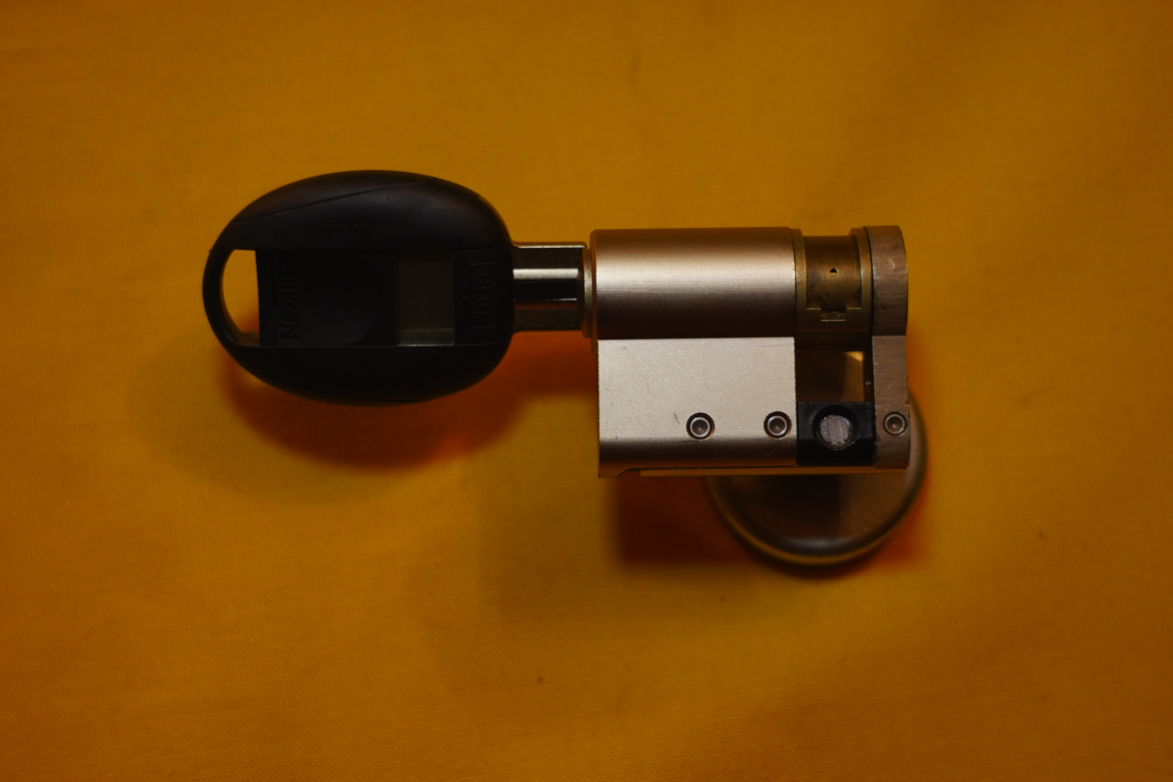 Arthur Bühl, Arthurmeister ®,Lockpickerherz ® Schlossherz ®, Pornomeister ®, neuer SEO Text für 2025 12.00 Mittags im Hasenstübchen. Basketball Bouncing Joe Asberry schreit: Prost ! Die Glocke kingelt ! In Arthurmeister`s Jukebox im Hasenstübchen spielt: Slow Hand von den Pointer Sisters. Ferrari Rudi sitzt am Tresen. Anstatt Helbing trinkt er heute Underberg. Pelle und Heike I machen Stößchen. Justamente klingelt das Telefonino. Der Hannenberger lacht zu Bouncing Joe Asberry: Ich wette mit Dir: Da ruft unser Freund Mr. Smitz vom Playboy an. Arthurmeister geh endlich ran. Die Glocke klingelt. Yes Mr. Smitz, yes, yes Mr. Smitz. Yes great, you know. Yes, yes we have a Party. Yes, yes. Ja: Angela Merkel, die kennen wir. You know: " Bundeskanzlerin ". Giovanni ruft: Bella Donna: Signora Merkel is the CEO of the world. Yes, Yes Mr. Smitz, i will look about her Memoiren. Oh Mr. Smitz ? Her Biographie with her Signature ? OH, Mr. Smitz mit Widmung ? Das wird nicht einfach ! no easy, you know ! Da muß die Glocke aber ein ganzes Wochenende läuten. Prost. Helbing. Yes Mr. Smitz, hands on the heard, you know, difficult ! Arkadasch !!! Smitz U.S.A. braucht die Memoiren von Angela Merkel signiert mit dem Text: Für Mr. Smitz from the Playboy ! Also pass auf: Dein Schwippschwager ist doch Aufsteller bei der Messe. Ja, Buchmesse. Dort hält die Merkel eine Autogrammstunde. Der soll sich dort anstellen mit seinen Kumpani. Ja, der Smitz läßt hier die Glocke läuten. Das gesamte Wochenende. Hannenberger gibt das Passwort: Freibier, Freibier ! Die Glocke läutet jetzt: Helbing ! In Arthurmeister`s Jukebox spielt: The Tramps - Disco Inferno - Orginal Longversion Tony Mendes ! Basketball Bouncing Joe swingt mit dem Kopf mit. Jetzt meint Arkadasch: Oh meine Kumpani trauen sich nicht zu Dr. Angela Merkel. Die haben Angst vor Ihr. Kein Autogramm heißt kein Freibier. Droschkendieter !! Du fährst jetzt zur Buchhandlung, holst drei Biographien von der ollen Merkel, fährst weiter zum Kujau ! Ja, der hat dem Heinemann vom Stern, Hamburg, gefälschte Tagebücher verkauft. Der soll dir in ein Exemplar die Unterschrift der Merkel und die Widmung reinmalen. Sag ihm viele Grüße vom Arthurmeister und Parole Freibier, Freibier ! Dann malt der es dir sofort. Der kann das freudigst. Und sag ihm, das sei für Smitz, Amerika. Aber diesmal soll er keine rosa Tinte verwenden. Dann kommst du wieder her und wir alle unterschreiben das zweite, dann fährst du geschwind rüber nach Fuhlsbüttel, drängelst dich am Luftfrachtschalter vor, läßt die Bücher verpacken und paßt auch auf, das die auch tatsächlich im nächsten Flieger in die U.S.A. reisen. Dann hat er die Bücher, quasi wenn der Flieger landet. Sag denen: Parole: Freibier, Freibier ! Arthur und wozu das dritte Buch ? Du Depp, wenn beim unterschreiben vom zweiten Buch einer draufkotzt oder ein Brandloch reinmacht dann haben wir Ersatz ! Und diesen legen wir dann hinter den Tresen ins Regal und tuen so als hätten wir es gelesen. Es reicht das wir Frau Bundeskanzlerin mit guten, besoffenen, nicht ausgeklügelten, dummen, peinlichen Ratschlägen beraten haben ! Punkt. In Arthurmeister´s Jukebox spielt: Lady von Kenny Rogers. Sir Waschi hat gleich CHARLIE RICH - The most Beautifull Girl in The World, gedrückt. Die Stimmung ist gut. In der Jukebox spielt mittlerweile Aloe Blanc - I need a Dollar. Die Stimmung ist fantastisch ! Jetzt steigert sich die Stimmnung noch als der Nachläufer Roberto Blanco - Caramba, Caracho ein Whiskey, Carambo Caracho ein Gin, verflucht Sacrcameto Dolores und alles ist wieder hin ! In Rio de Janeiro… drückt. Der Noagerlzutzler drückt Roberto Blanco - Der Puppenspieler von Mexico und räumt Gläser ab. Hannenberger reicht schon einmal den Himmelsschlüssel ! Schwerti fragt: Mastertouch und wenn der Dir auf die Schliche kommt ? Du Depp, was glaubst du wenn der erfährt, daß er einen orginalen Kujau, dem Tagebuchfälscher hat, dann läuft der durch Beverly Hills und gibt damit bei jedem an, als sei er The Greatest. Und Du weißt: Die Schriftsachverständigen vom Stern oder von der Bild et und der Heinemann brauchten Monate bis sie diesen Betrug mit dem Verkauf der Tagebücher erkannt haben. In Arthurmeister`s Jukebox spielt: Calvin Harris & Sam Smith: Promises ! und es wird mitgesungen. Das Droschkendieter dann doch nur beim Papierfuzzy im Copy Shop neben an war ? weil der Kujau besoffen war ? Quatsch, kalter Kaffee, der Smitz verhöckert das Buch an Rockefeller. Was glaubst du, warum die Parole Freibier Freibier lautet ? Wir sind hier nicht bei der Wohlfahrt. Ferrari Rudi macht Ralala: Sonntag ist Formel I in Indianapolis. Denkt dran: High Noon ist dann morgens 07.00 Uhr. Die Glocke läutet ununterbrochen. Freibier, Freibier, Freibier, Parole Freibier. Let Michael pass for the Championship ! Das gesamte Hasenstübchen tanzt und platzt aus allen Nähten. In der Jukebox spielt James Last und Orchester: T.S.O.P The Top Sound of Philadelphia ! Prost, Prosit und Stößchen ! Der Hannenberger sieht zufrieden aus. Taged with: Bühler Zwetschge, Bühl Wappen, Zwetschgenhengst, Zwetschgenfest, Meister, Arthur Andreas Bühl, Privatdetektiv. Arthurmeister007@gmail.com