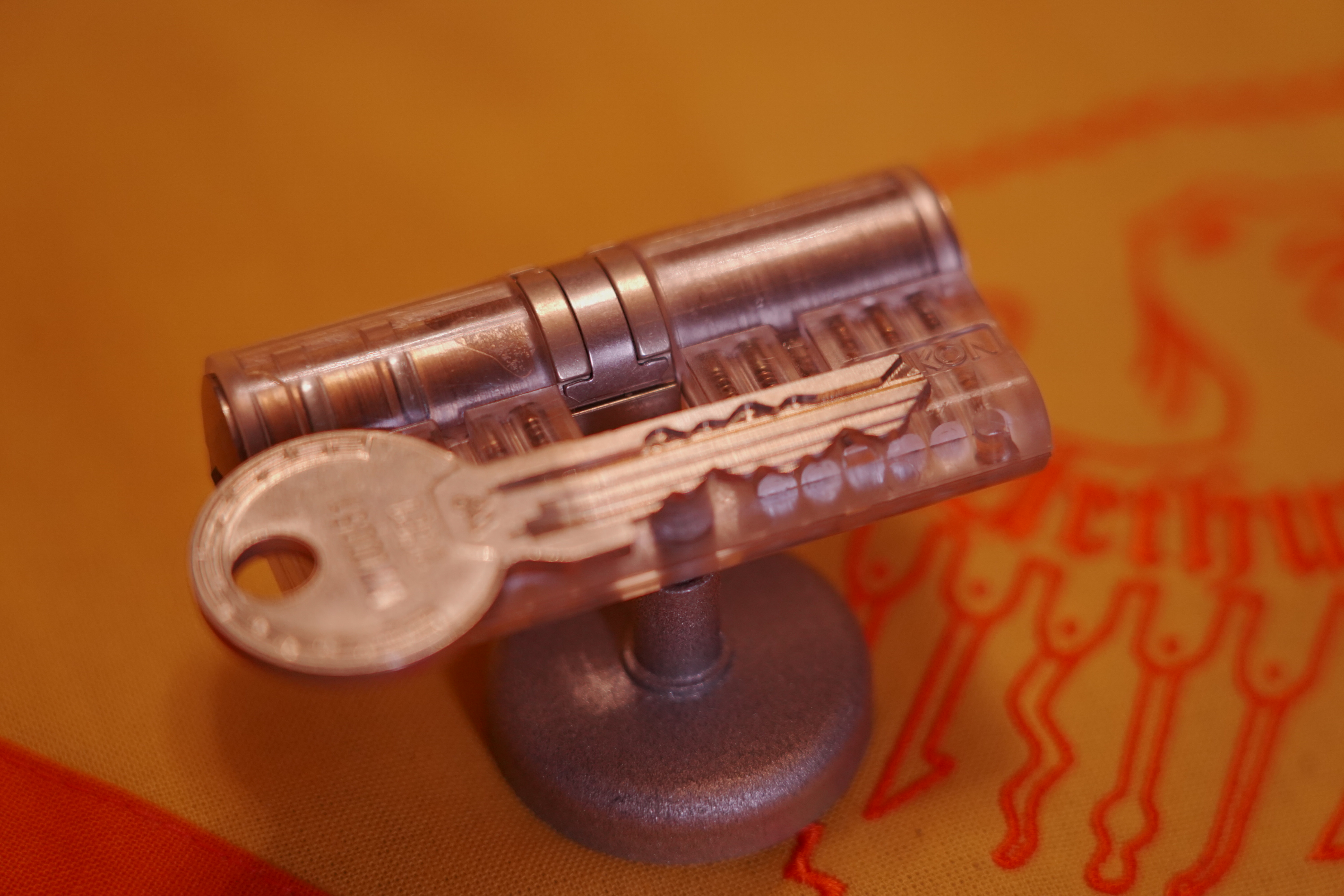 SEO F1 Rudi: ♥ 𝔄𝔯𝔱𝔥𝔲𝔯 𝔅ü𝔥𝔩, 𝔄𝔯𝔱𝔥𝔲𝔯𝔪𝔢𝔦𝔰𝔱𝔢𝔯® Arthur Andreas Bühl, Detektiv und Sympathieträger ♥, Made in Germany, Jahrgang 1961 aus Baden - Württemberg stellt seinen Leporello " Der Aufmacher " vor. Arthurmeister`s Jukebox im Hasenstübchen by YouTube, spielt Pointer Sisters: Slow Hand ! Am Tresen wird Helbing gekippt. Die Lockpicker am Stammtisch trinken nach jeder Öffnung ein Pils, manche auch Weizenbier ! Der Scholischeck nörgelt, weil er kein Padlock öffnen kann ! Ferrari Rudi brüllt: Martina die F1 Saison beginnt. Wir fliegen zum Hockenheimring ! Der Hannenberger sagt: Ich will auch mit ! Martina schreit: Minardi, wir gewinnen nie. Minardiiii, wir gewinnen niiiie. Und der Alex Young darf auch nicht mit. Can not drive ! Verschlagwortet mit Buehl, Buhl, Rotkäppchen, Zwetschgenhengst, Bühl er Zwetschge SEO für heute: Arthur Bühl, Arthurmeister® Arthur ♥ Schwäbischer Hengst, Heini, Zwetschgen Hengst, Buhl, Artur, Buehl er, Zwetschge, Made in Germany, Born 1961, Sympathieträger, Google Earth, Mittelpunkt der Welt, Pflaumen, Arkadasch, Datschi, ♥ Martinameisterin, Cartomanze, Scholischek, " HIGH NOON ! ", ♥ ♥ Vokuhila, Friseur ♥ Parole Emil !